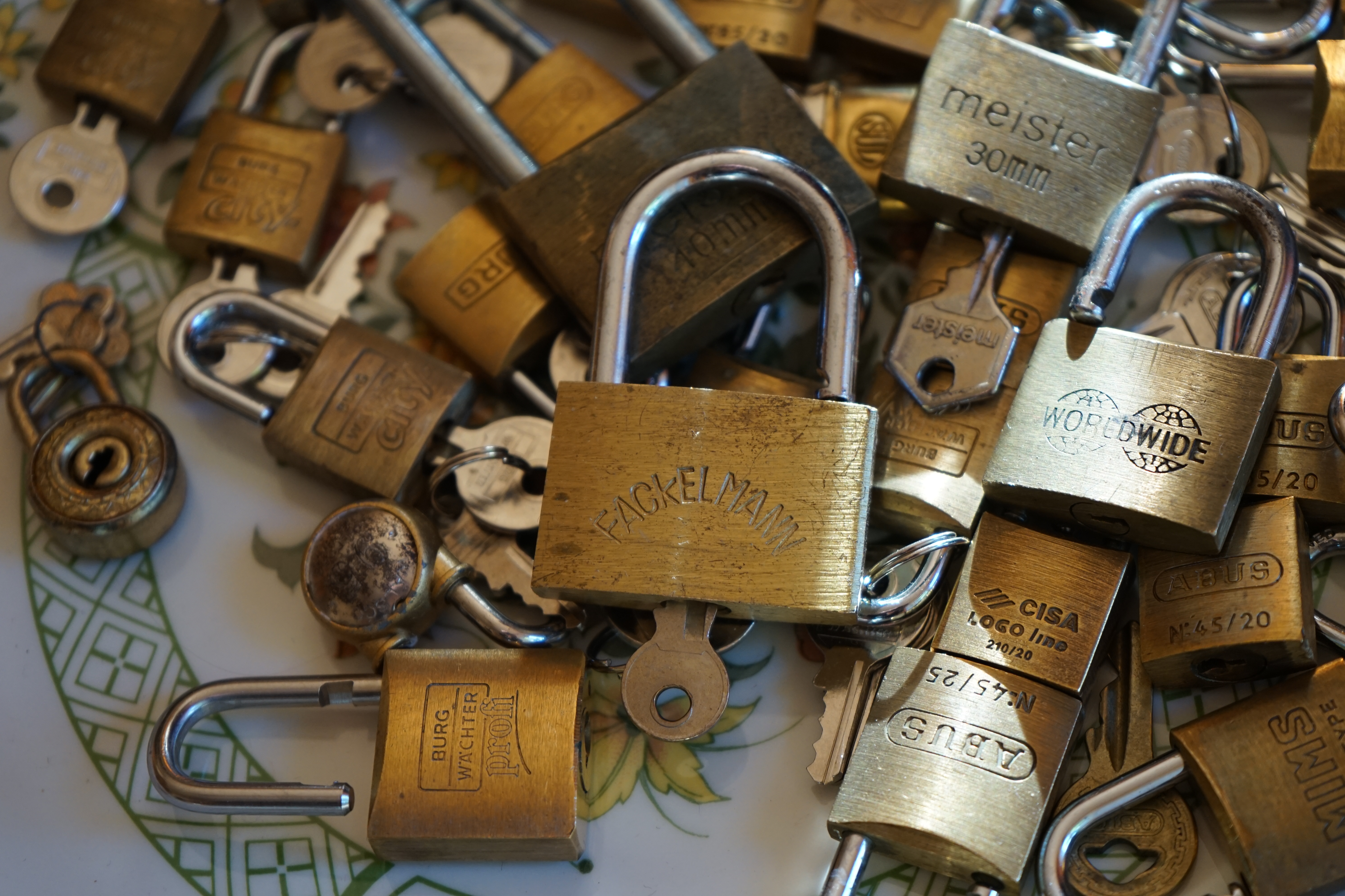 Bühl Arthur Andreas, Arthur meister ®,Lockpickerherz ® Schlossherz ®, Porno meister ®, Bühl, Arthurmeister ist Lockpicker aus Leidenschaft. Der erste Erfolg: Das zerstörungsfreie Öffnen seiner Spardose. Sobald er einen Draht biegen konnte, öffnete er auch Bartschlösser. Bei Fahradschlössern: Es ist einfach ein lüsternes Gefühl wenn es schnappt. Bühl fing nun an eigene Dietriche zu biegen. Mit Hilfe vom Nachbarn Mendel, Tischler aus Asperg, lernte er auch Tricks wie Türen generell schnell geöffnet werden können. Der Mendel half Arthur weitere, härtere Dietriche herzustellen. Diese Sperrzeuge wurden dann im Burggraben der Festung Hohenasperg auf ihre Tauglichkeit getestet. Und auch beim Lockpicking verhält es sich so wie der Amy in den Patsch Barracks schwätzt: learning bei doing und verschenkte ein Pickset. Mit solchen Pick`s lassen sich Zylinderschlösser zerstörungsfrei öffnen und auch flippern. Gerne ließen sich Vorhangschlösser picken; nein besser pflücken. Seit dieser Zeit häuft Bühl, Arthurmeister Schließzylinder und Vorhängeschlösser an. Er sammelt Schlösser der Marken ABUS und BKS. Auch besondere Öffnungswerkzeuge, auch einige von der Stasi lassen sich hier bewundern. Später schulte er dann zusammen mit Steffen Wernèry, ehemaliger Pressesprecher vom Chaos Computer Club, Behörden, Industrievertreter, Feuerwehren und natürlich auch Leute im Hasenstübchen am Stammtisch. Taged mit: Spiel nicht mit den Schmuddelkindern ! Zieh-Fix knacken E-Pick Porno Meister Schlossporno Taged with: Bühl Wappen, Bühl Fahne, Bühl Aufnäher, Bühl Patent Urkunde, Arthurmeister Patent Urkunde, Zwetschgenhengst, Zwetschgenfest, Meister Arthur, Bühler Zwetschge Arthur Bühl, Privatdetektiv aus Hamburg.