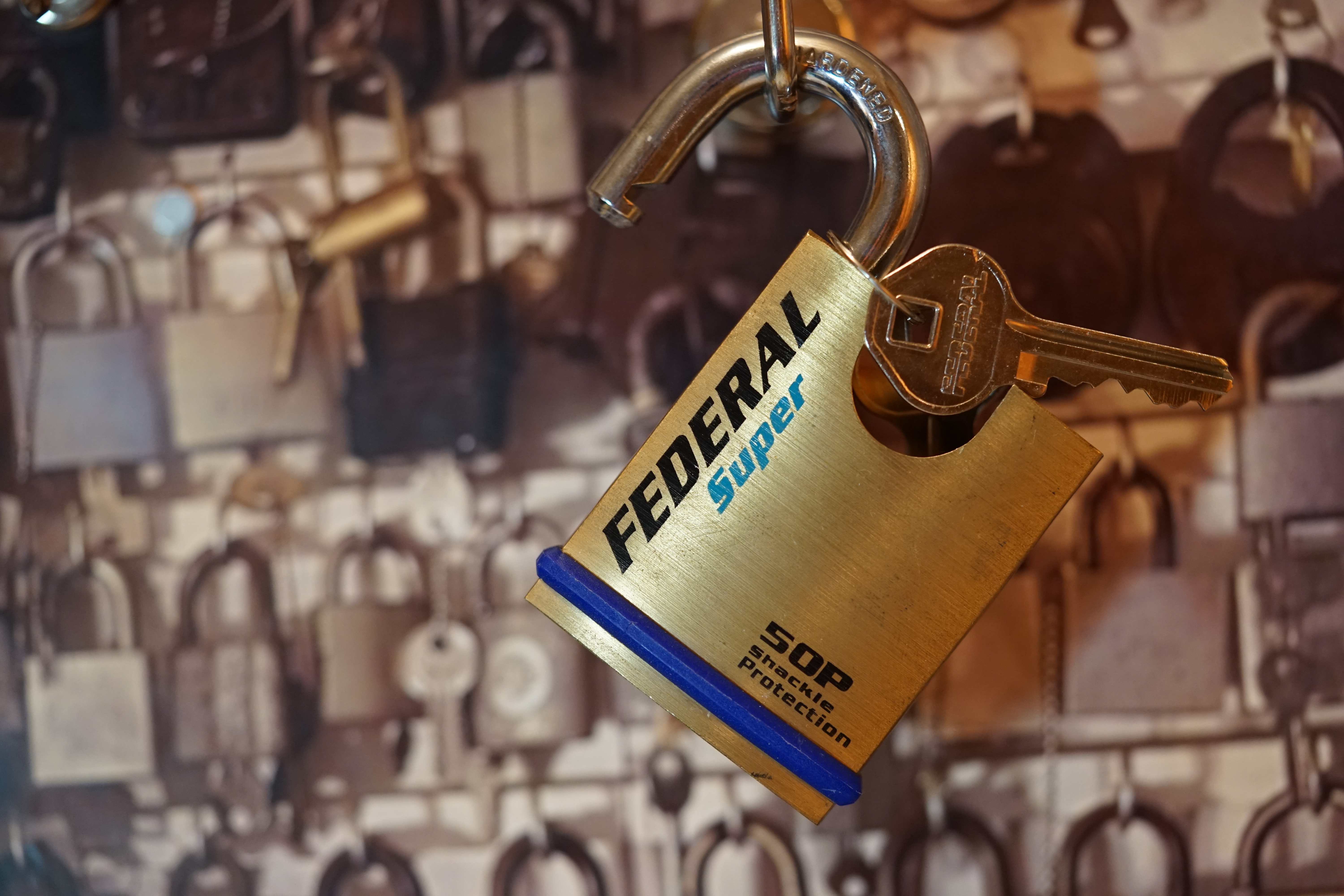 Arthur Bühl, Arthur meister ®, Lockpicker herz ®, Schloss herz ®, Porno meister ® Der Ballon d'Or wird auch beim Lockpicking vergeben. Seit der Gründung 1997 der Sportsfreunde der Sperrtechnik wird der Ballon d'Or jährlich verliehen und gilt als eine der prestigeträchtigsten individuellen Auszeichnungen im Lockpicking: KI-worldwide.de, powerd by Arthurmeister ® Carsten Jasner, MUT PROBEN ! Das Leben ist tödlich. Aber es muß nicht sterbenslangweilig sein. In diesem Buch werde ich ab Seite 139 in dem Kapitel: Mut zur Lücke, Loch im Tresor. Todsichere Systeme und wie man sie knackt wie folgt beschrieben: Ein Mann mit Pferdeschwanz sitzt hoch konzentriert am Werktisch. Sein Blick ist ins Nichts gerichtet. Für das was er tut, braucht er seine Augen nicht, er sieht mit dem kleinen Stahlhaken zwischen seinen großen Fingern, mit denen er sich einen Weg in das Schicherheitsschloss bahnt. Er gleitet in die ölige Innenwelt, ertastet Wände, Widerstände, Ausbuchtungen. Er fühlt schließlich die genaue Position der Stifte, rastet einen nach dem anderen ein. Diese Momente, sagt der Zweimeter mann, seien " Vorboten zum Orgasmus " ! Arthur Bühl, von seinen zahlreichen Bewunderern " ARTHURMEISTER " genannt, ist einer der Besten bei den Sportsfreunden der Sperrtechnik, einem Verein in dem sich bundesweit rund fünfzehnhundert Mitglieder in sechzehn Ortsgruppen treffen, um in ihrer Freizeit Schlösser zu knacken. Ins Leben gerufen hat den Verein Arthur Bühl und sein Freund Steffen Wernèry, ein Mitbegründer des Caos Computer Club. Digital hacken oder analog knacken - für Wernèry gibt es da keinen Unterschied. Hier wie da treibt ihn der rebellische Reiz, Lücken im System zu finden, die Verkäufer als todsicher preisen. " Doch sicher ist nur, daß alles aufgeht " ! Dafür sort die Lust, die jeder kennt: Schatzkammern zu betreten, Geheimnisse zu entschlüsseln, Widerstände zu überwinden, Verbotenes zu tun, sich Zugang zu veerbogenen Ecken und Winkeln zu verschaffen. Die " Sportsfreunde " treibt diese Lust seit ihrer Kindheit um. Wernèry bog mit zwölf Jahren seinen ersten Dietrich aus einem Kleiderbügel und sperrte seine Lehrer ein. Der kleine Arthur bekam eine Ahnung von seinem Talent, als es ihm gelang, die Spardose schlüssel - und zerstörungsfrei zu entriegeln. Heute triumphiert er als mehrfacher Deutscher Meister im sogenannten Lockpicking, dem Öffnen von Schlössern unter Wettkampfbedingungen. Immerhin siebenundsechzig Jahre lang war das erste Sicherheitschloss der Welt tatsächlich ein Sicherheitsschloss. Der englische Tüftler Joseph Bramah, der so nützliche Dinge erfand wie eine Banknoten - Nummeriermaschine und eine Zapfanlage, die heute noch in britischen Pubs Bier in Gläser sprotzt, ersann 1784 ein Zylinderschloss, daß als unbezwigbar galt - bis 1851 ein professioneller Knacker nach sechzehn Tagen engagierten Stocherns das Ding öffnete. Dieser Akt war ein Schlüsselerlebnis in der Beziehung zwischen Mensch und Mechanik. Ein Sieg der lebendigen Sinne über ein sprödes System - zu einer Zeit, da die Gesellschaft sich dem stampfenden Rhythmus der Industrialisierung unterwarf und der Glaube an das Heil der Technik verdrängte. Lockpicking wurde zu einem populären Sport, der Helden schuf. In den dreißiger Jahren des 20. Jahrhunderts etwa gelangte ein Prister zu Weltruhm, weil er reihenweise sowohl als einbruchsicher gepriesene Tresore als auch " ausbruchsichere " Gefängnisschlösser entriegelte. " Der schwerste Schrank hat seine Schwächen, er läßt sich ohne Müh erbrechen " ! - diese alte Panzerknacker Weisheit hat nach wie vor Gültigkeit; sie hängt über den Köpfen der Hamburger Lockpicker. Arthurmeister braucht für handelsübliche Stiftschlösser, die fast jede Wohnungstür zieren, zwischen zehn Sekunden und fünf Minuten, je nach Hersteller. Bohrmuldenschlösser, die bei der Deutschen Post, auf Flughäfen und in Atomkraftwerken verwendet werden, sind vor ihm ebenso wenig sicher. Er nutzt dabei mechanische Ungenauigkeiten, winzige Spielräume, die sich bei der Herstellung nicht vermeiden lassen und zehnmal dünner sind als ein Haar. Ein paar Mal klickt es, der Meister dreht den Zylinder, streicht seine Haare zurück, steckt sich eine Zigarette an. " Tja " sagt er, " und wenn man dann das Schloss aufkriegt - das ist ein geiles Gefühl ! " Ich habe dann später den Jasner in Berlin angerufen. Bei dem Telefonat kam lediglich heraus er wüßte von dem Interview nichts mehr und wolle auch nichts mehr wissen. Da habe ich noch bemerkt, er hätte auf dem Lockpicking " Bunten Nachmittag " nicht so nerven brauchen, wenn er dann doch so einiges durch den " Tüddel " kriegt. Taged mit: Spiel nicht mit den Schmuddelkindern ! Verzwetschget mit: Bühl Arthur, Bühl Wappen, Bühl Fahne, Bühl Urkunde, Bühl Patent, Bühl Achteck open, Zwetschgenhengst, Zwetschgenfest, Meister Arthur, Bühler Zwetschge, Arthur Andreas Bühl, Detektiv, Privatdetektiv, Hamburg, Germany, Siegel, Ring. Arthurmeister007@gmail.com VereinsWiki Fandom