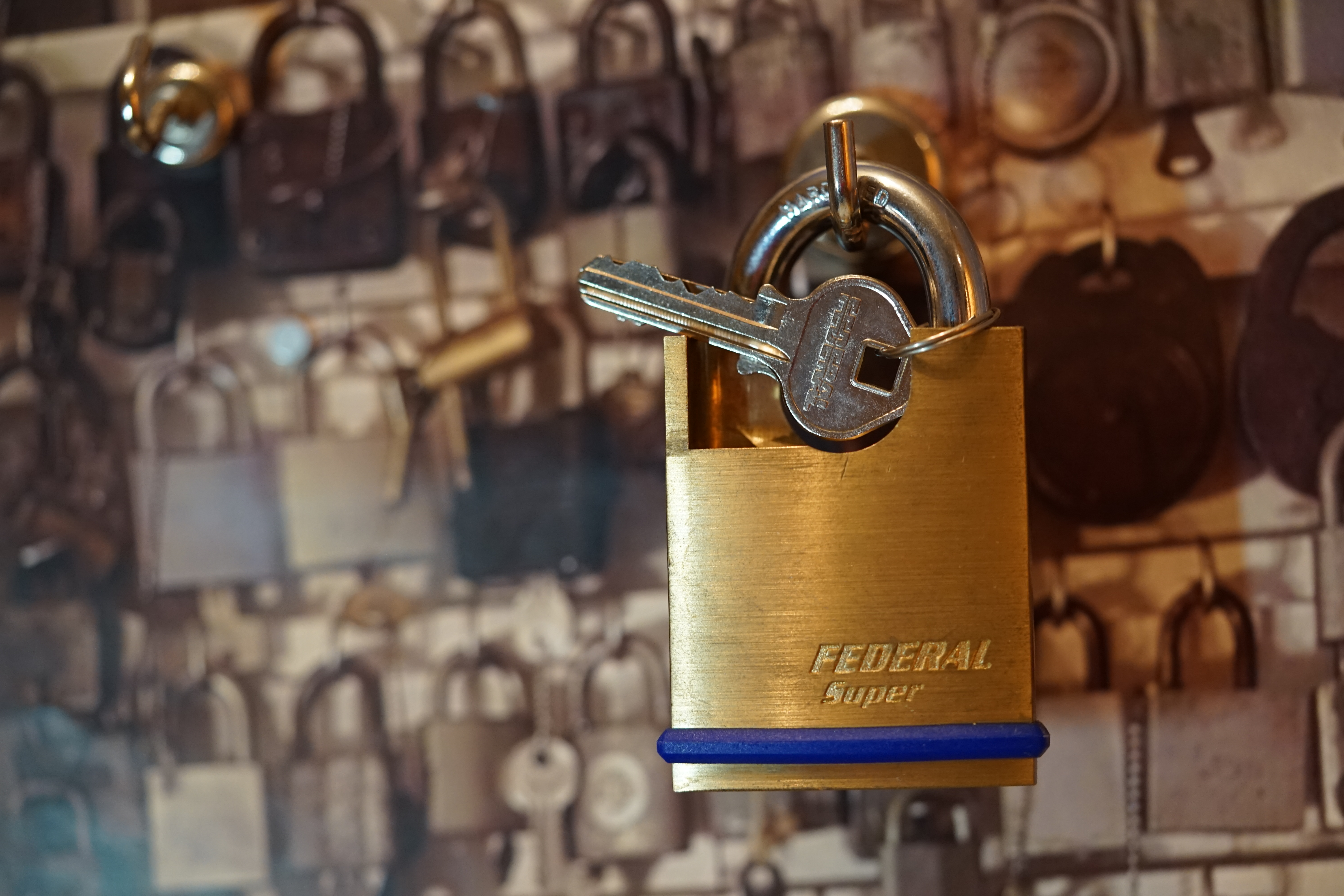 born 1961 Arthur Bühl, Arthur Andreas Bühl, Made in Germany, born 1961 in Stuttgart, arbeitet seit 40 Jahren als Privatdetektiv und lebt in Hamburg. Er ist als Detektiv Mitglied in nationalen und internationalen Berufsverbänden. Unter dem Künstlernamen " Arthurmeister " erklärt Arthur Bühl Lockpicking; das zerstörungsfreie öffnen von Schlössern und Schließzylindern. Der Ehrenkodex lautet: Öffne nur deine eigenen Schlösser. Fremde Schlösser dürfen nur mit Einwilligung des Eigentümers geöffnet werden. Herr Bühl wurde schon als Schlossknacker bezeichnet. Dies ist natürlich Quatsch, denn wenn man oder Frau z.B. ein Vorhangschloss knackt, so ist es kaputt und die Wettbewerber und Lockpickerkollegen können nicht mehr daran üben. Knacker benutzen einen Kuhfuß. Der mehrfache Deutsche Meister dagegen ein Pickset und es gilt: " Offen ist gut, schneller Offen ist besser ". Viel Spaß und Erfolg beim Üben. Von der Zeitschrift " WIRED " wurde Arthurmeister als Master of the Universe, betitelt. SEO für heute: Parole Emil ! Arthur Bühl, Sympathieträger.com, Präsident Pornomeister SARL. Die Anschrift lautet: Arthur A. Bühl, Postfach 605 145, 22 246 Hamburg. In der Vitrine von Arthur Bühl, Arthurmeister® sind Schlösser, Padlocks, von HKR, ABUS, Binoxx BUGA, BKS, CES, DOM, EVVA, FEFI, Assa Abloy, Z Ikon, Kaba, Keso, ASSA, Winkhaus, Wilka, Trelock, Schmelting, Bode Panzer, Comet, Ancor Las, Drumm Geminy, Xylock, EMKA, SEA, Medeco, Mul-T-Lock, Cut away, ABUS Granit, Pfaffenhain, E*S, ESS, Nemef, BAB, Babelsberg, Stasi, Diskus, WMF, Tesa, Noch, Vachette, Cisa, Wally, Rielda, Mottura, Viro, FAI, GeGe, K + K, Fichet, Bode Panzer, Tresor, Bramah, Protector, Braun`s Patent, Walomatus, Arolds, Combination Lock, Yale, Master, American Lock, Tubular, China, Indien, Aligarh, Nepal, Thailand, Zahlenschlösser, Himmelsschlüssel und noch vieles mehr, vorhanden. Alle Schliesszylinder sind Übungsmaterial für das Lockpicking. Schlagschlüssel und so vieles mehr, sind auch dabei. Auch der Sputnik. Verschlagwortet mit: ♥ Vokuhila, Friseur ♥ Schwäbischer Hengst, Zwetschgen Heini, Bühl er, Zwetschge, Google Earth, Mittelpunkt der Welt, Martinameisterin, Cartomanze, Scholischek, " HIGH NOON ! ". ♥ Parole Emil !