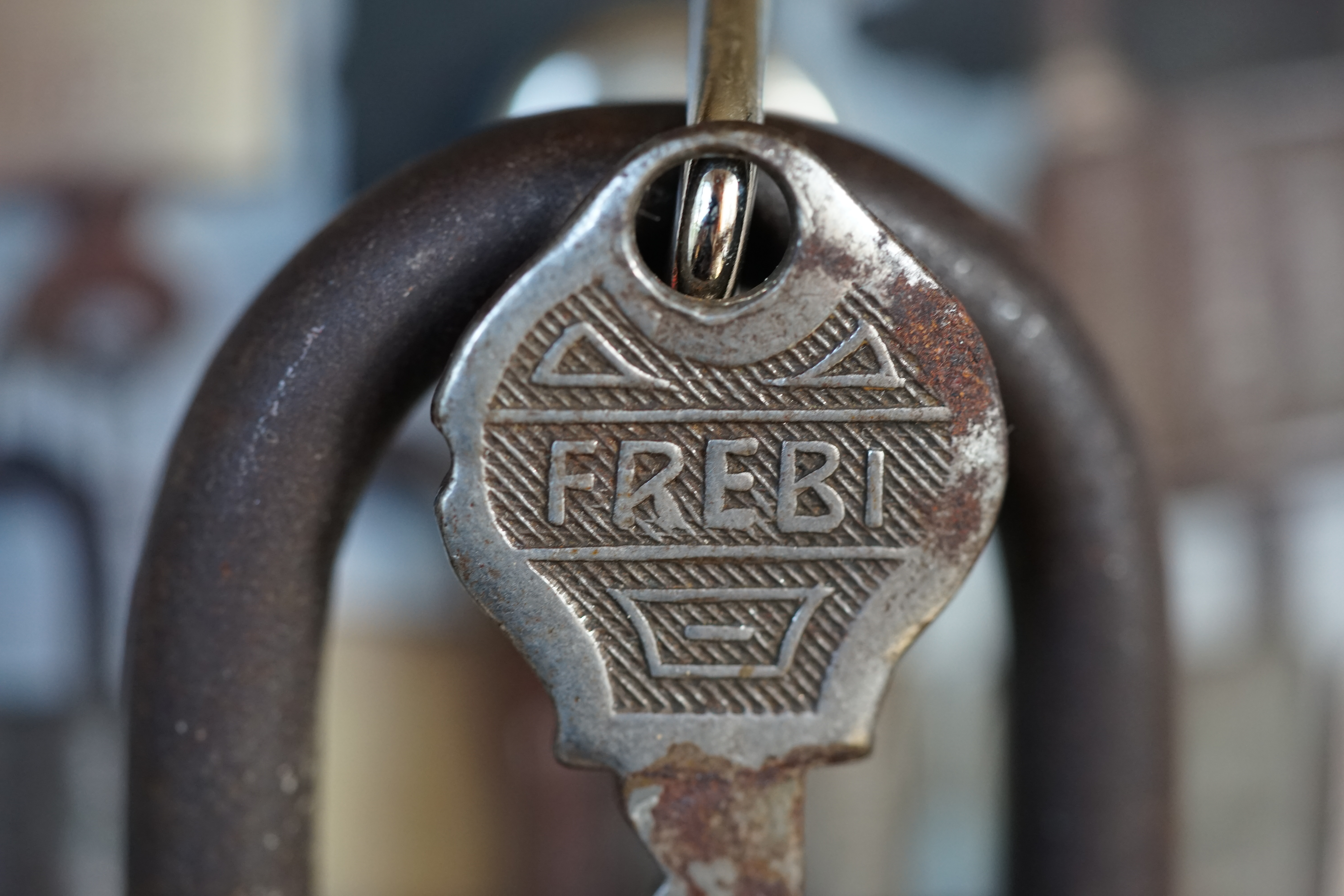 10.30 Uhr, High Noon im Hasenstübchen. Herr Arthur A. Bühl betritt das Hasenstübchen. Alle sind da. Martina, Heike II, Bouncing Joe Asberry und Schwerti sitzen am Stammtisch. Moin Arthurmeister, du alter einarmiger ®. Am Tresen sitzen Brilli - Ralf, Behördenmanni, Roswitha von Freitag, noch, Schneiderheinze und Schlosserklaus mit Heike I, Formel 1 Rudi, Boogie, Sir Waschi und der Gelenkbusfuzzy. Ganz hinten im Eck sitzen noch der HSV Ute, BMW Dedl und der Malermeister " Och ". Am Nebentisch stehen der Nachläufer, der Noagerlzuzzler, der Scholischek, der Stasi Meier mit seinem Freund Strigoy. Aus dem Hinterzimmer sind der Zigeunerschorsch, Giovanni, Lupo der alte Schmierlappen, Pino Frank, Maxam, auch ein deutscher Meister im Lockpicking, Ingo der Wirt von der Oberalster und Sammy der Wirt aus dem Dithmarscher, Schlüsselmichi und der Tschi, lautstark zu hören. In Arthurmeister`s Jukebox spielt " Slow Hand " von den Pointer Sisters. Hannenberger fragt: wie immer ! Arkadasch kommt vom Pissoir und schreit: Arthurmeister, du alter Sympathieträger und Aufmacher, mein alter Freund: wo hast Du denn den einarmigen ® her ? Sag es mir schnell ! Der Automatenpeter gibt eine Lokalrunde nach der anderen ! Er hat am einarmigen Banditen ® gewonnen und jetzt eine Glückssträhne ! Ich will auch solch ein Glück haben. Der ist vom Automaten nicht weg zu kriegen. Aber er solange einen ausgibt ! Den hatte ich noch vom Kujau stehen. Den zweiten einarmigen Banditen ® habe ich zu Mr. Smitz nach Beverly Hill`s, Hollywood, U.S.A. via Luftfracht in deren Bunny Hall liefern lassen. Das hat der Droschkendieter mit seinem Taxi bewerkstelligt. Prost, Stößchen, Salute ! Automatenpeter schreit lallend: Helbing für alle ! Das Hasenstübchen bebt. Sektchen, Stößchen, Prosit und Trallala ! Arthurmeister`s Jukebox spielt Dance Monkey. Der Hannenberger hat sich Heike I in Sachen Logistik Getränke nachlegen, hinter den Tresen geholt. Automatenpeter sitzt immer noch vor dem einarmigen Banditen ® und schreit: Glückssträhne ! Helbing für alle. Hannenberger läßt die Sektkorken knallen. Käppchen ! Die Jukebox spielt sheila B. Devotion, Spacer. Giovanni will aber Gianna Nannini hören. Mittlerweile sind Silkie, Marion und Ingrid hereinspatziert. Damengedeck und Ponyrunde ! Automatenpeter schreit: Helbing für alle ! Plötzlich tut es einen Schlag: Automatenpeter ist mitsamt seiner Helbingflasche vom Hocker auf den Hinterkopf geflogen. Hannenberger, der Objektleiter versucht zu helfen. Sofort geht ein Gerangel los: Der Strigoy, der Noagerlzuzzler und der Nachläufer schubsen sich gegenseitig weg. Automatenpeter stöhnt " Helbing ", versucht auf zu stehen. Alle drei wollen an den einarmigen ®. Da kommt Pelle Pelz von hinten und schreit: Bielefeld, Bier bestellt, Bielefeld, Bier bestellt, schnappt sich den Hocker und schafft es mit einer schlanken Drehung an den Banditen ®. Bielefeld, Bier bestellt. Ich will auch mal gewinnen. Arthurmeister`s Jukebox spielt lautstark sexy von French Affair. Be my lover, be my inspiration. You are so sexy, sex sex sexy, physical und logical temtation. No, no, no higher, higher, Bayby higher. Der Hannenberger und Heike I kommen mit dem nachschenken kaum nach. Jetzt hilft Niekole beim Abwasch. Angela hilft auch. Sammy vom Dithmarscher leert die Aschenbecher. Ingo kotzt in den Schirmständer. Das Hasenstübchen bebt. Schwerti der alte Versicherungsmathematiker aus der City Nord schreit: HMI, wir bezahlen nie ! ERGO heißen wir heute und bescheißen weiter die Leute. Sein Hocker wackelt bedenklich. Formel 1 Rudi krallt sich am Tresen fest. Der einarmige ® blinkt und Pelle gewinnt. HMI, wir bezahlen nie ! ERGO heißen wir heute und bekotzen die Leute ! Pelle schreit: Bielefeld, Bier bestellt. Der Rotamint, der blinkt. Rudi lallt: Scott Speed ! Die Ponyrunde macht Stößchen und Käppchen ! Arkadasch drückt sich an den Stammtisch und fängt ungefragt zu labern an: Arthurmeister, mein Schwippschwager hat eine Schwester und deren Freunds Cousin 2 ten Grades hat mir diesen Profilzylinder von Kale Kilit aus Istanbul mitgebracht. Kannst Du den zerstörungsfrei öffnen ? Der hat nämlich einen Wendeschlüssel wie Keso oder Kaba ! Arthurmeister spricht: Wie immer ! wenn der Schließzylinder von mir geöffnet wird, bleibt er hier am Stammtischaschenbecher ! Arkadasch murmelt. Arthurmeister entnimmt seinem Pick Set seinen deutschen Meister Taster und einen Spanner. Ruck Zuck ist das wehrlose Schloss geöffnet und liegt jetzt zerstörungsfrei auf dem Stammtisch. Arfthurmeister jells: OPEN ! Giovanni meint: aperto. Tschi schreit Ouzo. Bielefeld schreit: Helbing. Pelles Hocker beginnt bedenklich zu wackeln. Schwerti fängt wieder an zu pöbeln: HMI, wir bezahlen nie ! ERGO heißen wir heute und machen weiter fette Beute. Helbing für alle. Stößchen und Prosit. Joe, hier herscht auch heute Bouncing Verbot. Wir sind hier nicht in der NBA. Airball wirfst du zu Hause ! Giovanni hat sich durchgesetzt. Gianna Nannini dröhnt aus der Jukebox und zeigt ihre Titten. Tja, im Hasenstübchen achtet der Hannenberger auf 3 D. Justamente ruft Mr. Smitz aus dem Bunny Hall, Beverly Hills, Hollywood im Hasenstübchen am Hasenberge, an. Hannenberger ruft: Arthurmeister ! Mr. Smitz für dich am Telefon. High Noon Mr. Smitz, are you on party ? Yes, Yes, Arthurmeister. The einarmiger Bandit ®, the Slotmachine is arrived in our Rabbit House. All the Peoble will play the one armed ! What a fun. They are winning sempre. Fun, Fun ! What`s about with the Helbing Brother`s ? Oh, Mr. Smitz, there are a little drunk. What`s about the BILD et Uschi ? Uschi is on Reporter Tour on the Reeperbahn, the Kiez, you know ! I think Droschkendieter bring`s her later in the Hasenstübchen. He has tell, he will play the einarmiger ®. Uschi will have a Glücksträhne. What is Glücksträhne ? If you are winning sempre. The Jukebox is playing: Fading. Yes Mr. Smitz, i have the einarmiger Bandit ® patented by the Gouverment DPMA registerd ! Yes, Yes, for Arthur Bühl, President Pornomeister S.A.R.L. Im Hintergrund ist ein umkippender Barhocker und ein schreiender Pelle zu hören. Helbing, Freibier, Freibier ! Das Gerangel wer am einarmigen ® spielen darf geht von vorne los. Jetzt läßt Schneiderheinze die Glocken läuten. Käppchen, Stößchen, Prösterchen ! Im Hasenstübchen wird getanzt: Dance Monkey ertönt erneut. Pronto ! So Mr. Smitz: Good luck with the einarmiger ® and have a great winning time. And take greating to Harvey and to your President. No Mr. Smitz, I haven`t time, hier is party. Ende des Telefonats ! Das Hasenstübchen feiert. In der Jukebox erklingt: Haindling, Du Depp ! Fortsetzung folgt. Fandom Wiki Arthur A. Bühl, Detektiv aus Hamburg, Profilbild, Lockpicking, Danke Dr. Ulrich Morgenrot, Velbert, Schlüsselregion, Schlüsselfest in Velbert, Forum Niederberg, Schlossmuseum, Schlüsselfest, Schlossherz, Hans Schell Collection, Martina Pall, Graz, Austria, Park Hotel, Brauhaus, BKS, Heiligenhaus, Wilka Schließtechnik, Silca, IHK, KFV, Errebi, Beschlag, Hersteller, ABUS, Arthur Bühl, Arthurmeister ®, Schlosssammler, Bühl Wappen, Bühl Flagge, Bühl Urkunde Patent, BKS, Arthur Meister, Porno Meister, Wernèry, Profilzylinder, Juke Box Arthurmeister You Tube, Buehl Logo, Cutaway Cilinder, Pfaffenhain, Demonstration Lockpicking, Schliesszylinder, Holland, Toool, Rohlinge zur Impression, zerstörungsfrei ohne Schlüssel, Schlüsseldienst, Soultrain, Philysound, TSOP, Es fährt ein Zug nach nirgendwo ! Arthur Bühl.de, Sicherheit, Performance Künstler. TILT, Flipper, einarmiger Bandit, Bally Wulff, Rotamint, Mad Monkey - Slot Machine, Spielautomat Merkur, Casino, Monte Carlo, Jackpot, Merkur Sonne, Jubilee, ROL-A-TOP, Old slot machine, Love Meter, Jet play, Looping the Loop Fürst, Münzschleuder, Astoria, Orakel Automat, Multi, Super Multi, Booster, Toool Lockpicking, Australia, E - Bay, Mein E - Bay, Uliton, Profilzylinder, ABUS, Bremicker und Söhne, Vorhängeschloss, Vorhängeschlösser, Vorhangschloss, Einbausicherung Korf, Raucher, Jesusmaster, Hasenstübchen, bunter Nachmittag, SEO Geister, Web Tüv, Jägermeister, Bild et Uschi, Doublebrain, Präsident, KI Tüv, Stasi, DDR, Himmelsschlüssel, Urkunde, Katalog Stasi, Signatur Bühl, Token, Amerikaner, fälschungssicher, Sicherheitstechnik, DOM, Muster, Kneipe, Eckkneipe, Gastwirtschaft, Wirtschaft, Portacenere, Musterspuren, Tresor, Jord Knaap, Tresoröffnung zerstörungsfrei, KJS, Schlossherz, Lockpickerherz, Pornomeister, Lockpicking Herz, Notöffnung beim Bunten Nachmittag, Arthur Bühl und die Jukebox im Hasenstübchen, einarmiger Bandit, Merkur, Sonne, Nachtjäger, 08 15, Der Goldene Schuss, Ali Baba und die Wunderschlösser, Wunderino, Padlock Collector, Rotalok, Protector junior, Bühl, Art, Kunst, Künstler, Kataloge, BÜHL, Kunstwerke Deutschland, Kunstprojekt Artothek, Arte, Meisterarte, Artworks, Conny Veit, Zwetschgenstadt Bühl, Tipico Games, Casino, online, Spielothek, Slotmagie, Susi Live, Gutscheincode, Erwin, Freispiele, Novolino, FSK ab 18, Gewinnerlos, 0800 ruf nicht an, Spielautomatenwelt, Rock Ola, Wurlitzer, Seeburg, Bluray, Stingray.