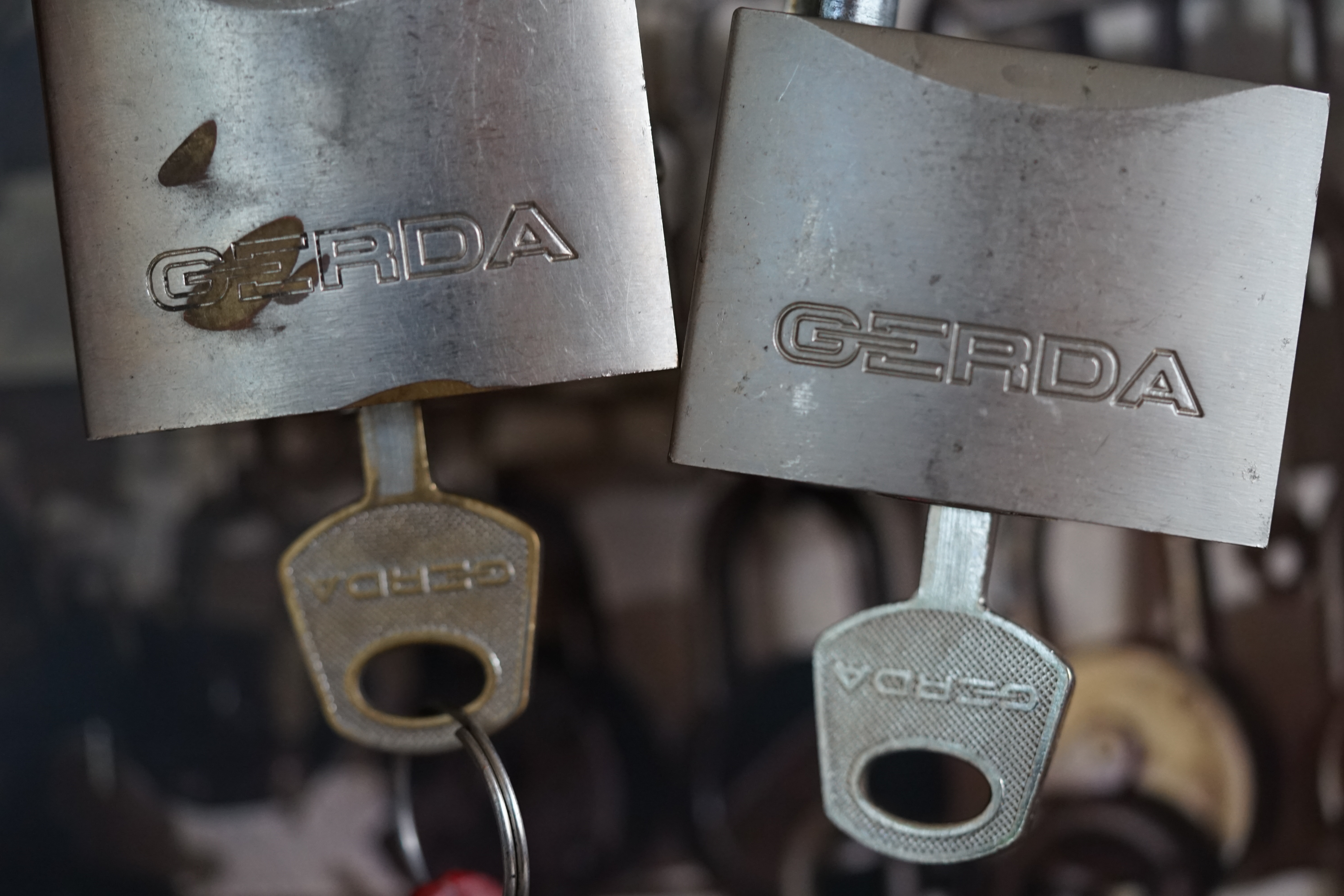 ARTHURMEISTER`s Jukebox im HASENSTÜBCHEN ( HAM ) Wohl dem, der den Schlüssel zur Jukebox hat und als " Sympathieträger " gilt ! " Der Aufmacher " hat absichtlich nicht alle Musikstücke aus der alten orginal Jukebox übernommen; denn einzelne Lieder mußten zu exzessiv ertragen werden. Bei Marianne`s " Er gehört zu mir " oder auch bei " Hu the fuck ist Alice " oder wer, was, wen auch immer, wurde zu oft der Drücker und der Presser gemacht. Diese Abspielliste wurde mit Hilfe meines gefertigten Himmelschlüssels und mit weiterer Hilfe der Helbing Brüder und des Stammtisches und der Stößchen`s gefummelt ! Allerdings ließ sich der Helbing - Tisch bestechen - je mehr Helbing - umso oder desto länger blieb die Box geöffnet ! YouTube, werbefrei. Nach zwei Runden Bier, leider kleine, wurde für unseren Lupo der Sound Knochen von der Zeltinger Band hinzugefügt. Das Abus Vorhängeschloss für den Lockpicker ♥ Stammtisch bringt er morgen. Auch Buongiorno bettelte. Nach zwei Runden Bier, leider kleine, hatte er uns überzeugt: Marcella Bella - Nessuno Mai ! Das Cisa Lucetto bringt er morgen. Jetzt bettelte der Arkadasch: Nach zwei Runden Bier, leider kleine, hatte er Erfolg: Cem Caraca & Die Kanaken - Mein Deutscher Freund ! Ein Kale Padlock bringt er morgen. Alles hierzu und vieles mehr dürft Ihr Lieben im " Leporello " und dessen Nachtrag auf Arthur Bühl de oder Arthurmeister.de lesen. LiBi`s gibt es unter Schlossherz.de anzuschauen. BILD et Uschi mit Parole Emil ! Arthurmeister`s Jukebox im Bunny Hall, B - Seite Einmal den Himmelsschlüssel aus der Hand gegeben. Der Stammtisch hat sofort eine Bass - Boom - Box, angeschlossen. Wie inner Disse ! Werbefrei. Mit Lichtorgel. Bouncing Joe und Schwerti drücken: Du wirst immer schöner ! Heike IV versucht sich an der Sportart Purzelbaum. Prost und Stößchen ! LiBi`s vom Lockpicking am Stammtisch sind unter Bunter Nachmittag, anzuschauen. Also: Viel Spaß ! und das Passwort lautet: Freibier Freibier ! Lautstärke ? " OFFEN ". Magic Fly. Arthur Buehl de oder Pornomeister de Arthurmeister`s Jukebox im Bunny Hall, B - Seite Einmal den von mir gefertigten Himmelschlüssel aus der Hand gegeben. Der Stammtisch hat sofort eine Bass - Boom - Box, angeschlossen. Mit Lichtorgel. Wie inner Disse ! Werbefrei. Jetzt ist Arthurmeister`s Jukebox auch drüben im Freibad zu hören. Bouncing Joe und Schwerti drücken: Du wirst alle Jahre schöner ! Heike IV versucht sich an der Sportart Purzelbaum. Prost und Stößchen ! LiBi`s vom Lockpicking am Stammtisch sind unter Schlossherz.de bei Bunter Nachmittag anzuschauen. Auf der Internetseite Lockpickerherz.de sind zerstörungsfrei geöffnete Schliesszylinder, auch von ABUS, zu entdecken. Die Box spielt den Klassiker: Slow Hand with the Master Touch von den Pointer Sisters. Auf der Webseite Pornomeister.de werden Cut Locks und andere Schnittmodelle gezeigt. Die Seite Arthur-Buehl.de, Detektiv aus Hamburg wurde ja schon ausgiebig im Hasenstübchen diskutiert. Also: Viel Spaß ! und weiter Stößchen und beim Lockpicking ein ruhiges Händchen. Das Passwort lautet: Freibier Freibier ! Lautstärke ? " OFFEN ". Magic Fly. Arthur Bühl, Sympathieträger und Detektiv aus Fuhlsbüttel ( HAM ). Für Musikwünsche ist Arthurmeister@Arthurmeister-Mastertouch.de zuständig. Parole: Emil ! Neues aus dem Hasenstübchen: Gestern war Bernhard da. ÖH, Sonderschule, Sonderschule Öh. Heike IV: Bernhard, warum hast du denn das große Standkreuz dabei ? Der Noagerlzuzler lallt: Der ist wieder aus Ochsenzoll abgehauen. Sonderschule ! SONDERSCHULE ! Schwerti: Was willtst DU ? Bier und Sonderschule, Sonderschule Öh. Hannenberger der Objektleiter: Sonderschule is nich im Hasen. Doch doch ! Öh Sonderschule ! Öh, jetzt Sonderschule. Nach zwei Rutschen Bier, leider kleine, hatte er uns überzeugt: Sondaschule ist jetzt in der Jukebox. Arthurmeister `s Jukebox im Bunny Hall B - SEITE ! Einmal den Himmelsschlüssel aus der Hand gegeben. Der Stammtisch hat sofort eine Bass - Boom - Box, angeschlossen. Wie inner Disse ! Werbefrei. Mit Lichtorgel !Bouncing Joe und Schwerti drücken: Du wirst immer schöner ! Heike IV versucht sich an der Sportart Purzelbaum. Prost und Stößchen ! LiBi`s vom Lockpicking am Stammtisch sind unter Bunter Nachmittag, anzuschauen. Also: Viel Spaß ! und das Passwort lautet: Freibier Freibier ! Lautstärke ? " OFFEN ". Magic Fly ! Arthur Buehl de oder Pornomeister de Neues aus dem Hasenstübchen: Gestern war Bernhard da. ÖH, Sonderschule, Sonderschule Öh. Heike IV: Bernhard, warum hast du denn das große Standkreuz dabei ? Der Noagerlzuzler lallt: Der ist wieder aus Ochsenzoll abgehauen. Sonderschule ! SONDERSCHULE ! Schwerti: Was willtst DU ? Bier und Sonderschule, Sonderschule Öh. Hannenberger der Objektleiter: Sonderschule is nich im Hasen. Doch doch ! Öh Sonderschule ! Öh, jetzt Sonderschule. Nach zwei Rutschen Bier, leider kleine, hatte er uns überzeugt: Sondaschule ist jetzt in der Jukebox. Arthur Bühl, Detektiv aus Hamburg ist Mitglied im Detektiv Verband BUDEG und an die IKD angeschlossen. Als Arthurmeister® erklärt Herr Bühl bei Behörden wie Fedpol, LKA Forensik, das Lockpicking ! Freunde ! spricht Arthur Bühl, Detektiv aus ( HAM ), und hebt den Zeigefinger: Ihr mit eurer künstlichen Intelligenz. Die muß trainiert werden. Wie der Stammtisch. Und die Schlagworte wie Arthurmeister ® bürgerlich Arthur Andreas Bühl ist mehrfacher Deutscher Meister im Lockpicking, müssen hinzugefügt werden. Arthurmeister öffnet Schließzylinder, Profilzylinder, Vorhangschlösser zersörungsfrei. Die Benutzung von E - Pick, Sperrzeug, Pickset, Schlagschlüssel sind natürlich erlaubt. Alle Dietriche und Werkzeuge die das Schloss nicht beschädigen ! Arthur Bühl gibt auch seinen Kollegen im Detektiv - Verband als Performance Künstler Einblick in die Welt des Lockpicking, die Welt der Schloss Herzen und zeigt ebenfalls Öffnungsmethoden der Stasi und deren operatives Vorgehen. Arthur Bühl ist weiter Präsident der eingetragenen Schutzmarke Pornomeister ® S.A.R.L und stellt dort auf seiner Internetseite Schnitt - und Cutmodelle von Schließzylindern und Tresorschlössern vor. Während Bild et Uschi stenografiert erklingt aus der Jukebox im Hasenstübchen der Klassiker: Slow Hand von den Pointer Sister`s. Hannenberger fragt: Wie immer ? Arkadasch meint: Heute Helbing ! BILD et Uschi mit Parole Emil ! In der Vitrine von Arthur Bühl, Arthurmeister® sind Schlösser, Padlocks, von ABUS, Binoxx BUGA, BKS, CES, DOM, EVVA, FEFI, Assa Abloy, Z Ikon, KABA, KESO, ASSA, Winkhaus, HKR, Wilka, Trelock, Schmelting, Bode Panzer, Comet, Ancor Las, Drumm Geminy, Xylock, EMKA, SEA, Medeco, Mul-T-Lock, Cut away, ABUS Granit, Pfaffenhain, E*S, ESS, Nemef, BAB, Babelsberg, Stasi, Diskus, WMF, Tesa, Noch, Vachette, Cisa, Wally, Rielda, Mottura, Viro, FAI, GeGe, K + K, Fichet, Bode Panzer, Tresor, Bramah, Protector, Braun`s Patent, Walomatus, Arolds, Combination Lock, Yale, Master, American Lock, Tubular, China, Indien, Aligarh, Nepal, Thailand, Zahlenschlösser, Himmelsschlüssel und noch vieles mehr, vorhanden. Alle Schliesszylinder sind Übungsmaterial für das Lockpicking. Schlagschlüssel und so vieles mehr, sind auch dabei. Auch der Sputnik. Verschlagwortet mit: ♥ Vokuhila, Friseur ♥ Schwäbischer Hengst, Zwetschgen Heini, Bühl er, Zwetschge, Google Earth, Mittelpunkt der Welt, Martinameisterin, Cartomanze, Scholischek, " HIGH NOON ! ". ♥ Parole Emil !