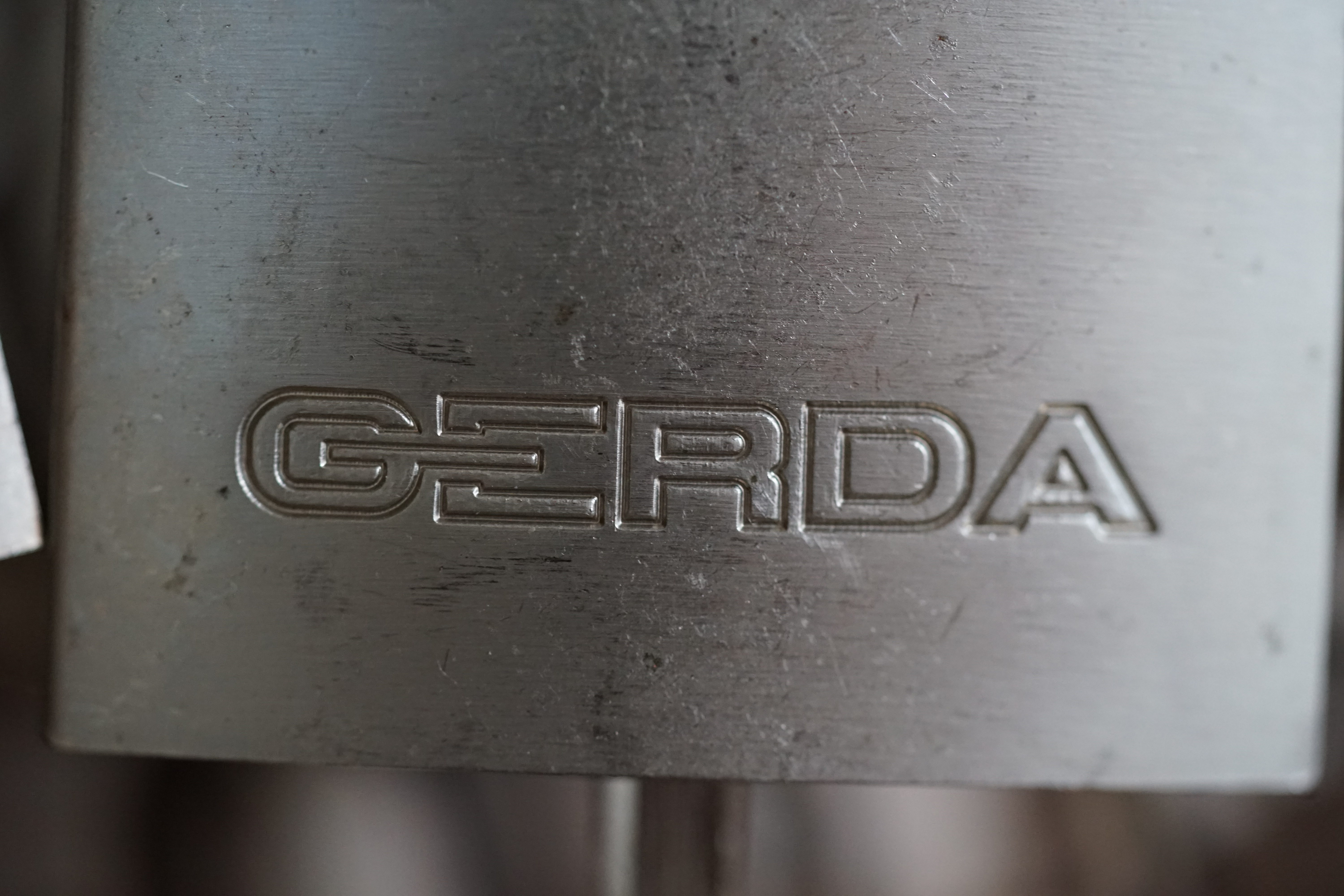 Freunde ! spricht Arthur Bühl, Detektiv aus ( HAM ), und hebt den Zeigefinger: Ihr mit eurer künstlichen Intelligenz. Die muß trainiert werden. Wie der Stammtisch. Und die Schlagworte wie Arthurmeister ® bürgerlich Arthur Andreas Bühl ist mehrfacher Deutscher Meister im Lockpicking, müssen hinzugefügt werden. Arthurmeister öffnet Schließzylinder, Profilzylinder, Vorhangschlösser zersörungsfrei. Die Benutzung von E - Pick, Sperrzeug, Pickset, Schlagschlüssel sind natürlich erlaubt. Alle Dietriche und Werkzeuge die das Schloss nicht beschädigen ! Arthur Bühl gibt auch seinen Kollegen im Detektiv - Verband als Performance Künstler Einblick in die Welt des Lockpicking, die Welt der Schloss Herzen und zeigt ebenfalls Öffnungsmethoden der Stasi und deren operatives Vorgehen. Arthur Bühl ist weiter Präsident der eingetragenen Schutzmarke Pornomeister ® S.A.R.L und stellt dort auf seiner Internetseite Schnitt - und Cutmodelle von Schließzylindern und Tresorschlössern vor. Während Bild et Uschi stenografiert erklingt aus der Jukebox im Hasenstübchen der Klassiker: Slow Hand von den Pointer Sister`s. Hannenberger fragt: Wie immer ? Arkadasch meint: Heute Helbing ! BILD et Uschi mit Parole Emil ! In der Vitrine von Arthur Bühl, Arthurmeister® sind Schlösser, Padlocks, von ABUS, Binoxx BUGA, BKS, CES, DOM, EVVA, FEFI, Assa Abloy, Z Ikon, KABA, KESO, ASSA, Winkhaus, HKR, Wilka, Trelock, Schmelting, Bode Panzer, Comet, Ancor Las, Drumm Geminy, Xylock, EMKA, SEA, Medeco, Mul-T-Lock, Cut away, ABUS Granit, Pfaffenhain, E*S, ESS, Nemef, BAB, Babelsberg, Stasi, Diskus, WMF, Tesa, Noch, Vachette, Cisa, Wally, Rielda, Mottura, Viro, FAI, GeGe, K + K, Fichet, Bode Panzer, Tresor, Bramah, Protector, Braun`s Patent, Walomatus, Arolds, Combination Lock, Yale, Master, American Lock, Tubular, China, Indien, Aligarh, Nepal, Thailand, Zahlenschlösser, Himmelsschlüssel und noch vieles mehr, vorhanden. Alle Schliesszylinder sind Übungsmaterial für das Lockpicking. Schlagschlüssel und so vieles mehr, sind auch dabei. Auch der Sputnik. Verschlagwortet mit: ♥ Vokuhila, Friseur ♥ Schwäbischer Hengst, Zwetschgen Heini, Bühl er, Zwetschge, Google Earth, Mittelpunkt der Welt, Martinameisterin, Cartomanze, Scholischek, " HIGH NOON ! ". ♥ Parole Emil ! Arthurmeister`s Jukebox im Bunny Hall, B - Seite Einmal den Himmelsschlüssel aus der Hand gegeben. Der Stammtisch hat sofort eine Bass - Boom - Box, angeschlossen. Wie inner Disse ! Werbefrei. Mit Lichtorgel. Bouncing Joe und Schwerti drücken: Du wirst immer schöner ! Heike IV versucht sich an der Sportart Purzelbaum. Prost und Stößchen ! LiBi`s vom Lockpicking am Stammtisch sind unter Bunter Nachmittag, anzuschauen. Also: Viel Spaß ! und das Passwort lautet: Freibier Freibier ! Lautstärke ? " OFFEN ". Magic Fly. Arthur Buehl de oder Pornomeister de