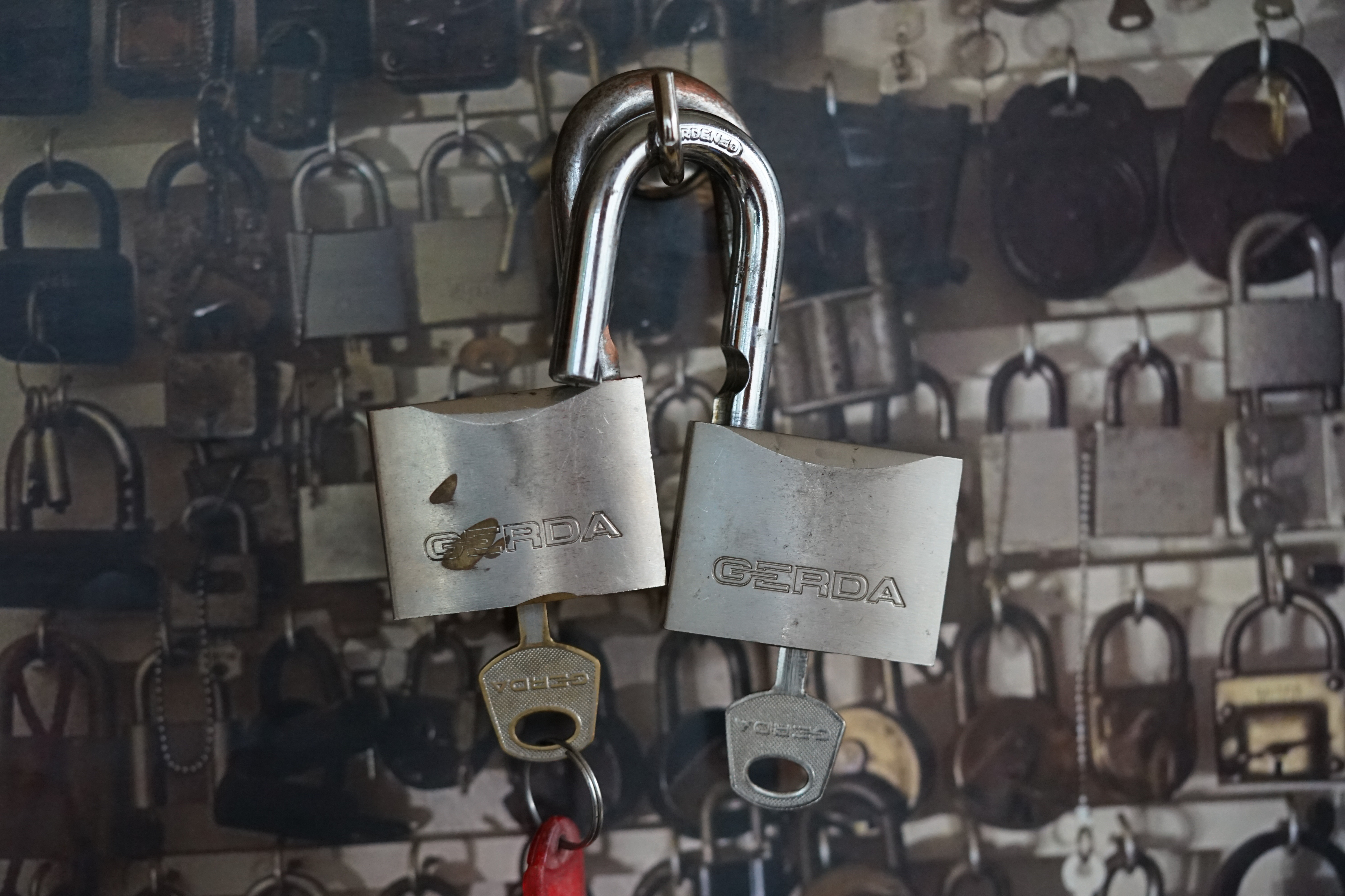 Arthur Bühl, Sympathieträger aus Fuhlsbüttel ( HAM ) betritt das Hasenstübchen. Arthurmeister`s Jukebox spielt: Slow Hand ! Ey Arthurmeister, du alter Sympathieträger: Heute schon gepickt oder was. Heute erst so spät lallt der Scholischek. Der Aufhocker: Prost Helbing ! Der Arkadasch prostet und sabbelt los. Im Hintergrund ist der Objektleiter Hannenberger zu hören: Wie immer. Arthur mein Cousin aus Istanbul ist doch verheiratet mit der Nichte meines Schwippschwager`s und dessen Frau kommt aus Sofia Bulgarien und deren Mann hat eine Schwester und die auch einen Freund und der hat ein Schloss und das ist zu und soll geöffnet werden und wie immer wird Dir ein baugleiches Schloss zum Verbleib in deiner Sammlung zugesandt. Der Einernoch in einem Wort: ABUS. Der Gelenkbusfuzzy, der HSV Ute und BMW Dedl sitzen am Stammtisch. Die Jukebox spielt Ina Müller: Dörp Reggae, au ja Jan Delay. Ute: Stößchen für den HSV. Bouncing Joe Asberry means great NBA. Heike VI lacht: Air Ball. Der Automatenpeter drückt an Arthurmeister`s einarmigen Banditen herum ! Herr Arthur Bühl du Detektiv: Warum gewinne ich immer ? Boogie lallt: ich will auch einen einarmigen Banditen. Heike II will wissen: Wo hast Du denn den einarmigen her ? Das Liebchen flötet: ich will auch immer gewinnen ! Justamente ruft Mr. Smitz vom Playboy, Hollywood, aus seiner Stammkeipe Bunny Hall, im ersten Stock auch Rabbit House, genannt, an. Ey Pornomeister: Is all tutti aposto, what`s going on. I have a Lock for your Lockpicking Sport, you know Pornomaster®. It is an ABUS. No really: A ABUS Padlock. A cutted Modell. Yes orginal from the Company. Yes, ZEUS or ABUS too, yes, yes made in Hong Kong. Stößchen for all, yes, yes Lokalrunde ! you know, yes Käppchen, yes, yes Rotkäppchen. A Bottle from Helbing for the Noagerlzuzler an another Bottle of GabiKo for Scholischek. Yes, yes, for the Einernoch and the buongiorno Eierlikör. The Jukebox plays: T S O P, the top sound of Philadelphia. Die Jukebox im Bunny Hall spielt von der B - Seite Engelbert. Yes, yes, from Vegas. Hilton. America, you know ! Arthurmeister: today is the Keyword: free beer free beer, yes yes, Freibier Freibier, you know. And for the BILD et Uschi greeting`s and stößchen`s. Yes, yes, i have a telefon call with her. She tells me the KI, the chat Gpt from Google the Pornomeister® , you know, beause you are the Präsident from Pornomeister® SARL int. you are tagged with our Präsident Donald Trump. Yes, yes really. With`s the greatest Prädident ! Shure, yes he tells America first. The Jukebox play`s: I Love America. Yes, Yes now listen, yes zuhören, listen you know. I have Kontakte, Connections, you know to Stuttgart. Yes. Patsch Baracks. Yes, and Kelly Baracks too. Yes and we are people from the Hasenstübchen and the Strigoy, yes with the Strigoy and the Droschkendieter we have a Kontakt, yes a telefon call to Mr. Präsident Donald Trump, you know. Buon Giorno ! Trump has as anounced he will fly with his Air Force One to HAM. Yes, Yes, Droschkendieter will him picking up in Fuhlsbüttel. We think inkognito, mayby with Melania. In Arthurmeister`s Jukebox spielt: Schöner fremder Mann ! Schwerti rülpst Prost und F1 Rudi lallt: Schumacher win`s in Austin, Texas. Why Mr. Präsident will visit the Hasenstübchen, your Bunny Hall ? He will make Prosit with the Stammtisch for a Beer and a Frikadelle ! What ? Frikadelle is Burger pur, you know ! Yes shure he will come to ( HAM ) Fuhlsbüttel to the Street Am Hasenberge, you Know, 200 meter`s from Santa Fu away. No, NO, Mr Smitz.us ! Don`t be stupid. We will make with Mr. Präsident Trump a Deal, you know, yes a big Deal with One hundret Prozent Winner Garantie. You know, the einarmiger Bandit in our Hasenstübchen winning every time ! And the Präsident will know the Mystery for every time winning. And we will telling him this Secret and our Lockpicker Stammtisch, you know our Round Table wish for this to make a deal. What you make a deal with Mr. Trump Yes ! What ! Aus Arthurmeister`s Jukebox erklingt: Der alte Wolf, Lupo, you know. Mr. Smitz, not so silly and stupid ! first keine Bier, Wein und Spirituosen Steuern. Keine Tabaksteuern ! I Have Trump twitterd, X, you know, he is from Germany and in Deutschland is kneipensterben, you know rotto ! No bankrotto. And Mr. Trump know`s what party is. Really Mr. Smitz ! And the Stammtischpeople from the Hasenstübchen, the rabbit house, will show him the Magische Dreieck, the mysterie or magic triangle ! What`s that Mr. Arthur Bühl ? First Ritze, second zum goldenen Handschuh, Honka, you know, third Elbschlosskeller. ! You know. Reeperbahn, Yes Sankt Pauli. Yes, this street is called Herbertstraße ! Yes, yes, Herbert is the Schutzpatron from the Bockschein, Yes, yes, der heilige Bim Bam. You must know the deal: we will take our money from the Sparclub, yes from the Sparpig. We make a Kredit and will pay in and around the Kiez - and he make`s TAX free for German Fassbier and Tabak etc. in the Hasenstübchen ! Yes, Dorschkendieter and Dedl drive too. The last fakt is: he has called with the Bild et Friede. Yes, Yes, Mr. Präsident Trump is sorry, because he must going to play Golf. Schade. But we think the Passwort every time Freibier Freibier called is. Parole Emil, oh i see today is the pass word free tax for the Objekt Hasenstübchen. You know Mr. Smitz. Die Jukebox spielt: Joy Flemming - Half Breed ! So, Mr. Smitz, don`t forget the Abus Cut Padlock. Yes, yes, Mr. Smitz and greetings to your Playboy Team in your Bunny Hall. Im Hasenstübchen kocht die Stimmung. Stößchen, Tänzchen ! High Noon ! BMW Dedl meint: sogar 271 km/h. Arthur Bühl, Detektiv aus Hamburg ist Mitglied im Detektiv Verband BUDEG und an die IKD angeschlossen. Als Arthurmeister® erklärt Herr Bühl bei Behörden wie Fedpol, LKA Forensik, das Lockpicking !