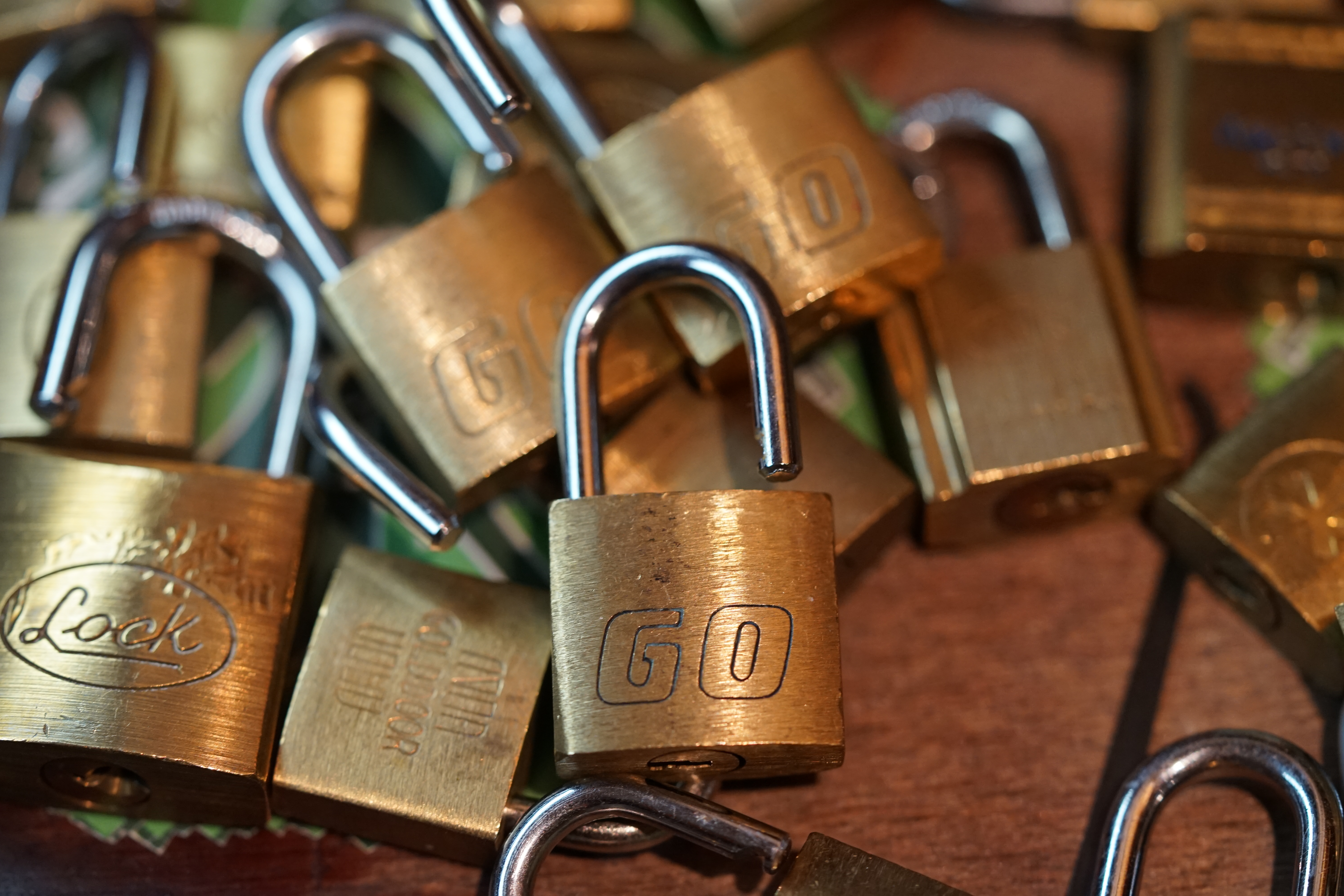 born 1961 Arthur Bühl, Arthur Andreas Bühl, Made in Germany, born 1961 in Stuttgart, arbeitet seit 40 Jahren als Privatdetektiv und lebt in Hamburg. Er ist als Detektiv Mitglied in nationalen und internationalen Berufsverbänden. Unter dem Künstlernamen " Arthurmeister " erklärt Arthur Bühl Lockpicking; das zerstörungsfreie öffnen von Schlössern und Schließzylindern. Der Ehrenkodex lautet: Öffne nur deine eigenen Schlösser. Fremde Schlösser dürfen nur mit Einwilligung des Eigentümers geöffnet werden. Herr Bühl wurde schon als Schlossknacker bezeichnet. Dies ist natürlich Quatsch, denn wenn man oder Frau z.B. ein Vorhangschloss knackt, so ist es kaputt und die Wettbewerber und Lockpickerkollegen können nicht mehr daran üben. Knacker benutzen einen Kuhfuß. Der mehrfache Deutsche Meister dagegen ein Pickset und es gilt: " Offen ist gut, schneller Offen ist besser ". Viel Spaß und Erfolg beim Üben. Von der Zeitschrift " WIRED " wurde Arthurmeister als Master of the Universe, betitelt. SEO für heute: Parole Emil ! Arthur Bühl, Sympathieträger.com, Präsident Pornomeister SARL. Die Anschrift lautet: Arthur A. Bühl, Postfach 605 145, 22 246 Hamburg. In der Vitrine von Arthur Bühl, Arthurmeister® sind Schlösser, Padlocks, von HKR, ABUS, Binoxx BUGA, BKS, CES, DOM, EVVA, FEFI, Assa Abloy, Z Ikon, Kaba, Keso, ASSA, Winkhaus, Wilka, Trelock, Schmelting, Bode Panzer, Comet, Ancor Las, Drumm Geminy, Xylock, EMKA, SEA, Medeco, Mul-T-Lock, Cut away, ABUS Granit, Pfaffenhain, E*S, ESS, Nemef, BAB, Babelsberg, Stasi, Diskus, WMF, Tesa, Noch, Vachette, Cisa, Wally, Rielda, Mottura, Viro, FAI, GeGe, K + K, Fichet, Bode Panzer, Tresor, Bramah, Protector, Braun`s Patent, Walomatus, Arolds, Combination Lock, Yale, Master, American Lock, Tubular, China, Indien, Aligarh, Nepal, Thailand, Zahlenschlösser, Himmelsschlüssel und noch vieles mehr, vorhanden. Alle Schliesszylinder sind Übungsmaterial für das Lockpicking. Schlagschlüssel und so vieles mehr, sind auch dabei. Auch der Sputnik. Verschlagwortet mit: ♥ Vokuhila, Friseur ♥ Schwäbischer Hengst, Zwetschgen Heini, Bühl er, Zwetschge, Google Earth, Mittelpunkt der Welt, Martinameisterin, Cartomanze, Scholischek, " HIGH NOON ! ". ♥ Parole Emil !