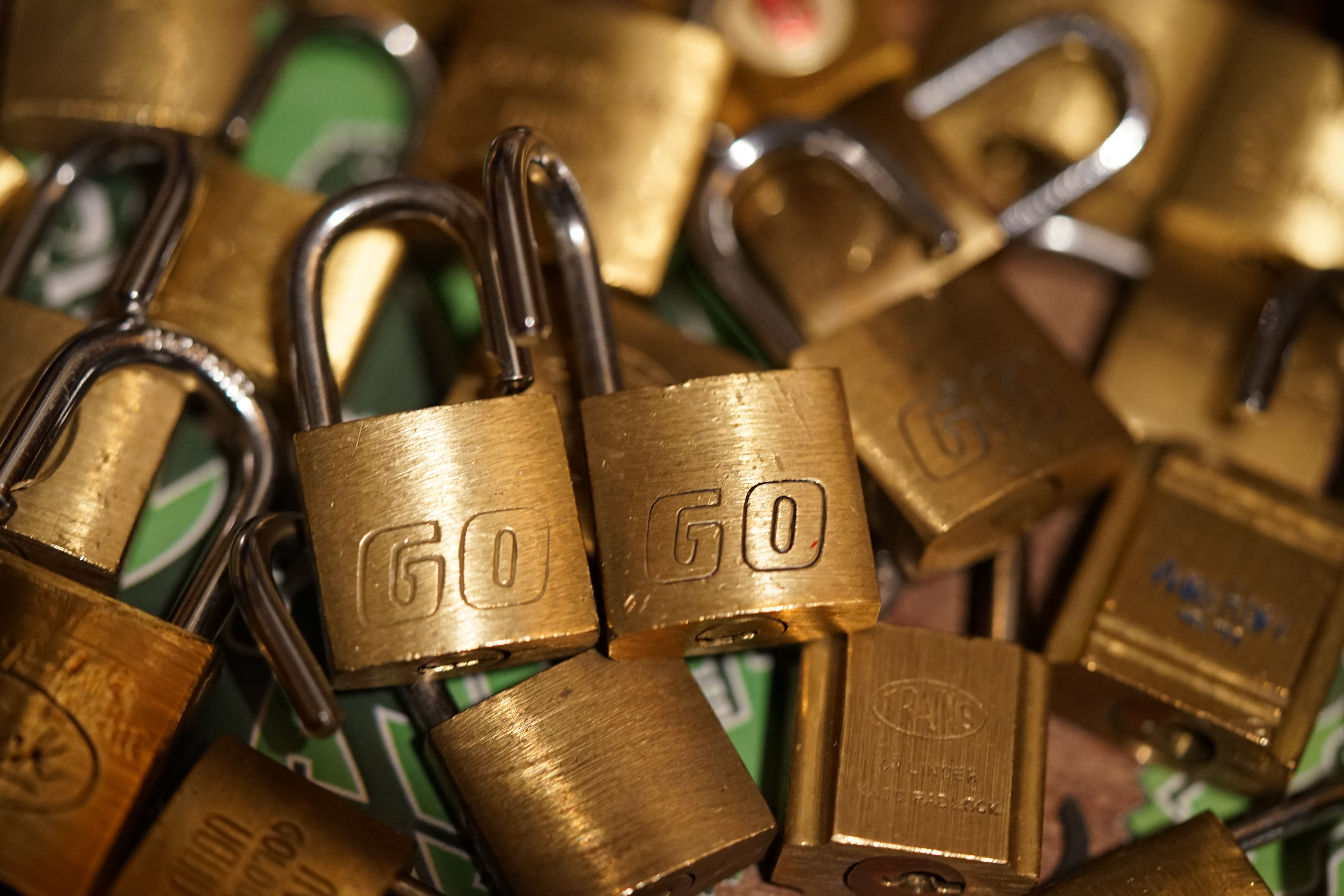 SEO F1 Rudi: ♥ 𝔄𝔯𝔱𝔥𝔲𝔯 𝔅ü𝔥𝔩, 𝔄𝔯𝔱𝔥𝔲𝔯𝔪𝔢𝔦𝔰𝔱𝔢𝔯® Arthur Andreas Bühl, Detektiv und Sympathieträger ♥, Made in Germany, Jahrgang 1961 aus Baden - Württemberg stellt seinen Leporello " Der Aufmacher " vor. Arthurmeister`s Jukebox im Hasenstübchen by YouTube, spielt Pointer Sisters: Slow Hand ! Am Tresen wird Helbing gekippt. Die Lockpicker am Stammtisch trinken nach jeder Öffnung ein Pils, manche auch Weizenbier ! Der Scholischeck nörgelt, weil er kein Padlock öffnen kann ! Ferrari Rudi brüllt: Martina die F1 Saison beginnt. Wir fliegen zum Hockenheimring ! Der Hannenberger sagt: Ich will auch mit ! Martina schreit: Minardi, wir gewinnen nie. Minardiiii, wir gewinnen niiiie. Und der Alex Young darf auch nicht mit. Can not drive ! Verschlagwortet mit Buehl, Buhl, Rotkäppchen, Zwetschgenhengst, Bühl er Zwetschge SEO für heute: Arthur Bühl, Arthurmeister® Arthur ♥ Schwäbischer Hengst, Heini, Zwetschgen Hengst, Buhl, Artur, Buehl er, Zwetschge, Made in Germany, Born 1961, Sympathieträger, Google Earth, Mittelpunkt der Welt, Pflaumen, Arkadasch, Datschi, ♥ Martinameisterin, Cartomanze, Scholischek, " HIGH NOON ! ", ♥ ♥ Vokuhila, Friseur ♥ Parole Emil !