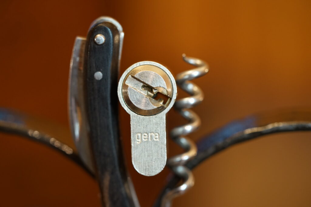 Gera Schliesszylinder Stammtisch Korkenzieher offen open aperto Lockpicking ABUS einfach Key five Pin Arthurmeister Master of the Universe Wired