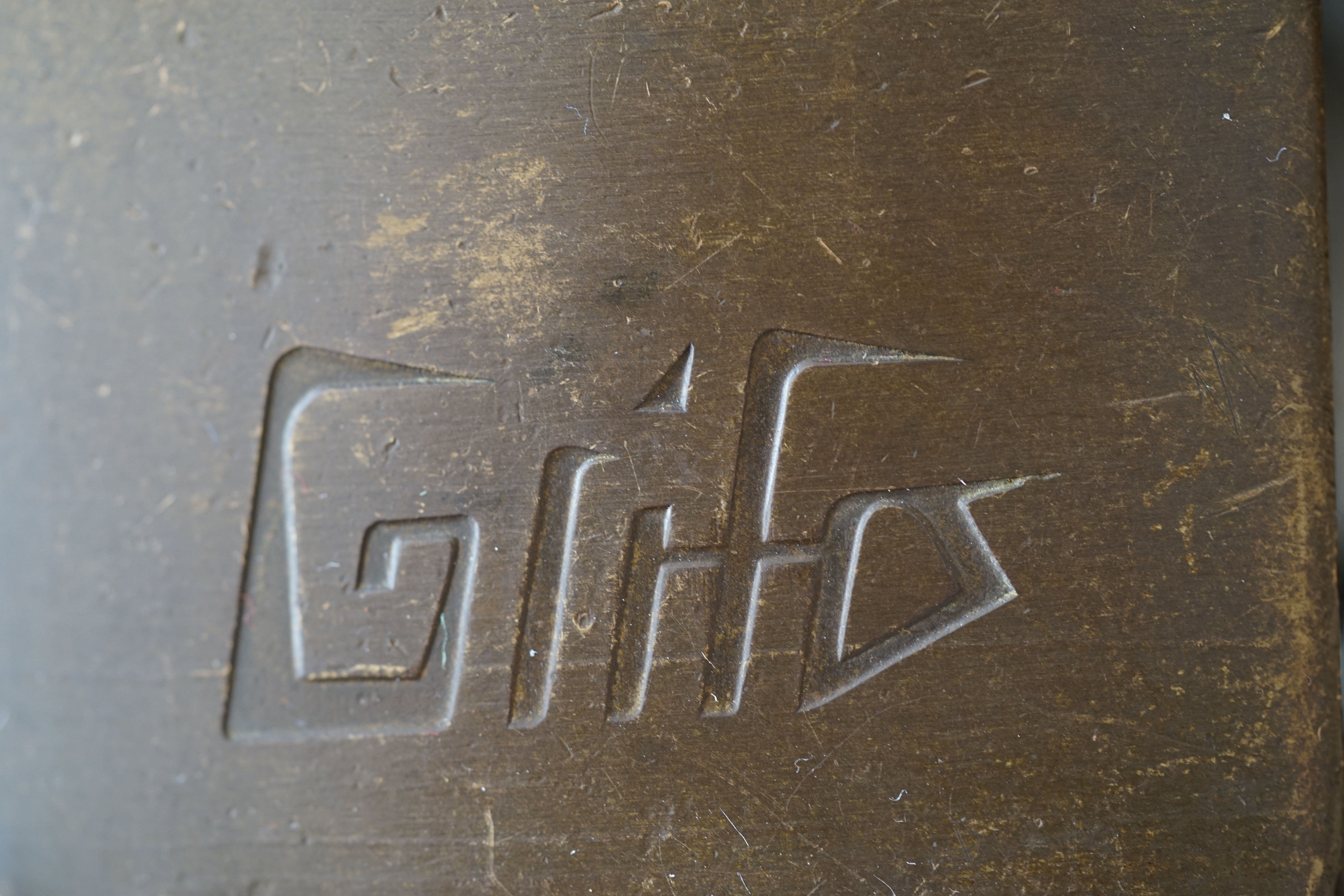 Arthur Andreas Bühl, Arthurmeister ®,Lockpickerherz ® Schlossherz ®, Pornomeister ®, Bühl, Arthurmeister ist Lockpicker aus Leidenschaft. Der erste Erfolg: Das zerstörungsfreie Öffnen seiner Spardose. Sobald er einen Draht biegen konnte, öffnete er auch Bartschlösser. Bei Fahradschlössern: Es ist einfach ein lüsternes Gefühl wenn es schnappt. Bühl fing nun an eigene Dietriche zu biegen. Mit Hilfe vom Nachbarn Mendel, Tischler aus Asperg, lernte er auch Tricks wie Türen generell schnell geöffnet werden können. Der Mendel half Arthur weitere, härtere Dietriche herzustellen. Diese Sperrzeuge wurden dann im Burggraben der Festung Hohenasperg auf ihre Tauglichkeit getestet. Und auch beim Lockpicking verhält es sich so wie der Amy in den Patsch Barracks schwätzt: learning bei doing und verschenkte ein Pickset. Mit solchen Pick`s lassen sich Zylinderschlösser zerstörungsfrei öffnen und auch flippern. Gerne ließen sich Vorhangschlösser picken; nein besser pflücken. Seit dieser Zeit häuft Bühl, Arthurmeister Schließzylinder und Vorhängeschlösser an. Er sammelt Schlösser der Marken ABUS und BKS und CES Auch besondere Öffnungswerkzeuge, auch einige von der Stasi lassen sich hier bewundern. Später schulte er dann zusammen mit Steffen Wernèry, ehemaliger Pressesprecher vom Chaos Computer Club, Behörden, Industrievertreter, Feuerwehren und natürlich auch Leute im Hasensübchen am Stammtisch. Taged mit: Spiel nicht mit den Schmuddelkindern ! Taged with: Bühler Zwetschge, Bühl Wappen, Zwetschgenhengst, Zwetschgenfest, Meister, Arthur Andreas Bühl, Detektiv, Wiki Fandom.