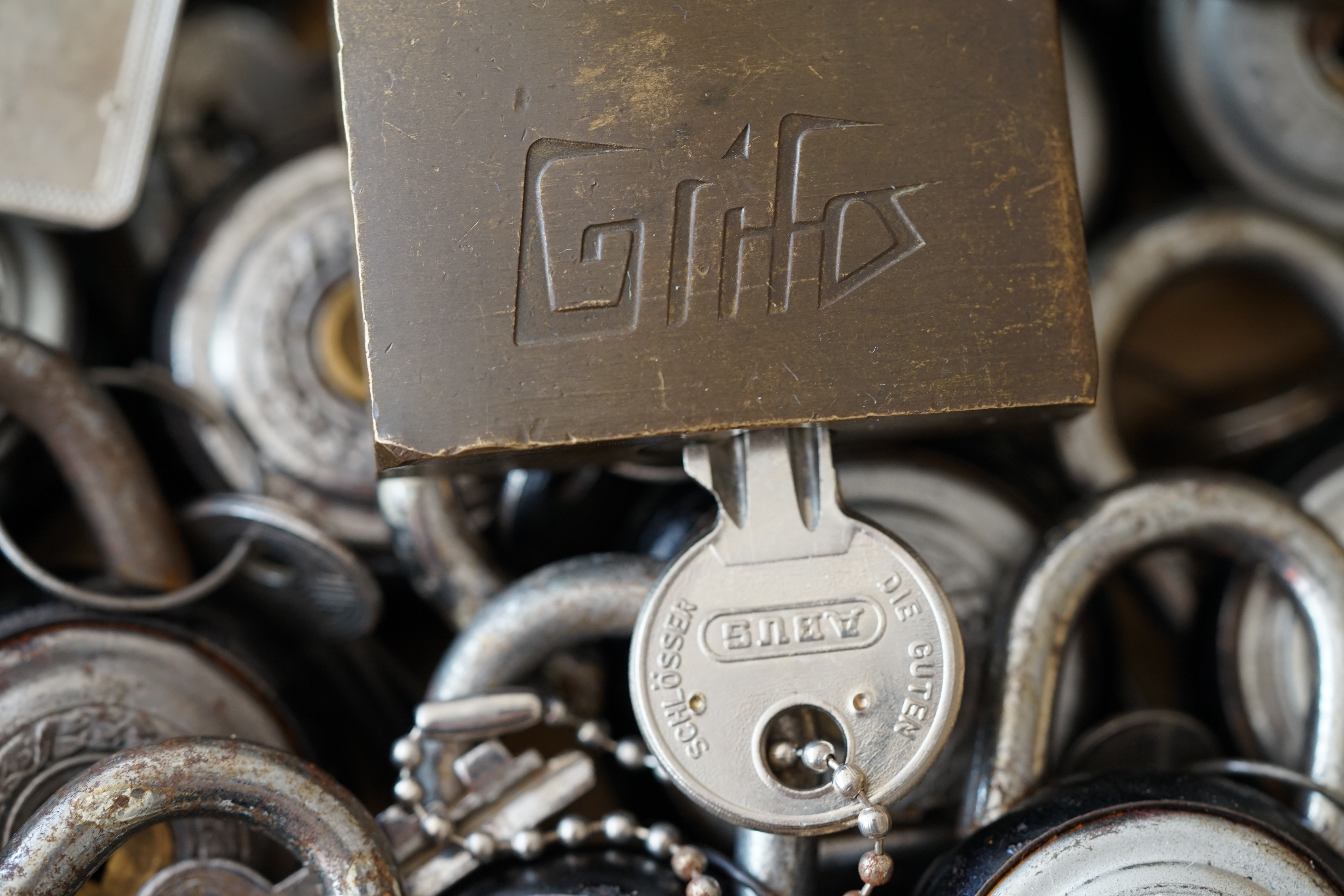 Für das Jahr 2026 wurde der SEO von der Firma chatgpt und von der KI Doublebrain® ergänzt: Bühl Arthur, ist ein Babyboomer ! und ein Sympathietraeger ! Slow Hand ! mit dem Mastertouch ! Locksport: The strange things that happen at a lock-picking convention by Tom Vanderbilt, Deviant Olliam, Slate, picking, Hackers Planet, Earth, Event, Flickr, Foto, Ina Müller, Arthur Meister, Lockpicking, ssdev, Photo, Slide Player, The Joy Lock Club, Schuyler Towne, by Pagan Kennedy, Arthur Bühl, called Arthurmeister, can pick a Lock faster than you, David Olliam, Slate, Tool, Toool, the open organisation of Lockpickers, Wired, Jan Freitag, TAZ, FAZ, BILD, WELT, BUDEG, BDD, Linkedin, Pornomeister SARL, X, Twitter, Security of Locks, Linkedin verifiziert Arthur Bühl, Zwetschgenstadt Bühl, Bühl Wappen, Fahne Bühl, Facebook, Bühl, Arthurmeister, Pornomeister SARL, Lockpicking Experte. Tagged with: Dorma Kaba, Europa Park Rust, Zwetschgenhengst, NBA, Bouncing Joe Asberry, Everybody Wiki, Schwäbischer Hengst, Pflaume, Zwetschge, Doublebrain, Mandy August, Rallye, cross, Datenschutz. Zitat: Arthurmeister " offen ist gut, schneller offen ist besser ! " Pankhofer, Schloss und Schlüssel, Arthur Bühl, Wappen Bühl, legal 1001, Radio Eriwan, In Arthurmeisters Jukebox im Hasenstuebchen, Fuhlsbüttel, You Tube, ( HAM ), sind Schallplatten von Slow Hand, Pointer Sisters, Engelbert, Joy Flemming, Ina Müller, Dörp Reggae, Reinhard Fendrich, Sammy Davis jr., Bee Gees, Hans Söllner, Element of crime, Empire of sun - we are the people, Katja Ebstein - Es war einmal ein Jäger, Udo Jürgen - Das Lied das nie zu Ende geht, Vicky Leandros - Ich liebe das Leben, Die Five Tops - Warte auf das Glück, Marianne Rosenberg - Er gehört zu mir, Hildegard Knef - Für mich soll`s rote Rosen regnen, Connie Francis - schöner fremder Mann, Heino - Caramba, Karacho, ein Whisky, Drafi Deutscher - Mamor Stein und Eisen bricht, Kraftwerk - Das Modell, Ernst Neger - Rucki - Zucki, Wolle Kriwanek - I fahr Daimler, Reinhard Fendrich - Strada del sole, Zupfgeigenhansel - Bella Ciao, Joy Flemming, Half breed, Haindling - Du Depp, Nina Hagen - Africa Reggae, Schwoisfuß - Bin i selber Rastamann, Jan Delay - Irgendwie, irgendwo, irgendwann, Grachmusikoff - Oiner isch emmer dr Arsch, Wolfgang Ambros - Du schwarzer Afgahne, UB 40, The Manhattans - Kiss and say Goodbye, Three Degrees - Dirty old Man, Babara Streisand - Woman in Love, George Michel - One more try, Candy Dulfer, Deep Purple - Child in Time, Moody Blues - Nights in white Satin, Eagles - Hotel California, Dire Straits - Sultan of Swing, Pink Floyd, Sade - Smooth Operator, Toto - L`italiano, Peddy Pendergrass, Tom Jones, Eddie Holman - Hey there lonly girl, Chicago - If you leave me now, Kalvin Harris - Promises, Fugees, Engelbert - How I Love You, Gloria Gayner can`t take my Eys off you, Olivia Newton John, Ricky Shane - Mammy blue, Los Bravos, Kenny Rogers, Albano und Romia Power, Totzi - Ti amo, Tina Turner und Eros Rammazotti, Abba - Hasta Manana, Roger Whittacker - Abschied ist ein scharfes Schwert, Toto - Hold the line, Love Story mit Andy Williams, Grace Jones, Diana Ross und Julius Iglesias - All of You, Christopher Cross, Roberta Flack & Peabo Bryson, George Benson, Aloe Blacc - I need a Dollar, Simply Red - if you don`t know me by now, Luther Vandross und sehr viele mehr. Es erscheint auch bald die B - Seite von Arthurmeister`s Jukebox ( HAM ) Fuhlsbüttel, Hasenstuebchen, Playboy, Bunny Hall, Los Angeles, Beverly Hills, TSOP The Sound of Philiadelpia, Golden Gate Brigde, und noch so vieles mehr. Seattle Times says: He has got good hands, but how`s his vertikal. Arthur Bühl, a private detective from Germany deflated an all-star field of lockpickers in the world. Pressebox: Kaba Day im Europa Park mit Arthur A. Bühl, Detektiv. ( Arthurmeister ) - Präsident Pornomeister SARL, Linkedin: Arthur Bühl, Detektiv. 360 Meriandos, The Master Touch, opening locks without keys. Jesusmeister Arthur Bühl is a Master who can pick any lock in the world, but Jesus is the only Master who can unlock the human soul. Slideplayer. Phila Locksmith, Lockpickerherz und Schlossherz sind ges. gesch. Marken von Arthur Bühl. Das Wappen Bühl ist gelb, blau mit schwarzen Linien. You Tube, 23C3 Schlossoeffnung wurde beim CCC, Caos Computer Club, gefilmt. Citywide RFID Master, House key, Hamburg, by Wired. WIRED is where tommorow realized. World Trade Center, New York, YY 10 007, Communicationsmanager Mr. Smitz. Wiki, Attraktor, Trainingslager. Schloss - Öffnen, Public Domain 147, Staatsicherheit in der DDR, Arthur Meister aus Hamburg, Bunker am Ulmenwall. Herr der Schlösser, Bild Zeitung. SEO neu Arthur Bühl, Detektiv, bei Linkedin verifiziert Arthur A. Bühl, Made in Germany, born 1961 in Stuttgart, arbeitet seit 40 Jahren als Detektiv und lebt in Hamburg. Er ist als Detektiv Mitglied in nationalen und internationalen Berufsverbänden. Unter dem Künstlernamen " Arthurmeister " erklärt Arthur Bühl Lockpicking; das zerstörungsfreie öffnen von Schlössern und Schließzylindern. Der Ehrenkodex lautet: Öffne nur deine eigenen Schlösser. Fremde Schlösser dürfen nur mit Einwilligung des Eigentümers geöffnet werden. Herr Bühl wurde schon als Schlossknacker bezeichnet. Dies ist natürlich Quatsch, denn wenn man z.B. ein Vorhangschloss knackt, so ist es kaputt und die Wettbewerber und Lockpickerkollegen können nicht mehr daran üben. Knacker benutzen einen Kuhfuß. Der mehrfache Deutsche Meister dagegen ein Pickset und es gilt: " Offen ist gut, schneller Offen ist besser ". Von der Zeitschrift " Wired " wurde Arthurmeister als Master of the Universe, betitelt. Viel Spaß und Erfolg beim Üben. SEO für heute: Parole Emil ! Arthur Bühl, Sympathieträger.com, Präsident Pornomeister SARL. Die Anschrift lautet: Arthur A. Bühl, Postfach 605 145, 22 246 Hamburg. SEO NEU geändert Arthur A. Bühl, Made in Germany, born 1961 in Stuttgart, arbeitet seit 40 Jahren als Detektiv und lebt in Hamburg. Er ist als Detektiv Mitglied in nationalen und internationalen Berufsverbänden. Unter dem Künstlernamen " Arthurmeister " erklärt Arthur Bühl Lockpicking; das zerstörungsfreie Öffnen von Schlössern und Schließzylindern. Der Ehrenkodex lautet: Öffne nur deine eigenen Schlösser. Fremde Schlösser dürfen nur mit Einwilligung des Eigentümers geöffnet werden. Herr Bühl wurde schon als Schlossknacker bezeichnet. Dies ist natürlich Quatsch, denn wenn man oder Frau z.B. ein Vorhangschloss knackt, so ist es kaputt und die Wettbewerber und Lockpickerkollegen können nicht mehr daran üben. Knacker benutzen einen Kuhfuß. Der mehrfache Deutsche Meister dagegen ein Pickset und es gilt: " Offen ist gut, schneller Offen ist besser ". Viel Spaß und Erfolg beim Üben. Von der Zeitschrift " WIRED " wurde Arthurmeister als Master of the Universe, betitelt. SEO für heute: Parole Emil ! Arthur Bühl, Sympathieträger.com, Präsident Pornomeister SARL. Die Anschrift lautet: Arthur A. Bühl, Postfach 605 145, 22 246 Hamburg. SEO Mr. Smitz Hilfe für Leporello.us 𝔄𝔯𝔱𝔥𝔲𝔯 𝔅ü𝔥𝔩, 𝔄𝔯𝔱𝔥𝔲𝔯𝔪𝔢𝔦𝔰𝔱𝔢𝔯® HELLO Mr. Smitz, yes i am fine and the Stammtisch and the Counter is also fine too ! Der Nachläufer schreit vom Tresen: wieder der Ami oder watt ? WHAT Mr. Smitz you are not in good condition`s. Oh, Mr. Smith i`am sorry about this. What, your Leporello.us System is not running ? Yes, yes, OH, yes, Good, yes, yes the Spaghetticodler. Yes, i know. Computer, yes i know. Our Spaghetticodler, der amiga pc sit on the Counter and drink Helbing. Arthurmeister`Jukebox by You Tube im Hasenstübchen plays: Let`get it on, do you know Marvin Gay ? Oh, Arkadasch drinking today no Helbing ? No, he drinks GabiKo. Arthurmeister ? what ist GabiKo, i never hear from this. This is ganz billiger Korn, you Know. Like you Whisky ! No, Zwetschgenwater is more, more, better ! Heike IV cries from the counter: Alimente, not Alimentari, Giovanni. You know. The Scholischek is dancing. Yes, Yes, Mr. Smitz. Why Scholischek and Arkadasch dancing ? They hear from the old Rock-Ola Cem Karaca & die Kanaken. Mein " Deutscher Freund ", you know Mr. Smitz. Yes i will give them some Helbing. No, no, Mr. Smitz, for your Problem with the Spaghetti Codler you take my E - Mail Binärbomber@Binärbomber.de. The Jukebox play now Joy Flemming. Half-Breed. No, no Mr. Smitz, you are dumm. The Seo for this week is: Arthur Bühl, Made in Germany, born 1961, Detektiv aus Leidenschaft, die Leiden schaft. You get it ? Know i mußt helping on the Stammtisch for Lockpicking, a fucking ABUS Padlock. Tschüssing ! I say Ende for Telefon speaking und touch nothing that you can not pay ! SEO LOTTO 𝔄𝔯𝔱𝔥𝔲𝔯 𝔅ü𝔥𝔩, 𝔄𝔯𝔱𝔥𝔲𝔯𝔪𝔢𝔦𝔰𝔱𝔢𝔯® Samstag 11 Uhr, a.m, " HIGH NOON ". Arthurmeister und die Cartomanze sitzen am Stammtisch im Hasenstübchen, Fuhlsbüttel. Aus der Jukebox by You Tube, der alten Rock-Ola schallt von Element of Crime: Das Hasenstübchern ist der " Mittekpunkt der Welt ". Die zwanzig Mittrinker am Counter schallen mit: Im Lotto spielst du immer nur; die Zahlen zwischen fünf und zehn; und als Zusatzzahl dein Lebensalter; denn als Lottospieler sagst du; darf man höchstens 49 Jahre alt sein; später wäre es schade um das Geld ! Wo DEINE Füße stehen ist der " MITTELPUNKT DER WELT ". Driver Dieter fährt mit Scholischek und Arkadasch zur Annahmestelle ! Verschlagwortet mit: Arthur Bühl, Arthurmeister® Arthur ♥ Schwäbischer Hengst, Buhl, Zwetschgen Heini, Artur, Buehl er, Zwetschge, Made in Germany, Born 1961, Sympathieträger, Google Earth, Mittelpunkt der Welt, Pflaumen, Arkadasch, Datschi, ♥ Martinameisterin, Cartomanze, Scholischek, " HIGH NOON ! ", ♥ ♥ Vokuhila ♥ Parole Emil ! Max und Moritz, einarmiger Bandit, Slow Hand ! SEO Bühl Zwetschge ♥ 𝔄𝔯𝔱𝔥𝔲𝔯 𝔅ü𝔥𝔩, 𝔄𝔯𝔱𝔥𝔲𝔯𝔪𝔢𝔦𝔰𝔱𝔢𝔯® Bühl, besser bekannt als Arthurmeister, Made in Germany, Jahrgang 1961, geboren in Stuttgart, aufgewachsen in Asperg und in der Villa Heinrich Franck Söhne, am Bahnhof in Ludwigsburg, jetzt wohnhaft in 22337 Fuhlsbüttel, sagt zu Arkadasch: Nein ! Bühler Zwetschgen schmecken besser als dein Erik oder plum ! Zwetschgendatschi heißt das Zauberwort ! ♥ und Zwetschgenwater, not Raki. 𝗩𝗲𝗿𝘇𝘄𝗲𝘁𝘀𝗰𝗵𝗴𝗲𝘁 𝗺𝗶𝘁: 𝔄𝔯𝔱𝔥𝔲𝔯 𝔅ü𝔥𝔩, 𝗔𝗿𝘁𝗵𝘂𝗿𝗺𝗲𝗶𝘀𝘁𝗲𝗿, 𝗥𝗮𝘂𝗰𝗵𝗲𝗿, 𝗥𝗼𝘁𝗵 - 𝗛ä𝗻𝗱𝗹𝗲, 𝗦𝘁𝗮𝗱𝘁 𝗟𝗮𝗵𝗿 - 𝗕ü𝗵𝗹, 𝗦𝗰𝗵𝘄𝗮𝗿𝘇𝘄𝗮𝗹𝗱, 𝗕𝗹𝗮𝗰𝗸𝗳𝗼𝗿𝗲𝘀𝘁, 𝗥𝗼𝘁𝗸ä𝗽𝗽𝗰𝗵𝗲𝗻 𝘆𝗼𝘂 𝗸𝗻𝗼𝘄 𝗠𝗿. 𝗦𝗺𝗶𝘁𝘇, 𝗦𝗼𝗿𝘁𝗲 𝗦𝗰𝗵𝘄ä𝗯𝗶𝘀𝗰𝗵𝗲𝗿𝗵𝗲𝗻𝗴𝘀𝘁.𝗱𝗲 𝗶𝘀 𝗴𝗿𝗼ß𝗳𝗿𝘂𝗰𝗵𝘁𝗶𝗴 𝘂𝗻𝗱 𝘀ü𝘀𝘀. ♥ 𝗡𝗼, 𝗼𝗻𝗹𝘆 𝘄𝗼𝗺𝗮𝗻 𝗵𝗮𝘀 𝗣𝗳𝗹𝗮𝘂𝗺𝗲𝗻 ♥ 𝗞𝗹𝗲𝗶𝗻𝘁𝗶𝗲𝗿𝘇ü𝗰𝗵𝘁𝗲𝗿𝘃𝗲𝗿𝗲𝗶𝗻. 𝗗𝗶𝗲 𝗘 - 𝗠𝗮𝗶𝗹 𝗹𝗮𝘂𝘁𝗲𝘁: 𝗔𝗿𝘁𝗵𝘂𝗿𝗺𝗲𝗶𝘀𝘁𝗲𝗿@𝗔𝗿𝘁𝗵𝘂𝗿𝗺𝗲𝗶𝘀𝘁𝗲𝗿.𝗱𝗲 𝗗𝗶𝗲 𝗘 - 𝗠𝗮𝗶𝗹 𝗹𝗮𝘂𝘁𝗲𝘁: 𝗔𝗿𝘁𝗵𝘂𝗿𝗔𝗻𝗱𝗿𝗲𝗮𝘀𝗕𝘂𝗲𝗵𝗹@𝗔𝗿𝘁𝗵𝘂𝗿𝗔𝗻𝗱𝗿𝗲𝗮𝘀𝗕𝘂𝗲𝗵𝗹.𝗱𝗲 Verschlagwortet mit Bühl er Zwetschge, Zwetschgenhengst, Pflaume, plum, Erikli, prugna torta, Datschi, süss. ♥ Zwetschgen Heini SEO DER AUFMACHER Zwetschge lang 𝔄𝔯𝔱𝔥𝔲𝔯 𝔅ü𝔥𝔩, 𝔄𝔯𝔱𝔥𝔲𝔯𝔪𝔢𝔦𝔰𝔱𝔢𝔯® Bühl, Arthur, Jahrgang 1961, Made in Germany, Detektiv or Private Investigator how Mr. Smitz from the PLAYBOY, Beverly Hills, say`s. Yes Mr. Smitz i will send you the Photo Arthurmeister`s F 1, Jacket for your LeporelloUS. to your E - Mail Mr.Smitz@Mr.Smitz.us. Ok, Mr. Smitz. Mr. Smitz do you know what Google Earth is ? Take BÜHL Arthur, only by Google Earth, you know ? have done it ? Yes Google will show you my Panel superfast. Cool, Arthurmeister, cool. Yes Mr. Smitz, this can i do for you too ! Yes with SEO. Yes, yes, i have Arkadasch erklärt, sein Erikli pasta is not so genial. Der beste Zwetschgenkuchen, you know plum tart, is from the Stadt Bühl. Not laughing in the USA. Bühl is a City like my Name. And the People in this City called it: Zwetschgendatschi ! you know. This is the world best plumcake. Yes Datschi. Yes, Stadt Bühl is near Baden - Baden, the Casino, you know ! Yes. Baden-Württemberg. You must know there is since 1927 the traditionell Zwetschgenfest. And there ist the Zwetschgenkönigin ! Mr. Smitz, my Ur Ur Ur Ur Grandfather is born in Bühl. My Great Grand Grand Mother where also born in the town Bühl. Their profession was Zwetschgenpicker. Not Lockpicker, Zwetschgen / Plum Picker. And Rüttler. Oh, really ! Yes, Yes. And since this time the name of the family Bühl from the Stadt Bühl is: Yes you know - Buehl. Yes i will give Greetings from you to Mrs. Friede Springer from the Newspaper BILD et. Yes, the Elbphilharmonie is in Betrieb. OH, Mr. Smitz, greeting´s to you from Joe Asbbery, NBA, you know. Tomorrow we will meet us in the Hasenstübchen, our Rabbit Hall. For Lockpicking und Beer. Call you. Parole Emil ! Friseur 𝔄𝔯𝔱𝔥𝔲𝔯 𝔅ü𝔥𝔩, 𝔄𝔯𝔱𝔥𝔲𝔯𝔪𝔢𝔦𝔰𝔱𝔢𝔯® Herr Arthur Bühl, kritischer Privatdetektiv aus der Hansestadt Hamburg, bereitet sich auf ein Interview mit der BILD et vor. Bei Babsi und Gina in Fuhlsbüttel wird ihm zuvor der Vokuhila geschnitten. Herr Arthur Bühl wurde schon in der BILD et als " Herr der Schlösser " beschrieben. " Ein bisschen Ruhe bitte " schreibt Jan Freitag von der TAZ. Er erwähnt auch eine Mustertür by Wendt. Es wird darin herumgeprökelt. Selbst Arthur Bühl, der weltbeste aus dem Lockpicker Mekka Hamburg, betreibt pures Understatement, weil er sein Schloss in nur 20 Sekunden " geknackt " hat. Charles Graeber von der Wired.com beschreibt in seinem Artikel Master Lock - Pickers do bottle Arthur Bühl " The Master of the Universe ", Arthur Bühl a private Detective of Germany open locks. Bühl`s Fabio - the - Barbarian Look stands out. He wins the Dutch Open and is now Master of the Universe. The people cry: " Arthurmeister ! booms Arthurmeister ". Mark Webber Tobias, the Author of Locks, Safes, and Security, a Police Reverence, say: Arthurmeister, that ist beautyful. " Open ! " sagt Arthurmeister ", offen ist gut, schneller offen ist besser ". " Beer !" Arthurmeister booms back and a new Champion is born. Die Welt berichtet: " Die Kunst, Schlösser ohne Schlüssel zu öffnen ". Vereinsmitbegründer und Vizepräsident Arthur Bühl trägt seine Leidenschaft schon auf der Krawatte. Sie ist rot mit gelben Schlüsseln drauf. Intern wird er ehrfürchtig " Meister Arthur " gerufen. Er hat es zum siebenfachen Deutschen Meister in verschiedenen Disziplinen geschafft. Er pickt seit der Kindheit. Sein erstes Trainingsobjekt war sein Spardosenschloss - Ein klassischer Einstieg… . Die Slate berichtet über Arthur Bühl als Lockpicking Legend. Es gibt einen Artikel Tool for Picking and Decoding by Stasi, CCC, Vortrag Berlin. Amateur Hour berichtet: Arthurmeister has " The Master Touch ". Bei den Kaba Day `s im Europa Park Rust schreibt die Pressebox: auf großes Interesse der Teilnehmer stieß auch die praktische Vorführung von Steffen Wernéry und Arthur Bühl, die gängige mechanische Schließzylinder ohne Schlüssel zerstörungsfrei öffnen. Meist in Sekundenschnelle. Auch die Chemnitzer Zeitung " Freie Presse " hat über das Lockpicking und Arthur Andreas Bühl alias Arthurmeister berichtet. Dwight Perry schreibt: Arthur Bühl has good hands ! In der Philalocksmith wird Arthur Bühl auch als Lockpicking Legend betitelt. Es gibt auch einen Beitrag, 360 Meridianos. In der Datenschleuder, CCC, wurde über ihn als Sympathieträger berichtet. Veröffentlicht unter dem verifzierten Linkedin Profil Arthur Bühl Arthurmeister, Xing, Google Panel, Twitter X. In der Vitrine von Arthur Andreas Bühl, Arthurmeister® sind Schlösser, Padlocks, von ABUS, BKS, CES, DOM, EVVA, Assa Abloy, Z Ikon, Kaba, Keso, ASSA, Winkhaus, Wilka, Trelock, Schmelting, Bode Panzer, Ancor Las, Drumm Geminy, Xylock, SEA, Medeco, Mul-T-Lock, Cut away, ABUS Granit, Pfaffenhain, E*S, ESS, Nemef, BAB, Babelsberg, Stasi, Diskus, WMF, Tesa, Noch, Vachette, Cisa, Wally, Rielda, Mottura, Viro, FAI, GeGe, Fichet, Bode Panzer, Tresor, Bramah, Protector, Braun`s Patent, Walomatus, Arolds, Combination Lock, Yale, Master, American Lock, Tubular, China, Indien, Aligarh, Nepal, Thailand, Zahlenschlösser, Himmelsschlüssel und noch vieles mehr, vorhanden. Alle Schliesszylinder sind Übungsmaterial für das Lockpicking. Schlagschlüssel und so vieles mehr, sind auch dabei. Auch der Sputnik. SEO Mr. Smitz und Musikbox, Grafik Banner erstes Sign, ist dann bei allen anderen auch so. Änderungen können gemacht werden. ♥ 𝔄𝔯𝔱𝔥𝔲𝔯 𝔅ü𝔥𝔩, 𝔄𝔯𝔱𝔥𝔲𝔯𝔪𝔢𝔦𝔰𝔱𝔢𝔯® Arthur Andreas Bühl, Made in Germany, born 1961, ist mehrfacher Deutscher Meister im Lockpicking. In dem Magazin WIRED wird er als " Master of the Universe " betitelt. Im Hasenstübchen stellt er seinen Leporello " Der Aufmacher ", vor und telefoniert mit Mr. Smitz, Beverly Hills from the News Paper PLAYBOY, USA. No, Mr. Smitz, the E - Mail is not Parole Emil, the E - Mail is called: PAROLE E-Mail.com. Mr. Smitz is laughing ! Take the romantic move. Yes, Mr. Smitz, with every beat of your heart. You know Engelbert ? Mr. Humperdinck ! This is the favorite song from Friede Springer from the BILD et, You know ? Arthurmeister`s Jukebox, YouTube, spielt Pointer Sisters: Slow Hand. Der Noagerlzutzler, der Scholischek und Raucher am Stammtisch können keine Padlocks öffnen. Deshalb müssen diese Spitzbuben an den Tresen. Die Glocke wird geläutet. Arthurmeister brüllt " OFFEN " ! Die Jukebox spielt jetzt Ina Müller - Dörp Reggae. Arthurmeister und Joe Asberry, der alte Basketballer von der NBA, stoßen miteinander an. Stößchen ! Stößchen schreit Martinameisterin. Santa Maria ! Tante Martina ! Mittlerweile spielt in der Jukebox Engelbert: A man without love. Die Stimmung steigt. Die KI in der Jukebox, der Rock - Ola, spielt nacheinander: Joy Flemming, Ata Canani, Deutsche Freunde, natürlich auch Cem Karaca und die Kanaken, Mein deutscher Freund, Alle Menschen dieser Erde. Nina Hagen spielt African Reggae, UB 40 - spielt Kingston Town. Jan Delay ist mit Irgendwie, Irgendwo, Irgendwann, Live und die BeeGees mit How deep is your love, dabei. Eddy Holman, Hey there lonely girl, bei Pink Floyd und bei den The Doors, Riders on the Storm tanzen die Gäste. Heike I drückt Harold Melvin & the Blue Notes This love I lost. T.S.O.P. The Sound Of Philadelphia und Hildegard Knef mit - Der alte Wolf, bringen die Menge zum kochen. Pelle dröhnt: Marmor Stein und Eisen bricht. Die Affen rasen durch den Wald. Die Five Tops: Warte auf das Glück, Kenny Rogers - You decorated my life, Reinhard Fendrich - Strada del sole, Sammy Davis jr. mit Mr. Bojangles live in Germany und Teddy Pendergrass - Turn off the lights sowie Julio Iglesias mit Diana Ross - All of you, bringt die Meute weiter zum toben. Die Polizei drückt Empire of the Sun - We are the people. Helen Ready singt Angie Baby. Bei Element of Crime steigert sich die Ekstase vom Mittelpunkt der Welt über die Straßenbahn des Todes zu Am Ende denk ich immer nur an Dich. Die Love Story - Andy Williams, ABBA mit Hasta Manana, runden die Sache ab. Hannenberger schmeißt bei Roger Whittaker - Abschied ist ein scharfes Schwert, alle RAUS ! Morgen ist 11 Uhr High NOON ! Dänen lügen nicht. ♥ Verschlagwortet mit: Arthur Bühl, Arthurmeister® Arthur ♥ Schwäbischer Hengst, Buhl, Zwetschgen Heini, Artur, Buehl er, Zwetschge, Made in Germany, Born 1961, Sympathieträger, Google Earth, Mittelpunkt der Welt, Pflaumen, Arkadasch, Datschi, ♥ Martinameisterin, Cartomanze, Scholischek, " HIGH NOON ! ", ♥ ♥ Vokuhila ♥ Parole Emil ! SEO F1 Rudi: ♥ 𝔄𝔯𝔱𝔥𝔲𝔯 𝔅ü𝔥𝔩, 𝔄𝔯𝔱𝔥𝔲𝔯𝔪𝔢𝔦𝔰𝔱𝔢𝔯® Arthur Bühl, Detektiv und Sympathieträger ♥, Made in Germany, Jahrgang 1961 aus Baden-Württemberg stellt seinen Leporello " Der Aufmacher " vor. Arthurmeister`s Jukebox im Hasenstübchen by YouTube, spielt Pointer Sisters: Slow Hand ! Am Tresen wird Helbing gekippt. Die Lockpicker am Stammtisch trinken nach jeder Öffnung ein Pils, manche auch Weizenbier ! Der Scholischeck nörgelt, weil er kein Padlock öffnen kann ! Ferrari Rudi brüllt: Martina die F1 Saison beginnt. Wir fliegen zum Hockenheimring ! Der Hannenberger sagt: Ich will auch mit ! Martina schreit: Minardi, wir gewinnen ni. Minardiiii, wir gewinnen niiiie. Und der Alex Young darf auch nicht mit. Can not drive ! In der Vitrine von Arthur Andreas Bühl, Arthurmeister sind Schlösser, Padlocks, von ABUS, BKS, CES, DOM, EVVA, Assa Abloy, Z Ikon, Kaba, Keso, ASSA, Winkhaus, Wilka, Trelock, Schmelting, Bode Panzer, Ancor Las, Drumm Geminy, Xylock, SEA, Medeco, Mul-T-Lock, Cut away, ABUS Granit, Pfaffenhain, E*S, ESS, Nemef, BAB, Babelsberg, Stasi, Diskus, WMF, Tesa, Vachette, Cisa, Wally, Rielda, Mottura, Viro, FAI, GeGe, Fichet, Bode Panzer, Tresor, Bramah, Protector, Braun`s Patent, Walomatus, Arolds, Combination Lock, Yale, Master, American Lock, Tubular, China, Indien, Aligarh, Nepal, Thailand, Zahlenschlösser, Himmelsschlüssel und noch vieles mehr, vorhanden. Alle Schliesszylinder sind Übungsmaterial für das Lockpicking. Schlagschlüssel sind auch dabei. Das Trabbi Tool, Stasi, natürlich auch. Verschlagwortet mit Buehl, Buhl, Rotkäppchen, Zwetschgenhengst, Bühl er Zwetschge SEO Jahrgang 1961 ♥ 𝔄𝔯𝔱𝔥𝔲𝔯 𝔅ü𝔥𝔩, 𝔄𝔯𝔱𝔥𝔲𝔯𝔪𝔢𝔦𝔰𝔱𝔢𝔯® Arthur Bühl, Jahrgang 1961, Detektiv aus Germany, Im Dienste der Wahrheitsfindung unterwegs, betreibt in seiner Freizeit Lockpicking aus Leidenschaft. Der mehrfache Deutsche Meister wird in der WIRED als " Master of the Universe " betitelt. In der BILD et ist der Artikel " Herr der Schlösser " abgedruckt. Im Hasenstübchen - Fuhlsbüttel, am Hasenberge, Santa Fu, wird gefeiert. Arthurmeister® stellt seinen Leporello " Der Aufmacher " vor. Der Stammtisch grölt " OFFEN ". Scholischek, Rudi, Heike I, Noagerlzutzler, Arthur und Joe Asberry, der alte NBA ler, prosten sich zu. Arthurmeister`s Jukebox auf YouTube spielt Pointer Sisters - Slow Hand ! ♥ Beim Tanzen ruft die Cartomanze " Ey du Sympthieträger ♥, komm mal her " ! Verschlagwortet mit: Arthur Bühl, Arthurmeister® Arthur ♥ Schwäbischer Hengst, Buhl, Zwetschgen Heini, Artur, Buehl er, Zwetschge, Made in Germany, Born 1961, Sympathieträger, Google Earth, Mittelpunkt der Welt, Pflaumen, Arkadasch, Datschi, ♥ Martinameisterin, Cartomanze, Scholischek, " HIGH NOON ! ", ♥ ♥ Vokuhila ♥ Parole Emil ! SEO Vitrine Alternativtext: ♥ 𝔄𝔯𝔱𝔥𝔲𝔯 𝔅ü𝔥𝔩, 𝔄𝔯𝔱𝔥𝔲𝔯𝔪𝔢𝔦𝔰𝔱𝔢𝔯® Arthur Andreas Buehl, Privatdetektiv, Made in Germany, born 1961, stellt am Stammtisch im Hasenstübchen, Am Hasenberge, Santa Fu, Fuhlsbüttel, seine Vitrine vor: Die Lockpicker schreien " OFFEN ". Am Stammtischaschenbecher sind der Arkadasch, der Scholischek, der Noagerlzutzler und Heike I bei Öffnungsversuchen. Anfänger zur Schulung halt. In Arthurmeister`s Jukebox by YouTube spielt: Pointer Sisters: Slow Hand. Pelle tippt wie immer Marmor, Stein und Eisen bricht in die Rock-Ola. Heute hat aber Asberry dankenderweise den Drafi Deutscher getillt ! Now is only time for the Soul Train and T.S.O.P. ABUS, Assa Abloy, Basi, BKS, CES, Dom, Corbin, Cut away, Winkhaus, Wilka, Pfaffenhain, BAB, Babelsberg, Stasi, Xylock, Abus Granit, Viro, FAI, Mottura, WMF, Rielda, Noch, Drumm Geminy, Bode Panzer, Garny, Keller, Schladitz, Trelock, Vachette, Fichet, Sergent & Greenleaf, Yale, Tresor, Hahn, Handschellen, Abloy, Kaba, Keso, Kaba Day, ISEO, Burg Wächter, Medeco, Mul-T-Lock. Lockpicking by Arthurmeister®, Schlossherz®, Lockpickerherz®. Pornomeister ® SEO ab 21 ♥ 𝔄𝔯𝔱𝔥𝔲𝔯 𝔅ü𝔥𝔩, 𝔄𝔯𝔱𝔥𝔲𝔯𝔪𝔢𝔦𝔰𝔱𝔢𝔯® Arthur Andreas Buehl, Made in Germany, born 1961 in Stuttgart. International Airport, Jugendschutz, ab 21, Oktagon, grün weiss, ges. gesch. Arthurmeister®, Lockpicking. Im Hasenstübchen in Fuhlsbüttel wird in Arthurmeister`s Jukebox auf YouTube Slow Hand gespielt ! Der Stammtisch grölt. Die Lockpicker schreien: OFFEN ! Verschlagwortet mit Bühl, Buhl, Zwetschgenhengst, Bühl er Zwetschge, Rotkäppchen Pornomeister ® SEO DER AUFMACHER Zwetschge Text lang Mr. Smitz I ♥ 𝔄𝔯𝔱𝔥𝔲𝔯 𝔅ü𝔥𝔩, 𝔄𝔯𝔱𝔥𝔲𝔯𝔪𝔢𝔦𝔰𝔱𝔢𝔯® Bühl, Arthur, Jahrgang 1961, Made in Germany, Detektiv or Private Investigator how Mr. Smitz from the PLAYBOY, Beverly Hills, say`s. Yes Mr. Smitz i will send you the Photo Arthurmeister`s F1, Jacket for your LeporelloUS. to your E - Mail Mr.Smitz@Mr.Smitz.us. Ok, Mr. Smitz. Mr. Smitz do you know what Google Earth is ? Take BÜHL Arthur, only by Google Earth, you know ? have done it ? Yes Google will show you my Panel superfast. Cool, Arthurmeister, cool. Yes Mr. Smitz, this can i do for you too ! Yes with SEO. Yes, yes, i have Arkadasch erklärt, sein Erikli pasta is not so genial. Der beste Zwetschgenkuchen, you know plum tart, is from the Stadt Bühl. Not laughing in the USA. Bühl is a City like my Name. And the People in this City called it: Zwetschgendatschi ! you know. This is the world best plumcake. Yes Datschi ! Yes, Stadt Bühl is near Baden - Baden, the Casino, you know ! Yes. Baden-Württemberg. You must know there is since 1927 the traditionell Zwetschgenfest. And there ist the Zwetschgenkönigin ! Mr. Smitz, my Ur Ur Ur Ur Grandfather is born in Bühl. My Great Grand Grand Mother where also born in the town Bühl. Their profession was Zwetschgenpicker. Not Lockpicker, Zwetschgen / Plum Picker. And Rüttler. Oh, really ! Yes, Yes. And since this time the name of the family Bühl from the Stadt Bühl is: Yes you know - Buehl. Yes i will give Greetings from you to Mrs. Friede Springer from the Newspaper BILD et. Yes, the Elbphilharmonie is in Betrieb. OH, Mr. Smitz, greeting´s to you from Joe Asbbery, NBA, you know. Tomorrow we will meet us in the Hasenstübchen, our Rabbit Hall. For Lockpicking und Beer. Call you. Parole Emil ! Not E-Mail. Provided by www.Arthur-Bühl.de and www.Arthurmeister.de SEO Zwetschge Mr. Smitz II ♥ 𝔄𝔯𝔱𝔥𝔲𝔯 𝔅ü𝔥𝔩, 𝔄𝔯𝔱𝔥𝔲𝔯𝔪𝔢𝔦𝔰𝔱𝔢𝔯® Mr. Smitz from Beverly Hills, USA, from the Playboy ring`s Arthur Bühl, Arthurmeister. Arthur is in the Hasenstübchen. Arthurmeister`s Jukebox play`s: You decoratet my Life. Mr. Smitz, I am not a Zwetschgenheini. You are a Maneater, an old Pflaumenfresser and a Pflaumenkernbeisser ! No, I am auch not Mr. Pflaumen Bühl ! Drink your Whisky slowly. In Germany is 11 a.m. " High Noon " and not Bunter Nachmittag. Yes, I am the Platzhirsch in our Rabbit, Bunny House. The Rock - Ola play`s: I can´t tell you why. Pinofrank trinkt Vino. Scholischek ruft: Sag dem alten Ami die Zeit von Andretti ist abgelaufen. Und eine von Scott Speed gibt es nicht. F1 Rudi ruft: Hockenheim is better than Indianapolis ! Radio-Eriwan.de von Mr. Arthur-Buehl@Radio-Eriwan.de, ges.gesch. dröhnt " Im Prinzip ja ", die Bühl er Zwetschgen sind sehr gut und süss. Arkadasch sagt die Erikli pasta von der Oma seiner Grandma ist perfekt. Giovanni palare prugna torta from the Grand Nonna is molto molto bene. No, No, Mr. Smitz, listen: The Mamsell from the Patsch Barracks buy the Zwetschgen from the Oma by the Vaihinger Wochenmarkt. She do the Zwetschgen without your plum Rock on one hundred pices of five Meter long Cake tray. All the GI`s from the Patsch and the Kelly eat this and say: Das schmeckt gut ! Der Scholischek ruft: Bühl, du alter Zwetschgenlutscher, ich fress nur Apfelkuchen. Mr. Smitz, you know Apple Cake ? My Geheimtipp for the Datschi is the Heslacher Waldheim. And i`ll give you another Tipp where i am going: to the " Schellenhof " , you know. This Stübchen work`s " Im Dienste der Gastlichkeit ". Yes, Yes, first Schnitzel und than Obacht; care: Zwetschgenpastete ! You know ! No Mr. Smitz, i am " Im Dienste der Wahrheitsfindung " unterwegs and i drink Kaffee. Mr. Smitz, you are besoffen. Yes, the UHU is also from the Stadt Bühl, Hermannstreet. No, No, you can`t with UHU stick a Pflaume. Du Depp. Uhu is für cheeky Amerikaner`s ! And don`t forget: The Zwetschgen Rock is: Pointer Sisters " Slow Hand ". No Mr. Smitz, this Whisky is not Pflaumenschnaps - this is Zwetschgenwater ! you know ! No, No, not like Helbing. Yes i know Amazon. No, they have no fresch Zwetschen for make Whisky. NO, No, bei Bühl is ab 21 Pflicht duty, You know ! Arthurmeister s Jukebox by You Tube play: The End of the World ! No, Giovanni, this Song ist not from Michael Jackson. It is from Skeeter Davis. Mr. Smitz, now is genug with the Gelaber. Yes I send you via Air Force from the Patsch Zwetschgen. They are called like a Spitz Name, you know Nickname of me: Schwäbischer Hengst ! No, only Woman has Pflaumen. The Rock - Ola play: Julio und Diana. " All of you !" So Mr. Smitz, now is Fofftein. Yes i make greetings for Friede Springer from the BILD et. Yes, Yes ! Arthurmeister`s Jukebox plays Pendergrass: Turn Off the Lights ! Asberry say: Tschüssing ! Vinofrank trinkt jetzt Helbing ! Die Glocke läutet ! Parole Emil, Sorte Schwäbischer Hengst !! Arthur-Buehl@Radio-Erwian.de, www.Radio-Eriwan.de is performed by the Performancekünstler Arthurmeister@Arthurmeister.de for the www.leporello.us, Mr.Smitz@Leporello.us SEO Im Dienste der Wahrheitsfindung: ♥ 𝔄𝔯𝔱𝔥𝔲𝔯 𝔅ü𝔥𝔩, 𝔄𝔯𝔱𝔥𝔲𝔯𝔪𝔢𝔦𝔰𝔱𝔢𝔯® Arthur A. Bühl, Jahrgang 1961, wird von den Mitgliedern des BDD, Bundesverband Deutscher Detektive, jetzt BUDEG zur 30 jährigen Mitgliedschaft beglückwünscht und für seine Dienste zur Wahrheitsfindung mit der Verleihung der goldenen Ehrennadel gewürdigt. Die Kollegen haben ihm ebenfalls in der TAZ, FAZ, Welt und Hamburger Abendblatt gratuliert und sogar Anzeigen in der Rubrik Verschiedenes geschaltet. Arthur Bühl ist Inhaber der Marke Arthurmeister®. Veröffentlicht unter verifizierten Linkedin Profil Arthur Bühl, Xing, Google Panel, Twitter X. SEO Karussel Individuell: 𝔄𝔯𝔱𝔥𝔲𝔯 𝔅ü𝔥𝔩, 𝔄𝔯𝔱𝔥𝔲𝔯𝔪𝔢𝔦𝔰𝔱𝔢𝔯® Arthur A. Bühl, ist mehrfacher Deutscher Meister im Lockpicking. In dem Magazin WIRED wird er als " Master of Universe " betitelt. Im Hasenstübchen stellt er seinen Leporello " Der Aufmacher ", vor und telefoniert mit Mr. Smitz, Beverly Hills from the News Paper PLAYBOY, USA. Arthurmeister`s Jukebox, YouTube, spielt: Pointer Sisters, Slow Hand. Der Noagerlzutzler und der Scholischek können am Stammtisch keine Padlocks öffnen. Deshalb müssen diese Spitzbuben an den Tresen. Die Glocke wird geläutet. Arthurmeister brüllt " OFFEN " ! and cries BEER ! Die Jukebox spielt jetzt Ina Müller - Dörp Reggae ! Arthurmeister ist Inhaber der Marken Cartomanze®, Martinameisterin®, Pornomeister®, Lockpickerherz®, Schlossherz®, WebTüv® und Legal 1001®. SEO für Karussel OFFEN und ZU: 𝔄𝔯𝔱𝔥𝔲𝔯 𝔅ü𝔥𝔩, 𝔄𝔯𝔱𝔥𝔲𝔯𝔪𝔢𝔦𝔰𝔱𝔢𝔯® Arthur Bühl, Jahrgang 1961, Detektiv aus Hamburg, Im Dienste der Wahrheitsfindung unterwegs, betreibt in seiner Freizeit Lockpicking aus Leidenschaft. Der mehrfache Deutsche Meister wird in der WIRED als " Master of Universe " betitelt. In der BILD et ist der Artikel " Herr der Schlösser " abgedruckt. Im Hasenstübchen - Fuhlsbüttel, am Hasenberge, Santa Fu, wird gefeiert. Arthurmeister® stellt seinen Leporello " Der Aufmacher " vor. Der Stammtisch grölt " OFFEN ". Scholischek, Rudi, Heike I, Noagerlzutzler und Arthur prosten sich zu. Die Jukebox auf YouTube spielt Slow Hand ! ♥ Beim Tanzen ruft die Cartomanze " Ey du Sympthieträger, komm mal her " ! SEO Lotto 𝔄𝔯𝔱𝔥𝔲𝔯 𝔅ü𝔥𝔩, 𝔄𝔯𝔱𝔥𝔲𝔯𝔪𝔢𝔦𝔰𝔱𝔢𝔯® Samstag, vormittag`s 11.00 Uhr a.m. " HIGH NOON ". Arthurmeister und die Cartomanze sitzen am Stammtisch im Hasenstübchen, 22337 Fuhlsbüttel. Aus der Jukebox by You Tube, der alten Rock Ola, schallt Element of Crime: Das Hasenstübchen ist der " Mittelpunkt der Welt ". Die zwanzig Trinker am Counter schallen mit: " Im Lotto spielst du immer nur die Zahlen zwischen fünf und zehn, und als Zusatzzahl dein Lebensalter, denn als Lottospieler darf man höchstens 49 Jahre alt sein, später wäre es schade um das Geld. Wo unsere Füße stehen, ist der Mittelpunkt der WELT. Arkadasch und Scholischek fahren mit Driver Dieter zum Lotto Geschäft. Verschlagwortet mit: Bühl er Zwetschge, International Lockpicking, Google Earth, Earth Song, Schwäbischer Hengst ! SEO Auszug Vitrine: In der Vitrine von Arthur Andreas Bühl, Arthurmeister sind Schlösser, Padlocks, von ABUS, BKS, CES, DOM, EVVA, Assa Abloy, Z Ikon, ALFA, EURO, Selbstschutz, Kaba, Keso, ASSA, Winkhaus, Wilka, Trelock, Schmelting, Bode Panzer, FAB, Ancor Las, Drumm Geminy, Xylock, SEA, Medeco, Mul-T-Lock, Cut away, ABUS Granit, Pfaffenhain, E*S, ESS, Nemef, BAB, Babelsberg, Stasi, Schmelting, Fripa, Diskus, WMF, Tesa, Vachette, Cisa, Wally, Rielda, Mottura, Viro, FAI, GeGe, Fichet, Bode Panzer, Tresor, Bramah, Protector, Braun`s Patent, Walomatus, Arolds, Combination Lock, Yale, Master, American Lock, Tubular, China, Indien, Aligarh, Nepal, Thailand, Zahlenschlösser, Himmelsschlüssel und noch vieles mehr, vorhanden. Alle Schliesszylinder sind Übungsmaterial für das Lockpicking. Schlagschlüssel sind auch dabei.