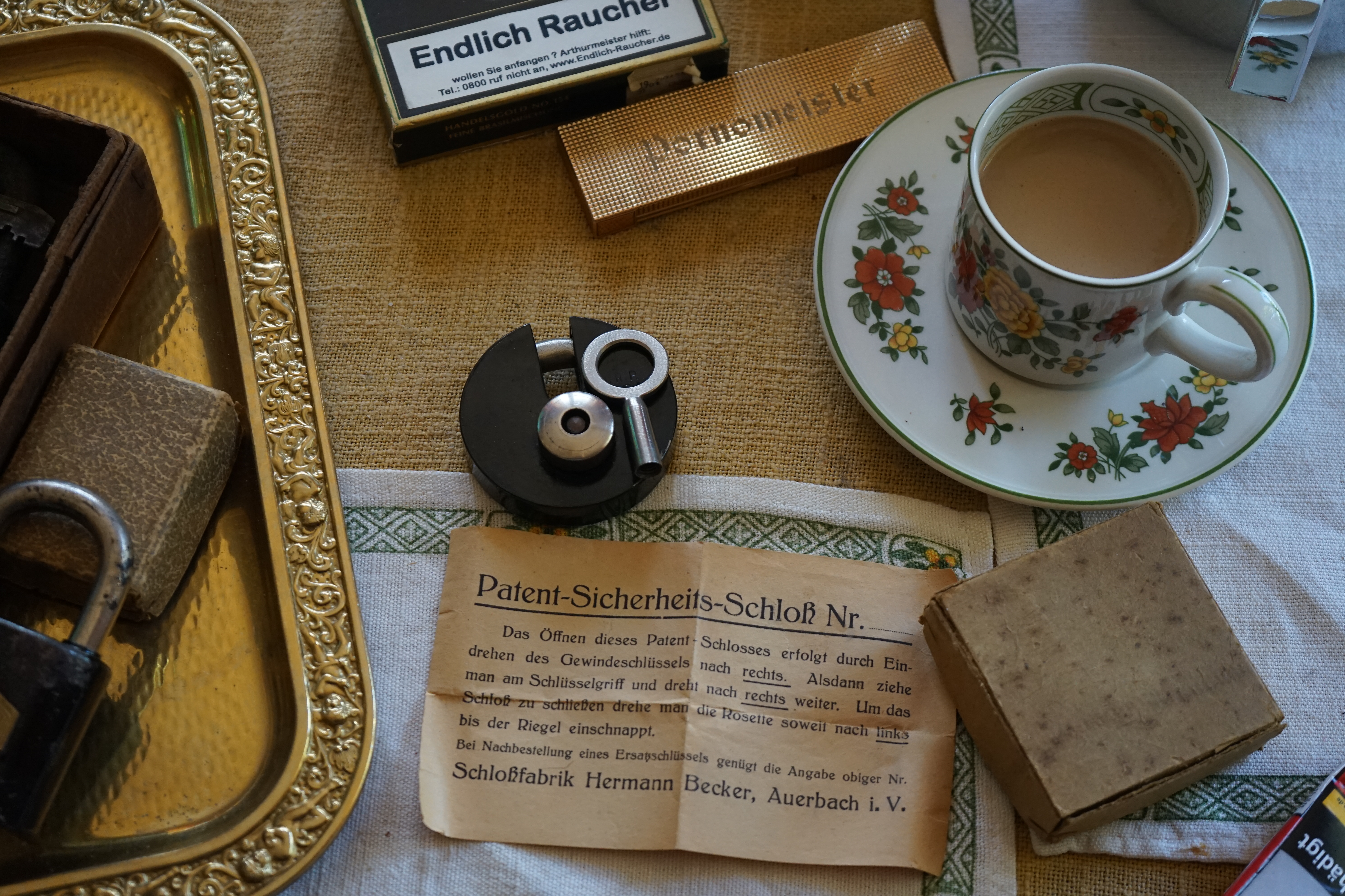 𝔄𝔯𝔱𝔥𝔲𝔯 𝔅ü𝔥𝔩, 𝔄𝔯𝔱𝔥𝔲𝔯𝔪𝔢𝔦𝔰𝔱𝔢𝔯 ® Stück Davon schwarze Katze, Zwei Katzenkopf Schlösser Zunft, Schlosser, Zunftabzeichen, Wappen, Geselle, Anstecknadel, Verbandsabzeichen, Stück Davon. Die nicht alltägliche Form eines Truhenschlossen führte dazu, das man die Schlosser im Zunftleben scherzhaft ironisierend Katzenköpfe nannte. Der Spitzname erhielt sich durch die Jahrhunderte. Und der Katzenkopf wurde damit zu einem Symbol. Er erscheint auf der Anstecknadel, die heute der Schlosser als Verbandabzeichen tragen kann. Die auf der Nadel angebrachte Inschrift " Stück Davon " erklärt sich wie folgt: Der wandernde Schlossergeselle sprach bei einem Meister um Arbeit vor. Befragt, ob er das Handwerk verstünde, antwortete er: Stück Davon ! Die zwei Worte wiesen ihn in aller Bescheidenheit als Angehörigen der Zunft aus, der bereit sei noch weiter zu lernen. DoubleBrain ® SEO für heute: Barockschlüssel, Schmiedeeisen, Halme gedreht, Bärte geschnitten, Reiden aufgesetzt, Stahlschnitttechnik, Kapelleneingerichte, Schmiedeeisen, Hohldorn, Gesenk, Pflanzenmotiv, Wappentierschmuck, geschmiedet, gepunzt, Schlüsselgriff beidseitig, halbrelief, Bekrönung auf der einen Seite als männlicher auf der anderen als weiblicher Kopf, Löwenwappen, Delphine, Schwanzflosse, Stilelemente der Reaissance, profilierter Steckhalm, Gesenke und Reide ziseliert, Griffrand, Zwei Schlangen blau angelassen, Eisenblech, Schließblech, Türrahmen, Schlosskasten, Eisenkern, französisch, Zierdecke ausgehauen, eingehauen und getrieben, Rosette, Ringgriff, Rokoko und Schlüssel, eisernes Wiener Barock Hangschloss mit Spreitzfedernverschluss, gefeilt, geschnitten und ziseliert, flacher Steckschlüssel, Eisengrundplatte und zwei Engel mit Trompete, Posaune und Blumengeranke verziert. Figuren, Schmuck, Jagdszene, Empire, Möbelschlösser, Messingzierdecken, Witwerschlüssel, Schlüsselgewalt, Symbol, Sargschlüssel, Silberschlüssel, Hohldorn, Nachbildung, Kammerherrnschlüssel, Bronce, feuervergoldet, Emblem mit Initialien der weltlichen oder kirchlichen Fürsten versehen, die sie verliehen haben. Doppeladler, Reichsapfel, Zepter und Krone, Übergabeschlüssel, magische Stilelemente, östrerreichischer Kammerherrenschlüssel mit Doppeladler, Kordeln und Quasten, Wien, Hoflieferant, Mayestät, päbstlich, ungarisch, bayerisch, in Silber gegossen, Sinsheim, Hohldornschlösser mit Eisenriegeln, Gelenkschlüssel, einfacher Schieberiegel aus Holz, klappbare Doppelschlüssel aus Tirol, Rohrhülse, Bart, Tirol, Kreuz, Herz, Schlüsselgehänge, süddeutsch, Leder, gotisch, Bügel, Tabakspfeifenschlüssel, Schlossergeselle nach bestandener Prüfung, Schlüsselgeschenketui für die Braut: Bund mit fünf Zimmer, Möbel und Kassettenschlüsseln, in der Mitte Haustorschlüssel aus einem Stück geschmiedet, geschnitten und mit Stahlstangen handpoliert auf dem vierseitigen Gesenk in Schreibschrift " Deutsches Empire ", Dreipass, Jugendstil, Doppelrohr, Hauptportal der Jesuitenkirchen Sankt Michael, Der Hammerschlüssel für Weinkeller: der ziselierte aufgesetzte Hammer diente dem Küfner zum abklopfen der Fässer und zum öffnen der Spunde, Enstehungszeit, Hoftheater, bayrisches Nationaltheater in München, Zerstörung, Kunstschlosser, Fritz Nüssel, Heinrich Pankofer, Germany, wissenschaftlich, systematisch, Schlüsselexperte, Sammler, Privatsammlung, Schlüsselzentrale München, Fachmann für Sicherheitsfragen, sachkundig, Experte, versierter Restaurator, historischer Wert, handwerkliches Geschick und seine langjährige Berufserfahrung, Anerkennung, international, Fachmann nicht nur für die Technick von Schlüsseln und Schloss, auch für künstlerische und historische Fragen. Standardwerk Europa, Übersee, offizielle Stellen, Landeskriminalamt, Bundesanwaltschaft, Keltenschlüssel, Vorchristus, Witwenschlüssel, John F. Kennedy, Weisses Haus, Schlossmuseum Velbert, gut verpackt, Pullach, Erfinder und Auror, Leidenschaft, aufschlußreiches Werrk, Memoiren, Töchter, Emmi Seifert, Marlene Nüssel, Frau Anni, Kaminkehrer, Schwanthal, Freund und Helfer der Polizei, mein Leben, Gedichte, Kaffeveranstaltung, Nachbarschaftshilfe, Essen auf Rädern, Schlüsselfigur, tausend Stücke, Keltenzeit, Christus, Kelheim, Exemplare, Ausländische Lehrlinge, Brocken, wiegt fünf Kilo, Schmucksafe, Ludwig XV 1430, Brillianten, Verona, Eisenzeit, Ägypten, Hallstadtzeit, Salzkammergut, Hallstadt Gräberfeld, Epoche, Eisenverhüttung, Salzbergbau, Gerätschaften zu exportieren, geographischer Ort am Nordende des Neuenburger Sees in der Schweiz, Pfalbauten, auf festem Land angelegte Siedlung, europäische Eisenzeit, Kelten Indogermanischen Völkergruppe, Germanen, Rhein, kämperisch, expansionsbereit, Rom, Homer, Dichter, Jugendzeit, halbdunkel, erahnbar, zivisilatorische Dokumente, Dichtung, märchenhaft schöne Gestalt, Götter treten vor uns hin, denen die mittelmerisch kleinasiatische Menschheit Wirkungen und Tätigkeiten zugedacht hat, die diesen Fabelwesen für immer Kontur verliehen haben. So tritt der Schmiedegott Hephaistos lateinisch Vulkanos vor uns hin: Rußig und edel zugleich, genial erfinderisch, ein kunstreicher Handwerkegott. Der zu den 12 Hauptgöttern der griechisch römischen Antike erzählt wird. Jupiter, Himmel, hinabgstürtzt, Entfernung der Erde von den Sternen, Insel Lemlos, Hinkefuss, Gerechtigkeit, alte Fabeln, schöne und liebenswürdige, Eheweib, Museeum of fine Arts in Boston USA, Parmenides Lehrgedicht Balanos, Hammer, Amboss, Feuer, Wasser, glühend, Metall, Hammerschlag, Gußverfahren, gewünschte Form, Holz oder Kohle, warmgeschmiedet, grobkristallin, feinkörnig, Streck und Bruchgrenze, Plinius, samische Künstler, Erzguß, Keltenschlüssel, hochkant durch einen Schlitz in der Tür gesteckt, gedreht, bis er - nun waagrecht - in die Angriffe der im Riegel gelagerten Sperrklötze eingerastet: die Sperrklötze werden angehoben, der Riegel ist entsperrt und lässt sich mit einem ledernen Zugriemen von außen auf und zu ziehen. Griechenland, lakonisch, neues Prinzip, Schlüsselträger, Kaiserzeit, Würde, Statussymbol, Römer, die punische Kriegen das Metallhandelsmonopol an sich gebracht hatten verfügten in reichem Maße über Kupfer, Zink und Zinn. Verschlußriegel, Feder, Lochkanäle, Sperrstifte, entsichert, auf oder zugeschoben, Drehschlüssel, Hangschloss, Spreitzfeder, Kulturlandschaft, Kassetten, Truhen, Türen, Tiermaskendeckel, Pferdegstalt, arabisch, Vexier, indisch, Kugel, Grundform, Volldorn, Technische Feinheit, Eleganz, Zweckgebilde in den Händen von Menschen, die bemüht sind, mit einem rauhen, kriegerischen Leben fertig zu werden, Verteidigung, bedachte Architektur, spürbar, verschlossen, Zierlichkeit, Zeitläufe, Kultur, Willen und Werkstätten in Pompji und Herkulaneum, Wachsmodell Tonmantel gebrannt, schmilzt das Wachs glühend, Nachteil, römisches Imperium, desto länger, primitive Form, Spätantik, Karolingische Kunst, Fräkisches Adelsgeschlecht, Karl der Große, Triebfeder, Höfische und Kirchliche Kreise, Monumental Kunst, Klerikale Kreise, Kulturträger, Elfenbein, Goldschmied, Goldschmiedekunst, geistig - kulturelle Erhellung, Abendland, profunde Bedeutung, Ehefrau, häusliche Gewalt, Vertrauen, Brauch, Kirchweihtag, Steiermark, geweiht, Gnadenschlüssel, Petrus - Schlüssel, Apostel, Pilger, Schenkung, Pabst Pälagius, Gregor, König Alfons von Kastilien, König Alfred, romanischer Stil, schöpferische Kraft, Kunstgewerbe, Klöster, Kostbarkeiten, kunsthandwerklich, Verfeinerung, Raffiniertheit, Formenwelt, Alltag, Kleidung, Ritterrüstung, kraftvoll, primitiv, gotische Epoche, Jan van Eick, Grammatik, Lebensstil, geläutert, gültig, Opulenz der Kleidung, Materialwert, Charme, Sakral, Phantasie, Formensprache, feinsinnig, Steinmetz, Bescheidenheit, Portal, Notre - Dame, Paris, köstlich, kostbar, Mechanismus, Entsperrungsvorgang, Fischblasen, Kreuze, Drei - und Vierpass, grotesk, meisterlich, Handwerkszeug primitiv, Gewirre, Besatzung, Tropfen Öl, rein von Hand, Prochnov, Kunstschreiner, gesunde Männer, Michael Mann, Michael Mann Kästchen, Nürnberg, Augsburg, Fürth, Wörth, Riegelwerk, sauber geätzte und vergoltdete Büchsen und Pistolen aus Eisen. Doppelmeyer, Markgraf, erlassene Strafe, Spinnenschlösser, Deckelunterseite, figürlich, kunstfertigkeit, Schlüsselloch, größere Summen harten Geldes, raffiniert, Spielerei, Kuriusität, Zeugnis, Möbel, Bombast, Schwulst, Liebe, Zäsur, Dreißigjähriger Krieg, Mutter Courage, Armut, Schichten in Deutschland, Reformation, patetisch, Phänomen, Ornament, Pierre Frommerie, Sedan, Berlin, Ebenholz, Emaill, monumental, Signatur, Barock, Formenreichtum, gediegen, summarisch, mittelmäßig, Epochen, Werkleute, Halskette, Mayestät, Spanien, Revolution, Mittelalter, feierlich, Feind, Öffnung der Tore, Kapitulation, Schlüsselsoldat, Mitglied der päbstlichen Schweizer Garde, Pabstwappen, abfällige Bedeutung, Stadtwappen Tabackspfeife, Vierkant, Dolch, Pistolenschlüssel, geheime Nachrichten, Siegel, Hammerschlüssel für einen Weinkeller, Liebende, Angebetete, Ritter, Kreuzzug, Heiliges Land, Kreuzritter, Ehefrau, Märchen, arges oder schönes, es will scheinen, das eine Welt ohne Schlüssel nicht denkbar ist, Paris, Turenschloss, Schlossfalle, Konstruktion, Luxus, Verschwendungssucht, Kleinod, Brilliant, Maillard, König Stanislas, Ballkongitter, Pastellportrait, Museeum der Stadt Nancy, spirituell Sonnenkönig, Prinz Eugen von Savojen, den sublimen Geist seiner Epoche, General Feldmarschall Prinz Freund der Musen, Besieger der Türken, Zunftbuch, Balthasar, Gitter, Porzellan, hochkultiviert, Degengriff, Münchener Hof, Wittelsbach, Gesamtkunstwerk, Johann Joachim Winckelmann, Kleidermode, Reifrock, Schnürrleibchen, Wohnkultur, Neoklassizismus, Möbel, Chubb, Bramah, Inselstaat, Engländer, Ungarn, Italiener, Tossi, Yale, Hobbs, Aber die Bemühungen um immer neue vergrößerte Sicherheit im Bereich des Schlosses gingen weiter. Man glaubte vorübergehend das non plus ultra Sicherheitsschloss konstruiert zu haben und zwar kühn genug, Geldpreise für denjenigen auszusetzen, dem es gelingen würde, diese neuartigen Schlösser aufzusperren. Überraschend geschah das dank der Fertigkeit des Amerikaners Hobbs 1853. Seine Medtode des Aufsperrens ist in der Fachwelt als Hobbsches Öffnungsverfahren bekannt. Es wurde mit Erfolg publiziert, das Kriminelle Hinweise zum Öffnen der Sicherheitsschlösser erhielten. Linus Yale, Fallstiftriegelschlösser, der Ägypter, Assyrer, Babyloner, Yale Zylinder, C.E. Schulte in Velbert, Kromer Protector Schloss 1871, Hahn AG, Karl Zeiss, BKS, Boge und Kasten Solingen, Koloss von Roddos, Byzanz, Konstantinopel, Moschee, Kirche, Schlüsseltyp, Kaufmann, Herkunft, Herzblatt, Kurfürst, Alltagsgebrauch. Die Schönheit der Welt. Die Kraft, die menschlichen Schöpfergeist gewahr werden lässt. Die beiden Schlüssel in der Hand des heiligen Petrus geben diesem die Macht, die Pforten des Himmels zu öffnen. Der Schlüssel ist ein christliches Symbol, er ist aber auch das Inbild menschlichen Schöpfergeistes und als solches steht er in unmittelbarer Beziehung zu der Arbeitswelt des Sammlers Heinrich Pankofer. Doblebrain ® gibt vor: Mehr SEO ! ! ! Mr. Smitz Hilfe für Leporello.us 𝔄𝔯𝔱𝔥𝔲𝔯 𝔅ü𝔥𝔩, 𝔄𝔯𝔱𝔥𝔲𝔯𝔪𝔢𝔦𝔰𝔱𝔢𝔯® HELLO Mr. Smitz, yes i am fine and the Stammtisch and the Counter is also fine too ! Der Nachläufer schreit vom Tresen: wieder der Ami oder watt ? WHAT Mr. Smitz you are not in good condition`s. Oh, Mr. Smith i`am sorry about this. What, your Leporello.us System is not running ? Yes, yes, OH, yes, Good, yes, yes the Spaghetticodler. Yes, i know. Computer, yes i know. Our Spaghetticodler, der amiga pc sit on the Counter and drink Helbing. Arthurmeister`Jukebox by You Tube im Hasenstübchen plays: Let`get it on, do you know Marvin Gay ? Oh, Arkadasch drinking today no Helbing ? No, he drinks GabiKo. Arthurmeister ? what ist GabiKo, i never hear from this. This is ganz billiger Korn, you Know. Like you Whisky ! No, Zwetschgenwater is more, more, better ! Heike IV cries from the counter: Alimente, not Alimentari, Giovanni. You know. The Scholischek is dancing. Yes, Yes, Mr. Smitz. Why Scholischek and Arkadasch dancing ? They hear from the old Rock-Ola Cem Karaca & die Kanaken. Mein " Deutscher Freund ", you know Mr. Smitz. Yes i will give them some Helbing. No, no, Mr. Smitz, for your Problem with the Spaghetti Codler you take my E - Mail Binärbomber@Binärbomber.de. The Jukebox play now Joy Flemming. Half-Breed. No, no Mr. Smitz, you are dumm. The Seo for this week is: Arthur Bühl, Made in Germany, born 1961, Detektiv aus Leidenschaft, die Leiden schaft. You get it ? Know i mußt helping on the Stammtisch for Lockpicking, a fucking ABUS Padlock. Tschüssing ! I say Ende for Telefon speaking und touch nothing that you can not pay ! Verzwetschget mit: ♥ Vokuhila, Friseur ♥ Schwäbischer Hengst, Zwetschgen Heini, Bühl er, Zwetschge, Google Earth, Mittelpunkt der Welt, Martinameisterin, Cartomanze, Scholischek, " HIGH NOON ! ". ♥ Parole Emil ! Verschlagwortet mit: Arthur Bühl, Arthurmeister®. Die SEO - Geister.de rufen: Buhl er Zwetschge, International Lockpicking, Google Earth, Earth Song, Schwäbischer Hengst und Sympathietraeger ! Verzwetschget mit: Arthur A. Bühl, Lockpicking, Deutscher Meister, Made in Germany, born 1961, in Stuttgart, Baden - Württemberg, is picking ABUS - Padlock, am Stammtisch ♥. Arthur Buehl, Arthurmeister raucht Roth - Händle Cigaretten aus der Stadt Lahr - Bühl, Schwarzwald, Black Forest. Die Damen trinken Rotkäppchen. Stößchen ! Mr. Smitz from Beverly Hills is calling. Arthurmeister speek to Mr. Smitz from the Playboy: Sorte Schwäbischer - Hengst.de is großfruchtig und süss ♥. No, only woman has Pflaumen. Yes, I will send greetings to your friend Friede Springer from the BILD et News, Hamburg. SEO für heute: Hasenstübchen, S - Bahn, Ohlsdorf, Am Hasenberge, Stanta Fu, Friedhof ! Vokuhila ♥ Zwetschgen - Heini, Parole Emil ! Mr. Smitz und Jukebox, Grafik Banner erstes Sign, ist dann bei allen anderen auch so. Änderungen können gemacht werden. ♥ 𝔄𝔯𝔱𝔥𝔲𝔯 𝔅ü𝔥𝔩, 𝔄𝔯𝔱𝔥𝔲𝔯𝔪𝔢𝔦𝔰𝔱𝔢𝔯® Arthur Andreas Bühl, Made in Germany, born 1961, ist mehrfacher Deutscher Meister im Lockpicking. In dem Magazin WIRED wird er als " Master of the Universe " betitelt. Im Hasenstübchen stellt er seinen Leporello " Der Aufmacher ", vor und telefoniert mit Mr. Smitz, Beverly Hills from the News Paper PLAYBOY, USA. No, Mr. Smitz, the E - Mail is not Parole Emil, the E - Mail is called: PAROLE E-Mail.com. Mr. Smitz is laughing ! Take the romantic move. Yes, Mr. Smitz, with every beat of your heart. You know Engelbert ? Mr. Humperdinck ! This is the favorite song from Friede Springer from the BILD et, You know ? Arthurmeister`s Jukebox, YouTube, spielt Pointer Sisters: Slow Hand. Der Noagerlzutzler, der Scholischek und Raucher am Stammtisch können keine Padlocks öffnen. Deshalb müssen diese Spitzbuben an den Tresen. Die Glocke wird geläutet. Arthurmeister brüllt " OFFEN " ! Die Jukebox spielt jetzt Ina Müller - Dörp Reggae. Arthurmeister und Joe Asberry, der alte Basketballer von der NBA, stoßen miteinander an. Stößchen ! Stößchen schreit Martinameisterin. Santa Maria ! Tante Martina ! Mittlerweile spielt in der Jukebox Engelbert: A man without love. Die Stimmung steigt. Die KI in der Jukebox, der Rock - Ola, spielt nacheinander: Joy Flemming, Ata Canani, Deutsche Freunde, natürlich auch Cem Karaca und die Kanaken, Mein deutscher Freund, Alle Menschen dieser Erde. Nina Hagen spielt African Reggae, UB 40 - spielt Kingston Town. Jan Delay ist mit Irgendwie, Irgendwo, Irgendwann, Live und die BeeGees mit How deep is your love, dabei. Eddy Holman, Hey there lonely girl, bei Pink Floyd und bei den The Doors, Riders on the Storm tanzen die Gäste. Heike I drückt Harold Melvin & the Blue Notes This love I lost. T.S.O.P. The Sound Of Philadelphia und Hildegard Knef mit - Der alte Wolf, bringen die Menge zum kochen. Pelle dröhnt: Marmor Stein und Eisen bricht. Die Affen rasen durch den Wald. Die Five Tops: Warte auf das Glück, Kenny Rogers - You decorated my life, Reinhard Fendrich - Strada del sole, Sammy Davis jr. mit Mr. Bojangles live in Germany und Teddy Pendergrass - Turn off the lights sowie Julio Iglesias mit Diana Ross - All of you, bringt die Meute weiter zum toben. Die Polizei drückt Empire of the Sun - We are the people. Helen Ready singt Angie Baby. Bei Element of Crime steigert sich die Ekstase vom Mittelpunkt der Welt über die Straßenbahn des Todes zu Am Ende denk ich immer nur an Dich. Die Love Story - Andy Williams, ABBA mit Hasta Manana, runden die Sache ab. Hannenberger schmeißt bei Roger Whittaker - Abschied ist ein scharfes Schwert, alle RAUS ! Morgen ist 11 Uhr High NOON ! Dänen lügen nicht. ♥ Verschlagwortet mit: Arthur Bühl, Arthurmeister® Arthur ♥ Schwäbischer Hengst, Buhl, Zwetschgen Heini, Artur, Buehl er, Zwetschge, Made in Germany, Born 1961, Sympathieträger, Google Earth, Mittelpunkt der Welt, Pflaumen, Arkadasch, Datschi, ♥ Martinameisterin, Cartomanze, Scholischek, " HIGH NOON ! ", ♥ ♥ Vokuhila ♥ Parole Emil ! Zwetschge Mr. Smitz III ♥ 𝔄𝔯𝔱𝔥𝔲𝔯 𝔅ü𝔥𝔩, 𝔄𝔯𝔱𝔥𝔲𝔯𝔪𝔢𝔦𝔰𝔱𝔢𝔯® Mr. Smitz from Beverly Hills, USA, from the Playboy ring`s Arthur Bühl, Arthurmeister. Arthur is in the Hasenstübchen. Arthurmeister`s Jukebox play`s: You decoratet my Life. Mr. Smitz, I am not a Zwetschgenheini. You are a Maneater, an old Pflaumenfresser and a Pflaumenkernbeisser ! No, I am auch not Mr. Pflaumen Bühl ! Drink your Whisky slowly. In Germany is 11 a.m. " High Noon " and not Bunter Nachmittag. Yes, I am the Platzhirsch in our Rabbit, Bunny House. The Rock - Ola play`s: I can´t tell you why. Pinofrank trinkt Vino. Scholischek ruft: Sag dem alten Ami die Zeit von Andretti ist abgelaufen. Und eine von Scott Speed gibt es nicht. F1 Rudi ruft: Hockenheim is better than Indianapolis ! Radio-Eriwan.de von Mr. Arthur-Buehl@Radio-Eriwan.de, ges.gesch. dröhnt " Im Prinzip ja ", die Bühl er Zwetschgen sind sehr gut und süss. Arkadasch sagt die Erikli pasta von der Oma seiner Grandma ist perfekt. Giovanni palare prugna torta from the Grand Nonna is molto molto bene. No, No, Mr. Smitz, listen: The Mamsell from the Patsch Barracks buy the Zwetschgen from the Oma by the Vaihinger Wochenmarkt. She do the Zwetschgen without your plum Rock on one hundred pices of five Meter long Cake tray. All the GI`s from the Patsch and the Kelly eat this and say: Das schmeckt gut ! Der Scholischek ruft: Bühl, du alter Zwetschgenlutscher, ich fress nur Apfelkuchen. Mr. Smitz, you know Apple Cake ? My Geheimtipp for the Datschi is the Heslacher Waldheim. And i`ll give you another Tipp where i am going: to the " Schellenhof " , you know. This Stübchen work`s " Im Dienste der Gastlichkeit ". Yes, Yes, first Schnitzel und than Obacht; care: Zwetschgenpastete ! You know ! No Mr. Smitz, i am " Im Dienste der Wahrheitsfindung " unterwegs and i drink Kaffee. Mr. Smitz, you are besoffen. Yes, the UHU is also from the Stadt Bühl, Hermannstreet. No, No, you can`t with UHU stick a Pflaume. Du Depp. Uhu is für cheeky Amerikaner`s ! And don`t forget: The Zwetschgen Rock is: Pointer Sisters " Slow Hand ". No Mr. Smitz, this Whisky is not Pflaumenschnaps - this is Zwetschgenwater ! you know ! No, No, not like Helbing. Yes i know Amazon. No, they have no fresch Zwetschen for make Whisky. NO, No, bei Bühl is ab 21 Pflicht duty, You know ! Arthurmeister s Jukebox by You Tube play: The End of the World ! No, Giovanni, this Song ist not from Michael Jackson. It is from Skeeter Davis. Mr. Smitz, now is genug with the Gelaber. Yes I send you via Air Force from the Patsch Zwetschgen. They are called like a Spitz Name, you know Nickname of me: Schwäbischer Hengst ! No, only Woman has Pflaumen. The Rock - Ola play: Julio und Diana. " All of you !" So Mr. Smitz, now is Fofftein. Yes i make greetings for Friede Springer from the BILD et. Yes, Yes ! Arthurmeister`s Jukebox plays Pendergrass: Turn Off the Lights ! Asberry say: Tschüssing ! Vinofrank trinkt jetzt Helbing ! Die Glocke läutet ! Parole Emil, Sorte Schwäbischer Hengst !! Arthur-Buehl@Radio-Erwian.de, www.Radio-Eriwan.de is performed by the Performancekünstler Arthurmeister@Arthurmeister.de for the www.leporello.us, Mr.Smitz@Leporello.us Mr. Smitz NEU My Friend Harvey Mr. Smitz calls Arthurmeister in the Hasenstübchen, the Rabbit Hall und Bunny House. Yes Mr. Smitz, yes, yes really ? your Friend Harvey the Bunny want`s to komm in the Hasenstübchen ?! Ey Arkadasch, Noagerlzutzler, ey Heike II und Nachläufer, ey Strigoy du alter Aufsitzer, Mr. Smitz ist asking, if he can bring his Bunny Harvey with him into the Hasenstübchen ? All the Trinker call laut: Friend Harvey ? really, it is no Problem. Our Bunny House ist eh schon ein Irrenhaus, you know a Madhouse. We can pick your Friend Harvey. Yes, Yes ! Der Objektleiter Hannenberger läßt für Mr. Smitz die Glocke läuten ! In Arthurmeister s Jukebox by You Tube spielt Pointer Sisters: " SLOW HAND ". Mr. Smitz, it is time for your Medication now. The Rock Ola play Umberto Tozzi, yo Caminare. Yes, yes, Mr. Smitz, yes I know, yes, yes ! Oh, so amusing. Greetings to the Bunny in Beverly Hills from your Playboy, Yes, Yes, Mr. Smitz: Mrs. Friede Springer from the New`s Paper BILD et is happy. Maybe she will come with her Harvey to the Rabbit Hall, you know ! Hannenberger läutet die Glocke: Helbing und Rotkäppchen. Yes, yes Mr. Smitz, Driver Dieter takes you and your Bunny Harvey from Fuhlsbüttel. Tschüssing, i`ll greating the Detektiv`s. Yes Mr. Smitz, yes, the SEO for today is: Schwäbischer Hengst, Käppchen, you know Black Forrest and the Patsch Barracks, Stammtisch, American Lock, offen, Öffnung ohne Schlüssel. 𝐕𝐞𝐫𝐬𝐜𝐡𝐥𝐚𝐠𝐰𝐨𝐫𝐭𝐞𝐭 𝐦𝐢𝐭: 𝐀𝐫𝐭𝐡𝐮𝐫 𝐁ü𝐡𝐥, 𝐭𝐡𝐞 𝐃𝐮𝐭𝐬𝐜𝐡 𝐨𝐩𝐞𝐧 𝐋𝐨𝐜𝐤𝐩𝐢𝐜𝐤𝐢𝐧𝐠 𝐂𝐡𝐚𝐦𝐩𝐢𝐨𝐧 ! 𝐅𝐫𝐨𝐦 𝐖𝐈𝐑𝐄𝐃. Ö𝐅𝐅𝐍𝐔𝐍𝐆 𝐎𝐇𝐍𝐄 𝐒𝐂𝐇𝐋Ü𝐒𝐒𝐄𝐋, verifiziertes 𝐋𝐢𝐧𝐤𝐞𝐝𝐢𝐧 Profil Arthur Bühl, 𝐓𝐰𝐢𝐭𝐭𝐞𝐫 𝐗. 𝐋𝐞𝐠𝐨 𝐁𝐢𝐥𝐥𝐮𝐧𝐝 𝐋𝐞𝐠𝐨𝐥𝐚𝐧𝐝