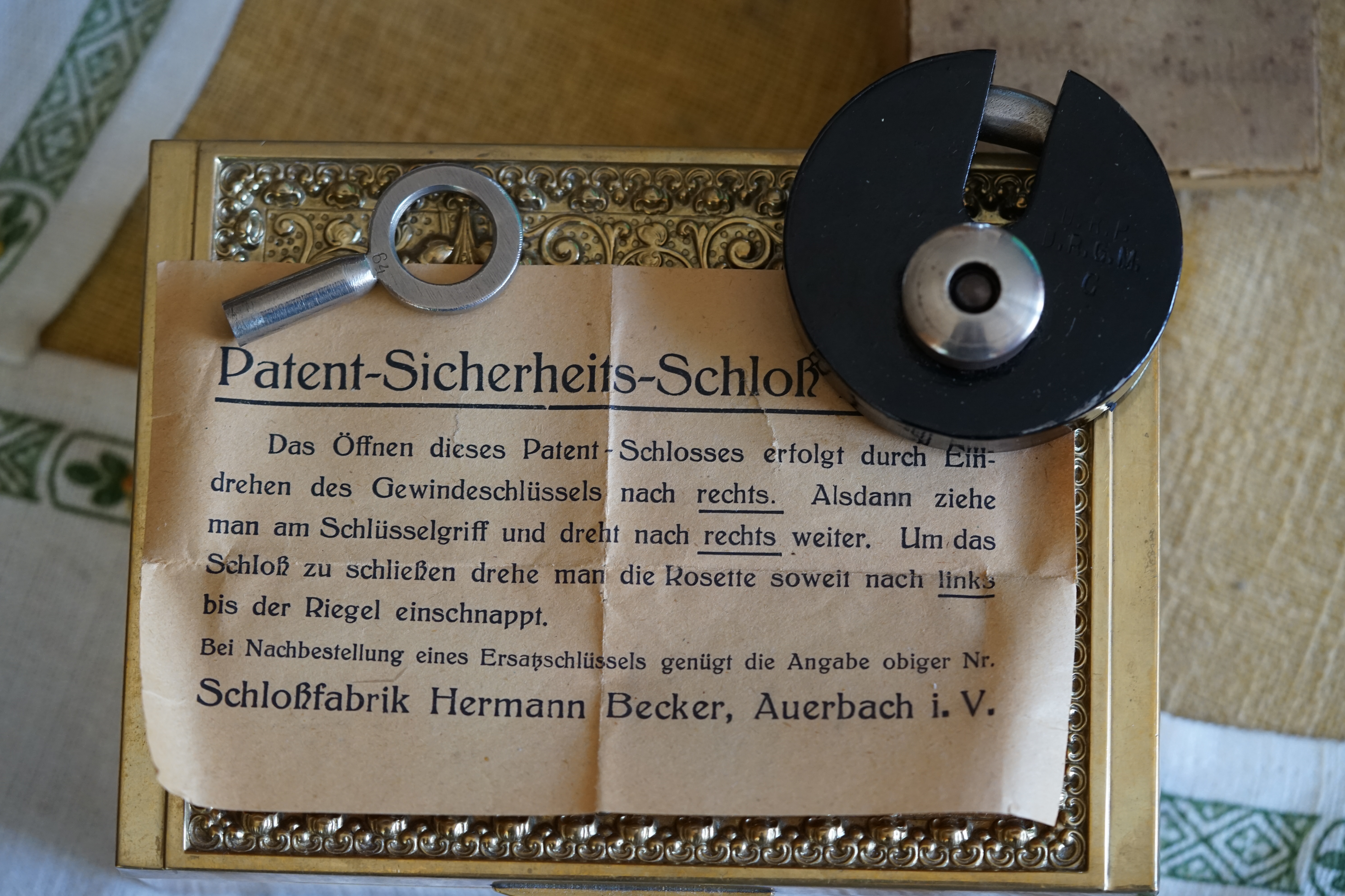 Arthur Bühl, Arthurmeister, Bühl Wappen, BÜHL Stadt Wappen Der Sympathieträger ist in Stuttgart, Baden - Württemberg geboren. Der Detektiv lebt in HAM. H1 Text der SEO gibt Texte aus Arthurmeister`s Leporello frei. 𝔄𝔯𝔱𝔥𝔲𝔯 𝔅ü𝔥𝔩, 𝔄𝔯𝔱𝔥𝔲𝔯𝔪𝔢𝔦𝔰𝔱𝔢𝔯 Bühl, Arthur, Jahrgang 1961, Made in Germany, Babyboomer, Detektiv or Private Investigator how Mr. Smitz from the PLAYBOY, Beverly Hills, say`s. Yes Mr. Smitz i will send you the Photo Arthurmeister`s F 1, Jacket for your LeporelloUS. to your E - Mail Mr.Smitz@Mr.Smitz.us. Ok, Mr. Smitz. Mr. Smitz do you know what Google Earth is ? Take BÜHL Arthur, only by Google Earth, you know ? have done it ? Yes Google will show you my Panel superfast. Cool, Arthurmeister, cool. Yes Mr. Smitz, this can i do for you too ! Yes with SEO. Yes, yes, i have Arkadasch erklärt, sein Erikli pasta is not so genial. Der beste Zwetschgenkuchen, you know plum tart, is from the Stadt Bühl. Not laughing in the USA. Bühl is a City like my Name. And the People in this City called it: Zwetschgendatschi ! you know. This is the world best plumcake. Yes Datschi. Yes, Stadt Bühl is near Baden - Baden, the Casino, you know ! Yes. Baden-Württemberg. You must know there is since 1927 the traditionell Zwetschgenfest. And there ist the Zwetschgenkönigin ! Mr. Smitz, my Ur Ur Ur Ur Grandfather is born in Bühl. My Great Grand Grand Mother where also born in the town Bühl. Their profession was Zwetschgenpicker. Not Lockpicker, Zwetschgen / Plum Picker. And Rüttler. Oh, really ! Yes, Yes. And since this time the name of the family Bühl from the Stadt Bühl is: Yes you know - Buehl. Yes i will give Greetings from you to Mrs. Friede Springer from the Newspaper BILD et. Yes, the Elbphilharmonie is in Betrieb. OH, Mr. Smitz, greeting´s to you from Joe Asbbery, NBA, you know. Tomorrow we will meet us in the Hasenstübchen, our Rabbit Hall. For Lockpicking und Beer. Call you. Parole Emil ! Seo Mr. Smitz NEU My Friend Harvey Mr. Smitz calls Arthurmeister in the Hasenstübchen, the Rabbit Hall und Bunny House. Yes Mr. Smitz, yes, yes really ? your Friend Harvey the Bunny want`s to komm in the Hasenstübchen ?! Ey Arkadasch, Noagerlzutzler, ey Heike II und Nachläufer, ey Strigoy du alter Aufsitzer, Mr. Smitz ist asking, if he can bring his Bunny Harvey with him into the Hasenstübchen ? All the Trinker call laut: Friend Harvey ? really, it is no Problem. Our Bunny House ist eh schon ein Irrenhaus, you know a Madhouse. We can pick your Friend Harvey. Yes, Yes ! Der Objektleiter Hannenberger läßt für Mr. Smitz die Glocke läuten ! In Arthurmeister s Jukebox by You Tube spielt Pointer Sisters: " SLOW HAND ". Mr. Smitz, it is time for your Medication now. The Rock Ola play Umberto Tozzi, yo Caminare. Yes, yes, Mr. Smitz, yes I know, yes, yes ! Oh, so amusing. Greetings to the Bunny in Beverly Hills from your Playboy, Yes, Yes, Mr. Smitz: Mrs. Friede Springer from the New`s Paper BILD et is happy. Maybe she will come with her Harvey to the Rabbit Hall, you know ! Hannenberger läutet die Glocke: Helbing und Rotkäppchen. Yes, yes Mr. Smitz, Driver Dieter takes you and your Bunny Harvey from Fuhlsbüttel. Tschüssing, i`ll greating the Detektiv`s. Yes Mr. Smitz, yes, the SEO for today is: Schwäbischer Hengst, Käppchen, you know Black Forrest and the Patsch Barracks, Stammtisch, American Lock, offen, Öffnung ohne Schlüssel. Parole Emil. 𝐕𝐞𝐫𝐬𝐜𝐡𝐥𝐚𝐠𝐰𝐨𝐫𝐭𝐞𝐭 𝐦𝐢𝐭: 𝐀𝐫𝐭𝐡𝐮𝐫 𝐁ü𝐡𝐥, 𝐭𝐡𝐞 𝐃𝐮𝐭𝐬𝐜𝐡 𝐨𝐩𝐞𝐧 𝐋𝐨𝐜𝐤𝐩𝐢𝐜𝐤𝐢𝐧𝐠 𝐂𝐡𝐚𝐦𝐩𝐢𝐨𝐧 ! 𝐅𝐫𝐨𝐦 𝐖𝐈𝐑𝐄𝐃. Ö𝐅𝐅𝐍𝐔𝐍𝐆 𝐎𝐇𝐍𝐄 𝐒𝐂𝐇𝐋Ü𝐒𝐒𝐄𝐋, verifiziertes 𝐋𝐢𝐧𝐤𝐞𝐝𝐢𝐧 Profil Arthur Bühl, 𝐓𝐰𝐢𝐭𝐭𝐞𝐫 𝐗. 𝐋𝐞𝐠𝐨 𝐁𝐢𝐥𝐥𝐮𝐧𝐝 𝐋𝐞𝐠𝐨𝐥𝐚𝐧𝐝