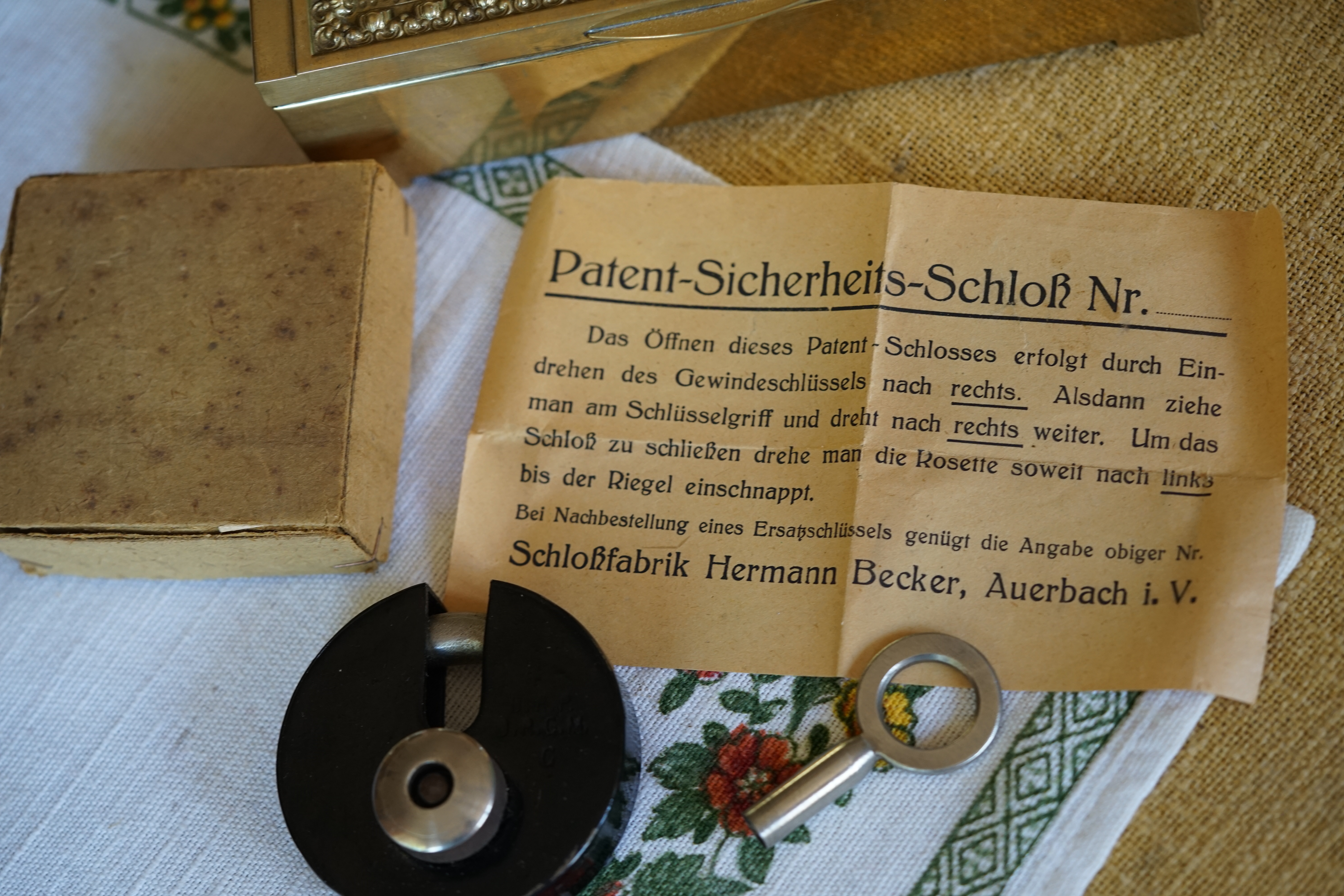 Arthur Bühl, Arthurmeister ®,Lockpickerherz ® Schlossherz ®, Pornomeister ®, neuer SEO Text für 2026 12.00 Mittags im Hasenstübchen. Basketball Bouncing Joe Asberry schreit: Prost ! Die Glocke kingelt ! In Arthurmeister`s Jukebox im Hasenstübchen spielt: Slow Hand von den Pointer Sisters. Ferrari Rudi sitzt am Tresen. Anstatt Helbing trinkt er heute Underberg. Pelle und Heike I machen Stößchen. Justamente klingelt das Telefonino. Der Hannenberger lacht zu Bouncing Joe Asberry: Ich wette mit Dir: Da ruft unser Freund Mr. Smitz vom Playboy an. Arthurmeister geh endlich ran. Die Glocke klingelt. Yes Mr. Smitz, yes, yes Mr. Smitz. Yes great, you know. Yes, yes we have a Party. Yes, yes. Ja: Angela Merkel, die kennen wir. You know: " Bundeskanzlerin ". Giovanni ruft: Bella Donna: Signora Merkel is the CEO of the world. Yes, Yes Mr. Smitz, i will look about her Memoiren. Oh Mr. Smitz ? Her Biographie with her Signature ? OH, Mr. Smitz mit Widmung ? Das wird nicht einfach ! no easy, you know ! Da muß die Glocke aber ein ganzes Wochenende läuten. Prost. Helbing. Yes Mr. Smitz, hands on the heard, you know, difficult ! Arkadasch !!! Smitz U.S.A. braucht die Memoiren von Angela Merkel signiert mit dem Text: Für Mr. Smitz from the Playboy ! Also pass auf: Dein Schwippschwager ist doch Aufsteller bei der Messe. Ja, Buchmesse. Dort hält die Merkel eine Autogrammstunde. Der soll sich dort anstellen mit seinen Kumpani. Ja, der Smitz läßt hier die Glocke läuten. Das gesamte Wochenende. Hannenberger gibt das Passwort: Freibier, Freibier ! Die Glocke läutet jetzt: Helbing ! In Arthurmeister`s Jukebox spielt: The Tramps - Disco Inferno - Orginal Longversion Tony Mendes ! Basketball Bouncing Joe swingt mit dem Kopf mit. Jetzt meint Arkadasch: Oh meine Kumpani trauen sich nicht zu Dr. Angela Merkel. Die haben Angst vor Ihr. Kein Autogramm heißt kein Freibier. Droschkendieter !! Du fährst jetzt zur Buchhandlung, holst drei Biographien von der ollen Merkel, fährst weiter zum Kujau ! Ja, der hat dem Heinemann vom Stern, Hamburg, gefälschte Tagebücher verkauft. Der soll dir in ein Exemplar die Unterschrift der Merkel und die Widmung reinmalen. Sag ihm viele Grüße vom Arthurmeister und Parole Freibier, Freibier ! Dann malt der es dir sofort. Der kann das freudigst. Und sag ihm, das sei für Smitz, Amerika. Aber diesmal soll er keine rosa Tinte verwenden. Dann kommst du wieder her und wir alle unterschreiben das zweite, dann fährst du geschwind rüber nach Fuhlsbüttel, drängelst dich am Luftfrachtschalter vor, läßt die Bücher verpacken und paßt auch auf, das die auch tatsächlich im nächsten Flieger in die U.S.A. reisen. Dann hat er die Bücher, quasi wenn der Flieger landet. Sag denen: Parole: Freibier, Freibier ! Arthur und wozu das dritte Buch ? Du Depp, wenn beim unterschreiben vom zweiten Buch einer draufkotzt oder ein Brandloch reinmacht dann haben wir Ersatz ! Und diesen legen wir dann hinter den Tresen ins Regal und tuen so als hätten wir es gelesen. Es reicht das wir Frau Bundeskanzlerin mit guten, besoffenen, nicht ausgeklügelten, dummen, peinlichen Ratschlägen beraten haben ! Punkt. In Arthurmeister´s Jukebox spielt: Lady von Kenny Rogers. Sir Waschi hat gleich CHARLIE RICH - The most Beautifull Girl in The World, gedrückt. Die Stimmung ist gut. In der Jukebox spielt mittlerweile Aloe Blanc - I need a Dollar. Die Stimmung ist fantastisch ! Jetzt steigert sich die Stimmnung noch als der Nachläufer Roberto Blanco - Caramba, Caracho ein Whiskey, Carambo Caracho ein Gin, verflucht Sacrcameto Dolores und alles ist wieder hin ! In Rio de Janeiro… drückt. Der Noagerlzutzler drückt Roberto Blanco - Der Puppenspieler von Mexico und räumt Gläser ab. Hannenberger reicht schon einmal den Himmelsschlüssel ! Schwerti fragt: Mastertouch und wenn der Dir auf die Schliche kommt ? Du Depp, was glaubst du wenn der erfährt, daß er einen orginalen Kujau, dem Tagebuchfälscher hat, dann läuft der durch Beverly Hills und gibt damit bei jedem an, als sei er The Greatest. Und Du weißt: Die Schriftsachverständigen vom Stern oder von der Bild et und der Heinemann brauchten Monate bis sie diesen Betrug mit dem Verkauf der Tagebücher erkannt haben. In Arthurmeister`s Jukebox spielt: Calvin Harris & Sam Smith: Promises ! und es wird mitgesungen. Das Droschkendieter dann doch nur beim Papierfuzzy im Copy Shop neben an war ? weil der Kujau besoffen war ? Quatsch, kalter Kaffee, der Smitz verhöckert das Buch an Rockefeller. Was glaubst du, warum die Parole Freibier Freibier lautet ? Wir sind hier nicht bei der Wohlfahrt. Ferrari Rudi macht Ralala: Sonntag ist Formel I in Indianapolis. Denkt dran: High Noon ist dann morgens 07.00 Uhr. Die Glocke läutet ununterbrochen. Freibier, Freibier, Freibier, Parole Freibier. Let Michael pass for the Championship ! Das gesamte Hasenstübchen tanzt und platzt aus allen Nähten. In der Jukebox spielt James Last und Orchester: T.S.O.P The Top Sound of Philadelphia ! Prost, Prosit und Stößchen ! Der Hannenberger sieht zufrieden aus. Taged with: Bühler Zwetschge, Bühl Wappen, Zwetschgenhengst, Zwetschgenfest, Meister, Arthur Andreas Bühl, Privatdetektiv. Arthurmeister007@gmail.com