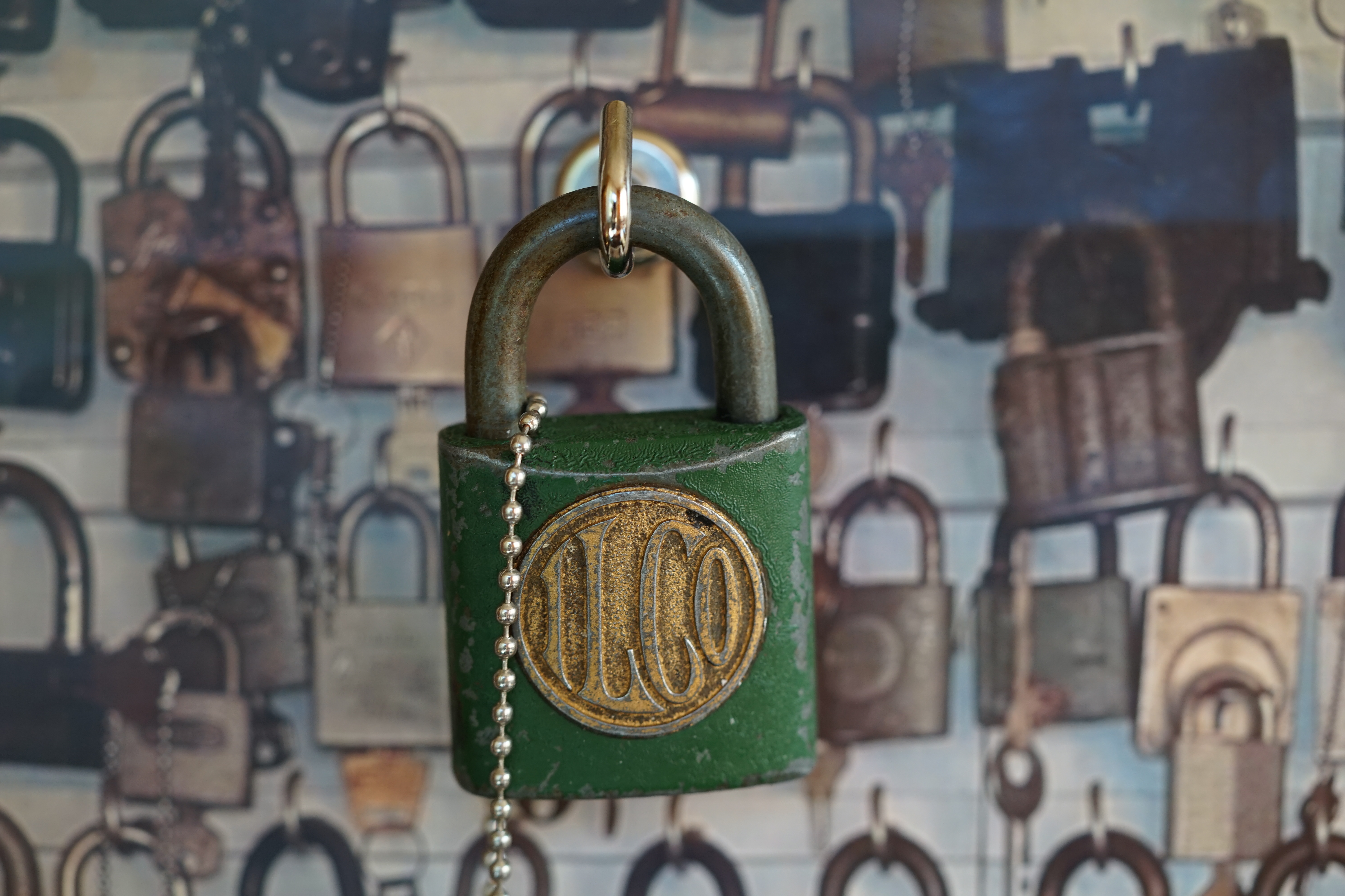 𝔄𝔯𝔱𝔥𝔲𝔯 𝔅ü𝔥𝔩, 𝔄𝔯𝔱𝔥𝔲𝔯𝔪𝔢𝔦𝔰𝔱𝔢𝔯 ® Stück Davon schwarze Katze, Zwei Katzenkopf Schlösser Zunft, Schlosser, Zunftabzeichen, Wappen, Geselle, Anstecknadel, Verbandsabzeichen, Stück Davon. Die nicht alltägliche Form eines Truhenschlossen führte dazu, das man die Schlosser im Zunftleben scherzhaft ironisierend Katzenköpfe nannte. Der Spitzname erhielt sich durch die Jahrhunderte. Und der Katzenkopf wurde damit zu einem Symbol. Er erscheint auf der Anstecknadel, die heute der Schlosser als Verbandabzeichen tragen kann. Die auf der Nadel angebrachte Inschrift " Stück Davon " erklärt sich wie folgt: Der wandernde Schlossergeselle sprach bei einem Meister um Arbeit vor. Befragt, ob er das Handwerk verstünde, antwortete er: Stück Davon ! Die zwei Worte wiesen ihn in aller Bescheidenheit als Angehörigen der Zunft aus, der bereit sei noch weiter zu lernen. DoubleBrain ® SEO für heute: Barockschlüssel, Schmiedeeisen, Halme gedreht, Bärte geschnitten, Reiden aufgesetzt, Stahlschnitttechnik, Kapelleneingerichte, Schmiedeeisen, Hohldorn, Gesenk, Pflanzenmotiv, Wappentierschmuck, geschmiedet, gepunzt, Schlüsselgriff beidseitig, halbrelief, Bekrönung auf der einen Seite als männlicher auf der anderen als weiblicher Kopf, Löwenwappen, Delphine, Schwanzflosse, Stilelemente der Reaissance, profilierter Steckhalm, Gesenke und Reide ziseliert, Griffrand, Zwei Schlangen blau angelassen, Eisenblech, Schließblech, Türrahmen, Schlosskasten, Eisenkern, französisch, Zierdecke ausgehauen, eingehauen und getrieben, Rosette, Ringgriff, Rokoko und Schlüssel, eisernes Wiener Barock Hangschloss mit Spreitzfedernverschluss, gefeilt, geschnitten und ziseliert, flacher Steckschlüssel, Eisengrundplatte und zwei Engel mit Trompete, Posaune und Blumengeranke verziert. Figuren, Schmuck, Jagdszene, Empire, Möbelschlösser, Messingzierdecken, Witwerschlüssel, Schlüsselgewalt, Symbol, Sargschlüssel, Silberschlüssel, Hohldorn, Nachbildung, Kammerherrnschlüssel, Bronce, feuervergoldet, Emblem mit Initialien der weltlichen oder kirchlichen Fürsten versehen, die sie verliehen haben. Doppeladler, Reichsapfel, Zepter und Krone, Übergabeschlüssel, magische Stilelemente, östrerreichischer Kammerherrenschlüssel mit Doppeladler, Kordeln und Quasten, Wien, Hoflieferant, Mayestät, päbstlich, ungarisch, bayerisch, in Silber gegossen, Sinsheim, Hohldornschlösser mit Eisenriegeln, Gelenkschlüssel, einfacher Schieberiegel aus Holz, klappbare Doppelschlüssel aus Tirol, Rohrhülse, Bart, Tirol, Kreuz, Herz, Schlüsselgehänge, süddeutsch, Leder, gotisch, Bügel, Tabakspfeifenschlüssel, Schlossergeselle nach bestandener Prüfung, Schlüsselgeschenketui für die Braut: Bund mit fünf Zimmer, Möbel und Kassettenschlüsseln, in der Mitte Haustorschlüssel aus einem Stück geschmiedet, geschnitten und mit Stahlstangen handpoliert auf dem vierseitigen Gesenk in Schreibschrift " Deutsches Empire ", Dreipass, Jugendstil, Doppelrohr, Hauptportal der Jesuitenkirchen Sankt Michael, Der Hammerschlüssel für Weinkeller: der ziselierte aufgesetzte Hammer diente dem Küfner zum abklopfen der Fässer und zum öffnen der Spunde, Enstehungszeit, Hoftheater, bayrisches Nationaltheater in München, Zerstörung, Kunstschlosser, Fritz Nüssel, Heinrich Pankofer, Germany, wissenschaftlich, systematisch, Schlüsselexperte, Sammler, Privatsammlung, Schlüsselzentrale München, Fachmann für Sicherheitsfragen, sachkundig, Experte, versierter Restaurator, historischer Wert, handwerkliches Geschick und seine langjährige Berufserfahrung, Anerkennung, international, Fachmann nicht nur für die Technick von Schlüsseln und Schloss, auch für künstlerische und historische Fragen. Standardwerk Europa, Übersee, offizielle Stellen, Landeskriminalamt, Bundesanwaltschaft, Keltenschlüssel, Vorchristus, Witwenschlüssel, John F. Kennedy, Weisses Haus, Schlossmuseum Velbert, gut verpackt, Pullach, Erfinder und Auror, Leidenschaft, aufschlußreiches Werrk, Memoiren, Töchter, Emmi Seifert, Marlene Nüssel, Frau Anni, Kaminkehrer, Schwanthal, Freund und Helfer der Polizei, mein Leben, Gedichte, Kaffeveranstaltung, Nachbarschaftshilfe, Essen auf Rädern, Schlüsselfigur, tausend Stücke, Keltenzeit, Christus, Kelheim, Exemplare, Ausländische Lehrlinge, Brocken, wiegt fünf Kilo, Schmucksafe, Ludwig XV 1430, Brillianten, Verona, Eisenzeit, Ägypten, Hallstadtzeit, Salzkammergut, Hallstadt Gräberfeld, Epoche, Eisenverhüttung, Salzbergbau, Gerätschaften zu exportieren, geographischer Ort am Nordende des Neuenburger Sees in der Schweiz, Pfalbauten, auf festem Land angelegte Siedlung, europäische Eisenzeit, Kelten Indogermanischen Völkergruppe, Germanen, Rhein, kämperisch, expansionsbereit, Rom, Homer, Dichter, Jugendzeit, halbdunkel, erahnbar, zivisilatorische Dokumente, Dichtung, märchenhaft schöne Gestalt, Götter treten vor uns hin, denen die mittelmerisch kleinasiatische Menschheit Wirkungen und Tätigkeiten zugedacht hat, die diesen Fabelwesen für immer Kontur verliehen haben. So tritt der Schmiedegott Hephaistos lateinisch Vulkanos vor uns hin: Rußig und edel zugleich, genial erfinderisch, ein kunstreicher Handwerkegott. Der zu den 12 Hauptgöttern der griechisch römischen Antike erzählt wird. Jupiter, Himmel, hinabgstürtzt, Entfernung der Erde von den Sternen, Insel Lemlos, Hinkefuss, Gerechtigkeit, alte Fabeln, schöne und liebenswürdige, Eheweib, Museeum of fine Arts in Boston USA, Parmenides Lehrgedicht Balanos, Hammer, Amboss, Feuer, Wasser, glühend, Metall, Hammerschlag, Gußverfahren, gewünschte Form, Holz oder Kohle, warmgeschmiedet, grobkristallin, feinkörnig, Streck und Bruchgrenze, Plinius, samische Künstler, Erzguß, Keltenschlüssel, hochkant durch einen Schlitz in der Tür gesteckt, gedreht, bis er - nun waagrecht - in die Angriffe der im Riegel gelagerten Sperrklötze eingerastet: die Sperrklötze werden angehoben, der Riegel ist entsperrt und lässt sich mit einem ledernen Zugriemen von außen auf und zu ziehen. Griechenland, lakonisch, neues Prinzip, Schlüsselträger, Kaiserzeit, Würde, Statussymbol, Römer, die punische Kriegen das Metallhandelsmonopol an sich gebracht hatten verfügten in reichem Maße über Kupfer, Zink und Zinn. Verschlußriegel, Feder, Lochkanäle, Sperrstifte, entsichert, auf oder zugeschoben, Drehschlüssel, Hangschloss, Spreitzfeder, Kulturlandschaft, Kassetten, Truhen, Türen, Tiermaskendeckel, Pferdegstalt, arabisch, Vexier, indisch, Kugel, Grundform, Volldorn, Technische Feinheit, Eleganz, Zweckgebilde in den Händen von Menschen, die bemüht sind, mit einem rauhen, kriegerischen Leben fertig zu werden, Verteidigung, bedachte Architektur, spürbar, verschlossen, Zierlichkeit, Zeitläufe, Kultur, Willen und Werkstätten in Pompji und Herkulaneum, Wachsmodell Tonmantel gebrannt, schmilzt das Wachs glühend, Nachteil, römisches Imperium, desto länger, primitive Form, Spätantik, Karolingische Kunst, Fräkisches Adelsgeschlecht, Karl der Große, Triebfeder, Höfische und Kirchliche Kreise, Monumental Kunst, Klerikale Kreise, Kulturträger, Elfenbein, Goldschmied, Goldschmiedekunst, geistig - kulturelle Erhellung, Abendland, profunde Bedeutung, Ehefrau, häusliche Gewalt, Vertrauen, Brauch, Kirchweihtag, Steiermark, geweiht, Gnadenschlüssel, Petrus - Schlüssel, Apostel, Pilger, Schenkung, Pabst Pälagius, Gregor, König Alfons von Kastilien, König Alfred, romanischer Stil, schöpferische Kraft, Kunstgewerbe, Klöster, Kostbarkeiten, kunsthandwerklich, Verfeinerung, Raffiniertheit, Formenwelt, Alltag, Kleidung, Ritterrüstung, kraftvoll, primitiv, gotische Epoche, Jan van Eick, Grammatik, Lebensstil, geläutert, gültig, Opulenz der Kleidung, Materialwert, Charme, Sakral, Phantasie, Formensprache, feinsinnig, Steinmetz, Bescheidenheit, Portal, Notre - Dame, Paris, köstlich, kostbar, Mechanismus, Entsperrungsvorgang, Fischblasen, Kreuze, Drei - und Vierpass, grotesk, meisterlich, Handwerkszeug primitiv, Gewirre, Besatzung, Tropfen Öl, rein von Hand, Prochnov, Kunstschreiner, gesunde Männer, Michael Mann, Michael Mann Kästchen, Nürnberg, Augsburg, Fürth, Wörth, Riegelwerk, sauber geätzte und vergoltdete Büchsen und Pistolen aus Eisen. Doppelmeyer, Markgraf, erlassene Strafe, Spinnenschlösser, Deckelunterseite, figürlich, kunstfertigkeit, Schlüsselloch, größere Summen harten Geldes, raffiniert, Spielerei, Kuriusität, Zeugnis, Möbel, Bombast, Schwulst, Liebe, Zäsur, Dreißigjähriger Krieg, Mutter Courage, Armut, Schichten in Deutschland, Reformation, patetisch, Phänomen, Ornament, Pierre Frommerie, Sedan, Berlin, Ebenholz, Emaill, monumental, Signatur, Barock, Formenreichtum, gediegen, summarisch, mittelmäßig, Epochen, Werkleute, Halskette, Mayestät, Spanien, Revolution, Mittelalter, feierlich, Feind, Öffnung der Tore, Kapitulation, Schlüsselsoldat, Mitglied der päbstlichen Schweizer Garde, Pabstwappen, abfällige Bedeutung, Stadtwappen Tabackspfeife, Vierkant, Dolch, Pistolenschlüssel, geheime Nachrichten, Siegel, Hammerschlüssel für einen Weinkeller, Liebende, Angebetete, Ritter, Kreuzzug, Heiliges Land, Kreuzritter, Ehefrau, Märchen, arges oder schönes, es will scheinen, das eine Welt ohne Schlüssel nicht denkbar ist, Paris, Turenschloss, Schlossfalle, Konstruktion, Luxus, Verschwendungssucht, Kleinod, Brilliant, Maillard, König Stanislas, Ballkongitter, Pastellportrait, Museeum der Stadt Nancy, spirituell Sonnenkönig, Prinz Eugen von Savojen, den sublimen Geist seiner Epoche, General Feldmarschall Prinz Freund der Musen, Besieger der Türken, Zunftbuch, Balthasar, Gitter, Porzellan, hochkultiviert, Degengriff, Münchener Hof, Wittelsbach, Gesamtkunstwerk, Johann Joachim Winckelmann, Kleidermode, Reifrock, Schnürrleibchen, Wohnkultur, Neoklassizismus, Möbel, Chubb, Bramah, Inselstaat, Engländer, Ungarn, Italiener, Tossi, Yale, Hobbs, Aber die Bemühungen um immer neue vergrößerte Sicherheit im Bereich des Schlosses gingen weiter. Man glaubte vorübergehend das non plus ultra Sicherheitsschloss konstruiert zu haben und zwar kühn genug, Geldpreise für denjenigen auszusetzen, dem es gelingen würde, diese neuartigen Schlösser aufzusperren. Überraschend geschah das dank der Fertigkeit des Amerikaners Hobbs 1853. Seine Medtode des Aufsperrens ist in der Fachwelt als Hobbsches Öffnungsverfahren bekannt. Es wurde mit Erfolg publiziert, das Kriminelle Hinweise zum Öffnen der Sicherheitsschlösser erhielten. Linus Yale, Fallstiftriegelschlösser, der Ägypter, Assyrer, Babyloner, Yale Zylinder, C.E. Schulte in Velbert, Kromer Protector Schloss 1871, Hahn AG, Karl Zeiss, BKS, Boge und Kasten Solingen, Koloss von Roddos, Byzanz, Konstantinopel, Moschee, Kirche, Schlüsseltyp, Kaufmann, Herkunft, Herzblatt, Kurfürst, Alltagsgebrauch. Die Schönheit der Welt. Die Kraft, die menschlichen Schöpfergeist gewahr werden lässt. Die beiden Schlüssel in der Hand des heiligen Petrus geben diesem die Macht, die Pforten des Himmels zu öffnen. Der Schlüssel ist ein christliches Symbol, er ist aber auch das Inbild menschlichen Schöpfergeistes und als solches steht er in unmittelbarer Beziehung zu der Arbeitswelt des Sammlers Heinrich Pankofer. Doblebrain ® gibt vor: Mehr SEO ! ! ! Arthurmeister007@gmail.com 𝔄𝔯𝔱𝔥𝔲𝔯 𝔅ü𝔥𝔩, 𝔄𝔯𝔱𝔥𝔲𝔯𝔪𝔢𝔦𝔰𝔱𝔢𝔯 ® Stück Davon schwarze Katze, Zwei Katzenkopf Schlösser Zunft, Schlosser, Zunftabzeichen, Wappen, Geselle, Anstecknadel, Verbandsabzeichen, Stück Davon. Die nicht alltägliche Form eines Truhenschlossen führte dazu, das man die Schlosser im Zunftleben scherzhaft ironisierend Katzenköpfe nannte. Der Spitzname erhielt sich durch die Jahrhunderte. Und der Katzenkopf wurde damit zu einem Symbol. Er erscheint auf der Anstecknadel, die heute der Schlosser als Verbandabzeichen tragen kann. Die auf der Nadel angebrachte Inschrift " Stück Davon " erklärt sich wie folgt: Der wandernde Schlossergeselle sprach bei einem Meister um Arbeit vor. Befragt, ob er das Handwerk verstünde, antwortete er: Stück Davon ! Die zwei Worte wiesen ihn in aller Bescheidenheit als Angehörigen der Zunft aus, der bereit sei noch weiter zu lernen. DoubleBrain ® SEO für heute: Barockschlüssel, Schmiedeeisen, Halme gedreht, Bärte geschnitten, Reiden aufgesetzt, Stahlschnitttechnik, Kapelleneingerichte, Schmiedeeisen, Hohldorn, Gesenk, Pflanzenmotiv, Wappentierschmuck, geschmiedet, gepunzt, Schlüsselgriff beidseitig, halbrelief, Bekrönung auf der einen Seite als männlicher auf der anderen als weiblicher Kopf, Löwenwappen, Delphine, Schwanzflosse, Stilelemente der Reaissance, profilierter Steckhalm, Gesenke und Reide ziseliert, Griffrand, Zwei Schlangen blau angelassen, Eisenblech, Schließblech, Türrahmen, Schlosskasten, Eisenkern, französisch, Zierdecke ausgehauen, eingehauen und getrieben, Rosette, Ringgriff, Rokoko und Schlüssel, eisernes Wiener Barock Hangschloss mit Spreitzfedernverschluss, gefeilt, geschnitten und ziseliert, flacher Steckschlüssel, Eisengrundplatte und zwei Engel mit Trompete, Posaune und Blumengeranke verziert. Figuren, Schmuck, Jagdszene, Empire, Möbelschlösser, Messingzierdecken, Witwerschlüssel, Schlüsselgewalt, Symbol, Sargschlüssel, Silberschlüssel, Hohldorn, Nachbildung, Kammerherrnschlüssel, Bronce, feuervergoldet, Emblem mit Initialien der weltlichen oder kirchlichen Fürsten versehen, die sie verliehen haben. Doppeladler, Reichsapfel, Zepter und Krone, Übergabeschlüssel, magische Stilelemente, östrerreichischer Kammerherrenschlüssel mit Doppeladler, Kordeln und Quasten, Wien, Hoflieferant, Mayestät, päbstlich, ungarisch, bayerisch, in Silber gegossen, Sinsheim, Hohldornschlösser mit Eisenriegeln, Gelenkschlüssel, einfacher Schieberiegel aus Holz, klappbare Doppelschlüssel aus Tirol, Rohrhülse, Bart, Tirol, Kreuz, Herz, Schlüsselgehänge, süddeutsch, Leder, gotisch, Bügel, Tabakspfeifenschlüssel, Schlossergeselle nach bestandener Prüfung, Schlüsselgeschenketui für die Braut: Bund mit fünf Zimmer, Möbel und Kassettenschlüsseln, in der Mitte Haustorschlüssel aus einem Stück geschmiedet, geschnitten und mit Stahlstangen handpoliert auf dem vierseitigen Gesenk in Schreibschrift " Deutsches Empire ", Dreipass, Jugendstil, Doppelrohr, Hauptportal der Jesuitenkirchen Sankt Michael, Der Hammerschlüssel für Weinkeller: der ziselierte aufgesetzte Hammer diente dem Küfner zum abklopfen der Fässer und zum öffnen der Spunde, Enstehungszeit, Hoftheater, bayrisches Nationaltheater in München, Zerstörung, Kunstschlosser, Fritz Nüssel, Heinrich Pankofer, Germany, wissenschaftlich, systematisch, Schlüsselexperte, Sammler, Privatsammlung, Schlüsselzentrale München, Fachmann für Sicherheitsfragen, sachkundig, Experte, versierter Restaurator, historischer Wert, handwerkliches Geschick und seine langjährige Berufserfahrung, Anerkennung, international, Fachmann nicht nur für die Technick von Schlüsseln und Schloss, auch für künstlerische und historische Fragen. Standardwerk Europa, Übersee, offizielle Stellen, Landeskriminalamt, Bundesanwaltschaft, Keltenschlüssel, Vorchristus, Witwenschlüssel, John F. Kennedy, Weisses Haus, Schlossmuseum Velbert, gut verpackt, Pullach, Erfinder und Auror, Leidenschaft, aufschlußreiches Werrk, Memoiren, Töchter, Emmi Seifert, Marlene Nüssel, Frau Anni, Kaminkehrer, Schwanthal, Freund und Helfer der Polizei, mein Leben, Gedichte, Kaffeveranstaltung, Nachbarschaftshilfe, Essen auf Rädern, Schlüsselfigur, tausend Stücke, Keltenzeit, Christus, Kelheim, Exemplare, Ausländische Lehrlinge, Brocken, wiegt fünf Kilo, Schmucksafe, Ludwig XV 1430, Brillianten, Verona, Eisenzeit, Ägypten, Hallstadtzeit, Salzkammergut, Hallstadt Gräberfeld, Epoche, Eisenverhüttung, Salzbergbau, Gerätschaften zu exportieren, geographischer Ort am Nordende des Neuenburger Sees in der Schweiz, Pfalbauten, auf festem Land angelegte Siedlung, europäische Eisenzeit, Kelten Indogermanischen Völkergruppe, Germanen, Rhein, kämperisch, expansionsbereit, Rom, Homer, Dichter, Jugendzeit, halbdunkel, erahnbar, zivisilatorische Dokumente, Dichtung, märchenhaft schöne Gestalt, Götter treten vor uns hin, denen die mittelmerisch kleinasiatische Menschheit Wirkungen und Tätigkeiten zugedacht hat, die diesen Fabelwesen für immer Kontur verliehen haben. So tritt der Schmiedegott Hephaistos lateinisch Vulkanos vor uns hin: Rußig und edel zugleich, genial erfinderisch, ein kunstreicher Handwerkegott. Der zu den 12 Hauptgöttern der griechisch römischen Antike erzählt wird. Jupiter, Himmel, hinabgstürtzt, Entfernung der Erde von den Sternen, Insel Lemlos, Hinkefuss, Gerechtigkeit, alte Fabeln, schöne und liebenswürdige, Eheweib, Museeum of fine Arts in Boston USA, Parmenides Lehrgedicht Balanos, Hammer, Amboss, Feuer, Wasser, glühend, Metall, Hammerschlag, Gußverfahren, gewünschte Form, Holz oder Kohle, warmgeschmiedet, grobkristallin, feinkörnig, Streck und Bruchgrenze, Plinius, samische Künstler, Erzguß, Keltenschlüssel, hochkant durch einen Schlitz in der Tür gesteckt, gedreht, bis er - nun waagrecht - in die Angriffe der im Riegel gelagerten Sperrklötze eingerastet: die Sperrklötze werden angehoben, der Riegel ist entsperrt und lässt sich mit einem ledernen Zugriemen von außen auf und zu ziehen. Griechenland, lakonisch, neues Prinzip, Schlüsselträger, Kaiserzeit, Würde, Statussymbol, Römer, die punische Kriegen das Metallhandelsmonopol an sich gebracht hatten verfügten in reichem Maße über Kupfer, Zink und Zinn. Verschlußriegel, Feder, Lochkanäle, Sperrstifte, entsichert, auf oder zugeschoben, Drehschlüssel, Hangschloss, Spreitzfeder, Kulturlandschaft, Kassetten, Truhen, Türen, Tiermaskendeckel, Pferdegstalt, arabisch, Vexier, indisch, Kugel, Grundform, Volldorn, Technische Feinheit, Eleganz, Zweckgebilde in den Händen von Menschen, die bemüht sind, mit einem rauhen, kriegerischen Leben fertig zu werden, Verteidigung, bedachte Architektur, spürbar, verschlossen, Zierlichkeit, Zeitläufe, Kultur, Willen und Werkstätten in Pompji und Herkulaneum, Wachsmodell Tonmantel gebrannt, schmilzt das Wachs glühend, Nachteil, römisches Imperium, desto länger, primitive Form, Spätantik, Karolingische Kunst, Fräkisches Adelsgeschlecht, Karl der Große, Triebfeder, Höfische und Kirchliche Kreise, Monumental Kunst, Klerikale Kreise, Kulturträger, Elfenbein, Goldschmied, Goldschmiedekunst, geistig - kulturelle Erhellung, Abendland, profunde Bedeutung, Ehefrau, häusliche Gewalt, Vertrauen, Brauch, Kirchweihtag, Steiermark, geweiht, Gnadenschlüssel, Petrus - Schlüssel, Apostel, Pilger, Schenkung, Pabst Pälagius, Gregor, König Alfons von Kastilien, König Alfred, romanischer Stil, schöpferische Kraft, Kunstgewerbe, Klöster, Kostbarkeiten, kunsthandwerklich, Verfeinerung, Raffiniertheit, Formenwelt, Alltag, Kleidung, Ritterrüstung, kraftvoll, primitiv, gotische Epoche, Jan van Eick, Grammatik, Lebensstil, geläutert, gültig, Opulenz der Kleidung, Materialwert, Charme, Sakral, Phantasie, Formensprache, feinsinnig, Steinmetz, Bescheidenheit, Portal, Notre - Dame, Paris, köstlich, kostbar, Mechanismus, Entsperrungsvorgang, Fischblasen, Kreuze, Drei - und Vierpass, grotesk, meisterlich, Handwerkszeug primitiv, Gewirre, Besatzung, Tropfen Öl, rein von Hand, Prochnov, Kunstschreiner, gesunde Männer, Michael Mann, Michael Mann Kästchen, Nürnberg, Augsburg, Fürth, Wörth, Riegelwerk, sauber geätzte und vergoltdete Büchsen und Pistolen aus Eisen. Doppelmeyer, Markgraf, erlassene Strafe, Spinnenschlösser, Deckelunterseite, figürlich, kunstfertigkeit, Schlüsselloch, größere Summen harten Geldes, raffiniert, Spielerei, Kuriusität, Zeugnis, Möbel, Bombast, Schwulst, Liebe, Zäsur, Dreißigjähriger Krieg, Mutter Courage, Armut, Schichten in Deutschland, Reformation, patetisch, Phänomen, Ornament, Pierre Frommerie, Sedan, Berlin, Ebenholz, Emaill, monumental, Signatur, Barock, Formenreichtum, gediegen, summarisch, mittelmäßig, Epochen, Werkleute, Halskette, Mayestät, Spanien, Revolution, Mittelalter, feierlich, Feind, Öffnung der Tore, Kapitulation, Schlüsselsoldat, Mitglied der päbstlichen Schweizer Garde, Pabstwappen, abfällige Bedeutung, Stadtwappen Tabackspfeife, Vierkant, Dolch, Pistolenschlüssel, geheime Nachrichten, Siegel, Hammerschlüssel für einen Weinkeller, Liebende, Angebetete, Ritter, Kreuzzug, Heiliges Land, Kreuzritter, Ehefrau, Märchen, arges oder schönes, es will scheinen, das eine Welt ohne Schlüssel nicht denkbar ist, Paris, Turenschloss, Schlossfalle, Konstruktion, Luxus, Verschwendungssucht, Kleinod, Brilliant, Maillard, König Stanislas, Ballkongitter, Pastellportrait, Museeum der Stadt Nancy, spirituell Sonnenkönig, Prinz Eugen von Savojen, den sublimen Geist seiner Epoche, General Feldmarschall Prinz Freund der Musen, Besieger der Türken, Zunftbuch, Balthasar, Gitter, Porzellan, hochkultiviert, Degengriff, Münchener Hof, Wittelsbach, Gesamtkunstwerk, Johann Joachim Winckelmann, Kleidermode, Reifrock, Schnürrleibchen, Wohnkultur, Neoklassizismus, Möbel, Chubb, Bramah, Inselstaat, Engländer, Ungarn, Italiener, Tossi, Yale, Hobbs, Aber die Bemühungen um immer neue vergrößerte Sicherheit im Bereich des Schlosses gingen weiter. Man glaubte vorübergehend das non plus ultra Sicherheitsschloss konstruiert zu haben und zwar kühn genug, Geldpreise für denjenigen auszusetzen, dem es gelingen würde, diese neuartigen Schlösser aufzusperren. Überraschend geschah das dank der Fertigkeit des Amerikaners Hobbs 1853. Seine Medtode des Aufsperrens ist in der Fachwelt als Hobbsches Öffnungsverfahren bekannt. Es wurde mit Erfolg publiziert, das Kriminelle Hinweise zum Öffnen der Sicherheitsschlösser erhielten. Linus Yale, Fallstiftriegelschlösser, der Ägypter, Assyrer, Babyloner, Yale Zylinder, C.E. Schulte in Velbert, Kromer Protector Schloss 1871, Hahn AG, Karl Zeiss, BKS, Boge und Kasten Solingen, Koloss von Roddos, Byzanz, Konstantinopel, Moschee, Kirche, Schlüsseltyp, Kaufmann, Herkunft, Herzblatt, Kurfürst, Alltagsgebrauch. Die Schönheit der Welt. Die Kraft, die menschlichen Schöpfergeist gewahr werden lässt. Die beiden Schlüssel in der Hand des heiligen Petrus geben diesem die Macht, die Pforten des Himmels zu öffnen. Der Schlüssel ist ein christliches Symbol, er ist aber auch das Inbild menschlichen Schöpfergeistes und als solches steht er in unmittelbarer Beziehung zu der Arbeitswelt des Sammlers Heinrich Pankofer. Doblebrain ® gibt vor: Mehr SEO ! ! ! 𝔄𝔯𝔱𝔥𝔲𝔯 𝔅ü𝔥𝔩, 𝔄𝔯𝔱𝔥𝔲𝔯𝔪𝔢𝔦𝔰𝔱𝔢𝔯 ® JOE ASBERRY Hey Joe " Asberry ", ruft F 1 Rudi vom Tresen, Prost und Stößchen ruft Heike III zum Stammtisch. Die Jukebox spielt in voller Lautstärke Mr. Bojangles. Arthurmeister, der Sympathieträger hat bay the way mit einem ABUS Padlock Joe`s Michael Air Jordan`s Basketball bag gesichert ! Auch der Michael Jordan mußte hier im Hasenstübchen das Basketball bouncing Verbot akzeptieren. Formel 1 Rudi schreit: Bouncing darf und kann hier nur ein Michael Schumacher. Die Cartomanze meint, ein Ralf Schumacher auch ! Prost Weizen, Stößchen, Käppchen, ASBERRY !!! Die Jukebox by Youtube spielt " Slow Hand ". Joe, du rascal belehre uns nicht schon wieder. Wir sind hier in der Rabbit Hall and smoking is good for your drunken head. Prosit, Cheer`s, Salute, Gin Gin, altüst, sante` und Viva ! Hoch die Tassen ! Am Tresen läutet die Glocke. Der Rotamint der blinkt. Drei Tage war der JOE krank, jetzt trinkt und raucht er wieder. Gott sei Dank ! Verschlagwortet mit: Arthur Bühl, Detektiv, the dutch open Lockpicking Champion ! From WIRED. ÖFFNUNG OHNE SCHLÜSSEL, Linkedin Joe Asberry, NBA, Twitter X. Basket Ball Bouncing Verbot, Arthurmeister, Raucher, Roth - Händle, Stadt Lahr - Bühl, Schwarzwald, Black Forest, Rötkäppchen you know Mr. Smitz, Sorte Schwäbischerhengst de is großfruchtig und süss wie UHU. Buhl er Zwetschge. No, only woman has Pflaumen ♥ Wappen Arthur Andreas Bühl, Flagge ! Wilhelm Busch ♥ 𝔄𝔯𝔱𝔥𝔲𝔯 𝔅ü𝔥𝔩, 𝔄𝔯𝔱𝔥𝔲𝔯𝔪𝔢𝔦𝔰𝔱𝔢𝔯 ® High Noon, elevener Clock, Hasenstübchen, HAM. In der Jukebox spielt: Pointer Sisters - Slow Hand, und der Tresen grölt, Arthurmeister with the Mastertouch. A Lover whit the Easy Touch ! Nochmals " Asberry " ! Hier herrscht Basketball Bouncing Verbot ! Wir sind hier nicht bei der NBA und du wirfst keinen Korb ! Du triffst den Korb ja nicht einmal. Am Tresen läutet die Glocke: Helbing und Stößchen ! Hey Pony ! Heike V drückt in Arthurmeister`s Jukebox: Die Affen rasen durch den Wald. Arthurmeister ruft: Parole Emil. Formula One Rudi grölt: Bouncing Verbot ! Asberry hat Bouncing Verbot ! Weizen ! Joe fragt Arthurmeister: Arthur my Friend, i need for my Basketball Friens from the NBA a instruction of Lockpicking. Arthur lacht: only wenn Michael Air Jordan und Michael Schuhmacher mitmachen. Pelle schreit vom Tresen: Schuhmacher ist ein Kannister Kopf. Pino kann ihn gerade noch daran hindern Marmor Stein und Eisen bricht zu drücken. Joe wünscht sich: Teddy Pendergrass - Turn Off the Lights… Ja Joe, es ist möglich eine solche Schulung auszurichten. Hierzu muß ich bei der Firma Amazon Lockpicking Set`s und Lockpicking Zubehör wie weitere Hook`s, Snakes, Rake`s und Tension Wrenches besorgen. Vorführmaterialien wie cut away Zylinder und Übungsschlösser habe ich parat. Ich zeige den E - Pick, und führe dir die Pick - Gun vor. 1 Schuss. Du verstehst. Prost ! Weizen, Stößchen`s, und Helbing für alle. Asberry und Bühl umarmen sich ! Sympathieträger halt ! In der Jukebox spielt: Element of Crime - Mittelpunkt der Welt… See You tomorrow, wir besprechen alles weitere wie: How to pick a Car. Verschlagwortet mit: Arthur Bühl, Arthurmeister® Arthur ♥ Schwäbischer Hengst, Buhl, Zwetschgen Heini, Arthur Bühl Wappen, Fahne, Buehl er Zwetschge, Made in Germany, Born 1961, Sympathieträger, Google Earth, Mittelpunkt der Welt, Pflaumen, Arkadasch, Datschi, ♥ Martinameisterin, Cartomanze, Scholischek, " HIGH NOON ! ", ♥ Vokuhila ♥ Parole Emil ! 𝔄𝔯𝔱𝔥𝔲𝔯 𝔅ü𝔥𝔩, 𝔄𝔯𝔱𝔥𝔲𝔯𝔪𝔢𝔦𝔰𝔱𝔢𝔯 ® Next Day: High Noon at 11 fer Clock: Joe Asberry der alte NBA Bouncer betritt das Hasenstübchen, ( HAM ) his Rabbit Hall ! In Arthurmeister`s Jukebox spielt: Nein nicht Hey Joe, sondern Aloe Blacc - I Need a Dollar ! Arthur Bühl spricht: gerade habe ich mit Mr. Smitz telefoniert. Joe: Smith ist ein Sammelbegriff wie Meier. Mr. Smitz you know, he is the CEO of the Magazin Playboy - Beverly Hills. Ja und der ist mein Freund. Den kenne ich über die BILD et. We have a Telefon call. Der Mr. Smitz hat dann den Mr. Jeff Bezon, ja du weißt schon, den vom Amazon Lieferservice angerufen. Er hat ihm erklärt daß ich mit dem NBA Bouncer Joe Asberry in Sachen Lockpicking einen Workshop machen möchte. Die Glocke läutet: Weizen, Helbing und Pony`s ! F 1 Rudi schreit am Tresen: Joe, laß dir lieber erklären wie du Scott Speed das laufen beibringst. Am Tresen wird es lauter: Minardi, Minardi, wir gewinnen nie ! Scott Speed, der Name geht im Gelächter unter. Pelle schreit: der Schuhmacher ist ein Kanister Kopf. Arthurmeister meint: let Michael pass for the Champions Chip ! Arthurmeister`s Jukebox spielt exclusive für Joe: Sammy Davis jr. - Mr. Bojangles ! Also Joe, der Smitz hat beim Bezos von Amazon angerufen, wir wollen einen Lockpicking Practical Kurs meistern. Der Bezos ist dann ins Amazon Head Quarter gefahren. Nein, nicht im Uber. F 1 Rudi schreit: Der Bezos fährt Ferrari. Scholischek meint: Maybach ! Also Joe, der schaut jetzt im Amazon Lager wie viele Lockpicking Tools und Jigglers er hat. Auch Pickset`s. Er sieht auch nach wie viele HPC, 2000 er Hook`s er hat. Lockpicker Beginner Sets von Majestic und Starter Sets von Mr. Peterson sagt er, hat er Massenweise auf Lager. Arkadasch sagt, sein Schwippschwager vom Neff Cousin und dessen Freund in Berlin - Kreuzberg könnten auch solche Pick Werkzeuge und Spanner herstellen. Die haben genug Schwarz Arbeiter. Die Sympathieträger Bühl und Asberry prosten sich genüsslich zu. Weizen ! Die Cartomanze die alte Kartenlegerin meint sie könne auch spooxe anrufen. Der Noagerlzutzler meint: Ihr Deppen, auf Berlin mußt du jahrelang warten. Heike IV ruft Stößchen ! Der Pino Frank lallt: Die Rautenfotzen bleiben für immer in der zweiten Liga. Joe ich bin mir sicher der hat auch Master bzw. Meister Lock`s. Die sind für eine Testrunde gut. Ja, die Dinger heißen Master Padlock ! OPEN ! Beer ! Nicht zu verwechseln mit Medeco ! Arthur läßt in der Jukebox im Bunny Hall TSOP spielen. The top Sound of Philladelphia ! Prost, Stößchen ! Pelle läutet auch die Glocke: Prost, Stößchen`s, Pony`s ! Dafür darf er auch für einen Heiermann: Heino - Caramba, Caracho ein Whisky drücken. Ja, Joe, aber kein Bouncing ! Der läßt die Sachen via Airforce Seattle to HAM liefern. Du weißt wie schnell Amazon liefert ! Sir Washi meint: Amazon sei so schnell wie Scott Speed. Alle lachen: Wenn er nicht wieder in die Mauer fährt ! 𝔄𝔯𝔱𝔥𝔲𝔯 𝔅ü𝔥𝔩, 𝔄𝔯𝔱𝔥𝔲𝔯𝔪𝔢𝔦𝔰𝔱𝔢𝔯 ® 11.30 High Noon im Hasenstübchen. Der Hannenberger hat die Frikadellen fertig. Senf kommt aus dem Glas. In Arthurmeister`s Jukebox spielt: Santana - Fleur da Luna. Am Stammtisch diskutieren Bühl und Asberry über Lockpicking und Präsentationen: Arthurmeister erhält einen Anruf über die 007. OH, Mr. Smitz, nice to hear you from Beverly Hill`s. OH, What ! The Airplane from Jeff Bezos, Amazon is on HAM landed ! YES, Mr. Smitz, nice to hear this Song. Slowly Arthurmeister: There is a little Problem with the Custom. Mr. Smitz ! this is not really a Problem. HAM is four Minutes from the Hasenstübchen away. I will send Taxi - Dieter. He knows there a Hintereingang, a Backdoor, you know ! I call you back. Yes, yes, Außer Regen nicht viel gewesen. Greetings to Mr. Bezos. Tell him thank you for the Support. From Stammtisch too. Arthurmeister`s Jukebox spielt: Rucki - Zucki ! Die Frikadellen vom Hannenberger schmecken jetzt auch ohne Senf. Prost, Stößchen, Weizen, Helbing und für den Noagerlzutzler ein frisches vom Faß. Die Jukebox spielt: Die Five Tops - Warte auf das Glück ! 2 Stößchen später kommt Taxi Dieter zurück in den Bunny Hall ! Oh, OH, der Zoll, eH ! Als die mich gesehen haben war der Fisch geschuppt. Die haben mir beim Einladen geholfen. 5 Pakete a`50 Kilo ! Eine viertel Tonne. Ich durfte auch den Zoll zum Lockpicking Event einladen. Tragen helfen !! Stößchen, Pony, nö, heute Käppchen ! Die Jukebox spielt: Element of Crime - Am Ende denk ich immer nur an dich ! Mr. Smitz ! you are the best ! Greetings to all Smith in the USA. Yes, Yes, Mr. Smitz, Yes. I make greetings to Friede Springer from the BILD et; Ronzheimer too. Yes, Yes, und greetings for Mrs. Quandt. If Bezos will, i can show him on the Lockpicking Demonstration how easy he can pick a BMW whit a Key Blank. Yes, Yes, Mr. Smitz ! 3 Seconds ! OFFEN, OPEN, APERTO ! schreit Giovanni und will Chianti. Bei Fiat und Ferrari Modellen ist es so ähnlich. Bei manchen brauchst du aber ein polito, ja, Nagelfeile. Prost Chianti. Yes Mr. Smitz, die Ring bell`s, Hells Bells, die Glocke klingelt, you know ! We call in time. F 1 Rudi schreit: Hülkenberg ! Giovanni schreit: Giacomo Agostini ! Joe schreit: Scott Speed ! Arthurmeister`s Jukebox spielt: The Pointer Sisters - SLOW HAND, Arthurmeister the lover with the Mastertouch ! Arkadasch bekommt von Bühl Raki ericli Plum, Sorte Schwäbischer Hengst ! Prost Zwetschgenkönigin ! In der Vitrine von Arthur Andreas Bühl, Arthurmeister sind Schlösser, Padlocks, von ABUS, Master, BKS, CES, DOM, EVVA, Assa Abloy, Z Ikon, Kaba, Keso, ASSA, Winkhaus, Wilka, Trelock, Schmelting, Bode Panzer, Ancor Las, Drumm Geminy, Xylock, SEA, Medeco, Mul-T-Lock, Cut away, ABUS Granit, Pfaffenhain, E*S, ESS, Nemef, BAB, Babelsberg, Stasi, Diskus, WMF, Tesa, Vachette, Cisa, Wally, Rielda, Mottura, Viro, FAI, GeGe, Fichet, Bode Panzer, Tresor, Bramah, Protector, Braun`s Patent, Walomatus, Arolds, Combination Lock, Yale, Master, American Lock, Tubular, China, Indien, Aligarh, Nepal, Thailand, Zahlenschlösser, Himmelsschlüssel und noch vieles mehr, vorhanden. Alle Schliesszylinder sind Übungsmaterial für das Lockpicking. Schlagschlüssel sind auch dabei. Das Trabbi Tool, Stasi, natürlich auch. Das Wappen Arthur Andreas Bühl ist angebracht ! Die Flagge weht im Hasenstübchen. KI Satz zum Einfügen: Notiz: Alle SEO Texte wurden mittels einer ♥ KI ( Künstliche Intelligenz ) der Firma Doublebrain ®, ( ges. gesch. DPMA, Berlin, Reg.-Nr. 302022224017 ) ( Die E - Mail lautet: Doppelhirn@Doublebrain.de ) und doppeltem Helbing aus dem Leporello: " Arthurmeister Bühl und Bouncing Joe Asberry im Hasenstübchen ", generiert. Die Jukebox spielt: Loredana Bertè - E la luna bussò. Der Reggae Auftakt ! ♥