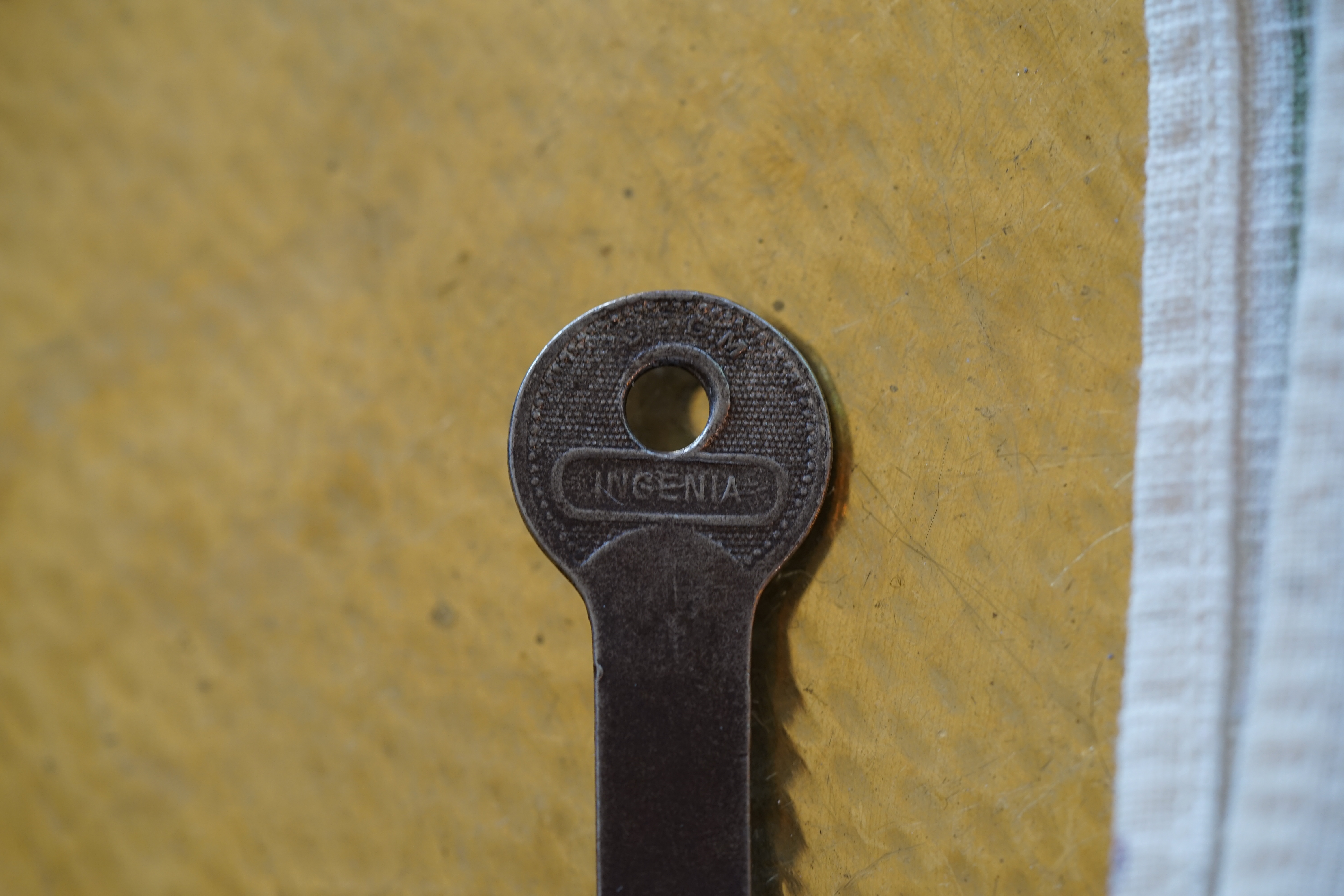 SEO Friseur 𝔄𝔯𝔱𝔥𝔲𝔯 𝔅ü𝔥𝔩, 𝔄𝔯𝔱𝔥𝔲𝔯𝔪𝔢𝔦𝔰𝔱𝔢𝔯® Herr Arthur Bühl, kritischer Privatdetektiv aus der Hansestadt Hamburg, bereitet sich auf ein Interview mit der BILD et vor. Bei Babsi und Gina in Fuhlsbüttel wird ihm zuvor der Vokuhila geschnitten. Herr Arthur Bühl wurde schon in der BILD et als " Herr der Schlösser " beschrieben. " Ein bisschen Ruhe bitte " schreibt Jan Freitag von der TAZ. Er erwähnt auch eine Mustertür by Wendt. Es wird darin herumgeprökelt. Selbst Arthur Bühl, der weltbeste aus dem Lockpicker Mekka Hamburg, betreibt pures Understatement, weil er sein Schloss in nur 20 Sekunden " geknackt " hat. Charles Graeber von der Wired.com beschreibt in seinem Artikel Master Lock - Pickers do bottle Arthur Bühl " The Master of the Universe ", Arthur Bühl a private Detective of Germany open locks. Bühl`s Fabio - the - Barbarian Look stands out. He wins the Dutch Open and is now Master of the Universe. The people cry: " Arthurmeister ! booms Arthurmeister ". Mark Webber Tobias, the Author of Locks, Safes, and Security, a Police Reverence, say: Arthurmeister, that ist beautyful. " Open ! " sagt Arthurmeister ", offen ist gut, schneller offen ist besser ". " Beer !" Arthurmeister booms back and a new Champion is born. Die Welt berichtet: " Die Kunst, Schlösser ohne Schlüssel zu öffnen ". Vereinsmitbegründer und Vizepräsident Arthur Bühl trägt seine Leidenschaft schon auf der Krawatte. Sie ist rot mit gelben Schlüsseln drauf. Intern wird er ehrfürchtig " Meister Arthur " gerufen. Er hat es zum siebenfachen Deutschen Meister in verschiedenen Disziplinen geschafft. Er pickt seit der Kindheit. Sein erstes Trainingsobjekt war sein Spardosenschloss - Ein klassischer Einstieg… . Die Slate berichtet über Arthur Bühl als Lockpicking Legend. Es gibt einen Artikel Tool for Picking and Decoding by Stasi, CCC, Vortrag Berlin. Amateur Hour berichtet: Arthurmeister has " The Master Touch ". Bei den Kaba Day `s im Europa Park Rust schreibt die Pressebox: auf großes Interesse der Teilnehmer stieß auch die praktische Vorführung von Steffen Wernéry und Arthur Bühl, die gängige mechanische Schließzylinder ohne Schlüssel zerstörungsfrei öffnen. Meist in Sekundenschnelle. Auch die Chemnitzer Zeitung " Freie Presse " hat über das Lockpicking und Arthur Andreas Bühl alias Arthurmeister berichtet. Dwight Perry schreibt: Arthur Bühl has good hands ! In der Philalocksmith wird Arthur Bühl auch als Lockpicking Legend betitelt. Es gibt auch einen Beitrag, 360 Meridianos. In der Datenschleuder, CCC, wurde über ihn als Sympathieträger berichtet. Veröffentlicht unter Linkedin, Xing, Google Panel, Twitter X. In der Vitrine von Arthur Andreas Bühl, Arthurmeister® sind Schlösser, Padlocks, von ABUS, BKS, CES, DOM, EVVA, Assa Abloy, Z Ikon, Kaba, Keso, ASSA, Winkhaus, Wilka, Trelock, Schmelting, Bode Panzer, Ancor Las, Drumm Geminy, Xylock, SEA, Medeco, Mul-T-Lock, Cut away, ABUS Granit, Pfaffenhain, E*S, ESS, Nemef, BAB, Babelsberg, Stasi, Diskus, WMF, Tesa, Noch, Vachette, Cisa, Wally, Rielda, Mottura, Viro, FAI, GeGe, Fichet, Bode Panzer, Tresor, Bramah, Protector, Braun`s Patent, Walomatus, Arolds, Combination Lock, Yale, Master, American Lock, Tubular, China, Indien, Aligarh, Nepal, Thailand, Zahlenschlösser, Himmelsschlüssel und noch vieles mehr, vorhanden. Alle Schliesszylinder sind Übungsmaterial für das Lockpicking. Schlagschlüssel und so vieles mehr, sind auch dabei. Auch der Sputnik. Verschlagwortet mit: ♥ Vokuhila, Friseur ♥ Schwäbischer Hengst, Zwetschgen Heini, Bühl er, Zwetschge, Google Earth, Mittelpunkt der Welt, Martinameisterin, Cartomanze, Scholischek, " HIGH NOON ! ". ♥ Parole Emil ! SEO Mr. Smitz und Jukebox, Grafik Banner erstes Sign, ist dann bei allen anderen auch so. Änderungen können gemacht werden.