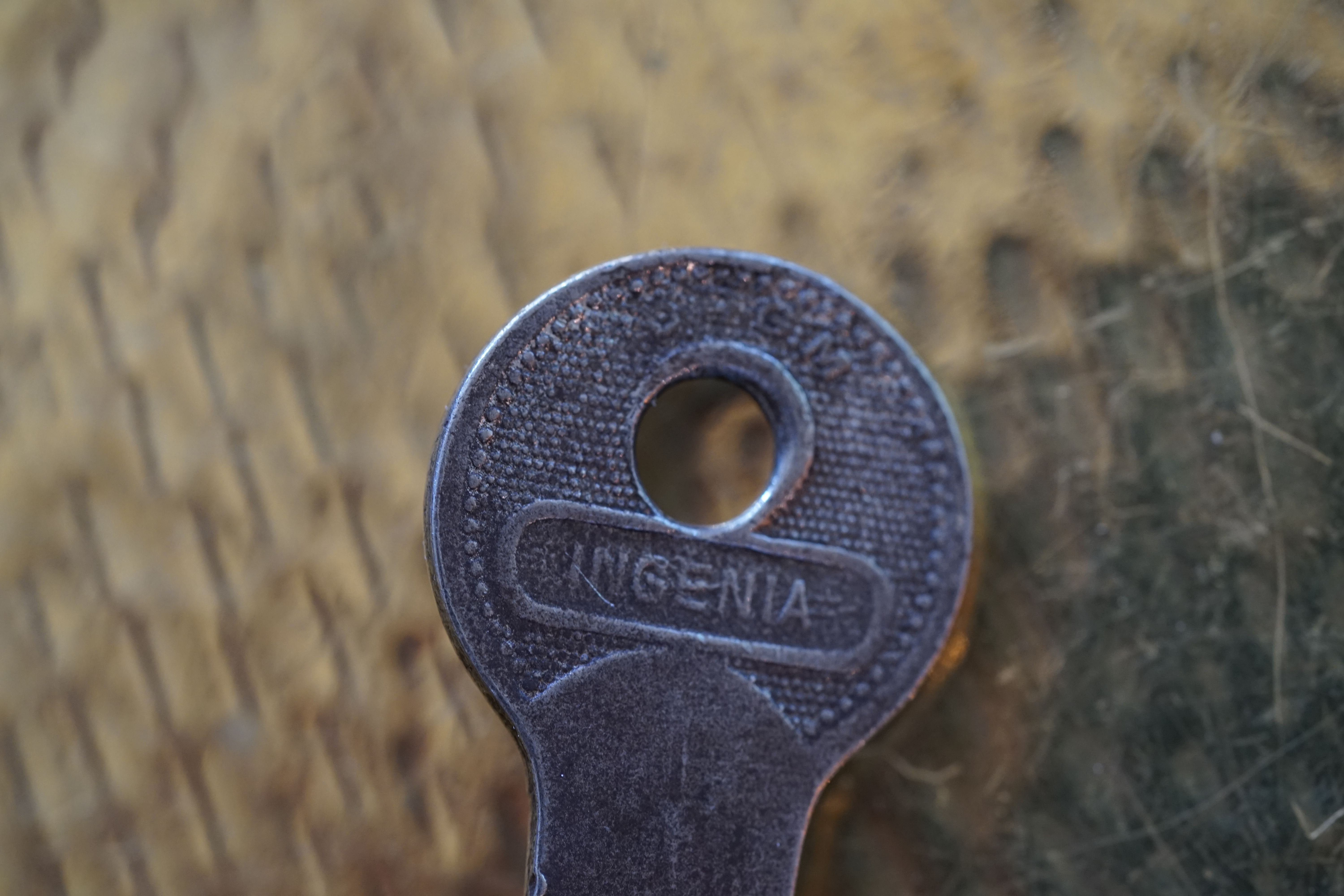 SEO born 1961 und Künstlername Arthur A. Bühl, Made in Germany, born 1961 in Stuttgart, arbeitet seit 40 Jahren als Privatdetektiv und lebt in Hamburg. Er ist als Detektiv Mitglied in nationalen und internationalen Berufsverbänden. Unter dem Künstlernamen " Arthurmeister " erklärt Arthur Bühl Lockpicking; das zerstörungsfreie Öffnen von Schlössern und Schließzylindern. Der Ehrenkodex lautet: Öffne nur deine eigenen Schlösser. Fremde Schlösser dürfen nur mit Einwilligung des Eigentümers geöffnet werden. Herr Bühl wurde schon als Schlossknacker bezeichnet. Dies ist natürlich Quatsch, denn wenn man oder Frau z.B. ein Vorhangschloss knackt, so ist es kaputt und die Wettbewerber und Lockpickerkollegen können nicht mehr daran üben. Knacker benutzen einen Kuhfuß. Der mehrfache Deutsche Meister dagegen ein Pickset und es gilt: " Offen ist gut, schneller Offen ist besser ". Viel Spaß und Erfolg beim Üben. Von der Zeitschrift " WIRED " wurde Arthurmeister als Master of the Universe, betitelt. SEO für heute: Parole Emil ! Arthur Bühl, Sympathieträger.com, Präsident Pornomeister SARL. Die Anschrift lautet: Arthur A. Bühl, Postfach 605 145, 22 246 Hamburg. Die E - Mail lautet: Arthurmeister@Arthurmeister.de Tagged with: ABUS, Lock, Fahrradschloss, Fahrradhelm, Gliederkette, ABUS Granit, ABUS Profilzylinder