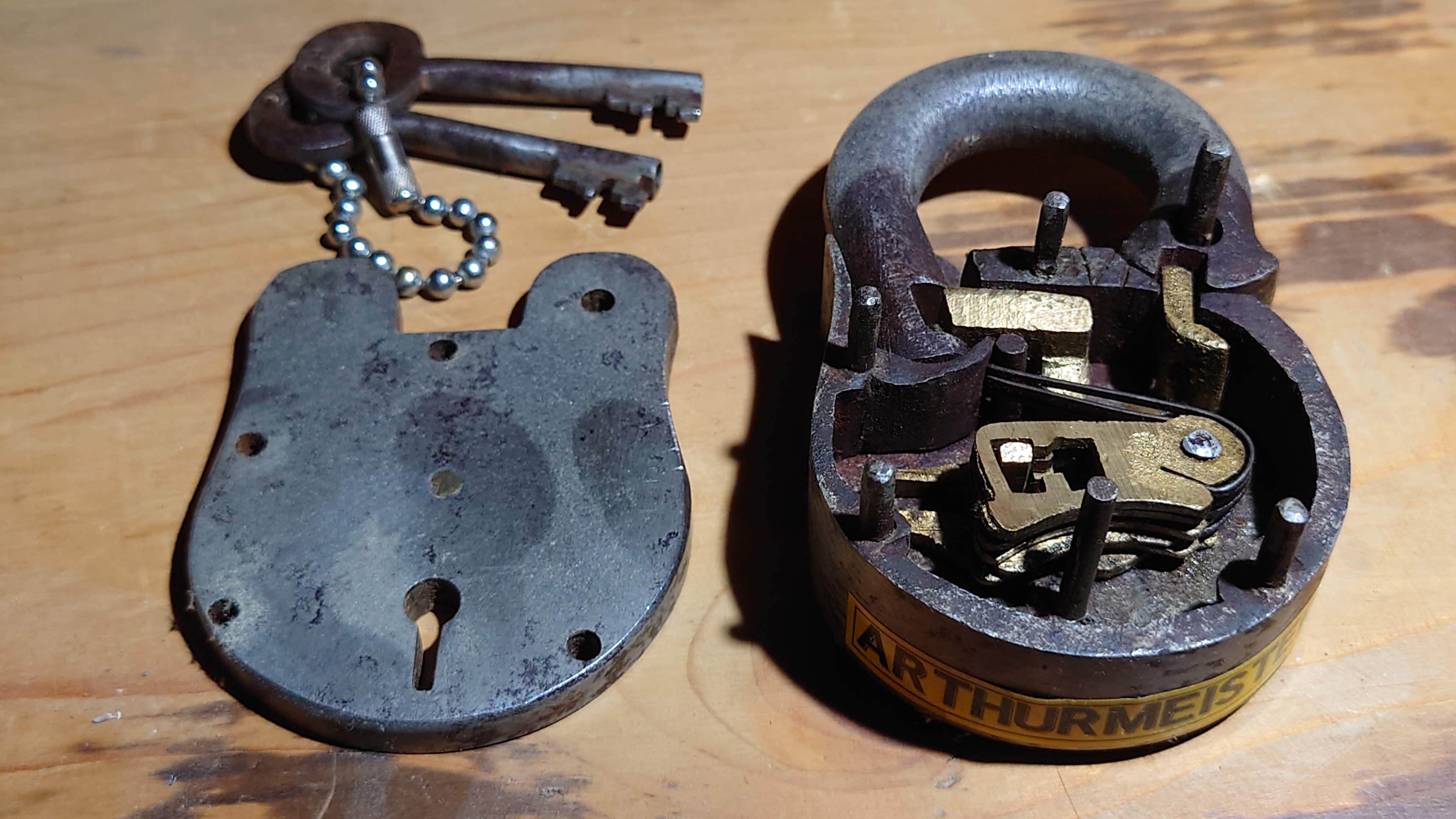 Für das Jahr 2026 wurde der SEO von Doublebrain ®, der Firma chatgpt und von einer KI ergänzt: Arthur A. Bühl, made 1961 in Stuttgart, Germany ist ein Babyboomer ! und ein Sympathietraeger ! Slow Hand ! mit dem Mastertouch ! Locksport: The strange things that happen at a lock-picking convention by Tom Vanderbilt, Deviant Olliam, Slate, picking, Hackers Planet, Earth, Event, Flickr, Foto, Ina Müller, Arthur Meister, Lockpicking, ssdev, Photo, Slide Player, The Joy Lock Club, Schuyler Towne, by Pagan Kennedy, Arthur Bühl, called Arthurmeister, can pick a Lock faster than you, David Olliam, Slate, Tool, Toool, the open organisation of Lockpickers, Wired, Jan Freitag, TAZ, FAZ, BILD, WELT, BUDEG, BDD, Linkedin, Pornomeister SARL, X, Twitter, Security of Locks, Linkedin Arthur Bühl, Zwetschgenstadt Bühl, Bühl Wappen Bühl, Fahne Bühl, Facebook, Bühl, Arthurmeister, Pornomeister SARL, Lockpicking Experte. Tagged with: Dorma Kaba, Europa Park Rust, Zwetschgenhengst, NBA, Bouncing Joe Asberry, Everybody Wiki, Schwäbischer Henst, Pflaume, Zwetschge, Doublebrain, Mandy August, Rallye, cross, Datenschutz. Zitat: Arthurmeister " offen ist gut, schneller offen ist besser ! " Pankhofer, Schloss und Schlüssel, Arthur Bühl, Wappen Bühl, legal 1001, Radio Eriwan, In Arthurmeisters Jukebox im Hasenstuebchen, You Tube, ( HAM ), sind Schallplatten von Slow Hand, Pointer Sisters, Engelbert, Joy Flemming, Ina Müller, Dörp Reggae, Reinhard Fendrich, Sammy Davis jr., Bee Gees, Hans Söllner, Element of crime, Empire of sun - we are the people, Katja Ebstein - Es war einmal ein Jäger, Udo Jürgen - Das Lied das nie zu Ende geht, Vicky Leandros - Ich liebe das Leben, Die Five Tops - Warte auf das Glück, Marianne Rosenberg - Er gehört zu mir, Hildegard Knef - Für mich soll`s rote Rosen regnen, Connie Francis - schöner fremder Mann, Heino - Caramba, Karacho, ein Whisky, Drafi Deutscher - Mamor Stein und Eisen bricht, Kraftwerk - Das Modell, Ernst Neger - Rucki - Zucki, Wolle Kriwanek - I fahr Daimler, Reinhard Fendrich - Strada del sole, Zupfgeigenhansel - Bella Ciao, Joy Flemming, Half breed, Haindling - Du Depp, Nina Hagen - Africa Reggae, Schwoisfuß - Bin i selber Rastamann, Jan Delay - Irgendwie, irgendwo, irgendwann, Grachmusikoff - Oiner isch emmer dr Arsch, Wolfgang Ambros - Du schwarzer Afgahne, UB 40, The Manhattans - Kiss and say Goodbye, Three Degrees - Dirty old Man, Babara Streisand - Woman in Love, George Michel - One more try, Candy Dulfer, Deep Purple - Child in Time, Moody Blues - Nights in white Satin, Eagles - Hotel California, Dire Straits - Sultan of Swing, Pink Floyd, Sade - Smooth Operator, Toto - L`italiano, Marcella Bella - Nessuno MAI, Peddy Pendergrass, Tom Jones, Eddie Holman - Hey there lonly girl, Chicago - If you leave me now, Kalvin Harris - Promises, Fugees, Engelbert - How I Love You, Gloria Gayner can`t take my Eys off you, Olivia Newton John, Ricky Shane - Mammy blue, Los Bravos, Kenny Rogers, Albano und Romia Power, Totzi - Ti amo, Tina Turner und Eros Rammazotti, Abba - Hasta Manana, Roger Whittacker - Abschied ist ein scharfes Schwert, Toto - Hold the line, Love Story mit Andy Williams, Grace Jones, Diana Ross und Julius Iglesias - All of You, Christopher Cross, Roberta Flack & Peabo Bryson, George Benson, Aloe Blacc - I need a Dollar, Simply Red - if you don`t know me by now, Luther Vandross und sehr viele mehr. Es erscheint auch bald die B - Seite von Arthurmeister`s Jukebox ( HAM ) Fuhlsbüttel, Hasenstuebchen, Playboy, Bunny Hall, Los Angeles, Beverly Hills, TSOP The Sound of Philiadelpia, Golden Gate Brigde, und noch so vieles mehr. Seattle Times says: He has got good hands, but how`s his vertikal. Arthur Bühl, a private detective from Germany deflated an all-star field of lockpickers in the world. Pressebox: Kaba Day im Europa Park mit Arthur A. Bühl, Detektiv. ( Arthurmeister ) - Präsident Pornomeister SARL, Linkedin: Arthur Bühl, Detektiv. 360 Meriandos, The Master Touch, opening locks without keys. Jesusmeister Arthur Bühl is a Master who can pick any lock in the world, but Jesus is the only Master who can unlock the human soul. Slideplayer. Phila Locksmith, Lockpickerherz und Schlossherz sind ges. gesch. Marken von Arthur Bühl. Das Wappen Bühl ist gelb, blau mit schwarzen Linien. You Tube, 23C3 Schlossoeffnung wurde beim CCC, Caos Computer Club, gefilmt. Citywide RFID Master, House key, Hamburg, by Wired. WIRED is where tommorow realized. World Trade Center, New York, YY 10 007, Communicationsmanager Mr. Smitz. Wiki, Attraktor, Trainingslager. Schloss - Öffnen, Public Domain 147, Staatsicherheit in der DDR, Arthur Meister aus Hamburg, Bunker am Ulmenwall. Herr der Schlösser, Bild Zeitung. SEO neu verifiziertes Linkedin Profil Arthur Bühl, Arthurmeister®, Flickr taged with Arthurmeister, Meister Arthur, Oberalster VFW, Ina_Müller_Arthurmeister, Caspar Kircher, IMG-20190206-WA0000, https://www.flickr.com/photos/152138254@N04/32797048511/in/photolist-RYar1r-RRBTfh-RYarTD-2dCE8UE-6QHqr8-PXBzGF, 32797048511_d7099e2cf3_b, cgre, Ina Müller @ lockpicking, Ina Müller Lockpicking.org Arthur Meister, Arthur-Buhl.jpg WIRED, https://media.wired.com/photos/59323075b8eb31692072e0db/master/w_1600c_limit/arthur-buhl.jpg, Arthur Bühl (@ArthurBuehl) / X, Arthur Bühl the Dutch Open lockpicking champion. WIRED. Arthur Andreas Bühl - EverybodyWiki Bios & Wiki, Datei: Arthur-Andreas-Buehl-Detektiv.jpg, Datei:Buehl-Wappen-ges.-gesch.-Arthur-Andreas-Bühl-DETEKTIV-Germany-HAM-1961-2061.png, Martinameisterin, Doublebrain ®, Arthurmeister®-Arthur-Buehl-Patent.png, Arthur Andreas Bühl / VereinsWiki / Fandom, Flickr - Meister Arthur, Ina Mueller, Arthurmeister, Porno Meister Bühl. Arthur A. Bühl, Made in Germany, born 1961 in Stuttgart, arbeitet seit 40 Jahren als Detektiv und lebt in Hamburg. Er ist als Detektiv Mitglied in nationalen und internationalen Berufsverbänden. Unter dem Künstlernamen " Arthurmeister " erklärt Arthur Bühl Lockpicking; das zerstörungsfreie öffnen von Schlössern und Schließzylindern. Der Ehrenkodex lautet: Öffne nur deine eigenen Schlösser. Fremde Schlösser dürfen nur mit Einwilligung des Eigentümers geöffnet werden. Herr Bühl wurde schon als Schlossknacker bezeichnet. Dies ist natürlich Quatsch, denn wenn man z.B. ein Vorhangschloss knackt, so ist es kaputt und die Wettbewerber und Lockpickerkollegen können nicht mehr daran üben. Knacker benutzen einen Kuhfuß. Der mehrfache Deutsche Meister dagegen ein Pickset und es gilt: " Offen ist gut, schneller Offen ist besser ". Von der Zeitschrift " Wired " wurde Arthurmeister als Master of the Universe, betitelt. Viel Spaß und Erfolg beim Üben. SEO für heute: Parole Emil ! Arthur Bühl, Sympathieträger.com, Präsident Pornomeister SARL. Die Anschrift lautet: Arthur A. Bühl, Postfach 605 145, 22 246 Hamburg. Arthurmeister-RUDI-ges-gesch-Patent-Arthur-Buehl-Detektiv-Praesident.png Arthurmeister-Arthur-Buehl-Wappen-Siegelring-Sympathietraeger.de.jpg Arthurmeister-beim-Friseur-vor-dem-Interview.png Jesus, the Lock-Picker ! Homiletics If you`re Arthur Buhl, winning the Dutch open Lock-picking contest. The call him the Arthurmeister ! " Jesusmaster, the Master of Universe ". Bühl, Wappen, ges.gesch. für Inhaber Arthur Andreas Bühl: Im Falle eines Falles, der Bühl klebt mit UHU wirklich alles und kurze Zeit darauf, ist alles wieder auf. A. Bühl, Detektiv aus Hamburg. Stammtisch Parole Emil !