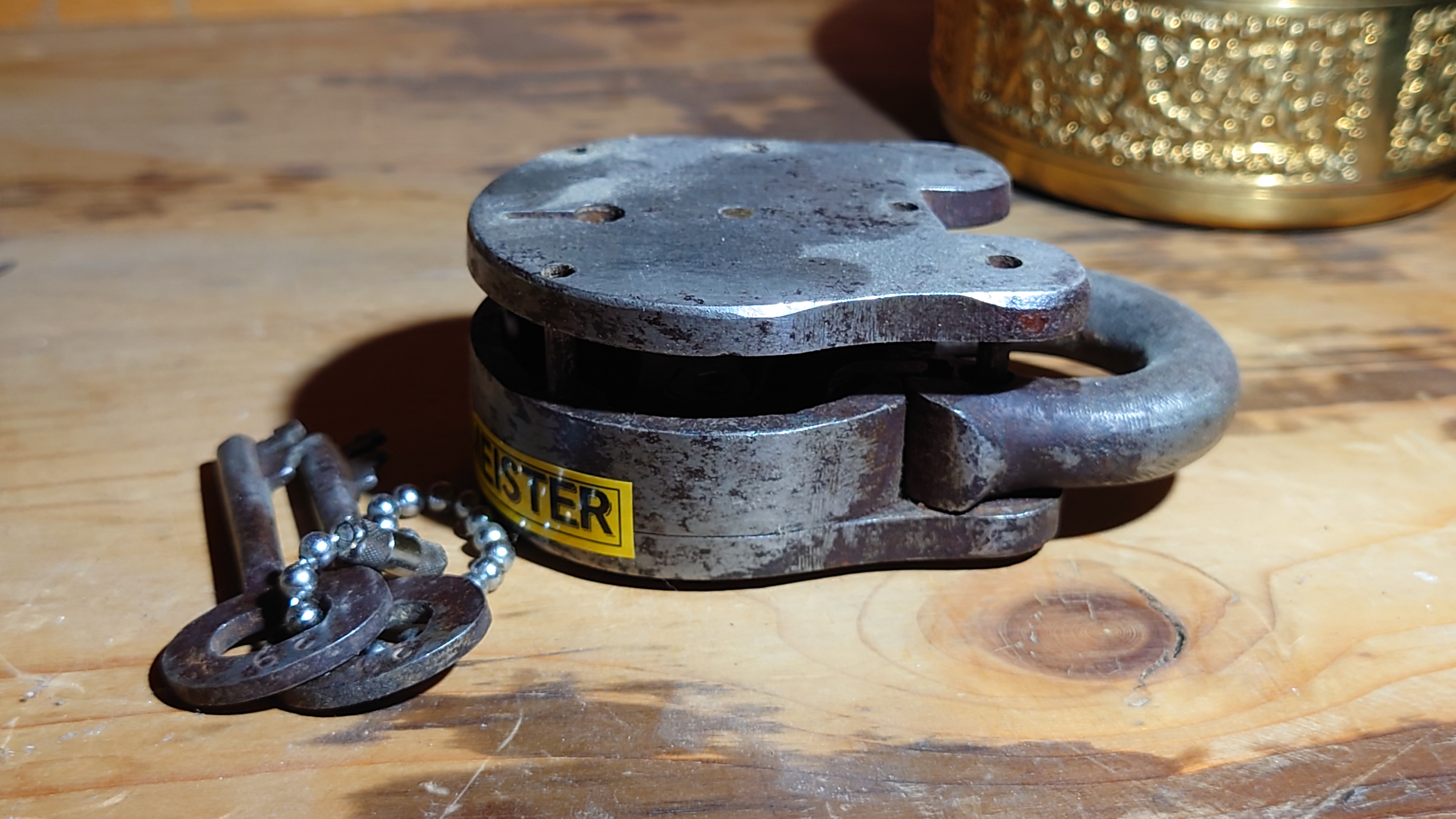 10.30 Uhr, High Noon im Hasenstübchen. Herr Arthur A. Bühl betritt das Hasenstübchen. Alle sind da. Martina, Heike II, Bouncing Joe Asberry und Schwerti sitzen am Stammtisch. Moin Arthurmeister, du alter einarmiger ®. Am Tresen sitzen Brilli - Ralf, Behördenmanni, Roswitha von Freitag, noch, Schneiderheinze und Schlosserklaus mit Heike I, Formel 1 Rudi, Boogie, Sir Waschi und der Gelenkbusfuzzy. Ganz hinten im Eck sitzen noch der HSV Ute, BMW Dedl und der Malermeister " Och ". Am Nebentisch stehen der Nachläufer, der Noagerlzuzzler, der Scholischek, der Stasi Meier mit seinem Freund Strigoy. Aus dem Hinterzimmer sind der Zigeunerschorsch, Giovanni, Lupo der alte Schmierlappen, Pino Frank, Maxam, auch ein deutscher Meister im Lockpicking, Ingo der Wirt von der Oberalster und Sammy der Wirt aus dem Dithmarscher, Schlüsselmichi und der Tschi, lautstark zu hören. In Arthurmeister`s Jukebox spielt " Slow Hand " von den Pointer Sisters. Hannenberger fragt: wie immer ! Arkadasch kommt vom Pissoir und schreit: Arthurmeister, du alter Sympathieträger und Aufmacher, mein alter Freund: wo hast Du denn den einarmigen ® her ? Sag es mir schnell ! Der Automatenpeter gibt eine Lokalrunde nach der anderen ! Er hat am einarmigen Banditen ® gewonnen und jetzt eine Glückssträhne ! Ich will auch solch ein Glück haben. Der ist vom Automaten nicht weg zu kriegen. Aber er solange einen ausgibt ! Den hatte ich noch vom Kujau stehen. Den zweiten einarmigen Banditen ® habe ich zu Mr. Smitz nach Beverly Hill`s, Hollywood, U.S.A. via Luftfracht in deren Bunny Hall liefern lassen. Das hat der Droschkendieter mit seinem Taxi bewerkstelligt. Prost, Stößchen, Salute ! Automatenpeter schreit lallend: Helbing für alle ! Das Hasenstübchen bebt. Sektchen, Stößchen, Prosit und Trallala ! Arthurmeister`s Jukebox spielt Dance Monkey. Der Hannenberger hat sich Heike I in Sachen Logistik Getränke nachlegen, hinter den Tresen geholt. Automatenpeter sitzt immer noch vor dem einarmigen Banditen ® und schreit: Glückssträhne ! Helbing für alle. Hannenberger läßt die Sektkorken knallen. Käppchen ! Die Jukebox spielt sheila B. Devotion, Spacer. Giovanni will aber Gianna Nannini hören. Mittlerweile sind Silkie, Marion und Ingrid hereinspatziert. Damengedeck und Ponyrunde ! Automatenpeter schreit: Helbing für alle ! Plötzlich tut es einen Schlag: Automatenpeter ist mitsamt seiner Helbingflasche vom Hocker auf den Hinterkopf geflogen. Hannenberger, der Objektleiter versucht zu helfen. Sofort geht ein Gerangel los: Der Strigoy, der Noagerlzuzzler und der Nachläufer schubsen sich gegenseitig weg. Automatenpeter stöhnt " Helbing ", versucht auf zu stehen. Alle drei wollen an den einarmigen ®. Da kommt Pelle Pelz von hinten und schreit: Bielefeld, Bier bestellt, Bielefeld, Bier bestellt, schnappt sich den Hocker und schafft es mit einer schlanken Drehung an den Banditen ®. Bielefeld, Bier bestellt. Ich will auch mal gewinnen. Arthurmeister`s Jukebox spielt lautstark sexy von French Affair. Be my lover, be my inspiration. You are so sexy, sex sex sexy, physical und logical temtation. No, no, no higher, higher, Bayby higher. Der Hannenberger und Heike I kommen mit dem nachschenken kaum nach. Jetzt hilft Niekole beim Abwasch. Angela hilft auch. Sammy vom Dithmarscher leert die Aschenbecher. Ingo kotzt in den Schirmständer. Das Hasenstübchen bebt. Schwerti der alte Versicherungsmathematiker aus der City Nord schreit: HMI, wir bezahlen nie ! ERGO heißen wir heute und bescheißen weiter die Leute. Sein Hocker wackelt bedenklich. Formel 1 Rudi krallt sich am Tresen fest. Der einarmige ® blinkt und Pelle gewinnt. HMI, wir bezahlen nie ! ERGO heißen wir heute und bekotzen die Leute ! Pelle schreit: Bielefeld, Bier bestellt. Der Rotamint, der blinkt. Rudi lallt: Scott Speed ! Die Ponyrunde macht Stößchen und Käppchen ! Arkadasch drückt sich an den Stammtisch und fängt ungefragt zu labern an: Arthurmeister, mein Schwippschwager hat eine Schwester und deren Freunds Cousin 2 ten Grades hat mir diesen Profilzylinder von Kale Kilit aus Istanbul mitgebracht. Kannst Du den zerstörungsfrei öffnen ? Der hat nämlich einen Wendeschlüssel wie Keso oder Kaba ! Arthurmeister spricht: Wie immer ! wenn der Schließzylinder von mir geöffnet wird, bleibt er hier am Stammtischaschenbecher ! Arkadasch murmelt. Arthurmeister entnimmt seinem Pick Set seinen deutschen Meister Taster und einen Spanner. Ruck Zuck ist das wehrlose Schloss geöffnet und liegt jetzt zerstörungsfrei auf dem Stammtisch. Arfthurmeister jells: OPEN ! Giovanni meint: aperto. Tschi schreit Ouzo. Bielefeld schreit: Helbing. Pelles Hocker beginnt bedenklich zu wackeln. Schwerti fängt wieder an zu pöbeln: HMI, wir bezahlen nie ! ERGO heißen wir heute und machen weiter fette Beute. Helbing für alle. Stößchen und Prosit. Joe, hier herscht auch heute Bouncing Verbot. Wir sind hier nicht in der NBA. Airball wirfst du zu Hause ! Giovanni hat sich durchgesetzt. Gianna Nannini dröhnt aus der Jukebox und zeigt ihre Titten. Tja, im Hasenstübchen achtet der Hannenberger auf 3 D. Justamente ruft Mr. Smitz aus dem Bunny Hall, Beverly Hills, Hollywood im Hasenstübchen am Hasenberge, an. Hannenberger ruft: Arthurmeister ! Mr. Smitz für dich am Telefon. High Noon Mr. Smitz, are you on party ? Yes, Yes, Arthurmeister. The einarmiger Bandit ®, the Slotmachine is arrived in our Rabbit House. All the Peoble will play the one armed ! What a fun. They are winning sempre. Fun, Fun ! What`s about with the Helbing Brother`s ? Oh, Mr. Smitz, there are a little drunk. What`s about the BILD et Uschi ? Uschi is on Reporter Tour on the Reeperbahn, the Kiez, you know ! I think Droschkendieter bring`s her later in the Hasenstübchen. He has tell, he will play the einarmiger ®. Uschi will have a Glücksträhne. What is Glücksträhne ? If you are winning sempre. The Jukebox is playing: Fading. Yes Mr. Smitz, i have the einarmiger Bandit ® patented by the Gouverment DPMA registerd ! Yes, Yes, for Arthur Bühl, President Pornomeister S.A.R.L. Im Hintergrund ist ein umkippender Barhocker und ein schreiender Pelle zu hören. Helbing, Freibier, Freibier ! Das Gerangel wer am einarmigen ® spielen darf geht von vorne los. Jetzt läßt Schneiderheinze die Glocken läuten. Käppchen, Stößchen, Prösterchen ! Im Hasenstübchen wird getanzt: Dance Monkey ertönt erneut. Pronto ! So Mr. Smitz: Good luck with the einarmiger ® and have a great winning time. And take greating to Harvey and to your President. No Mr. Smitz, I haven`t time, hier is party. Ende des Telefonats ! Das Hasenstübchen feiert. In der Jukebox erklingt: Haindling, Du Depp ! Fortsetzung folgt. Fandom Wiki Arthur A. Bühl, Detektiv aus Hamburg, Profilbild, Lockpicking, Danke Dr. Ulrich Morgenrot, Velbert, Schlüsselregion, Schlüsselfest in Velbert, Forum Niederberg, Schlossmuseum, Schlüsselfest, Schlossherz, Hans Schell Collection, Martina Pall, Graz, Austria, Park Hotel, Brauhaus, BKS, Heiligenhaus, Wilka Schließtechnik, Silca, IHK, KFV, Errebi, Beschlag, Hersteller, ABUS, Arthur Bühl, Arthurmeister ®, Schlosssammler, Bühl Wappen, Bühl Flagge, Bühl Urkunde Patent, BKS, Arthur Meister, Porno Meister, Wernèry, Profilzylinder, Juke Box Arthurmeister You Tube, Buehl Logo, Cutaway Cilinder, Pfaffenhain, Demonstration Lockpicking, Schliesszylinder, Holland, Toool, Rohlinge zur Impression, zerstörungsfrei ohne Schlüssel, Schlüsseldienst, Soultrain, Philysound, TSOP, Es fährt ein Zug nach nirgendwo ! Arthur Bühl.de, Sicherheit, Performance Künstler. TILT, Flipper, einarmiger Bandit, Bally Wulff, Rotamint, Mad Monkey - Slot Machine, Spielautomat Merkur, Casino, Monte Carlo, Jackpot, Merkur Sonne, Jubilee, ROL-A-TOP, Old slot machine, Love Meter, Jet play, Looping the Loop Fürst, Münzschleuder, Astoria, Orakel Automat, Multi, Super Multi, Booster, Toool Lockpicking, Australia, E - Bay, Mein E - Bay, Uliton, Profilzylinder, ABUS, Bremicker und Söhne, Vorhängeschloss, Vorhängeschlösser, Vorhangschloss, Einbausicherung Korf, Raucher, Jesusmaster, Hasenstübchen, bunter Nachmittag, SEO Geister, Web Tüv, Jägermeister, Bild et Uschi, Doublebrain, Präsident, KI Tüv, Stasi, DDR, Himmelsschlüssel, Urkunde, Katalog Stasi, Signatur Bühl, Token, Amerikaner, fälschungssicher, Sicherheitstechnik, DOM, Muster, Kneipe, Eckkneipe, Gastwirtschaft, Wirtschaft, Portacenere, Musterspuren, Tresor, Jord Knaap, Tresoröffnung zerstörungsfrei, KJS, Schlossherz, Lockpickerherz, Pornomeister, Lockpicking Herz, Notöffnung beim Bunten Nachmittag, Arthur Bühl und die Jukebox im Hasenstübchen, einarmiger Bandit, Merkur, Sonne, Nachtjäger, 08 15, Der Goldene Schuss, Ali Baba und die Wunderschlösser, Wunderino, Padlock Collector, Rotalok, Protector junior, Bühl, Art, Kunst, Künstler, Kataloge, BÜHL, Kunstwerke Deutschland, Kunstprojekt Artothek, Arte, Meisterarte, Artworks, Conny Veit, Zwetschgenstadt Bühl, Tipico Games, Casino, online, Spielothek, Slotmagie, Susi Live, Gutscheincode, Erwin, Freispiele, Novolino, FSK ab 18, Gewinnerlos, 0800 ruf nicht an, Spielautomatenwelt, Rock Ola, Wurlitzer, Seeburg, Bluray, Stingray. Bühl. Arthur Andreas Bühl. Hier ist die rasende Uschi von der Bild et und schreibt mit der neuen KI Arthurmeister den neuen SEO Text für 2026, denn die SEO GEISTER werden von Google gerufen. Der Sympathieträger ist in Stuttgart, Baden - Württemberg geboren. Der Detektiv lebt in Fuhlsbüttel, HAM, und ist im Dienste der Wahrheitsfindung unterwegs, BUDEG. H1 Text der SEO schreibt: Hamburger knackte 1000 ( tausend ) Schlösser, Bild Zeitung, Performancekünstler, Xing, Arthurmeister `s Jukebox im Hasenstuebchen, You Tube, Slow Hand - Pointer Sisters, Joy Flemming. 𝔄𝔯𝔱𝔥𝔲𝔯 𝔅ü𝔥𝔩, 𝔄𝔯𝔱𝔥𝔲𝔯𝔪𝔢𝔦𝔰𝔱𝔢𝔯® VereinsWiki / Fandom, Arthur Bühl. Bühl, Arthur, Jahrgang 1961, Made in Germany, Detektiv or Private Investigator, Performancekünstler und Lockpicker aus Hamburg erzählt in seinem Leporello wahre Geschichten aus dem Hasenstuebchen, Bunny Hall, Stammtisch, Fuhlsbüttel. Kaba Days Im Europa Park Rust: Unternehmensschutz im Fokus, dorma kaba, Deutschland, praktische Vorführung von Arthur Buehl, Sportsfreunde. Koksa Vereinsauflösung taz Ein bisschen Ruhe bitte ! Arthur Bühl, der Weltbeste aus Stuttgart mit Wohnsitz im Lockpickermekka Hamburg ist auch Deutscher Meister. slideplayer: but Jesus is the only Masterwho can unlock the human soul. But there is another obvious difference between Arthurmeister and the " Jesusmeister " that connects today´s story to our lives. The tools that Arthur Bühl collected are mostly from the Stasi. Schlossherz, Lockpickererz, Pornomeister, Bühl Fahne, Bühl Wappen, UHU Linkedin Arthur Bühl, Arthurmeister, Präsident, Performance, Bundesverband für Detektive und Ermittler, Budeg. Arthur Andreas Bühl, EverybodyWiki Bios&Wiki, 27.03.61,Stuttgart, auch unter dem Pseudonym Arthurmeister bekannt, ist mehrfacher Deutscher Meister im Lockpicking. Koksa.Org Vereinsauflösung, Arthur Bühl, Arthurmeister, Tagesordnung, Mitgliederversammlung Arthurmeister`s Jukebox im Hasenstübchen by You Tube arthurmeister007, Schloßöffnung. Arthurbuehl@Arthurbuehl, X, Erfreulich ! Schlossindustrie und Elite rücken zusammen ! Verein, Sportsfreunde, Arthur Bühl, Erfahrung. FAZ.net Freizeit: Lockpickern bleibt nichts verschlossen - Doch der Beste der Besten hat alle schon besiegt: Der 42 jährige Kaufmann sitzt in Trachtenkleidung vor einer verrosteten alten Kiste. Preview Jesusmeister Homileticsonline, At the Dutsch open Lock Picking Championship, Arthur Bühl emerged as the champion. No one picks locks as well as he does. Arthurmeister Phila-Locksmith Arthur Bühl Lock Picking Legend, Mr. Bühl, tool, nl, Sneek. Unter Knackern, jungle.world. Welt.de Die Kunst Sclösser ohne Schlüssel zu öffnen, Vereins-Mitbegründer und Vize Präsident trägt seine Leidenschaft schon auf der Krawatte: Sie ist blau mit gelben Schlüsseln drauf. The Master Touch: Lockpicker in the world Arthur Bühl. He`s this six-seven German private Investigator. He has this. The international Competition Whre Master Lock-Pickers… Arthur Bühl, the Dutsch Open Lock-picking champion. Charles Graeber … Arthurmeister standing above them all, with a beer stein in one hand and a cigarette in …. Wired.com Securitylaboratories.org, Arthur Bühl. Phila-locksmith.com - Arthur Bühl Lock Picking Legend, can see intimidating man. Toool, LockCon. Arthurmeister. Hailing from Hamburg, he is among a legion of German lock picker who have estabished their country as one of the top producers of master lock pickers. Slate.com Lock Picking: a arte de arrombar cadeados - Nascido em Hamburgo, o alemao Arthur Bühl é provavelmente um dos nomes mais conhecidos do submundo do lock picking. Conhecido nesse Círculo… Sportsfreunde Slik hacka vi i Norge pa 90-tallet Arthur Bühl PlusPedia, Arthur Andreas Bühl, Legend taz.de Ein bisschen Ruhe bitte Arthur Bühl, der Weltbeste aus Stuttgart mit Wohnsitz im Lockpickermekka Hamburg .. Telefonbuch, Meisterschaften. Jungle.World - Da hat auch Arthur Bühl, genannt " Arthurmeister ", durchaus Chancen auf weitere Titel für seine große Sammlung. " Scheiße ", brüllt der aus … The Lock Busters, Charles Graeber, Schließzylinder, Lock Picking, metallpinnen. Spiegel, Lockpicker: Die schnellsten Schlossknacker Deutschlands. Arthur Meister Bühl, Arthurmeister, ist amtierender Deutscher Meister der Lockpicker. Sein Hobby: Schlösser öffnen - ohne Schlüssel natürlich. media.ccc.de Schlossöffnung bei der Staatssicherheit der DDR ArthurMeister erläutert das operative Vorgehen und die speziellen Werkzeuge zur Schlossöffnung, die von der Staatssicherheit der DDR ……. Flickr Arthurmeister / Oberalster VfW Meisterschaft, Ina Müller, Lockpicking Meister Arthur Picktools.de FoeBud.org Schloß-Öffnen ArthurMeister aus Hamburg, erläutert, wie die Staatssicherheit…. Vortrag Bielefeld. Schlösser knacken: So einfach geht es!!! Gemäß Arthur Meister legt der Verein großen Wert auf den selbstauferlegten Kodex, der sich so… ZDF Lockpicking Reportage Boston Magazine.com The joy Lock Club The Arthurmeister was one of the top lock pickers in the world, and Towne was just a kid,but to everyone`s surprise - most especially to… Lock Picking 101 toool.us live I did vote arthurmeister when i first saw the site bevor the discussion on it startet but only……. Zieh-Fix, E-Pick. Public Domain 147 Schloß-Öffnen ArthurMeister Bühl aus Hamburg, Gründungsmitglied…. Impressioning games Jos and Arthurmeister KOKSA Vereinsauflösung, Elite rückt zusammen. Aufsperrstunde ArthurMeister, ein Riesenkerl mit süddeutschem Akzent…. blogs.com Jesus, the Lock-Picker! - HOMILETICS - That might be a bit much, but nonetheless they call him the Arthurmeister! and then ther`s the JesusMaster, or Meister, if you will. if you….. Citywide RFID Master Arthurmeister Dezember / 2012 / SSDev Arthurmeister, Workshop, Barry Wels Herr Bühl sagt Danke ! xn-Arthur-bhl-heb.de Arthur Bühl, Detektiv aus Hamburg, Buehl, Siegel. Lockpickerherz.de Pornomeister.de Schlossherz.de Arthurmeister.de Linkedin Arthur Andreas Bühl ( Arthurmeister ) - Präsident - Von rechts nach links, Glück bringt`s. X. verifiziertes Linkedin Profil Bühl, Detektiv aus Hamburg Acclaimed Lock Picker Explain the Art of Competive Locksport, Schyler Towne, Youtube, Arthurmeister, Gadget Hack. Key Cutting. Master Lock. Datenschleuder. Boston. Jägermeister. Demonstration not for Sale, Muster ohne Wert. Joe Asberry, Bouncing Joe. Angezettelt vom Fanclub. Radio-Eriwan.de Bildbeschreibung, Modula, SEO. Sympathietraeger. Im Prinzip ja, aber…. der Detektiv sei der Gärtner. Bunny Hall, B - Seite Jukebox. Schwarz, rot, gold. Bild Zeitung: Herr der tausend Schlösser. Zeiträuber. Streng vertraulich ! Fandom ! Boston. ABUS, Lock, security. Schlösser und Tresore von Ed Willis, The National Locksmith® - Guide to Modern Safe Locks by Mark Bates Tobias Locks, Safes and Security Markenanmeldung-Pornomeister-®-Praesident-Arthur-Buehl.jpeg Arthur-Buehl-Germany-Wappen-Arthurmeister007@gmail.com-Detektiv-Babyboomer-Sympathietraeger.png 𝔄𝔯𝔱𝔥𝔲𝔯-𝔅ue𝔥𝔩-Wappen-𝔄𝔯𝔱𝔥𝔲𝔯𝔪𝔢𝔦𝔰𝔱𝔢𝔯-®-Von-rechts-nach-links-Glueck-bringts-♥.gif 𝔄𝔯𝔱𝔥𝔲𝔯-𝔅ue𝔥𝔩-𝔄𝔯𝔱𝔥𝔲𝔯𝔪𝔢𝔦𝔰𝔱𝔢𝔯®-Arthur-Buehl-WebTuev®-ges.-gesch.-Die-E-Mail-lautet-Webtuev@WebTuev.de.png Arthur-A.-Buehl-Detektiv-aus-Hamburg-Arthurmeister®-Vitrine-Cut-Lock-veroeffentlicht-Xing-verifiziertes Linkedin PROFIL ARTHUR BÜHL Detektiv aus Hamburg-Facebook-Twitter-X.jpg Carsten Jasner, MUT PROBEN ! Das Leben ist tödlich. Aber es muß nicht sterbenslangweilig sein. In diesem Buch werde ich ab Seite 139 in dem Kapitel: Mut zur Lücke, Loch im Tresor. Todsichere Systeme und wie man sie knackt wie folgt beschrieben: Ein Mann mit Pferdeschwanz sitzt hoch konzentriert am Werktisch. Sein Blick ist ins Nichts gerichtet. Für das was er tut, braucht er seine Augen nicht, er sieht mit dem kleinen Stahlhaken zwischen seinen großen Fingern, mit denen er sich einen Weg in das Schicherheitsschloss bahnt. Er gleitet in die ölige Innenwelt, ertastet Wände, Widerstände, Ausbuchtungen. Er fühlt schließlich die genaue Position der Stifte, rastet einen nach dem anderen ein. Diese Momente, sagt der Zweimeter mann, seien " Vorboten zum Orgasmus " ! Arthur Bühl, von seinen zahlreichen Bewunderern " ARTHURMEISTER " genannt, ist einer der Besten bei den Sportsfreunden der Sperrtechnik, einem Verein in dem sich bundesweit rund fünfzehnhundert Mitglieder in sechzehn Ortsgruppen treffen, um in ihrer Freizeit Schlösser zu knacken. Ins Leben gerufen hat den Verein Arthur Bühl und sein Freund Steffen Wernèry, ein Mitbegründer des Caos Computer Club. Digital hacken oder analog knacken - für Wernèry gibt es da keinen Unterschied. Hier wie da treibt ihn der rebellische Reiz, Lücken im System zu finden, die Verkäufer als todsicher preisen. " Doch sicher ist nur, daß alles aufgeht " ! Dafür sort die Lust, die jeder kennt: Schatzkammern zu betreten, Geheimnisse zu entschlüsseln, Widerstände zu überwinden, Verbotenes zu tun, sich Zugang zu veerbogenen Ecken und Winkeln zu verschaffen. Die " Sportsfreunde " treibt diese Lust seit ihrer Kindheit um. Wernèry bog mit zwölf Jahren seinen ersten Dietrich aus einem Kleiderbügel und sperrte seine Lehrer ein. Der kleine Arthur bekam eine Ahnung von seinem Talent, als es ihm gelang, die Spardose schlüssel - und zerstörungsfrei zu entriegeln. Heute triumphiert er als mehrfacher Deutscher Meister im sogenannten Lockpicking, dem Öffnen von Schlössern unter Wettkampfbedingungen. Immerhin siebenundsechzig Jahre lang war das erste Sicherheitschloss der Welt tatsächlich ein Sicherheitsschloss. Der englische Tüftler Joseph Bramah, der so nützliche Dinge erfand wie eine Banknoten - Nummeriermaschine und eine Zapfanlage, die heute noch in britischen Pubs Bier in Gläser sprotzt, ersann 1784 ein Zylinderschloss, daß als unbezwigbar galt - bis 1851 ein professioneller Knacker nach sechzehn Tagen engagierten Stocherns das Ding öffnete. Dieser Akt war ein Schlüsselerlebnis in der Beziehung zwischen Mensch und Mechanik. Ein Sieg der lebendigen Sinne über ein sprödes System - zu einer Zeit, da die Gesellschaft sich dem stampfenden Rhythmus der Industrialisierung unterwarf und der Glaube an das Heil der Technik verdrängte. Lockpicking wurde zu einem populären Sport, der Helden schuf. In den dreißiger Jahren des 20. Jahrhunderts etwa gelangte ein Prister zu Weltruhm, weil er reihenweise sowohl als einbruchsicher gepriesene Tresore als auch " ausbruchsichere " Gefängnisschlösser entriegelte. " Der schwerste Schrank hat seine Schwächen, er läßt sich ohne Müh erbrechen " ! - diese alte Panzerknacker Weisheit hat nach wie vor Gültigkeit; sie hängt über den Köpfen der Hamburger Lockpicker. Arthurmeister braucht für handelsübliche Stiftschlösser, die fast jede Wohnungstür zieren, zwischen zehn Sekunden und fünf Minuten, je nach Hersteller. Bohrmuldenschlösser, die bei der Deutschen Post, auf Flughäfen und in Atomkraftwerken verwendet werden, sind vor ihm ebenso wenig sicher. Er nutzt dabei mechanische Ungenauigkeiten, winzige Spielräume, die sich bei der Herstellung nicht vermeiden lassen und zehnmal dünner sind als ein Haar. Ein paar Mal klickt es, der Meister dreht den Zylinder, streicht seine Haare zurück, steckt sich eine Zigarette an. " Tja " sagt er, " und wenn man dann das Schloss aufkriegt - das ist ein geiles Gefühl ! " Ich habe dann später den Jasner in Berlin angerufen. Bei dem Telefonat kam lediglich heraus er wüßte von dem Interview nichts mehr und wolle auch nichts mehr wissen. Da habe ich noch bemerkt, er hätte auf dem Lockpicking " Bunten Nachmittag " nicht so nerven brauchen, wenn er dann doch so einiges durch den " Tüddel " kriegt. Taged mit: Spiel nicht mit den Schmuddelkindern ! Verzwetschget mit: Bühl Arthur, Bühl Wappen, Bühl Fahne, Bühl Urkunde, Bühl Patent, Bühl achteck, Zwetschgenhengst, Zwetschgenfest, Meister Arthur, Bühler Zwetschge Arthur Andreas Bühl, Detektiv, Privatdetektiv, Hamburg,Germany, Siegel Ring. Legoland Billund SEO neu: Lockpicker im Einsatz, ASSA ABLOY. Lockpicker Herz patented by Arthur Bühl, Detektiv aus Hamburg öffnet zerstörungsfrei Assa Abloy. Kanaken, sägen, Künstlerin knackt Liebesschlösser, Jesus Master, Homiletics, Jesusmeister. Arthurmeister007@gmail.com Arthurmeister-Mastertouch@Arthurmeister-Mastertouch.de Arthurmeister-Slowhand@Arthurmeister-Slowhand.de ArthurBuehl@ArthurBuehl.de Arthurmeister@Arthurmeister.de Pornomeister@Pornomeister.de Schlossherz@Schlossherz.de Lockpickerherz@Lockpickerherz.de Mr.Smitz@Mr.Smitz.us Sympathietraeger@Sympathietraeger.com Arthur-Buehl@Arthur-Buehl.de Unzenziert@Unzenziert.de Hasenstuebchen@Hasenstuebchen.de Cartomanze@Cartomanze.de Martinameisterin@Martinameisterin.de Seogeister@Seogeister.de Seo-Geister@Seo-Geister.de Scholischek@Scholischek.de Web-Tuev@Web-Tuev.de Webseitentuev@Webseitentuev.de Zwetschgenhengst@Zwetschgenhengst.de Tresorherz@Tresorherz.de Legal1001@Legal1001.de Meisterkatze@Meisterkatze.de Endlich-Raucher@Endlich-Raucher.de EndlichRaucher@EndlichRaucher.de DoubleBrain@DoubleBrain.de Rappermeister@Rappermeister.de meisterArte@meisterArte.de Der-Aufmacher@Der-Aufmacher.de The-Opener@The-Opener.de Geiler-Schwanz@Geiler-Schwanz.de GeileVotze@GeileVotze.de ArthurAndreasBuehl@ArthurAndreasBuehl.de Arthur-Andreas-Buehl@Arthur-Andreas-Buehl.de Katzenveit@Katzenveit.de Schlosstaster@Schlosstaster.de Schnellauf@Schnellauf.de Securator@Securator.org Raucherherz@Raucherherz.de Leporello@Leporello.us Frauenwirt@Frauenwirt.de