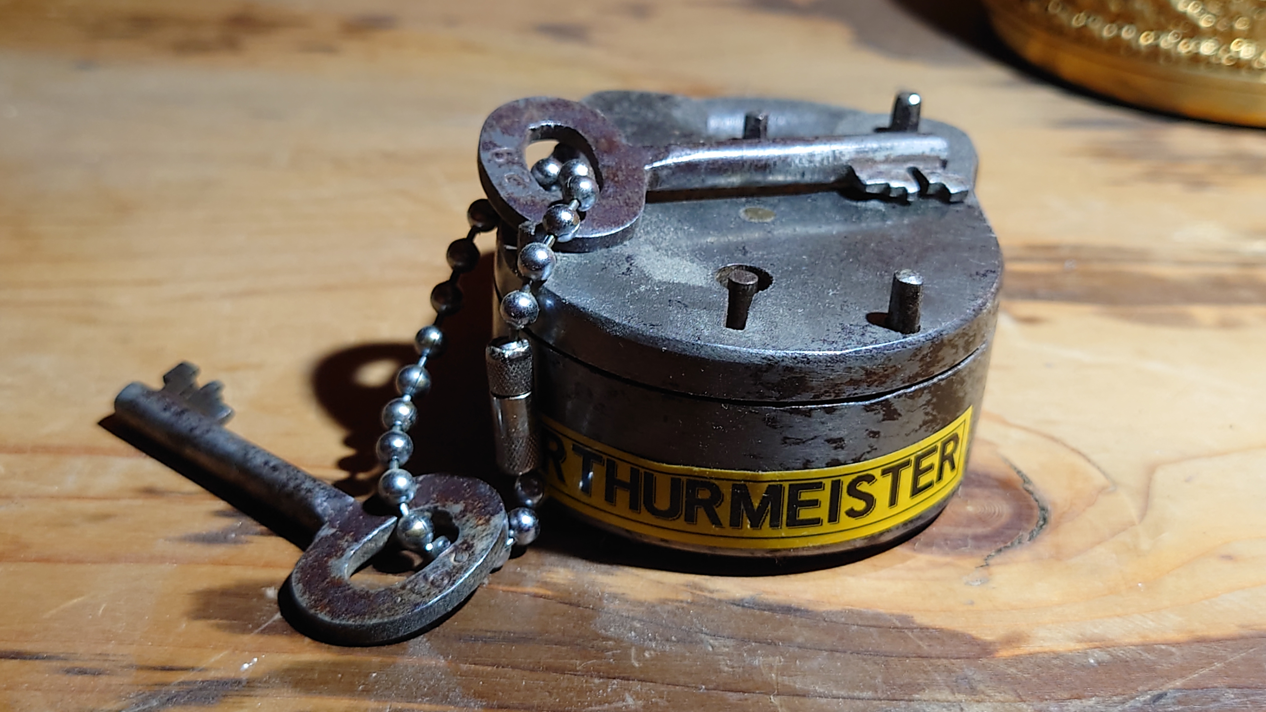 Arthur Bühl, Arthurmeister ®,Lockpickerherz ® Schlossherz ®, Pornomeister ®, neuer SEO Text für 2026 12.00 Mittags im Hasenstübchen. Basketball Bouncing Joe Asberry schreit: Prost ! Die Glocke kingelt ! In Arthurmeister`s Jukebox im Hasenstübchen spielt: Slow Hand von den Pointer Sisters. Ferrari Rudi sitzt am Tresen. Anstatt Helbing trinkt er heute Underberg. Pelle und Heike I machen Stößchen. Justamente klingelt das Telefonino. Der Hannenberger lacht zu Bouncing Joe Asberry: Ich wette mit Dir: Da ruft unser Freund Mr. Smitz vom Playboy an. Arthurmeister geh endlich ran. Die Glocke klingelt. Yes Mr. Smitz, yes, yes Mr. Smitz. Yes great, you know. Yes, yes we have a Party. Yes, yes. Ja: Angela Merkel, die kennen wir. You know: " Bundeskanzlerin ". Giovanni ruft: Bella Donna: Signora Merkel is the CEO of the world. Yes, Yes Mr. Smitz, i will look about her Memoiren. Oh Mr. Smitz ? Her Biographie with her Signature ? OH, Mr. Smitz mit Widmung ? Das wird nicht einfach ! no easy, you know ! Da muß die Glocke aber ein ganzes Wochenende läuten. Prost. Helbing. Yes Mr. Smitz, hands on the heard, you know, difficult ! Arkadasch !!! Smitz U.S.A. braucht die Memoiren von Angela Merkel signiert mit dem Text: Für Mr. Smitz from the Playboy ! Also pass auf: Dein Schwippschwager ist doch Aufsteller bei der Messe. Ja, Buchmesse. Dort hält die Merkel eine Autogrammstunde. Der soll sich dort anstellen mit seinen Kumpani. Ja, der Smitz läßt hier die Glocke läuten. Das gesamte Wochenende. Hannenberger gibt das Passwort: Freibier, Freibier ! Die Glocke läutet jetzt: Helbing ! In Arthurmeister`s Jukebox spielt: The Tramps - Disco Inferno - Orginal Longversion Tony Mendes ! Basketball Bouncing Joe swingt mit dem Kopf mit. Jetzt meint Arkadasch: Oh meine Kumpani trauen sich nicht zu Dr. Angela Merkel. Die haben Angst vor Ihr. Kein Autogramm heißt kein Freibier. Droschkendieter !! Du fährst jetzt zur Buchhandlung, holst drei Biographien von der ollen Merkel, fährst weiter zum Kujau ! Ja, der hat dem Heinemann vom Stern, Hamburg, gefälschte Tagebücher verkauft. Der soll dir in ein Exemplar die Unterschrift der Merkel und die Widmung reinmalen. Sag ihm viele Grüße vom Arthurmeister und Parole Freibier, Freibier ! Dann malt der es dir sofort. Der kann das freudigst. Und sag ihm, das sei für Smitz, Amerika. Aber diesmal soll er keine rosa Tinte verwenden. Dann kommst du wieder her und wir alle unterschreiben das zweite, dann fährst du geschwind rüber nach Fuhlsbüttel, drängelst dich am Luftfrachtschalter vor, läßt die Bücher verpacken und paßt auch auf, das die auch tatsächlich im nächsten Flieger in die U.S.A. reisen. Dann hat er die Bücher, quasi wenn der Flieger landet. Sag denen: Parole: Freibier, Freibier ! Arthur und wozu das dritte Buch ? Du Depp, wenn beim unterschreiben vom zweiten Buch einer draufkotzt oder ein Brandloch reinmacht dann haben wir Ersatz ! Und diesen legen wir dann hinter den Tresen ins Regal und tuen so als hätten wir es gelesen. Es reicht das wir Frau Bundeskanzlerin mit guten, besoffenen, nicht ausgeklügelten, dummen, peinlichen Ratschlägen beraten haben ! Punkt. In Arthurmeister´s Jukebox spielt: Lady von Kenny Rogers. Sir Waschi hat gleich CHARLIE RICH - The most Beautifull Girl in The World, gedrückt. Die Stimmung ist gut. In der Jukebox spielt mittlerweile Aloe Blanc - I need a Dollar. Die Stimmung ist fantastisch ! Jetzt steigert sich die Stimmnung noch als der Nachläufer Roberto Blanco - Caramba, Caracho ein Whiskey, Carambo Caracho ein Gin, verflucht Sacrcameto Dolores und alles ist wieder hin ! In Rio de Janeiro… drückt. Der Noagerlzutzler drückt Roberto Blanco - Der Puppenspieler von Mexico und räumt Gläser ab. Hannenberger reicht schon einmal den Himmelsschlüssel ! Schwerti fragt: Mastertouch und wenn der Dir auf die Schliche kommt ? Du Depp, was glaubst du wenn der erfährt, daß er einen orginalen Kujau, dem Tagebuchfälscher hat, dann läuft der durch Beverly Hills und gibt damit bei jedem an, als sei er The Greatest. Und Du weißt: Die Schriftsachverständigen vom Stern oder von der Bild et und der Heinemann brauchten Monate bis sie diesen Betrug mit dem Verkauf der Tagebücher erkannt haben. In Arthurmeister`s Jukebox spielt: Calvin Harris & Sam Smith: Promises ! und es wird mitgesungen. Das Droschkendieter dann doch nur beim Papierfuzzy im Copy Shop neben an war ? weil der Kujau besoffen war ? Quatsch, kalter Kaffee, der Smitz verhöckert das Buch an Rockefeller. Was glaubst du, warum die Parole Freibier Freibier lautet ? Wir sind hier nicht bei der Wohlfahrt. Ferrari Rudi macht Ralala: Sonntag ist Formel I in Indianapolis. Denkt dran: High Noon ist dann morgens 07.00 Uhr. Die Glocke läutet ununterbrochen. Freibier, Freibier, Freibier, Parole Freibier. Let Michael pass for the Championship ! Das gesamte Hasenstübchen tanzt und platzt aus allen Nähten. In der Jukebox spielt James Last und Orchester: T.S.O.P The Top Sound of Philadelphia ! Prost, Prosit und Stößchen ! Der Hannenberger sieht zufrieden aus. Taged with: Bühler Zwetschge, Bühl Wappen, Zwetschgenhengst, Zwetschgenfest, Meister, Arthur Andreas Bühl, Privatdetektiv. Arthurmeister007@gmail.com Mr. Smitz Hilfe für Leporello.us 𝔄𝔯𝔱𝔥𝔲𝔯 𝔅ü𝔥𝔩, 𝔄𝔯𝔱𝔥𝔲𝔯𝔪𝔢𝔦𝔰𝔱𝔢𝔯® HELLO Mr. Smitz, yes i am fine and the Stammtisch and the Counter is also fine too ! Der Nachläufer schreit vom Tresen: wieder der Ami oder watt ? WHAT Mr. Smitz you are not in good condition`s. Oh, Mr. Smith i`am sorry about this. What, your Leporello.us System is not running ? Yes, yes, OH, yes, Good, yes, yes the Spaghetticodler. Yes, i know. Computer, yes i know. Our Spaghetticodler, der amiga pc sit on the Counter and drink Helbing. Arthurmeister`Jukebox by You Tube im Hasenstübchen plays: Let`get it on, do you know Marvin Gay ? Oh, Arkadasch drinking today no Helbing ? No, he drinks GabiKo. Arthurmeister ? what ist GabiKo, i never hear from this. This is ganz billiger Korn, you Know. Like you Whisky ! No, Zwetschgenwater is more, more, better ! Heike IV cries from the counter: Alimente, not Alimentari, Giovanni. You know. The Scholischek is dancing. Yes, Yes, Mr. Smitz. Why Scholischek and Arkadasch dancing ? They hear from the old Rock-Ola Cem Karaca & die Kanaken. Mein " Deutscher Freund ", you know Mr. Smitz. Yes i will give them some Helbing. No, no, Mr. Smitz, for your Problem with the Spaghetti Codler you take my E - Mail Binärbomber@Binärbomber.de. The Jukebox play now Joy Flemming. Half-Breed. No, no Mr. Smitz, you are dumm. The Seo for this week is: Arthur Bühl, Made in Germany, born 1961, Detektiv aus Leidenschaft, die Leiden schaft. You get it ? Know i mußt helping on the Stammtisch for Lockpicking, a fucking ABUS Padlock. Tschüssing ! I say Ende for Telefon speaking und touch nothing that you can not pay ! Verzwetschget mit: ♥ Vokuhila, Friseur ♥ Schwäbischer Hengst, Zwetschgen Heini, Bühl er, Zwetschge, Google Earth, Mittelpunkt der Welt, Martinameisterin, Cartomanze, Scholischek, " HIGH NOON ! ". ♥ Parole Emil ! Verschlagwortet mit: Arthur Bühl, Arthurmeister®. Die SEO - Geister.de rufen: Buhl er Zwetschge, International Lockpicking, Google Earth, Earth Song, Schwäbischer Hengst und Sympathietraeger ! Verzwetschget mit: Arthur A. Bühl, Lockpicking, Deutscher Meister, Made in Germany, born 1961, in Stuttgart, Baden - Württemberg, is picking ABUS - Padlock, am Stammtisch ♥. Arthur Buehl, Arthurmeister raucht Roth - Händle Cigaretten aus der Stadt Lahr - Bühl, Schwarzwald, Black Forest. Die Damen trinken Rotkäppchen. Stößchen ! Mr. Smitz from Beverly Hills is calling. Arthurmeister speek to Mr. Smitz from the Playboy: Sorte Schwäbischer - Hengst.de is großfruchtig und süss ♥. No, only woman has Pflaumen. Yes, I will send greetings to your friend Friede Springer from the BILD et News, Hamburg. SEO für heute: Hasenstübchen, S - Bahn, Ohlsdorf, Am Hasenberge, Stanta Fu, Friedhof ! Vokuhila ♥ Zwetschgen - Heini, Parole Emil ! Mr. Smitz und Jukebox, Grafik Banner erstes Sign, ist dann bei allen anderen auch so. Änderungen können gemacht werden. ♥ 𝔄𝔯𝔱𝔥𝔲𝔯 𝔅ü𝔥𝔩, 𝔄𝔯𝔱𝔥𝔲𝔯𝔪𝔢𝔦𝔰𝔱𝔢𝔯® Arthur Andreas Bühl, Made in Germany, born 1961, ist mehrfacher Deutscher Meister im Lockpicking. In dem Magazin WIRED wird er als " Master of the Universe " betitelt. Im Hasenstübchen stellt er seinen Leporello " Der Aufmacher ", vor und telefoniert mit Mr. Smitz, Beverly Hills from the News Paper PLAYBOY, USA. No, Mr. Smitz, the E - Mail is not Parole Emil, the E - Mail is called: PAROLE E-Mail.com. Mr. Smitz is laughing ! Take the romantic move. Yes, Mr. Smitz, with every beat of your heart. You know Engelbert ? Mr. Humperdinck ! This is the favorite song from Friede Springer from the BILD et, You know ? Arthurmeister`s Jukebox, YouTube, spielt Pointer Sisters: Slow Hand. Der Noagerlzutzler, der Scholischek und Raucher am Stammtisch können keine Padlocks öffnen. Deshalb müssen diese Spitzbuben an den Tresen. Die Glocke wird geläutet. Arthurmeister brüllt " OFFEN " ! Die Jukebox spielt jetzt Ina Müller - Dörp Reggae. Arthurmeister und Joe Asberry, der alte Basketballer von der NBA, stoßen miteinander an. Stößchen ! Stößchen schreit Martinameisterin. Santa Maria ! Tante Martina ! Mittlerweile spielt in der Jukebox Engelbert: A man without love. Die Stimmung steigt. Die KI in der Jukebox, der Rock - Ola, spielt nacheinander: Joy Flemming, Ata Canani, Deutsche Freunde, natürlich auch Cem Karaca und die Kanaken, Mein deutscher Freund, Alle Menschen dieser Erde. Nina Hagen spielt African Reggae, UB 40 - spielt Kingston Town. Jan Delay ist mit Irgendwie, Irgendwo, Irgendwann, Live und die BeeGees mit How deep is your love, dabei. Eddy Holman, Hey there lonely girl, bei Pink Floyd und bei den The Doors, Riders on the Storm tanzen die Gäste. Heike I drückt Harold Melvin & the Blue Notes This love I lost. T.S.O.P. The Sound Of Philadelphia und Hildegard Knef mit - Der alte Wolf, bringen die Menge zum kochen. Pelle dröhnt: Marmor Stein und Eisen bricht. Die Affen rasen durch den Wald. Die Five Tops: Warte auf das Glück, Kenny Rogers - You decorated my life, Reinhard Fendrich - Strada del sole, Sammy Davis jr. mit Mr. Bojangles live in Germany und Teddy Pendergrass - Turn off the lights sowie Julio Iglesias mit Diana Ross - All of you, bringt die Meute weiter zum toben. Die Polizei drückt Empire of the Sun - We are the people. Helen Ready singt Angie Baby. Bei Element of Crime steigert sich die Ekstase vom Mittelpunkt der Welt über die Straßenbahn des Todes zu Am Ende denk ich immer nur an Dich. Die Love Story - Andy Williams, ABBA mit Hasta Manana, runden die Sache ab. Hannenberger schmeißt bei Roger Whittaker - Abschied ist ein scharfes Schwert, alle RAUS ! Morgen ist 11 Uhr High NOON ! Dänen lügen nicht. ♥ Verschlagwortet mit: Arthur Bühl, Arthurmeister® Arthur ♥ Schwäbischer Hengst, Buhl, Zwetschgen Heini, Artur, Buehl er, Zwetschge, Made in Germany, Born 1961, Sympathieträger, Google Earth, Mittelpunkt der Welt, Pflaumen, Arkadasch, Datschi, ♥ Martinameisterin, Cartomanze, Scholischek, " HIGH NOON ! ", ♥ ♥ Vokuhila ♥ Parole Emil ! Zwetschge Mr. Smitz III ♥ 𝔄𝔯𝔱𝔥𝔲𝔯 𝔅ü𝔥𝔩, 𝔄𝔯𝔱𝔥𝔲𝔯𝔪𝔢𝔦𝔰𝔱𝔢𝔯® Mr. Smitz from Beverly Hills, USA, from the Playboy ring`s Arthur Bühl, Arthurmeister. Arthur is in the Hasenstübchen. Arthurmeister`s Jukebox play`s: You decoratet my Life. Mr. Smitz, I am not a Zwetschgenheini. You are a Maneater, an old Pflaumenfresser and a Pflaumenkernbeisser ! No, I am auch not Mr. Pflaumen Bühl ! Drink your Whisky slowly. In Germany is 11 a.m. " High Noon " and not Bunter Nachmittag. Yes, I am the Platzhirsch in our Rabbit, Bunny House. The Rock - Ola play`s: I can´t tell you why. Pinofrank trinkt Vino. Scholischek ruft: Sag dem alten Ami die Zeit von Andretti ist abgelaufen. Und eine von Scott Speed gibt es nicht. F1 Rudi ruft: Hockenheim is better than Indianapolis ! Radio-Eriwan.de von Mr. Arthur-Buehl@Radio-Eriwan.de, ges.gesch. dröhnt " Im Prinzip ja ", die Bühl er Zwetschgen sind sehr gut und süss. Arkadasch sagt die Erikli pasta von der Oma seiner Grandma ist perfekt. Giovanni palare prugna torta from the Grand Nonna is molto molto bene. No, No, Mr. Smitz, listen: The Mamsell from the Patsch Barracks buy the Zwetschgen from the Oma by the Vaihinger Wochenmarkt. She do the Zwetschgen without your plum Rock on one hundred pices of five Meter long Cake tray. All the GI`s from the Patsch and the Kelly eat this and say: Das schmeckt gut ! Der Scholischek ruft: Bühl, du alter Zwetschgenlutscher, ich fress nur Apfelkuchen. Mr. Smitz, you know Apple Cake ? My Geheimtipp for the Datschi is the Heslacher Waldheim. And i`ll give you another Tipp where i am going: to the " Schellenhof " , you know. This Stübchen work`s " Im Dienste der Gastlichkeit ". Yes, Yes, first Schnitzel und than Obacht; care: Zwetschgenpastete ! You know ! No Mr. Smitz, i am " Im Dienste der Wahrheitsfindung " unterwegs and i drink Kaffee. Mr. Smitz, you are besoffen. Yes, the UHU is also from the Stadt Bühl, Hermannstreet. No, No, you can`t with UHU stick a Pflaume. Du Depp. Uhu is für cheeky Amerikaner`s ! And don`t forget: The Zwetschgen Rock is: Pointer Sisters " Slow Hand ". No Mr. Smitz, this Whisky is not Pflaumenschnaps - this is Zwetschgenwater ! you know ! No, No, not like Helbing. Yes i know Amazon. No, they have no fresch Zwetschen for make Whisky. NO, No, bei Bühl is ab 21 Pflicht duty, You know ! Arthurmeister s Jukebox by You Tube play: The End of the World ! No, Giovanni, this Song ist not from Michael Jackson. It is from Skeeter Davis. Mr. Smitz, now is genug with the Gelaber. Yes I send you via Air Force from the Patsch Zwetschgen. They are called like a Spitz Name, you know Nickname of me: Schwäbischer Hengst ! No, only Woman has Pflaumen. The Rock - Ola play: Julio und Diana. " All of you !" So Mr. Smitz, now is Fofftein. Yes i make greetings for Friede Springer from the BILD et. Yes, Yes ! Arthurmeister`s Jukebox plays Pendergrass: Turn Off the Lights ! Asberry say: Tschüssing ! Vinofrank trinkt jetzt Helbing ! Die Glocke läutet ! Parole Emil, Sorte Schwäbischer Hengst !! Arthur-Buehl@Radio-Erwian.de, www.Radio-Eriwan.de is performed by the Performancekünstler Arthurmeister@Arthurmeister.de for the www.leporello.us, Mr.Smitz@Leporello.us Mr. Smitz NEU My Friend Harvey Mr. Smitz calls Arthurmeister in the Hasenstübchen, the Rabbit Hall und Bunny House. Yes Mr. Smitz, yes, yes really ? your Friend Harvey the Bunny want`s to komm in the Hasenstübchen ?! Ey Arkadasch, Noagerlzutzler, ey Heike II und Nachläufer, ey Strigoy du alter Aufsitzer, Mr. Smitz ist asking, if he can bring his Bunny Harvey with him into the Hasenstübchen ? All the Trinker call laut: Friend Harvey ? really, it is no Problem. Our Bunny House ist eh schon ein Irrenhaus, you know a Madhouse. We can pick your Friend Harvey. Yes, Yes ! Der Objektleiter Hannenberger läßt für Mr. Smitz die Glocke läuten ! In Arthurmeister s Jukebox by You Tube spielt Pointer Sisters: " SLOW HAND ". Mr. Smitz, it is time for your Medication now. The Rock Ola play Umberto Tozzi, yo Caminare. Yes, yes, Mr. Smitz, yes I know, yes, yes ! Oh, so amusing. Greetings to the Bunny in Beverly Hills from your Playboy, Yes, Yes, Mr. Smitz: Mrs. Friede Springer from the New`s Paper BILD et is happy. Maybe she will come with her Harvey to the Rabbit Hall, you know ! Hannenberger läutet die Glocke: Helbing und Rotkäppchen. Yes, yes Mr. Smitz, Driver Dieter takes you and your Bunny Harvey from Fuhlsbüttel. Tschüssing, i`ll greating the Detektiv`s. Yes Mr. Smitz, yes, the SEO for today is: Schwäbischer Hengst, Käppchen, you know Black Forrest and the Patsch Barracks, Stammtisch, American Lock, offen, Öffnung ohne Schlüssel. 𝐕𝐞𝐫𝐬𝐜𝐡𝐥𝐚𝐠𝐰𝐨𝐫𝐭𝐞𝐭 𝐦𝐢𝐭: 𝐀𝐫𝐭𝐡𝐮𝐫 𝐁ü𝐡𝐥, 𝐭𝐡𝐞 𝐃𝐮𝐭𝐬𝐜𝐡 𝐨𝐩𝐞𝐧 𝐋𝐨𝐜𝐤𝐩𝐢𝐜𝐤𝐢𝐧𝐠 𝐂𝐡𝐚𝐦𝐩𝐢𝐨𝐧 ! 𝐅𝐫𝐨𝐦 𝐖𝐈𝐑𝐄𝐃. Ö𝐅𝐅𝐍𝐔𝐍𝐆 𝐎𝐇𝐍𝐄 𝐒𝐂𝐇𝐋Ü𝐒𝐒𝐄𝐋, verifiziertes 𝐋𝐢𝐧𝐤𝐞𝐝𝐢𝐧 Profil Arthur Bühl, 𝐓𝐰𝐢𝐭𝐭𝐞𝐫 𝐗. 𝐋𝐞𝐠𝐨 𝐁𝐢𝐥𝐥𝐮𝐧𝐝 𝐋𝐞𝐠𝐨𝐥𝐚𝐧𝐝