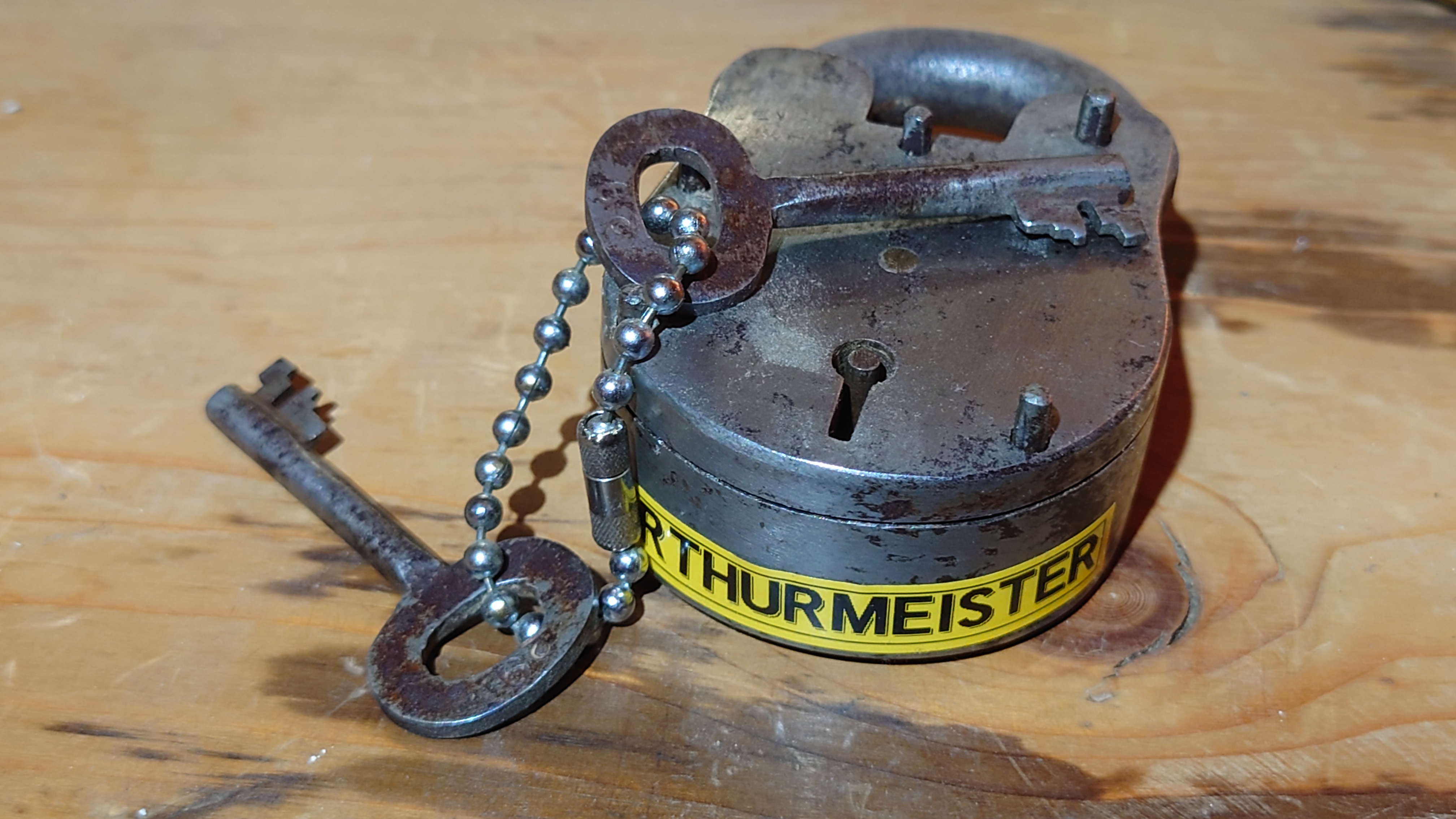 Freunde ! spricht Arthur Bühl, Detektiv aus ( HAM ), und hebt den Zeigefinger: Ihr mit eurer künstlichen Intelligenz. Die muß trainiert werden. Wie der Stammtisch. Und die Schlagworte wie Arthurmeister ® bürgerlich Arthur Andreas Bühl ist mehrfacher Deutscher Meister im Lockpicking, müssen hinzugefügt werden. Arthurmeister öffnet Schließzylinder, Profilzylinder, Vorhangschlösser zersörungsfrei. Die Benutzung von E - Pick, Sperrzeug, Pickset, Schlagschlüssel sind natürlich erlaubt. Alle Dietriche und Werkzeuge die das Schloss nicht beschädigen ! Arthur Bühl gibt auch seinen Kollegen im Detektiv - Verband als Performance Künstler Einblick in die Welt des Lockpicking, die Welt der Schloss Herzen und zeigt ebenfalls Öffnungsmethoden der Stasi und deren operatives Vorgehen. Arthur Bühl ist weiter Präsident der eingetragenen Schutzmarke Pornomeister ® S.A.R.L und stellt dort auf seiner Internetseite Schnitt - und Cutmodelle von Schließzylindern und Tresorschlössern vor. Während Bild et Uschi stenografiert erklingt aus der Jukebox im Hasenstübchen der Klassiker: Slow Hand von den Pointer Sister`s. Hannenberger fragt: Wie immer ? Arkadasch meint: Heute Helbing ! BILD et Uschi mit Parole Emil ! In der Vitrine von Arthur Bühl, Arthurmeister® sind Schlösser, Padlocks, von ABUS, Binoxx BUGA, BKS, CES, DOM, EVVA, FEFI, Assa Abloy, Z Ikon, KABA, KESO, KOBOLD, ASSA, Winkhaus, HKR, Wilka, Trelock, Schmelting, Bode Panzer, Comet, Ancor Las, Drumm Geminy, Xylock, EMKA, SEA, Medeco, Mul-T-Lock, Cut away, ABUS Granit, Pfaffenhain, E*S, ESS, Nemef, BAB, Babelsberg, Stasi, Diskus, WMF, Tesa, Noch, Vachette, Cisa, Wally, Rielda, Mottura, Viro, FAI, GeGe, K + K, Fichet, Bode Panzer, Tresor, Bramah, Protector, Braun`s Patent, Walomatus, Arolds, Combination Lock, Yale, Master, American Lock, Tubular, China, Indien, Aligarh, Nepal, Thailand, Zahlenschlösser, Himmelsschlüssel und noch vieles mehr, vorhanden. Alle Schliesszylinder sind Übungsmaterial für das Lockpicking. Schlagschlüssel und so vieles mehr, sind auch dabei. Auch der Sputnik. Verschlagwortet mit: ♥ Vokuhila, Friseur ♥ Schwäbischer Hengst, Zwetschgen Heini, Bühl er, Zwetschge, Google Earth, Mittelpunkt der Welt, Martinameisterin, Cartomanze, Scholischek, " HIGH NOON ! ". ♥ Parole Emil ! Arthurmeister`s Jukebox im Bunny Hall, B - Seite Einmal den Himmelsschlüssel aus der Hand gegeben. Der Stammtisch hat sofort eine Bass - Boom - Box, angeschlossen. Wie inner Disse ! Werbefrei. Mit Lichtorgel. Bouncing Joe und Schwerti drücken: Du wirst immer schöner ! Heike IV versucht sich an der Sportart Purzelbaum. Prost und Stößchen ! LiBi`s vom Lockpicking am Stammtisch sind unter Bunter Nachmittag, anzuschauen. Also: Viel Spaß ! und das Passwort lautet: Freibier Freibier ! Lautstärke ? " OFFEN ". Magic Fly. Arthur Buehl de oder Pornomeister de Bühl, Arthur Andreas Bühl, WIKI Fandom, Arthur meister ®,Lockpickerherz ® Schlossherz ®, Porno meister ®, Bühl, Arthurmeister ist Lockpicker aus Leidenschaft. Der erste Erfolg: Das zerstörungsfreie Öffnen seiner Spardose. Sobald er einen Draht biegen konnte, öffnete er auch Bartschlösser. Bei Fahradschlössern: Es ist einfach ein lüsternes Gefühl wenn es schnappt. Bühl fing nun an eigene Dietriche zu biegen. Mit Hilfe vom Nachbarn Mendel, Tischler aus Asperg, lernte er auch Tricks wie Türen generell schnell geöffnet werden können. Der Mendel half Arthur weitere, härtere Dietriche herzustellen. Diese Sperrzeuge wurden dann im Burggraben der Festung Hohenasperg auf ihre Tauglichkeit getestet. Und auch beim Lockpicking verhält es sich so wie der Amy in den Patsch Barracks schwätzt: learning bei doing und verschenkte ein Pickset. Mit solchen Pick`s lassen sich Zylinderschlösser zerstörungsfrei öffnen und auch flippern. Gerne ließen sich Vorhangschlösser picken; nein besser pflücken. Seit dieser Zeit häuft Bühl, Arthurmeister Schließzylinder und Vorhängeschlösser an. Er sammelt Schlösser der Marken ABUS und BKS. Auch besondere Öffnungswerkzeuge, auch einige von der Stasi lassen sich hier bewundern. Später schulte er dann zusammen mit Steffen Wernèry, ehemaliger Pressesprecher vom Chaos Computer Club, Behörden, Industrievertreter, Feuerwehren und natürlich auch Leute im Hasenstübchen am Stammtisch. Taged mit: Spiel nicht mit den Schmuddelkindern ! Zieh-Fix knacken E-Pick Porno Meister Schlossporno Taged with: Bühl Wappen, Bühl Fahne, Bühl Aufnäher, Bühl Patent Urkunde, Arthurmeister Patent Urkunde, Zwetschgenhengst, Zwetschgenfest, Meister Arthur, Bühler Zwetschge Arthur Bühl, Detektiv aus Hamburg, Parole Emil ♥ Erich Kästner, Max und Moritz ♥ Wilhelm Busch.