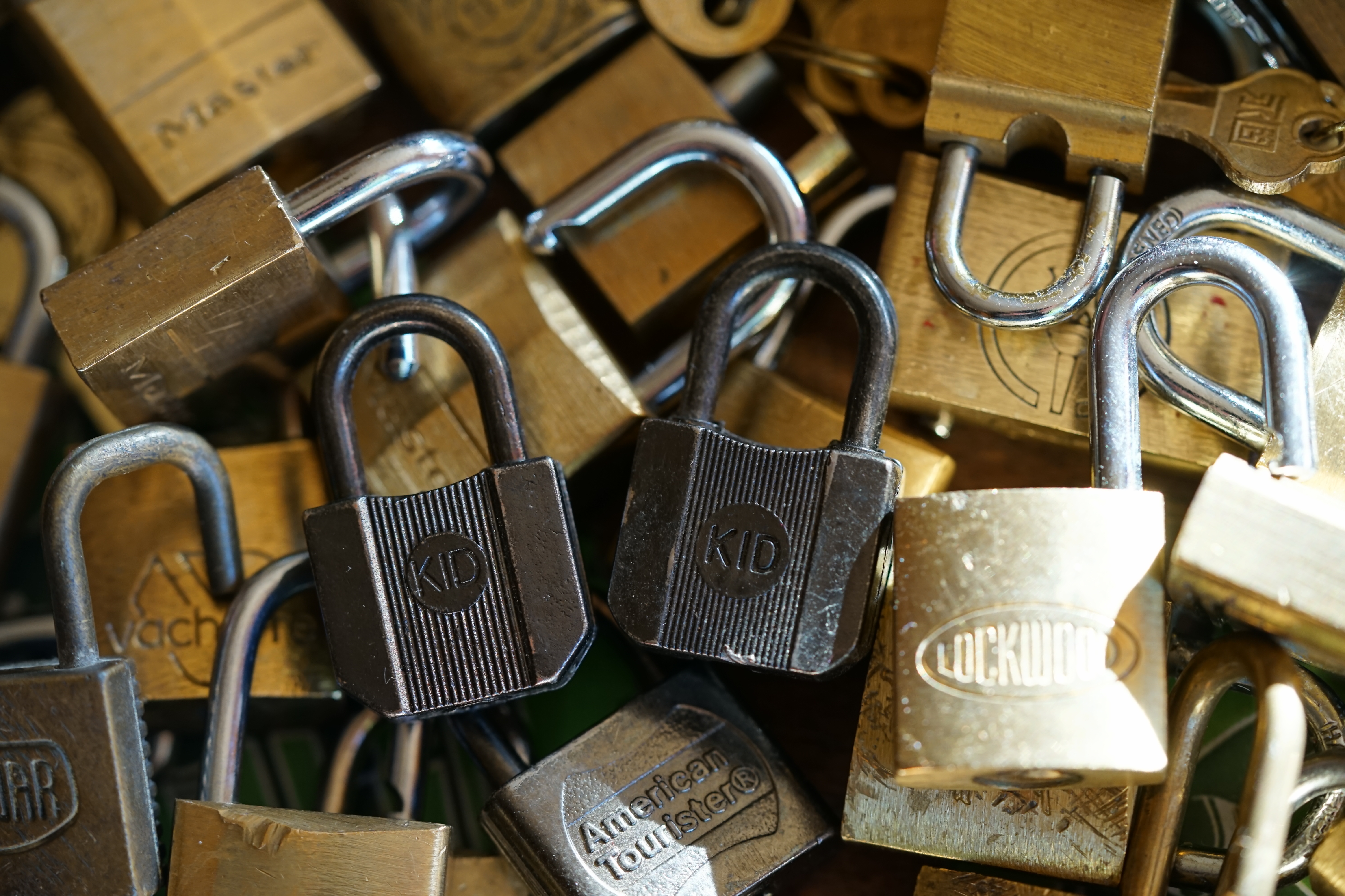 10.30 Uhr, High Noon im Hasenstübchen. Herr Arthur A. Bühl betritt das Hasenstübchen. Alle sind da. Martina, Heike II, Bouncing Joe Asberry und Schwerti sitzen am Stammtisch. Moin Arthurmeister, du alter einarmiger ®. Am Tresen sitzen Brilli - Ralf, Behördenmanni, Roswitha von Freitag, noch, Schneiderheinze und Schlosserklaus mit Heike I, Formel 1 Rudi, Boogie, Sir Waschi und der Gelenkbusfuzzy. Ganz hinten im Eck sitzen noch der HSV Ute, BMW Dedl und der Malermeister " Och ". Am Nebentisch stehen der Nachläufer, der Noagerlzuzzler, der Scholischek, der Stasi Meier mit seinem Freund Strigoy. Aus dem Hinterzimmer sind der Zigeunerschorsch, Giovanni, Lupo der alte Schmierlappen, Pino Frank, Maxam, auch ein deutscher Meister im Lockpicking, Ingo der Wirt von der Oberalster und Sammy der Wirt aus dem Dithmarscher, Schlüsselmichi und der Tschi, lautstark zu hören. In Arthurmeister`s Jukebox spielt " Slow Hand " von den Pointer Sisters. Hannenberger fragt: wie immer ! Arkadasch kommt vom Pissoir und schreit: Arthurmeister, du alter Sympathieträger und Aufmacher, mein alter Freund: wo hast Du denn den einarmigen ® her ? Sag es mir schnell ! Der Automatenpeter gibt eine Lokalrunde nach der anderen ! Er hat am einarmigen Banditen ® gewonnen und jetzt eine Glückssträhne ! Ich will auch solch ein Glück haben. Der ist vom Automaten nicht weg zu kriegen. Aber er solange einen ausgibt ! Den hatte ich noch vom Kujau stehen. Den zweiten einarmigen Banditen ® habe ich zu Mr. Smitz nach Beverly Hill`s, Hollywood, U.S.A. via Luftfracht in deren Bunny Hall liefern lassen. Das hat der Droschkendieter mit seinem Taxi bewerkstelligt. Prost, Stößchen, Salute ! Automatenpeter schreit lallend: Helbing für alle ! Das Hasenstübchen bebt. Sektchen, Stößchen, Prosit und Trallala ! Arthurmeister`s Jukebox spielt Dance Monkey. Der Hannenberger hat sich Heike I in Sachen Logistik Getränke nachlegen, hinter den Tresen geholt. Automatenpeter sitzt immer noch vor dem einarmigen Banditen ® und schreit: Glückssträhne ! Helbing für alle. Hannenberger läßt die Sektkorken knallen. Käppchen ! Die Jukebox spielt sheila B. Devotion, Spacer. Giovanni will aber Gianna Nannini hören. Mittlerweile sind Silkie, Marion und Ingrid hereinspatziert. Damengedeck und Ponyrunde ! Automatenpeter schreit: Helbing für alle ! Plötzlich tut es einen Schlag: Automatenpeter ist mitsamt seiner Helbingflasche vom Hocker auf den Hinterkopf geflogen. Hannenberger, der Objektleiter versucht zu helfen. Sofort geht ein Gerangel los: Der Strigoy, der Noagerlzuzzler und der Nachläufer schubsen sich gegenseitig weg. Automatenpeter stöhnt " Helbing ", versucht auf zu stehen. Alle drei wollen an den einarmigen ®. Da kommt Pelle Pelz von hinten und schreit: Bielefeld, Bier bestellt, Bielefeld, Bier bestellt, schnappt sich den Hocker und schafft es mit einer schlanken Drehung an den Banditen ®. Bielefeld, Bier bestellt. Ich will auch mal gewinnen. Arthurmeister`s Jukebox spielt lautstark sexy von French Affair. Be my lover, be my inspiration. You are so sexy, sex sex sexy, physical und logical temtation. No, no, no higher, higher, Bayby higher. Der Hannenberger und Heike I kommen mit dem nachschenken kaum nach. Jetzt hilft Niekole beim Abwasch. Angela hilft auch. Sammy vom Dithmarscher leert die Aschenbecher. Ingo kotzt in den Schirmständer. Das Hasenstübchen bebt. Schwerti der alte Versicherungsmathematiker aus der City Nord schreit: HMI, wir bezahlen nie ! ERGO heißen wir heute und bescheißen weiter die Leute. Sein Hocker wackelt bedenklich. Formel 1 Rudi krallt sich am Tresen fest. Der einarmige ® blinkt und Pelle gewinnt. HMI, wir bezahlen nie ! ERGO heißen wir heute und bekotzen die Leute ! Pelle schreit: Bielefeld, Bier bestellt. Der Rotamint, der blinkt. Rudi lallt: Scott Speed ! Die Ponyrunde macht Stößchen und Käppchen ! Arkadasch drückt sich an den Stammtisch und fängt ungefragt zu labern an: Arthurmeister, mein Schwippschwager hat eine Schwester und deren Freunds Cousin 2 ten Grades hat mir diesen Profilzylinder von Kale Kilit aus Istanbul mitgebracht. Kannst Du den zerstörungsfrei öffnen ? Der hat nämlich einen Wendeschlüssel wie Keso oder Kaba ! Arthurmeister spricht: Wie immer ! wenn der Schließzylinder von mir geöffnet wird, bleibt er hier am Stammtischaschenbecher ! Arkadasch murmelt. Arthurmeister entnimmt seinem Pick Set seinen deutschen Meister Taster und einen Spanner. Ruck Zuck ist das wehrlose Schloss geöffnet und liegt jetzt zerstörungsfrei auf dem Stammtisch. Arfthurmeister jells: OPEN ! Giovanni meint: aperto. Tschi schreit Ouzo. Bielefeld schreit: Helbing. Pelles Hocker beginnt bedenklich zu wackeln. Schwerti fängt wieder an zu pöbeln: HMI, wir bezahlen nie ! ERGO heißen wir heute und machen weiter fette Beute. Helbing für alle. Stößchen und Prosit. Joe, hier herscht auch heute Bouncing Verbot. Wir sind hier nicht in der NBA. Airball wirfst du zu Hause ! Giovanni hat sich durchgesetzt. Gianna Nannini dröhnt aus der Jukebox und zeigt ihre Titten. Tja, im Hasenstübchen achtet der Hannenberger auf 3 D. Justamente ruft Mr. Smitz aus dem Bunny Hall, Beverly Hills, Hollywood im Hasenstübchen am Hasenberge, an. Hannenberger ruft: Arthurmeister ! Mr. Smitz für dich am Telefon. High Noon Mr. Smitz, are you on party ? Yes, Yes, Arthurmeister. The einarmiger Bandit ®, the Slotmachine is arrived in our Rabbit House. All the Peoble will play the one armed ! What a fun. They are winning sempre. Fun, Fun ! What`s about with the Helbing Brother`s ? Oh, Mr. Smitz, there are a little drunk. What`s about the BILD et Uschi ? Uschi is on Reporter Tour on the Reeperbahn, the Kiez, you know ! I think Droschkendieter bring`s her later in the Hasenstübchen. He has tell, he will play the einarmiger ®. Uschi will have a Glücksträhne. What is Glücksträhne ? If you are winning sempre. The Jukebox is playing: Fading. Yes Mr. Smitz, i have the einarmiger Bandit ® patented by the Gouverment DPMA registerd ! Yes, Yes, for Arthur Bühl, President Pornomeister S.A.R.L. Im Hintergrund ist ein umkippender Barhocker und ein schreiender Pelle zu hören. Helbing, Freibier, Freibier ! Das Gerangel wer am einarmigen ® spielen darf geht von vorne los. Jetzt läßt Schneiderheinze die Glocken läuten. Käppchen, Stößchen, Prösterchen ! Im Hasenstübchen wird getanzt: Dance Monkey ertönt erneut. Pronto ! So Mr. Smitz: Good luck with the einarmiger ® and have a great winning time. And take greating to Harvey and to your President. No Mr. Smitz, I haven`t time, hier is party. Ende des Telefonats ! Das Hasenstübchen feiert. In der Jukebox erklingt: Haindling, Du Depp ! Fortsetzung folgt. Fandom Wiki Arthur A. Bühl, Detektiv aus Hamburg, Profilbild, Lockpicking, Danke Dr. Ulrich Morgenrot, Velbert, Schlüsselregion, Schlüsselfest in Velbert, Forum Niederberg, Schlossmuseum, Schlüsselfest, Schlossherz, Hans Schell Collection, Martina Pall, Graz, Austria, Park Hotel, Brauhaus, BKS, Heiligenhaus, Wilka Schließtechnik, Silca, IHK, KFV, Errebi, Beschlag, Hersteller, ABUS, Arthur Bühl, Arthurmeister ®, Schlosssammler, Bühl Wappen, Bühl Flagge, Bühl Urkunde Patent, BKS, Arthur Meister, Porno Meister, Wernèry, Profilzylinder, Juke Box Arthurmeister You Tube, Buehl Logo, Cutaway Cilinder, Pfaffenhain, Demonstration Lockpicking, Schliesszylinder, Holland, Toool, Rohlinge zur Impression, zerstörungsfrei ohne Schlüssel, Schlüsseldienst, Soultrain, Philysound, TSOP, Es fährt ein Zug nach nirgendwo ! Arthur Bühl.de, Sicherheit, Performance Künstler. TILT, Flipper, einarmiger Bandit, Bally Wulff, Rotamint, Mad Monkey - Slot Machine, Spielautomat Merkur, Casino, Monte Carlo, Jackpot, Merkur Sonne, Jubilee, ROL-A-TOP, Old slot machine, Love Meter, Jet play, Looping the Loop Fürst, Münzschleuder, Astoria, Orakel Automat, Multi, Super Multi, Booster, Toool Lockpicking, Australia, E - Bay, Mein E - Bay, Uliton, Profilzylinder, ABUS, Bremicker und Söhne, Vorhängeschloss, Vorhängeschlösser, Vorhangschloss, Einbausicherung Korf, Raucher, Jesusmaster, Hasenstübchen, bunter Nachmittag, SEO Geister, Web Tüv, Jägermeister, Bild et Uschi, Doublebrain, Präsident, KI Tüv, Stasi, DDR, Himmelsschlüssel, Urkunde, Katalog Stasi, Signatur Bühl, Token, Amerikaner, fälschungssicher, Sicherheitstechnik, DOM, Muster, Kneipe, Eckkneipe, Gastwirtschaft, Wirtschaft, Portacenere, Musterspuren, Tresor, Jord Knaap, Tresoröffnung zerstörungsfrei, KJS, Schlossherz, Lockpickerherz, Pornomeister, Lockpicking Herz, Notöffnung beim Bunten Nachmittag, Arthur Bühl und die Jukebox im Hasenstübchen, einarmiger Bandit, Merkur, Sonne, Nachtjäger, 08 15, Der Goldene Schuss, Ali Baba und die Wunderschlösser, Wunderino, Padlock Collector, Rotalok, Protector junior, Bühl, Art, Kunst, Künstler, Kataloge, BÜHL, Kunstwerke Deutschland, Kunstprojekt Artothek, Arte, Meisterarte, Artworks, Conny Veit, Zwetschgenstadt Bühl, Tipico Games, Casino, online, Spielothek, Slotmagie, Susi Live, Gutscheincode, Erwin, Freispiele, Novolino, FSK ab 18, Gewinnerlos, 0800 ruf nicht an, Spielautomatenwelt, Rock Ola, Wurlitzer, Seeburg, Bluray, Stingray.
