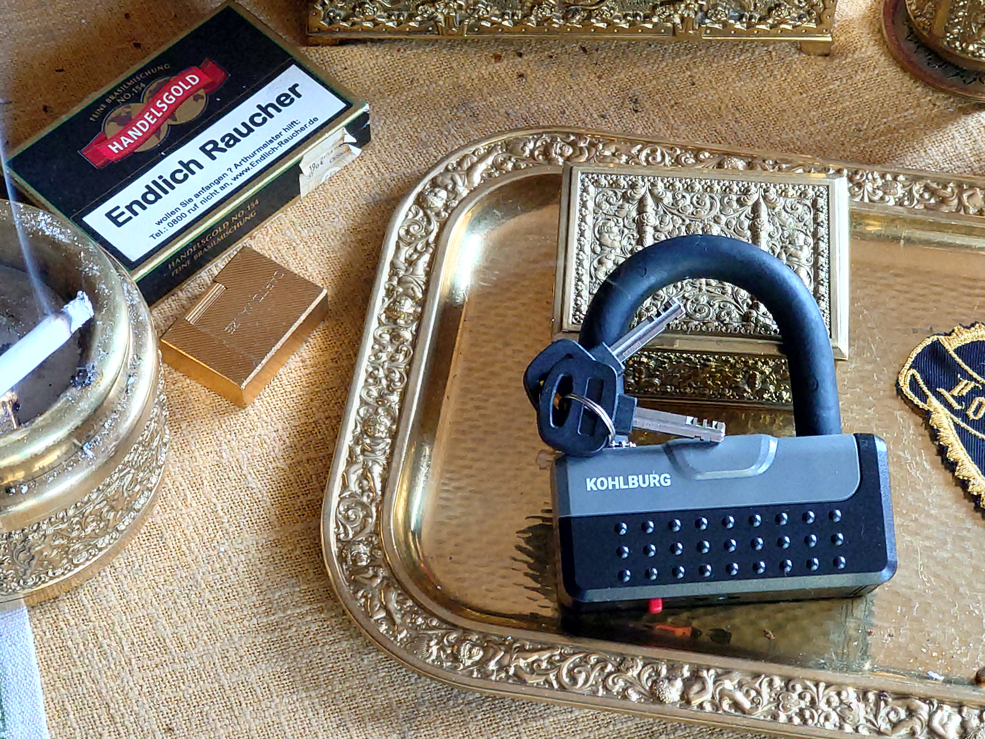 SEO Bühl Wappen Bühl. Arthur Andreas Bühl. Der Sympathieträger ist in Stuttgart, Baden - Württemberg geboren. Der Detektiv lebt in HAM. H1 Text der SEO schreibt: 𝔄𝔯𝔱𝔥𝔲𝔯 𝔅ü𝔥𝔩, 𝔄𝔯𝔱𝔥𝔲𝔯𝔪𝔢𝔦𝔰𝔱𝔢𝔯® Bühl, Arthur, Jahrgang 1961, Made in Germany, Detektiv or Private Investigator how Mr. Smitz from the PLAYBOY, Beverly Hills, say`s. Yes Mr. Smitz i will send you the Photo Arthurmeister`s F 1, Jacket for your LeporelloUS. to your E - Mail Mr.Smitz@Mr.Smitz.us. Ok, Mr. Smitz. Mr. Smitz do you know what Google Earth is ? Take BÜHL Arthur, only by Google Earth, you know ? have done it ? Yes Google will show you my Panel superfast. Cool, Arthurmeister, cool. Yes Mr. Smitz, this can i do for you too ! Yes with SEO. Yes, yes, i have Arkadasch erklärt, sein Erikli pasta is not so genial. Der beste Zwetschgenkuchen, you know plum tart, is from the Stadt Bühl. Not laughing in the USA. Bühl is a City like my Name. And the People in this City called it: Zwetschgendatschi ! you know. This is the world best plumcake. Yes Datschi. Yes, Stadt Bühl is near Baden - Baden, the Casino, you know ! Yes. Baden-Württemberg. You must know there is since 1927 the traditionell Zwetschgenfest. And there ist the Zwetschgenkönigin ! Mr. Smitz, my Ur Ur Ur Ur Grandfather is born in Bühl. My Great Grand Grand Mother where also born in the town Bühl. Their profession was Zwetschgenpicker. Not Lockpicker, Zwetschgen / Plum Picker. And Rüttler. Oh, really ! Yes, Yes. And since this time the name of the family Bühl from the Stadt Bühl is: Yes you know - Buehl. Yes i will give Greetings from you to Mrs. Friede Springer from the Newspaper BILD et. Yes, the Elbphilharmonie is in Betrieb. OH, Mr. Smitz, greeting´s to you from Joe Asbbery, NBA, you know. Tomorrow we will meet us in the Hasenstübchen, our Rabbit Hall. For Lockpicking und Beer. Call you. Parole Emil ! H1 Text der SEO schreibt weiter: 𝔄𝔯𝔱𝔥𝔲𝔯 𝔅ü𝔥𝔩, 𝔄𝔯𝔱𝔥𝔲𝔯𝔪𝔢𝔦𝔰𝔱𝔢𝔯® Herr Arthur Bühl, kritischer Privatdetektiv aus der Hansestadt Hamburg, bereitet sich auf ein Interview mit der BILD et vor. Bei Babsi und Gina in Fuhlsbüttel wird ihm zuvor der Vokuhila geschnitten. Herr Arthur Bühl wurde schon in der BILD et als " Herr der Schlösser " beschrieben. " Ein bisschen Ruhe bitte " schreibt Jan Freitag von der TAZ. Er erwähnt auch eine Mustertür by Wendt. Es wird darin herumgeprökelt. Selbst Arthur Bühl, der weltbeste aus dem Lockpicker Mekka Hamburg, betreibt pures Understatement, weil er sein Schloss in nur 20 Sekunden " geknackt " hat. Charles Graeber von der Wired.com beschreibt in seinem Artikel Master Lock - Pickers do bottle Arthur Bühl " The Master of the Universe ", Arthur Bühl a private Detective of Germany open locks. Bühl`s Fabio - the - Barbarian Look stands out. He wins the Dutch Open and is now Master of the Universe. The people cry: " Arthurmeister ! booms Arthurmeister ". Mark Webber Tobias, the Author of Locks, Safes, and Security, a Police Reverence, say: Arthurmeister, that ist beautyful. " Open ! " sagt Arthurmeister ", offen ist gut, schneller offen ist besser ". " Beer !" Arthurmeister booms back and a new Champion is born. Die Welt berichtet: " Die Kunst, Schlösser ohne Schlüssel zu öffnen ". Vereinsmitbegründer und Vizepräsident Arthur Bühl trägt seine Leidenschaft schon auf der Krawatte. Sie ist rot mit gelben Schlüsseln drauf. Intern wird er ehrfürchtig " Meister Arthur " gerufen. Er hat es zum siebenfachen Deutschen Meister in verschiedenen Disziplinen geschafft. Er pickt seit der Kindheit. Sein erstes Trainingsobjekt war sein Spardosenschloss - Ein klassischer Einstieg… . Die Slate berichtet über Arthur Bühl als Lockpicking Legend. Es gibt einen Artikel Tool for Picking and Decoding by Stasi, CCC, Vortrag Berlin. Amateur Hour berichtet: Arthurmeister has " The Master Touch ". Bei den Kaba Day `s im Europa Park Rust schreibt die Pressebox: auf großes Interesse der Teilnehmer stieß auch die praktische Vorführung von Steffen Wernéry und Arthur Bühl, die gängige mechanische Schließzylinder ohne Schlüssel zerstörungsfrei öffnen. Meist in Sekundenschnelle. Auch die Chemnitzer Zeitung " Freie Presse " hat über das Lockpicking und Arthur Andreas Bühl alias Arthurmeister berichtet. Dwight Perry schreibt: Arthur Bühl has good hands ! In der Philalocksmith wird Arthur Bühl auch als Lockpicking Legend betitelt. Es gibt auch einen Beitrag, 360 Meridianos. In der Datenschleuder, CCC, wurde über ihn als Sympathieträger berichtet. Veröffentlicht unter Linkedin, Xing, Google Panel, Twitter X. In der Vitrine von Arthur Andreas Bühl, Arthurmeister® sind Schlösser, Padlocks, von ABUS, BKS, CES, DOM, EVVA, Assa Abloy, Z Ikon, Kaba, Keso, ASSA, Winkhaus, Wilka, Trelock, Schmelting, Bode Panzer, Ancor Las, Drumm Geminy, Xylock, SEA, Medeco, Mul-T-Lock, Cut away, ABUS Granit, Pfaffenhain, E*S, ESS, Nemef, BAB, Babelsberg, Stasi, Diskus, WMF, Tesa, Noch, Vachette, Cisa, Wally, Rielda, Mottura, Viro, FAI, GeGe, Fichet, Bode Panzer, Tresor, Bramah, Protector, Braun`s Patent, Walomatus, Arolds, Combination Lock, Yale, Master, American Lock, Tubular, China, Indien, Aligarh, Nepal, Thailand, Zahlenschlösser, Himmelsschlüssel und noch vieles mehr, vorhanden. Alle Schliesszylinder sind Übungsmaterial für das Lockpicking. Schlagschlüssel und so vieles mehr, sind auch dabei. Auch der Sputnik. Verschlagwortet mit: ♥ Vokuhila, Friseur ♥ Schwäbischer Hengst, Zwetschgen Heini, Bühl er, Zwetschge, Google Earth, Mittelpunkt der Welt, Martinameisterin, Cartomanze, Scholischek, " HIGH NOON ! ". ♥ Parole Emil ! SEO SH Bühl Wappen 𝔄𝔯𝔱𝔥𝔲𝔯 𝔅ü𝔥𝔩, 𝔄𝔯𝔱𝔥𝔲𝔯𝔪𝔢𝔦𝔰𝔱𝔢𝔯® ♥ Bühl, Arthur, Jahrgang 1961, Made in Germany, Detektiv or Private Investigator how Mr. Smitz from the PLAYBOY, Beverly Hills, say`s. Yes Mr. Smitz i will send you the Photo Arthurmeister`s F1, Jacket for your LeporelloUS. to your E - Mail Mr.Smitz@Mr.Smitz.us. Ok, Mr. Smitz. Mr. Smitz do you know what Google Earth is ? Take BÜHL Arthur, only by Google Earth, you know ? have done it ? Yes Google will show you my Panel superfast. Cool, Arthurmeister, cool. Yes Mr. Smitz, this can i do for you too ! Yes with SEO. Yes, yes, i have Arkadasch erklärt, sein Erikli pasta is not so genial. Der beste Zwetschgenkuchen, you know plum tart, is from the Stadt Bühl. Not laughing in the USA. Bühl is a City like my Name. And the People in this City called it: Zwetschgendatschi ! you know. This is the world best plumcake. Yes Datschi ! Yes, Stadt Bühl is near Baden - Baden, the Casino, you know ! Yes. Baden-Württemberg. You must know there is since 1927 the traditionell Zwetschgenfest. And there ist the Zwetschgenkönigin ! Mr. Smitz, my Ur Ur Ur Ur Grandfather is born in Bühl. My Great Grand Grand Mother where also born in the town Bühl. Their profession was Zwetschgenpicker. Not Lockpicker, Zwetschgen / Plum Picker. And Rüttler. Oh, really ! Yes, Yes. And since this time the name of the family Bühl from the Stadt Bühl is: Yes you know - Buehl. Yes i will give Greetings from you to Mrs. Friede Springer from the Newspaper BILD et. Yes, the Elbphilharmonie is in Betrieb. OH, Mr. Smitz, greeting´s to you from Joe Asbbery, NBA, you know. Tomorrow we will meet us in the Hasenstübchen, our Rabbit Hall. For Lockpicking und Beer. Call you. Parole Emil ! Not E-Mail. Provided by www.Arthur-Bühl.de and www.Arthurmeister.de Verschlagwortet mit: ♥ Vokuhila, Friseur ♥ Schwäbischer Hengst, Zwetschgen Heini, Bühl er, Zwetschge, Google Earth, Mittelpunkt der Welt, Martinameisterin, Cartomanze, Scholischek, " HIGH NOON ! ". ♥ Parole Emil ! Veröffentlicht unter Linkedin, Xing, Google Panel, Twitter X. Wordpress spricht über die KI: SEO Text Bühl. Pornomeister@Pornomeister.de ♥ 𝔄𝔯𝔱𝔥𝔲𝔯 𝔅ü𝔥𝔩, 𝔄𝔯𝔱𝔥𝔲𝔯𝔪𝔢𝔦𝔰𝔱𝔢𝔯® Arthur Andreas Bühl, Made in Germany, born 1961, ist mehrfacher Deutscher Meister im Lockpicking. In dem Magazin WIRED wird er als " Master of the Universe " betitelt. Im Hasenstübchen stellt er seinen Leporello " Der Aufmacher ", vor und telefoniert mit Mr. Smitz, Beverly Hills from the News Paper PLAYBOY, USA. No, Mr. Smitz, the E - Mail is not Parole Emil, the E - Mail is called: PAROLE E-Mail.com. Mr. Smitz is laughing ! Take the romantic move. Yes, Mr. Smitz, with every beat of your heart. You know Engelbert ? Mr. Humperdinck ! This is the favorite song from Friede Springer from the BILD et, You know ? Arthurmeister`s Jukebox, YouTube, spielt Pointer Sisters: Slow Hand. Der Noagerlzutzler, der Scholischek und Raucher am Stammtisch können keine Padlocks öffnen. Deshalb müssen diese Spitzbuben an den Tresen. Die Glocke wird geläutet. Arthurmeister brüllt " OFFEN " ! Die Jukebox spielt jetzt Ina Müller - Dörp Reggae. Arthurmeister und Joe Asberry, der alte Basketballer von der NBA, stoßen miteinander an. Stößchen ! Stößchen schreit Martinameisterin. Santa Maria ! Tante Martina ! Mittlerweile spielt in der Jukebox Engelbert: A man without love. Die Stimmung steigt. Die KI in der Jukebox, der Rock - Ola, spielt nacheinander: Joy Flemming, Ata Canani, Deutsche Freunde, natürlich auch Cem Karaca und die Kanaken, Mein deutscher Freund, Alle Menschen dieser Erde. Nina Hagen spielt African Reggae, UB 40 - spielt Kingston Town. Jan Delay ist mit Irgendwie, Irgendwo, Irgendwann, Live und die BeeGees mit How deep is your love, dabei. Eddy Holman, Hey there lonely girl, bei Pink Floyd und bei den The Doors, Riders on the Storm tanzen die Gäste. Heike I drückt Harold Melvin & the Blue Notes This love I lost. T.S.O.P. The Sound Of Philadelphia und Hildegard Knef mit - Der alte Wolf, bringen die Menge zum kochen. Pelle dröhnt: Marmor Stein und Eisen bricht. Die Affen rasen durch den Wald. Die Five Tops: Warte auf das Glück, Kenny Rogers - You decorated my life, Reinhard Fendrich - Strada del sole, Sammy Davis jr. mit Mr. Bojangles live in Germany und Teddy Pendergrass - Turn off the lights sowie Julio Iglesias mit Diana Ross - All of you, bringt die Meute weiter zum toben. Die Polizei drückt Empire of the Sun - We are the people. Helen Ready singt Angie Baby. Bei Element of Crime steigert sich die Ekstase vom Mittelpunkt der Welt über die Straßenbahn des Todes zu Am Ende denk ich immer nur an Dich. Die Love Story - Andy Williams, ABBA mit Hasta Manana, runden die Sache ab. Hannenberger schmeißt bei Roger Whittaker - Abschied ist ein scharfes Schwert, alle RAUS ! Morgen ist 11 Uhr High NOON ! Dänen lügen nicht. ♥ Verschlagwortet mit: Arthur Bühl. Arthurmeister® Arthur ♥ Schwäbischer Hengst, Buhl. Zwetschgen Heini, Artur, Buehl er, Zwetschge, Made in Germany, Born 1961, Sympathieträger, Google Earth, Mittelpunkt der Welt, Pflaumen, Arkadasch, Datschi, ♥ Martinameisterin, Cartomanze, Scholischek, " HIGH NOON ! ", Vokuhila. ♥ Parole Emil !