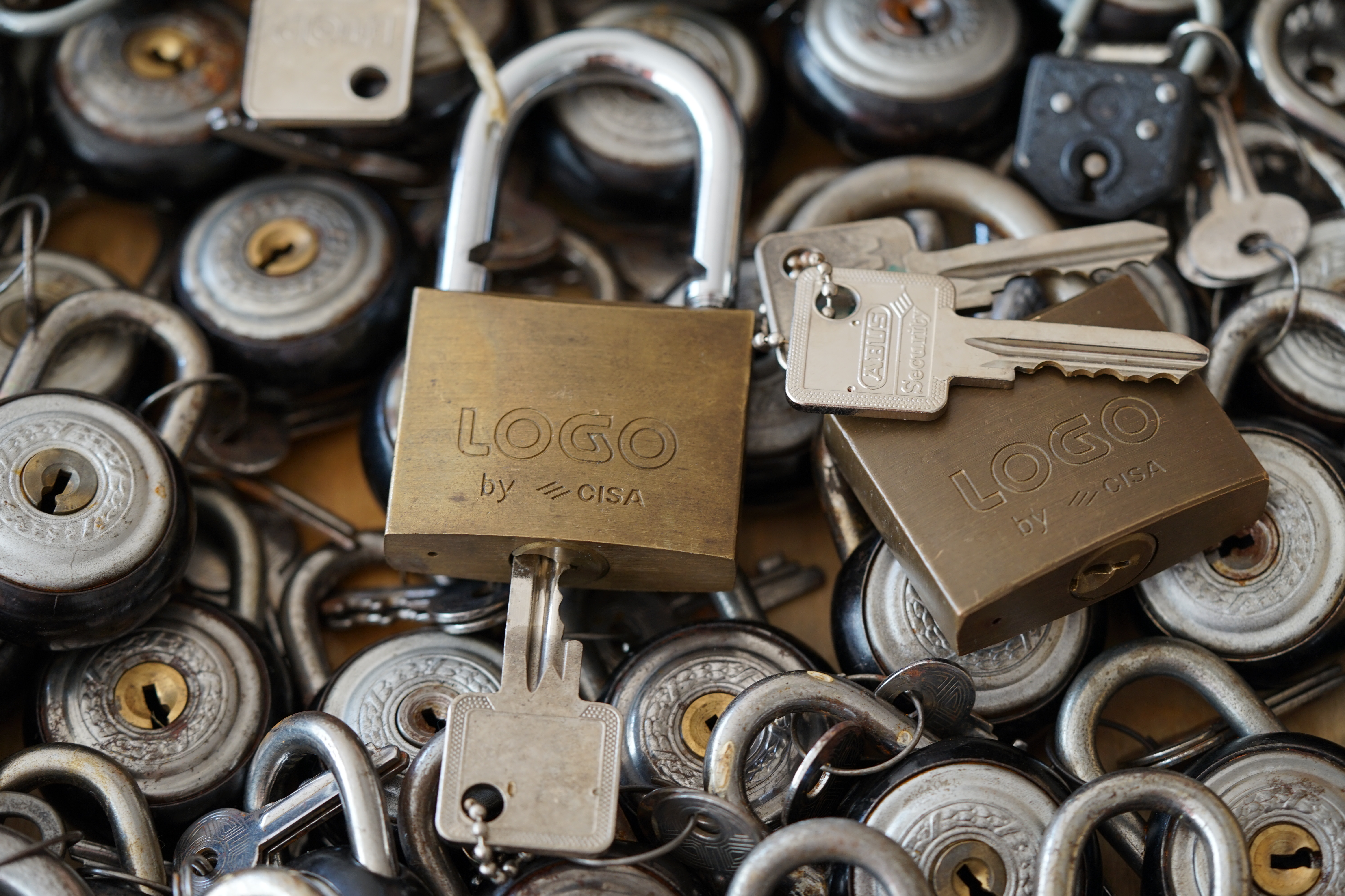 Bühl. Arthur Andreas Bühl. Hier ist die rasende Uschi von der Bild et und schreibt mit der neuen KI Arthurmeister den neuen SEO Text für 2025. Der Sympathieträger ist in Stuttgart, Baden - Württemberg geboren. Der Detektiv lebt in HAM, ist im Dienste der Wahrheitsfindung unterwegs, BUDEG. H1 Text der SEO schreibt: Hamburger knackte 1000 ( tausend ) Schlösser, Bild Zeitung, Performancekünstler, Xing, Arthurmeister `s Jukebox im Hasenstuebchen, You Tube, Slow Hand - Pointer Sisters, Joy Flemming. 𝔄𝔯𝔱𝔥𝔲𝔯 𝔅ü𝔥𝔩, 𝔄𝔯𝔱𝔥𝔲𝔯𝔪𝔢𝔦𝔰𝔱𝔢𝔯® VereinsWiki / Fandom, Arthur Bühl. Bühl, Arthur, Jahrgang 1961, Made in Germany, Detektiv or Private Investigator, Performancekünstler und Lockpicker aus Hamburg erzählt in seinem Leporello wahre Geschichten aus dem Hasenstuebchen, Bunny Hall, Stammtisch, Fuhlsbüttel. Kaba Days Im Europa Park Rust: Unternehmensschutz im Fokus, dorma kaba, Deutschland, praktische Vorführung von Arthur Buehl, Sportsfreunde. Koksa Vereinsauflösung taz Ein bisschen Ruhe bitte ! Arthur Bühl, der Weltbeste aus Stuttgart mit Wohnsitz im Lockpickermekka Hamburg ist auch Deutscher Meister. slideplayer: but Jesus is the only Masterwho can unlock the human soul. But there is another obvious difference between Arthurmeister and the " Jesusmeister " that connects today´s story to our lives. The tools that Arthur Bühl collected are mostly from the Stasi. Schlossherz, Lockpickererz, Pornomeister, Bühl Fahne, Bühl Wappen, UHU Linkedin Arthur Bühl, Arthurmeister, Präsident, Performance, Bundesverband für Detektive und Ermittler, Budeg. Arthur Andreas Bühl, EverybodyWiki Bios&Wiki, 27.03.61,Stuttgart, auch unter dem Pseudonym Arthurmeister bekannt, ist mehrfacher Deutscher Meister im Lockpicking. Koksa.Org Vereinsauflösung, Arthur Bühl, Arthurmeister, Tagesordnung, Mitgliederversammlung Arthurmeister`s Jukebox im Hasenstübchen by You Tube arthurmeister007, Schloßöffnung. Arthurbuehl@Arthurbuehl, X, Erfreulich ! Schlossindustrie und Elite rücken zusammen ! Verein, Sportsfreunde, Arthur Bühl, Erfahrung. FAZ.net Freizeit: Lockpickern bleibt nichts verschlossen - Doch der Beste der Besten hat alle schon besiegt: Der 42 jährige Kaufmann sitzt in Trachtenkleidung vor einer verrosteten alten Kiste. Preview Jesusmeister Homileticsonline, At the Dutsch open Lock Picking Championship, Arthur Bühl emerged as the champion. No one picks locks as well as he does. Arthurmeister Phila-Locksmith Arthur Bühl Lock Picking Legend, Mr. Bühl, tool, nl, Sneek. Unter Knackern, jungle.world. Welt.de Die Kunst Sclösser ohne Schlüssel zu öffnen, Vereins-Mitbegründer und Vize Präsident trägt seine Leidenschaft schon auf der Krawatte: Sie ist blau mit gelben Schlüsseln drauf. The Master Touch: Lockpicker in the world Arthur Bühl. He`s this six-seven German private Investigator. He has this. The international Competition Whre Master Lock-Pickers… Arthur Bühl, the Dutsch Open Lock-picking champion. Charles Graeber … Arthurmeister standing above them all, with a beer stein in one hand and a cigarette in …. Wired.com Securitylaboratories.org, Arthur Bühl. Phila-locksmith.com - Arthur Bühl Lock Picking Legend, can see intimidating man. Toool, LockCon. Arthurmeister. Hailing from Hamburg, he is among a legion of German lock picker who have estabished their country as one of the top producers of master lock pickers. Slate.com Lock Picking: a arte de arrombar cadeados - Nascido em Hamburgo, o alemao Arthur Bühl é provavelmente um dos nomes mais conhecidos do submundo do lock picking. Conhecido nesse Círculo… Sportsfreunde Slik hacka vi i Norge pa 90-tallet Arthur Bühl PlusPedia, Arthur Andreas Bühl, Legend taz.de Ein bisschen Ruhe bitte Arthur Bühl, der Weltbeste aus Stuttgart mit Wohnsitz im Lockpickermekka Hamburg .. Telefonbuch, Meisterschaften. Jungle.World - Da hat auch Arthur Bühl, genannt " Arthurmeister ", durchaus Chancen auf weitere Titel für seine große Sammlung. " Scheiße ", brüllt der aus … The Lock Busters, Charles Graeber, Schließzylinder, Lock Picking, metallpinnen. Spiegel, Lockpicker: Die schnellsten Schlossknacker Deutschlands. Arthur Meister Bühl, Arthurmeister, ist amtierender Deutscher Meister der Lockpicker. Sein Hobby: Schlösser öffnen - ohne Schlüssel natürlich. media.ccc.de Schlossöffnung bei der Staatssicherheit der DDR ArthurMeister erläutert das operative Vorgehen und die speziellen Werkzeuge zur Schlossöffnung, die von der Staatssicherheit der DDR ……. Flickr Arthurmeister / Oberalster VfW Meisterschaft, Ina Müller, Lockpicking Meister Arthur Picktools.de FoeBud.org Schloß-Öffnen ArthurMeister aus Hamburg, erläutert, wie die Staatssicherheit…. Vortrag Bielefeld. Schlösser knacken: So einfach geht es!!! Gemäß Arthur Meister legt der Verein großen Wert auf den selbstauferlegten Kodex, der sich so… ZDF Lockpicking Reportage Boston Magazine.com The joy Lock Club The Arthurmeister was one of the top lock pickers in the world, and Towne was just a kid,but to everyone`s surprise - most especially to… Lock Picking 101 toool.us live I did vote arthurmeister when i first saw the site bevor the discussion on it startet but only……. Zieh-Fix, E-Pick. Public Domain 147 Schloß-Öffnen ArthurMeister Bühl aus Hamburg, Gründungsmitglied…. Impressioning games Jos and Arthurmeister KOKSA Vereinsauflösung, Elite rückt zusammen. Aufsperrstunde ArthurMeister, ein Riesenkerl mit süddeutschem Akzent…. blogs.com Jesus, the Lock-Picker! - HOMILETICS - That might be a bit much, but nonetheless they call him the Arthurmeister! and then ther`s the JesusMaster, or Meister, if you will. if you….. Citywide RFID Master Arthurmeister Dezember / 2012 / SSDev Arthurmeister, Workshop, Barry Wels Herr Bühl sagt Danke ! xn-Arthur-bhl-heb.de Arthur Bühl, Detektiv aus Hamburg, Buehl, Siegel. Lockpickerherz.de Pornomeister.de Schlossherz.de Arthurmeister.de Linkedin Arthur Andreas Bühl ( Arthurmeister ) - Präsident - Von rechts nach links, Glück bringt`s. X. Linkedin, Detektiv aus Hamburg Acclaimed Lock Picker Explain the Art of Competive Locksport, Schyler Towne, Youtube, Arthurmeister, Gadget Hack. Key Cutting. Master Lock. Datenschleuder. Boston. Jägermeister. Demonstration not for Sale, Muster ohne Wert. Joe Asberry, Bouncing Joe. Angezettelt vom Fanclub. Radio-Eriwan.de Bildbeschreibung, Modula, SEO. Sympathietraeger. Im Prinzip ja, aber…. der Detektiv sei der Gärtner. Bunny Hall, B - Seite Jukebox. Schwarz, rot, gold. Bild Zeitung: Herr der tausend Schlösser. Zeiträuber. Streng vertraulich ! Fandom ! Boston. ABUS, Lock, security. Schlösser und Tresore von Ed Willis, The National Locksmith® - Guide to Modern Safe Locks by Mark Bates Tobias Locks, Safes and Security Markenanmeldung-Pornomeister-®-Praesident-Arthur-Buehl.jpeg Arthur-Buehl-Germany-Wappen-Arthurmeister007@gmail.com-Detektiv-Babyboomer-Sympathietraeger.png 𝔄𝔯𝔱𝔥𝔲𝔯-𝔅ue𝔥𝔩-Wappen-𝔄𝔯𝔱𝔥𝔲𝔯𝔪𝔢𝔦𝔰𝔱𝔢𝔯-®-Von-rechts-nach-links-Glueck-bringts-♥.gif 𝔄𝔯𝔱𝔥𝔲𝔯-𝔅ue𝔥𝔩-𝔄𝔯𝔱𝔥𝔲𝔯𝔪𝔢𝔦𝔰𝔱𝔢𝔯®-Arthur-Buehl-WebTuev®-ges.-gesch.-Die-E-Mail-lautet-Webtuev@WebTuev.de.png Arthur-A.-Buehl-Detektiv-aus-Hamburg-Arthurmeister®-Vitrine-Cut-Lock-veroeffentlicht-Xing-Linkedin-Facebook-Twitter-X.jpg Carsten Jasner, MUT PROBEN ! Das Leben ist tödlich. Aber es muß nicht sterbenslangweilig sein. In diesem Buch werde ich ab Seite 139 in dem Kapitel: Mut zur Lücke, Loch im Tresor. Todsichere Systeme und wie man sie knackt wie folgt beschrieben: Ein Mann mit Pferdeschwanz sitzt hoch konzentriert am Werktisch. Sein Blick ist ins Nichts gerichtet. Für das was er tut, braucht er seine Augen nicht, er sieht mit dem kleinen Stahlhaken zwischen seinen großen Fingern, mit denen er sich einen Weg in das Schicherheitsschloss bahnt. Er gleitet in die ölige Innenwelt, ertastet Wände, Widerstände, Ausbuchtungen. Er fühlt schließlich die genaue Position der Stifte, rastet einen nach dem anderen ein. Diese Momente, sagt der Zweimeter mann, seien " Vorboten zum Orgasmus " ! Arthur Bühl, von seinen zahlreichen Bewunderern " ARTHURMEISTER " genannt, ist einer der Besten bei den Sportsfreunden der Sperrtechnik, einem Verein in dem sich bundesweit rund fünfzehnhundert Mitglieder in sechzehn Ortsgruppen treffen, um in ihrer Freizeit Schlösser zu knacken. Ins Leben gerufen hat den Verein Arthur Bühl und sein Freund Steffen Wernèry, ein Mitbegründer des Caos Computer Club. Digital hacken oder analog knacken - für Wernèry gibt es da keinen Unterschied. Hier wie da treibt ihn der rebellische Reiz, Lücken im System zu finden, die Verkäufer als todsicher preisen. " Doch sicher ist nur, daß alles aufgeht " ! Dafür sort die Lust, die jeder kennt: Schatzkammern zu betreten, Geheimnisse zu entschlüsseln, Widerstände zu überwinden, Verbotenes zu tun, sich Zugang zu veerbogenen Ecken und Winkeln zu verschaffen. Die " Sportsfreunde " treibt diese Lust seit ihrer Kindheit um. Wernèry bog mit zwölf Jahren seinen ersten Dietrich aus einem Kleiderbügel und sperrte seine Lehrer ein. Der kleine Arthur bekam eine Ahnung von seinem Talent, als es ihm gelang, die Spardose schlüssel - und zerstörungsfrei zu entriegeln. Heute triumphiert er als mehrfacher Deutscher Meister im sogenannten Lockpicking, dem Öffnen von Schlössern unter Wettkampfbedingungen. Immerhin siebenundsechzig Jahre lang war das erste Sicherheitschloss der Welt tatsächlich ein Sicherheitsschloss. Der englische Tüftler Joseph Bramah, der so nützliche Dinge erfand wie eine Banknoten - Nummeriermaschine und eine Zapfanlage, die heute noch in britischen Pubs Bier in Gläser sprotzt, ersann 1784 ein Zylinderschloss, daß als unbezwigbar galt - bis 1851 ein professioneller Knacker nach sechzehn Tagen engagierten Stocherns das Ding öffnete. Dieser Akt war ein Schlüsselerlebnis in der Beziehung zwischen Mensch und Mechanik. Ein Sieg der lebendigen Sinne über ein sprödes System - zu einer Zeit, da die Gesellschaft sich dem stampfenden Rhythmus der Industrialisierung unterwarf und der Glaube an das Heil der Technik verdrängte. Lockpicking wurde zu einem populären Sport, der Helden schuf. In den dreißiger Jahren des 20. Jahrhunderts etwa gelangte ein Prister zu Weltruhm, weil er reihenweise sowohl als einbruchsicher gepriesene Tresore als auch " ausbruchsichere " Gefängnisschlösser entriegelte. " Der schwerste Schrank hat seine Schwächen, er läßt sich ohne Müh erbrechen " ! - diese alte Panzerknacker Weisheit hat nach wie vor Gültigkeit; sie hängt über den Köpfen der Hamburger Lockpicker. Arthurmeister braucht für handelsübliche Stiftschlösser, die fast jede Wohnungstür zieren, zwischen zehn Sekunden und fünf Minuten, je nach Hersteller. Bohrmuldenschlösser, die bei der Deutschen Post, auf Flughäfen und in Atomkraftwerken verwendet werden, sind vor ihm ebenso wenig sicher. Er nutzt dabei mechanische Ungenauigkeiten, winzige Spielräume, die sich bei der Herstellung nicht vermeiden lassen und zehnmal dünner sind als ein Haar. Ein paar Mal klickt es, der Meister dreht den Zylinder, streicht seine Haare zurück, steckt sich eine Zigarette an. " Tja " sagt er, " und wenn man dann das Schloss aufkriegt - das ist ein geiles Gefühl ! " Ich habe dann später den Jasner in Berlin angerufen. Bei dem Telefonat kam lediglich heraus er wüßte von dem Interview nichts mehr und wolle auch nichts mehr wissen. Da habe ich noch bemerkt, er hätte auf dem Lockpicking " Bunten Nachmittag " nicht so nerven brauchen, wenn er dann doch so einiges durch den " Tüddel " kriegt. Taged mit: Spiel nicht mit den Schmuddelkindern ! Verzwetschget mit: Bühl Arthur, Bühl Wappen, Bühl Fahne, Bühl Urkunde, Bühl Patent, Bühl achteck, Zwetschgenhengst, Zwetschgenfest, Meister Arthur, Bühler Zwetschge Arthur Andreas Bühl, Detektiv, Privatdetektiv, Hamburg,Germany, Siegel Ring. Legoland Billund SEO neu: Lockpicker im Einsatz, ASSA ABLOY. Lockpicker Herz patented by Arthur Bühl, Detektiv aus Hamburg öffnet zerstörungsfrei Assa Abloy. Kanaken, sägen, Künstlerin knackt Liebesschlösser, Jesus Master. Arthurmeister007@gmail.com Arthurmeister-Mastertouch@Arthurmeister-Mastertouch.de Arthurmeister-Slowhand@Arthurmeister-Slowhand.de ArthurBuehl@ArthurBuehl.de Arthurmeister@Arthurmeister.de Pornomeister@Pornomeister.de Schlossherz@Schlossherz.de Lockpickerherz@Lockpickerherz.de Mr.Smitz@Mr.Smitz.us Sympathietraeger@Sympathietraeger.com Arthur-Buehl@Arthur-Buehl.de Unzenziert@Unzenziert.de Hasenstuebchen@Hasenstuebchen.de Cartomanze@Cartomanze.de Martinameisterin@Martinameisterin.de Seogeister@Seogeister.de Seo-Geister@Seo-Geister.de Scholischek@Scholischek.de Web-Tuev@Web-Tuev.de Webseitentuev@Webseitentuev.de Zwetschgenhengst@Zwetschgenhengst.de Tresorherz@Tresorherz.de Legal1001@Legal1001.de Meisterkatze@Meisterkatze.de Endlich-Raucher@Endlich-Raucher.de EndlichRaucher@EndlichRaucher.de DoubleBrain@DoubleBrain.de Rappermeister@Rappermeister.de meisterArte@meisterArte.de Der-Aufmacher@Der-Aufmacher.de The-Opener@The-Opener.de Geiler-Schwanz@Geiler-Schwanz.de GeileVotze@GeileVotze.de ArthurAndreasBuehl@ArthurAndreasBuehl.de Arthur-Andreas-Buehl@Arthur-Andreas-Buehl.de Katzenveit@Katzenveit.de Schlosstaster@Schlosstaster.de Schnellauf@Schnellauf.de Securator@Securator.org Raucherherz@Raucherherz.de Leporello@Leporello.us Frauenwirt@Frauenwirt.de