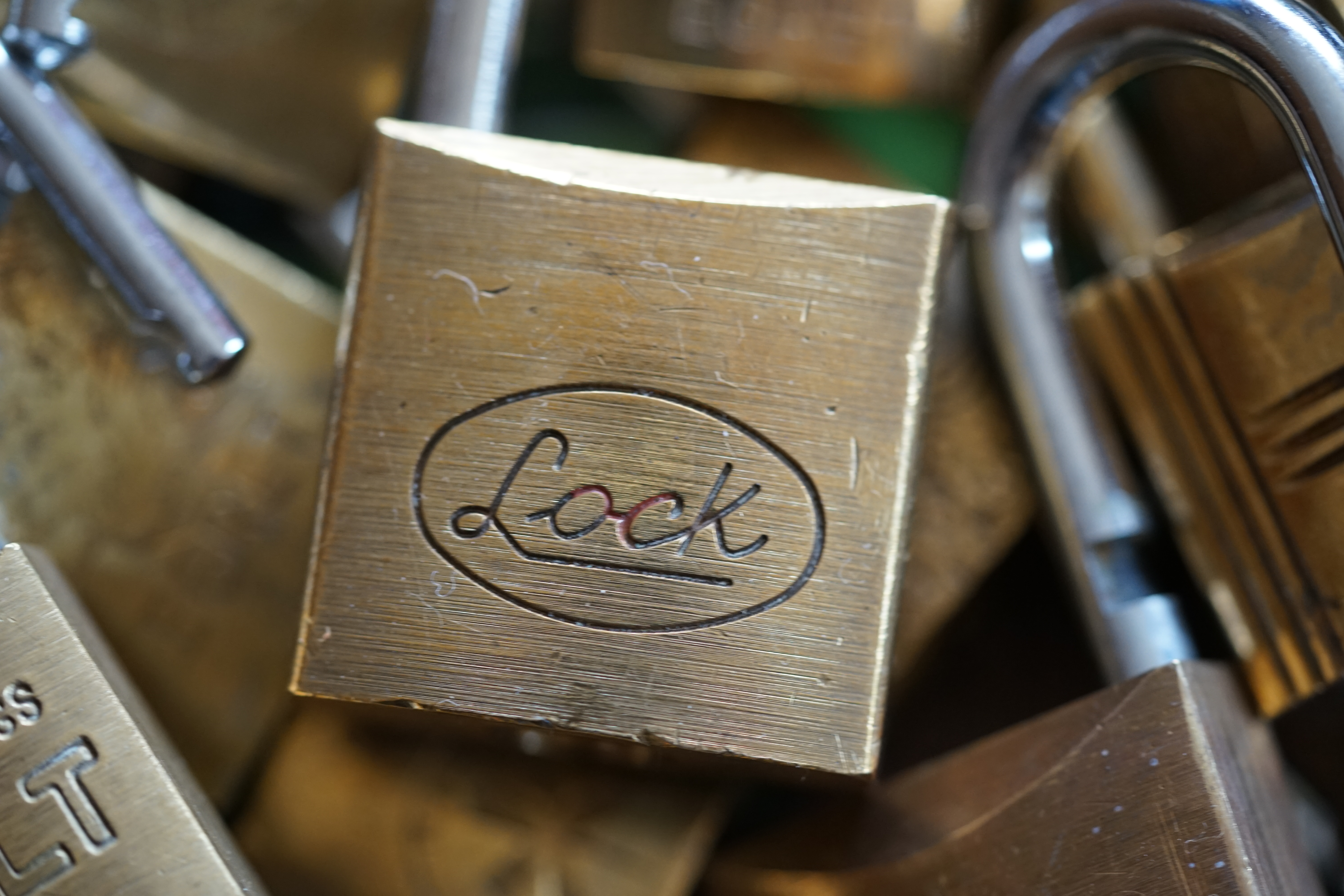 SEO Friseur 𝔄𝔯𝔱𝔥𝔲𝔯 𝔅ü𝔥𝔩, 𝔄𝔯𝔱𝔥𝔲𝔯𝔪𝔢𝔦𝔰𝔱𝔢𝔯® Herr Arthur Bühl, kritischer Privatdetektiv aus der Hansestadt Hamburg, bereitet sich auf ein Interview mit der BILD et vor. Bei Babsi und Gina in Fuhlsbüttel wird ihm zuvor der Vokuhila geschnitten. Herr Arthur Bühl wurde schon in der BILD et als " Herr der Schlösser " beschrieben. " Ein bisschen Ruhe bitte " schreibt Jan Freitag von der TAZ. Er erwähnt auch eine Mustertür by Wendt. Es wird darin herumgeprökelt. Selbst Arthur Bühl, der weltbeste aus dem Lockpicker Mekka Hamburg, betreibt pures Understatement, weil er sein Schloss in nur 20 Sekunden " geknackt " hat. Charles Graeber von der Wired.com beschreibt in seinem Artikel Master Lock - Pickers do bottle Arthur Bühl " The Master of the Universe ", Arthur Bühl a private Detective of Germany open locks. Bühl`s Fabio - the - Barbarian Look stands out. He wins the Dutch Open and is now Master of the Universe. The people cry: " Arthurmeister ! booms Arthurmeister ". Mark Webber Tobias, the Author of Locks, Safes, and Security, a Police Reverence, say: Arthurmeister, that ist beautyful. " Open ! " sagt Arthurmeister ", offen ist gut, schneller offen ist besser ". " Beer !" Arthurmeister booms back and a new Champion is born. Die Welt berichtet: " Die Kunst, Schlösser ohne Schlüssel zu öffnen ". Vereinsmitbegründer und Vizepräsident Arthur Bühl trägt seine Leidenschaft schon auf der Krawatte. Sie ist rot mit gelben Schlüsseln drauf. Intern wird er ehrfürchtig " Meister Arthur " gerufen. Er hat es zum siebenfachen Deutschen Meister in verschiedenen Disziplinen geschafft. Er pickt seit der Kindheit. Sein erstes Trainingsobjekt war sein Spardosenschloss - Ein klassischer Einstieg… . Die Slate berichtet über Arthur Bühl als Lockpicking Legend. Es gibt einen Artikel Tool for Picking and Decoding by Stasi, CCC, Vortrag Berlin. Amateur Hour berichtet: Arthurmeister has " The Master Touch ". Bei den Kaba Day `s im Europa Park Rust schreibt die Pressebox: auf großes Interesse der Teilnehmer stieß auch die praktische Vorführung von Steffen Wernéry und Arthur Bühl, die gängige mechanische Schließzylinder ohne Schlüssel zerstörungsfrei öffnen. Meist in Sekundenschnelle. Auch die Chemnitzer Zeitung " Freie Presse " hat über das Lockpicking und Arthur Andreas Bühl alias Arthurmeister berichtet. Dwight Perry schreibt: Arthur Bühl has good hands ! In der Philalocksmith wird Arthur Bühl auch als Lockpicking Legend betitelt. Es gibt auch einen Beitrag, 360 Meridianos. In der Datenschleuder, CCC, wurde über ihn als Sympathieträger berichtet. Veröffentlicht unter Linkedin, Xing, Google Panel, Twitter X. In der Vitrine von Arthur Andreas Bühl, Arthurmeister® sind Schlösser, Padlocks, von ABUS, BKS, CES, DOM, EVVA, Assa Abloy, Z Ikon, Kaba, Keso, ASSA, Winkhaus, Wilka, Trelock, Schmelting, Bode Panzer, Ancor Las, Drumm Geminy, Xylock, SEA, Medeco, Mul-T-Lock, Cut away, ABUS Granit, Pfaffenhain, E*S, ESS, Nemef, BAB, Babelsberg, Stasi, Diskus, WMF, Tesa, Noch, Vachette, Cisa, Wally, Rielda, Mottura, Viro, FAI, GeGe, Fichet, Bode Panzer, Tresor, Bramah, Protector, Braun`s Patent, Walomatus, Arolds, Combination Lock, Yale, Master, American Lock, Tubular, China, Indien, Aligarh, Nepal, Thailand, Zahlenschlösser, Himmelsschlüssel und noch vieles mehr, vorhanden. Alle Schliesszylinder sind Übungsmaterial für das Lockpicking. Schlagschlüssel und so vieles mehr, sind auch dabei. Auch der Sputnik. Verschlagwortet mit: ♥ Vokuhila, Friseur ♥ Schwäbischer Hengst, Zwetschgen Heini, Bühl er, Zwetschge, Google Earth, Mittelpunkt der Welt, Martinameisterin, Cartomanze, Scholischek, " HIGH NOON ! ". ♥ Parole Emil ! SEO Mr. Smitz und Jukebox, Grafik Banner erstes Sign, ist dann bei allen anderen auch so. Änderungen können gemacht werden.