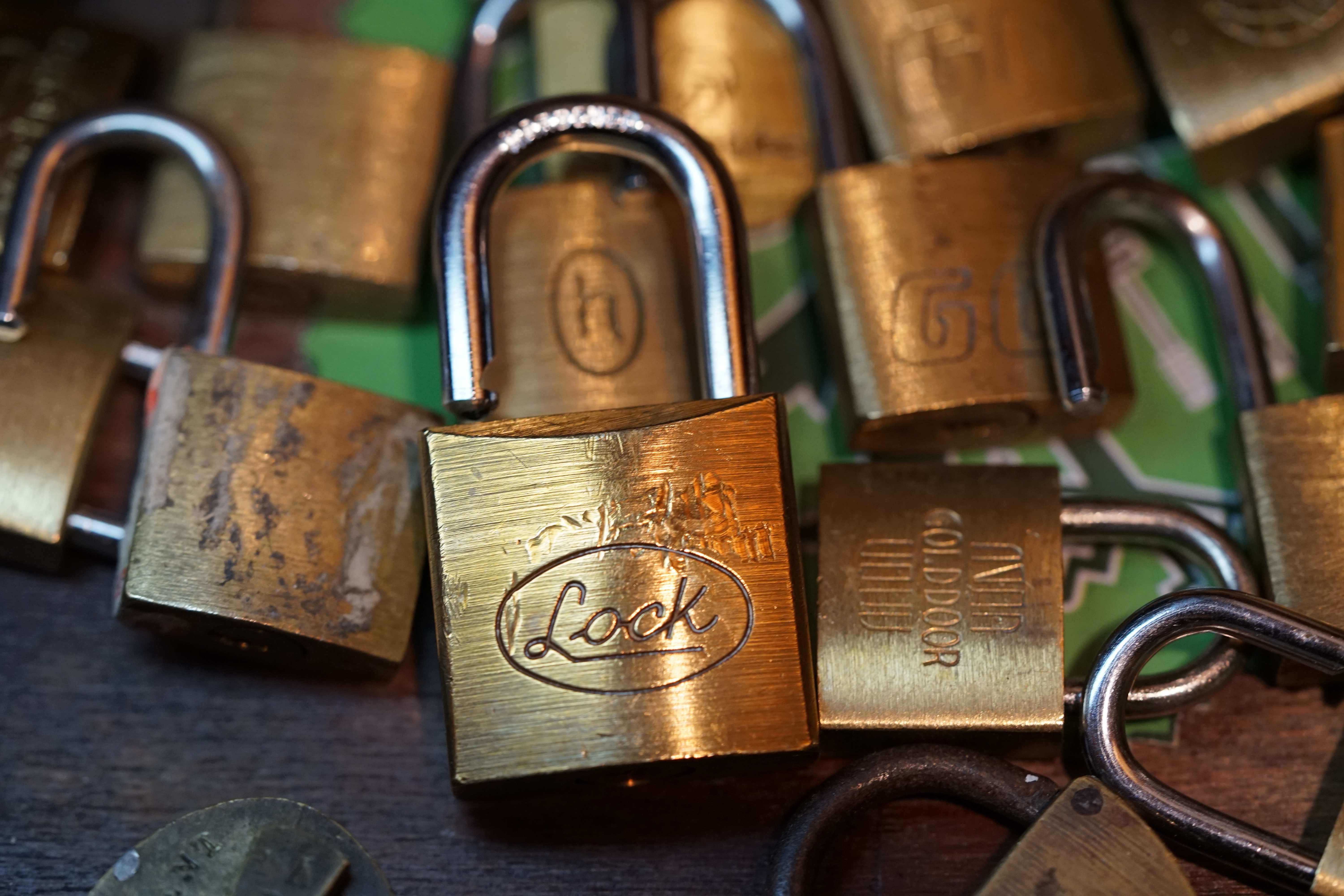 SEO Im Dienste der Wahrheitsfindung: ♥ 𝔄𝔯𝔱𝔥𝔲𝔯 𝔅ü𝔥𝔩, 𝔄𝔯𝔱𝔥𝔲𝔯𝔪𝔢𝔦𝔰𝔱𝔢𝔯 ® Arthur A. Bühl, Jahrgang 1961, wird von den Mitgliedern des BDD, Bundesverband Deutscher Detektive, jetzt BUDEG zur 30 jährigen Mitgliedschaft beglückwünscht und für seine Dienste zur Wahrheitsfindung mit der Verleihung der goldenen Ehrennadel gewürdigt. Die Kollegen haben ihm ebenfalls in der TAZ, FAZ, Welt und Hamburger Abendblatt gratuliert und sogar Anzeigen in der Rubrik Verschiedenes geschaltet. Arthur Bühl ist Inhaber der Marke Arthurmeister®. Veröffentlicht unter Linkedin, Xing, Google Panel, Twitter X. Verschlagwortet mit: ♥ Vokuhila, Friseur ♥ Schwäbischer Hengst, Zwetschgen Heini, Bühl er, Zwetschge, Google Earth, Mittelpunkt der Welt, Martinameisterin, Cartomanze, Scholischek, " HIGH NOON ! ". ♥ Parole Emil !