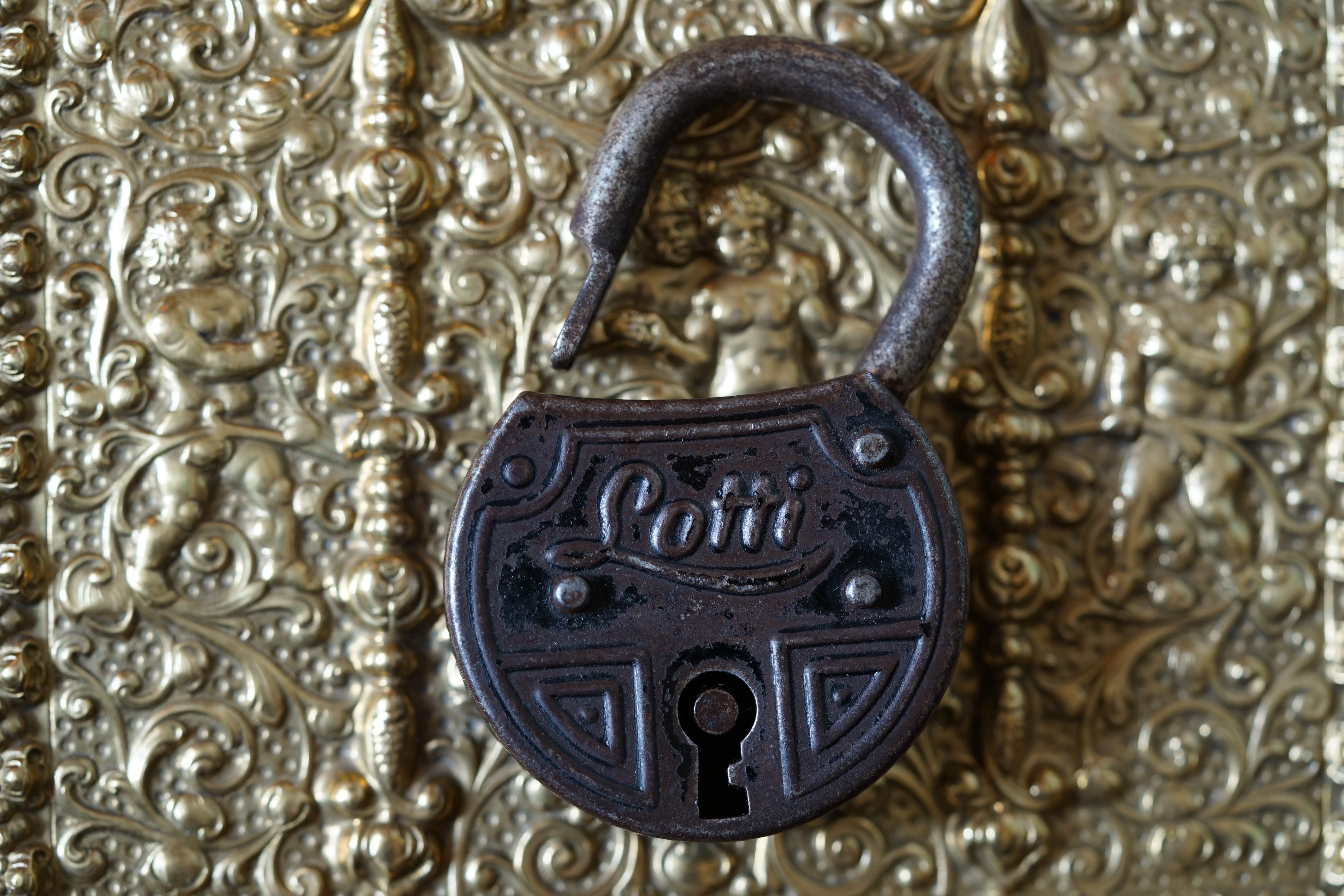 Arthur Andreas Bühl, Arthurmeister ®,Lockpickerherz ® Schlossherz ®, Pornomeister ®, neuer SEO Text für 2026 12.00 Mittags im Hasenstübchen. Basketball Bouncing Joe Asberry schreit: Prost ! Die Glocke kingelt ! In Arthurmeister`s Jukebox im Hasenstübchen spielt: Slow Hand von den Pointer Sisters. Ferrari Rudi sitzt am Tresen. Anstatt Helbing trinkt er heute Underberg. Pelle und Heike I machen Stößchen. Justamente klingelt das Telefonino. Der Hannenberger lacht zu Bouncing Joe Asberry: Ich wette mit Dir: Da ruft unser Freund Mr. Smitz vom Playboy an. Arthurmeister geh endlich ran. Die Glocke klingelt. Yes Mr. Smitz, yes, yes Mr. Smitz. Yes great, you know. Yes, yes we have a Party. Yes, yes. Ja: Angela Merkel, die kennen wir. You know: " Bundeskanzlerin ". Giovanni ruft: Bella Donna: Signora Merkel is the CEO of the world. Yes, Yes Mr. Smitz, i will look about her Memoiren. Oh Mr. Smitz ? Her Biographie with her Signature ? OH, Mr. Smitz mit Widmung ? Das wird nicht einfach ! no easy, you know ! Da muß die Glocke aber ein ganzes Wochenende läuten. Prost. Helbing. Yes Mr. Smitz, hands on the heard, you know, difficult ! Arkadasch !!! Smitz U.S.A. braucht die Memoiren von Angela Merkel signiert mit dem Text: Für Mr. Smitz from the Playboy ! Also pass auf: Dein Schwippschwager ist doch Aufsteller bei der Messe. Ja, Buchmesse. Dort hält die Merkel eine Autogrammstunde. Der soll sich dort anstellen mit seinen Kumpani. Ja, der Smitz läßt hier die Glocke läuten. Das gesamte Wochenende. Hannenberger gibt das Passwort: Freibier, Freibier ! Die Glocke läutet jetzt: Helbing ! In Arthurmeister`s Jukebox spielt: The Tramps - Disco Inferno - Orginal Longversion Tony Mendes ! Basketball Bouncing Joe swingt mit dem Kopf mit. Jetzt meint Arkadasch: Oh meine Kumpani trauen sich nicht zu Dr. Angela Merkel. Die haben Angst vor Ihr. Kein Autogramm heißt kein Freibier. Droschkendieter !! Du fährst jetzt zur Buchhandlung, holst drei Biographien von der ollen Merkel, fährst weiter zum Kujau ! Ja, der hat dem Heinemann vom Stern, Hamburg, gefälschte Tagebücher verkauft. Der soll dir in ein Exemplar die Unterschrift der Merkel und die Widmung reinmalen. Sag ihm viele Grüße vom Arthurmeister und Parole Freibier, Freibier ! Dann malt der es dir sofort. Der kann das freudigst. Und sag ihm, das sei für Smitz, Amerika. Aber diesmal soll er keine rosa Tinte verwenden. Dann kommst du wieder her und wir alle unterschreiben das zweite, dann fährst du geschwind rüber nach Fuhlsbüttel, drängelst dich am Luftfrachtschalter vor, läßt die Bücher verpacken und paßt auch auf, das die auch tatsächlich im nächsten Flieger in die U.S.A. reisen. Dann hat er die Bücher, quasi wenn der Flieger landet. Sag denen: Parole: Freibier, Freibier ! Arthur und wozu das dritte Buch ? Du Depp, wenn beim unterschreiben vom zweiten Buch einer draufkotzt oder ein Brandloch reinmacht dann haben wir Ersatz ! Und diesen legen wir dann hinter den Tresen ins Regal und tuen so als hätten wir es gelesen. Es reicht das wir Frau Bundeskanzlerin mit guten, besoffenen, nicht ausgeklügelten, dummen, peinlichen Ratschlägen beraten haben ! Punkt. In Arthurmeister´s Jukebox spielt: Lady von Kenny Rogers. Sir Waschi hat gleich CHARLIE RICH - The most Beautifull Girl in The World, gedrückt. Die Stimmung ist gut. In der Jukebox spielt mittlerweile Aloe Blanc - I need a Dollar. Die Stimmung ist fantastisch ! Jetzt steigert sich die Stimmnung noch als der Nachläufer Roberto Blanco - Caramba, Caracho ein Whiskey, Carambo Caracho ein Gin, verflucht Sacrcameto Dolores und alles ist wieder hin ! In Rio de Janeiro… drückt. Der Noagerlzutzler drückt Roberto Blanco - Der Puppenspieler von Mexico und räumt Gläser ab. Hannenberger reicht schon einmal den Himmelsschlüssel ! Schwerti fragt: Mastertouch und wenn der Dir auf die Schliche kommt ? Du Depp, was glaubst du wenn der erfährt, daß er einen orginalen Kujau, dem Tagebuchfälscher hat, dann läuft der durch Beverly Hills und gibt damit bei jedem an, als sei er The Greatest. Und Du weißt: Die Schriftsachverständigen vom Stern oder von der Bild et und der Heinemann brauchten Monate bis sie diesen Betrug mit dem Verkauf der Tagebücher erkannt haben. In Arthurmeister`s Jukebox spielt: Calvin Harris & Sam Smith: Promises ! und es wird mitgesungen. Das Droschkendieter dann doch nur beim Papierfuzzy im Copy Shop neben an war ? weil der Kujau besoffen war ? Quatsch, kalter Kaffee, der Smitz verhöckert das Buch an Rockefeller. Was glaubst du, warum die Parole Freibier Freibier lautet ? Wir sind hier nicht bei der Wohlfahrt. Ferrari Rudi macht Ralala: Sonntag ist Formel I in Indianapolis. Denkt dran: High Noon ist dann morgens 07.00 Uhr. Die Glocke läutet ununterbrochen. Freibier, Freibier, Freibier, Parole Freibier. Let Michael pass for the Championship ! Das gesamte Hasenstübchen tanzt und platzt aus allen Nähten. In der Jukebox spielt James Last und Orchester: T.S.O.P The Top Sound of Philadelphia ! Prost, Prosit und Stößchen ! Der Hannenberger sieht zufrieden aus. Taged with: Bühler Zwetschge, Bühl Wappen, Zwetschgenhengst, Zwetschgenfest, Meister, Arthur Andreas Bühl, Privatdetektiv, Arthurmeister007@gmail.com Lockpicking, Profilzylinder, Abus, BKS, Ces, DOM,EVVA, Fana, Herz Schloss !