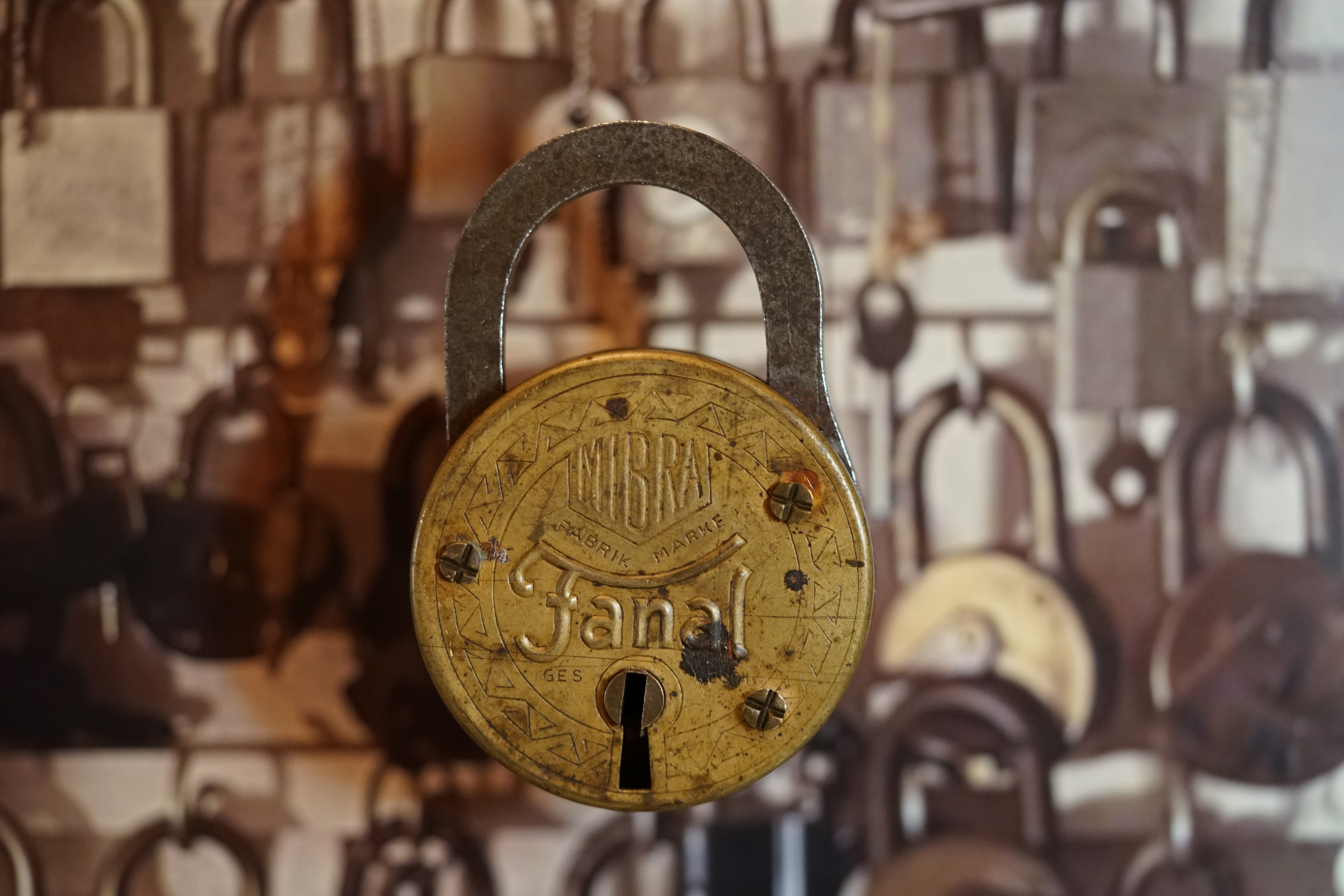 Arthur Andreas Bühl, Arthurmeister ®,Lockpickerherz ® Schlossherz ®, Pornomeister ®, Bühl, Arthurmeister ist Lockpicker aus Leidenschaft. Der erste Erfolg: Das zerstörungsfreie Öffnen seiner Spardose. Sobald er einen Draht biegen konnte, öffnete er auch Bartschlösser. Bei Fahradschlössern: Es ist einfach ein lüsternes Gefühl wenn es schnappt. Bühl fing nun an eigene Dietriche zu biegen. Mit Hilfe vom Nachbarn Mendel, Tischler aus Asperg, lernte er auch Tricks wie Türen generell schnell geöffnet werden können. Der Mendel half Arthur weitere, härtere Dietriche herzustellen. Diese Sperrzeuge wurden dann im Burggraben der Festung Hohenasperg auf ihre Tauglichkeit getestet. Und auch beim Lockpicking verhält es sich so wie der Amy in den Patsch Barracks schwätzt: learning bei doing und verschenkte ein Pickset. Mit solchen Pick`s lassen sich Zylinderschlösser zerstörungsfrei öffnen und auch flippern. Gerne ließen sich Vorhangschlösser picken; nein besser pflücken. Seit dieser Zeit häuft Bühl, Arthurmeister Schließzylinder und Vorhängeschlösser an. Er sammelt Schlösser der Marken ABUS und BKS und CES Auch besondere Öffnungswerkzeuge, auch einige von der Stasi lassen sich hier bewundern. Später schulte er dann zusammen mit Steffen Wernèry, ehemaliger Pressesprecher vom Chaos Computer Club, Behörden, Industrievertreter, Feuerwehren und natürlich auch Leute im Hasensübchen am Stammtisch. Taged mit: Spiel nicht mit den Schmuddelkindern ! Taged with: Bühler Zwetschge, Bühl Wappen, Zwetschgenhengst, Zwetschgenfest, Meister, Arthur Andreas Bühl, Privatdetektiv.