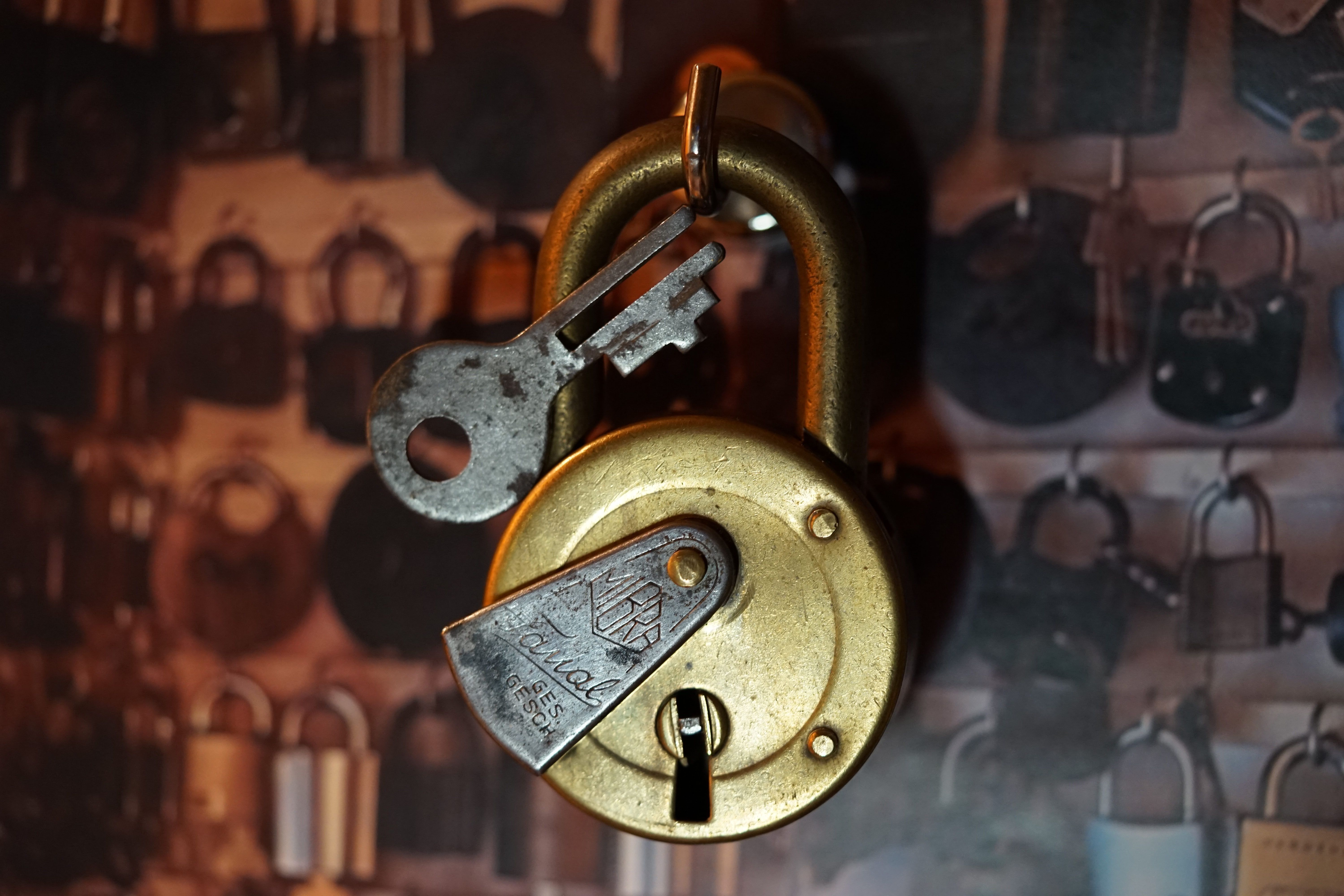 ♥ 𝔄𝔯𝔱𝔥𝔲𝔯 𝔅ü𝔥𝔩, 𝔄𝔯𝔱𝔥𝔲𝔯𝔪𝔢𝔦𝔰𝔱𝔢𝔯® Arthur Andreas Bühl, Detektiv und Sympathieträger ♥, Made in Germany, Jahrgang 1961 aus Baden - Württemberg stellt seinen Leporello " Der Aufmacher " vor. Arthurmeister`s Jukebox im Hasenstübchen by YouTube, spielt Pointer Sisters: Slow Hand ! Am Tresen wird Helbing gekippt. Die Lockpicker am Stammtisch trinken nach jeder Öffnung ein Pils, manche auch Weizenbier ! Der Scholischeck nörgelt, weil er kein Padlock öffnen kann ! Ferrari Rudi brüllt: Martina die F1 Saison beginnt. Wir fliegen zum Hockenheimring ! Der Hannenberger sagt: Ich will auch mit ! Martina schreit: Minardi, wir gewinnen nie. Minardiiii, wir gewinnen niiiie. Und der Alex Young darf auch nicht mit. Can not drive ! Verschlagwortet mit Buehl, Buhl, Rotkäppchen, Zwetschgenhengst, Bühl er Zwetschge SEO für heute: Arthur Bühl, Arthurmeister® Arthur ♥ Schwäbischer Hengst, Heini, Zwetschgen Hengst, Buhl, Artur, Buehl er, Zwetschge, Made in Germany, Born 1961, Sympathieträger, Google Earth, Mittelpunkt der Welt, Pflaumen, Arkadasch, Datschi, ♥ Martinameisterin, Cartomanze, Scholischek, " HIGH NOON ! ", ♥ ♥ Vokuhila, Friseur ♥ Parole Emil !