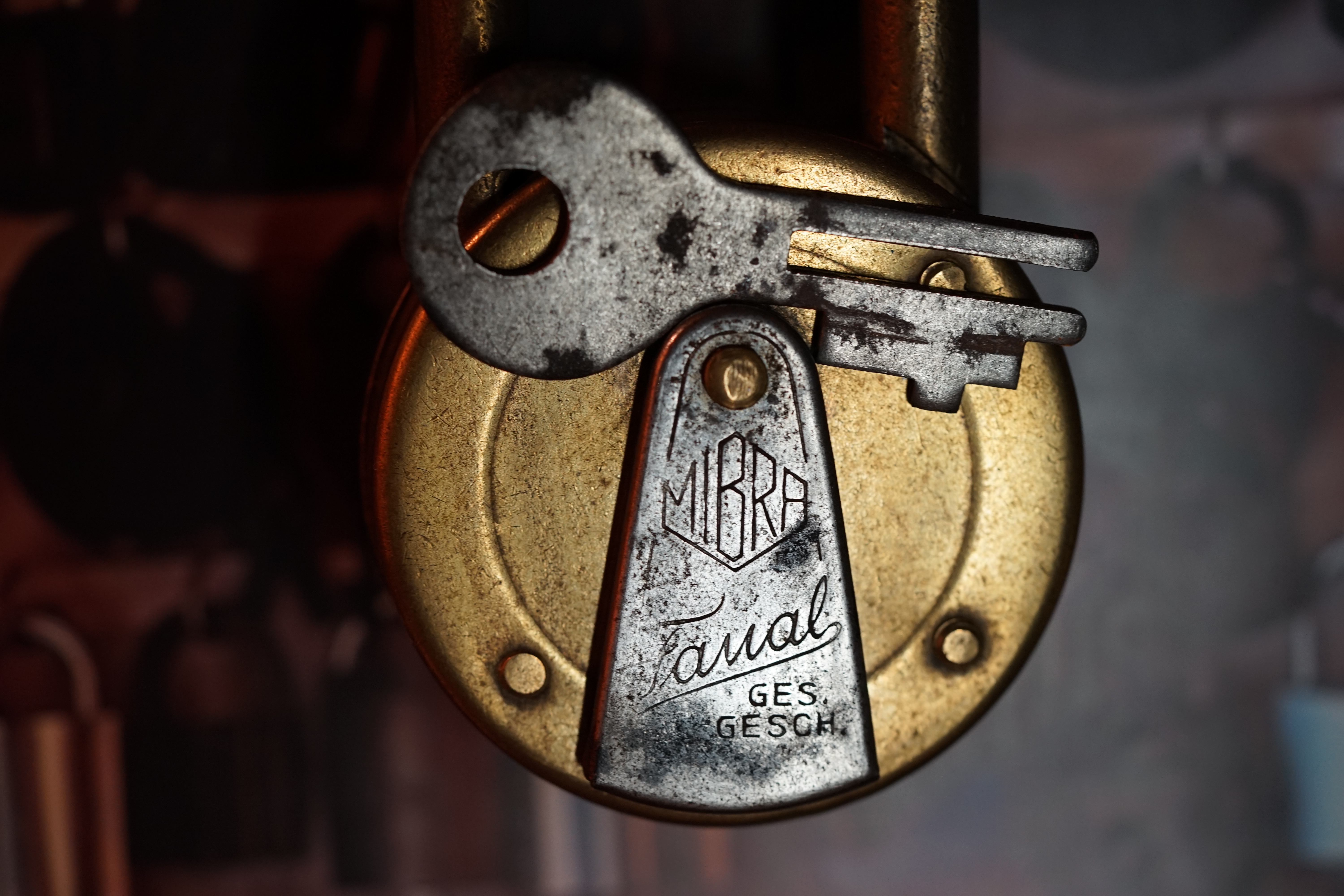 𝔄𝔯𝔱𝔥𝔲𝔯 𝔅ü𝔥𝔩, 𝔄𝔯𝔱𝔥𝔲𝔯𝔪𝔢𝔦𝔰𝔱𝔢𝔯® Herr Arthur Bühl, kritischer Privatdetektiv aus der Hansestadt Hamburg, bereitet sich auf ein Interview mit der BILD et vor. Bei Babsi und Gina in Fuhlsbüttel wird ihm zuvor der Vokuhila geschnitten. Herr Arthur Bühl wurde schon in der BILD et als " Herr der Schlösser " beschrieben. " Ein bisschen Ruhe bitte " schreibt Jan Freitag von der TAZ. Er erwähnt auch eine Mustertür by Wendt. Es wird darin herumgeprökelt. Selbst Arthur Bühl, der weltbeste aus dem Lockpicker Mekka Hamburg, betreibt pures Understatement, weil er sein Schloss in nur 20 Sekunden " geknackt " hat. Charles Graeber von der Wired.com beschreibt in seinem Artikel Master Lock - Pickers do bottle Arthur Bühl " The Master of the Universe ", Arthur Bühl a private Detective of Germany open locks. Bühl`s Fabio - the - Barbarian Look stands out. He wins the Dutch Open and is now Master of the Universe. The people cry: " Arthurmeister ! booms Arthurmeister ". Mark Webber Tobias, the Author of Locks, Safes, and Security, a Police Reverence, say: Arthurmeister, that ist beautyful. " Open ! " sagt Arthurmeister ", offen ist gut, schneller offen ist besser ". " Beer !" Arthurmeister booms back and a new Champion is born. Die Welt berichtet: " Die Kunst, Schlösser ohne Schlüssel zu öffnen ". Vereinsmitbegründer und Vizepräsident Arthur Bühl trägt seine Leidenschaft schon auf der Krawatte. Sie ist rot mit gelben Schlüsseln drauf. Intern wird er ehrfürchtig " Meister Arthur " gerufen. Er hat es zum siebenfachen Deutschen Meister in verschiedenen Disziplinen geschafft. Er pickt seit der Kindheit. Sein erstes Trainingsobjekt war sein Spardosenschloss - Ein klassischer Einstieg… . Die Slate berichtet über Arthur Bühl als Lockpicking Legend. Es gibt einen Artikel Tool for Picking and Decoding by Stasi, CCC, Vortrag Berlin. Amateur Hour berichtet: Arthurmeister has " The Master Touch ". Bei den Kaba Day `s im Europa Park Rust schreibt die Pressebox: auf großes Interesse der Teilnehmer stieß auch die praktische Vorführung von Steffen Wernéry und Arthur Bühl, die gängige mechanische Schließzylinder ohne Schlüssel zerstörungsfrei öffnen. Meist in Sekundenschnelle. Auch die Chemnitzer Zeitung " Freie Presse " hat über das Lockpicking und Arthur Andreas Bühl alias Arthurmeister berichtet. Dwight Perry schreibt: Arthur Bühl has good hands ! In der Philalocksmith wird Arthur Bühl auch als Lockpicking Legend betitelt. Es gibt auch einen Beitrag, 360 Meridianos. In der Datenschleuder, CCC, wurde über ihn als Sympathieträger berichtet. Veröffentlicht unter Linkedin, Xing, Google Panel, Twitter X. In der Vitrine von Arthur Andreas Bühl, Arthurmeister® sind Schlösser, Padlocks, von ABUS, BKS, CES, DOM, EVVA, Assa Abloy, Z Ikon, Kaba, Keso, ASSA, Winkhaus, Wilka, Trelock, Schmelting, Bode Panzer, Ancor Las, Drumm Geminy, Xylock, SEA, Medeco, Mul-T-Lock, Cut away, ABUS Granit, Pfaffenhain, E*S, ESS, Nemef, BAB, Babelsberg, Stasi, Diskus, WMF, Tesa, Noch, Vachette, Cisa, Wally, Rielda, Mottura, Viro, FAI, GeGe, Fichet, Bode Panzer, Tresor, Bramah, Protector, Braun`s Patent, Walomatus, Arolds, Combination Lock, Yale, Master, American Lock, Tubular, China, Indien, Aligarh, Nepal, Thailand, Zahlenschlösser, Himmelsschlüssel und noch vieles mehr, vorhanden. Alle Schliesszylinder sind Übungsmaterial für das Lockpicking. Schlagschlüssel und so vieles mehr, sind auch dabei. Auch der Sputnik. Verschlagwortet mit: ♥ Vokuhila, Friseur ♥ Schwäbischer Hengst, Zwetschgen Heini, Bühl er, Zwetschge, Google Earth, Mittelpunkt der Welt, Martinameisterin, Cartomanze, Scholischek, " HIGH NOON ! ". ♥ Parole Emil ! SEO Mr. Smitz und Jukebox, Grafik Banner erstes Sign, ist dann bei allen anderen auch so. Änderungen können gemacht werden.