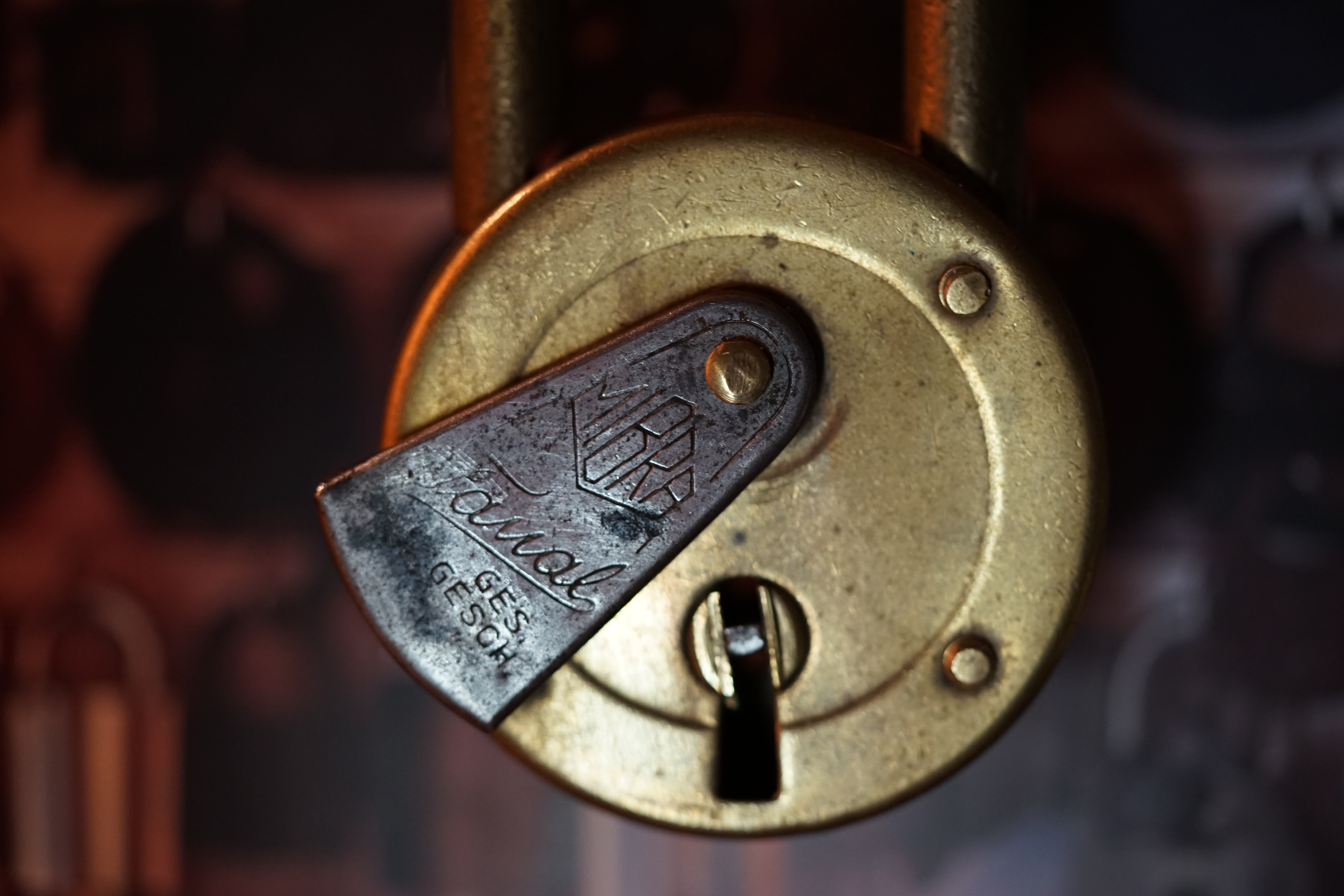 born 1961 Arthur Bühl, Arthur Andreas Bühl, Made in Germany, born 1961 in Stuttgart, arbeitet seit 40 Jahren als Privatdetektiv und lebt in Hamburg. Er ist als Detektiv Mitglied in nationalen und internationalen Berufsverbänden. Unter dem Künstlernamen " Arthurmeister " erklärt Arthur Bühl Lockpicking; das zerstörungsfreie öffnen von Schlössern und Schließzylindern. Der Ehrenkodex lautet: Öffne nur deine eigenen Schlösser. Fremde Schlösser dürfen nur mit Einwilligung des Eigentümers geöffnet werden. Herr Bühl wurde schon als Schlossknacker bezeichnet. Dies ist natürlich Quatsch, denn wenn man oder Frau z.B. ein Vorhangschloss knackt, so ist es kaputt und die Wettbewerber und Lockpickerkollegen können nicht mehr daran üben. Knacker benutzen einen Kuhfuß. Der mehrfache Deutsche Meister dagegen ein Pickset und es gilt: " Offen ist gut, schneller Offen ist besser ". Viel Spaß und Erfolg beim Üben. Von der Zeitschrift " WIRED " wurde Arthurmeister als Master of the Universe, betitelt. SEO für heute: Parole Emil ! Arthur Bühl, Sympathieträger.com, Präsident Pornomeister SARL. Die Anschrift lautet: Arthur A. Bühl, Postfach 605 145, 22 246 Hamburg. In der Vitrine von Arthur Bühl, Arthurmeister® sind Schlösser, Padlocks, von HKR, ABUS, Binoxx BUGA, BKS, CES, DOM, EVVA, FEFI, Assa Abloy, Z Ikon, Kaba, Keso, ASSA, Winkhaus, Wilka, Trelock, Schmelting, Bode Panzer, Comet, Ancor Las, Drumm Geminy, Xylock, EMKA, SEA, Medeco, Mul-T-Lock, Cut away, ABUS Granit, Pfaffenhain, E*S, ESS, Nemef, BAB, Babelsberg, Stasi, Diskus, WMF, Tesa, Noch, Vachette, Cisa, Wally, Rielda, Mottura, Viro, FAI, GeGe, K + K, Fichet, Bode Panzer, Tresor, Bramah, Protector, Braun`s Patent, Walomatus, Arolds, Combination Lock, Yale, Master, American Lock, Tubular, China, Indien, Aligarh, Nepal, Thailand, Zahlenschlösser, Himmelsschlüssel und noch vieles mehr, vorhanden. Alle Schliesszylinder sind Übungsmaterial für das Lockpicking. Schlagschlüssel und so vieles mehr, sind auch dabei. Auch der Sputnik. Verschlagwortet mit: ♥ Vokuhila, Friseur ♥ Schwäbischer Hengst, Zwetschgen Heini, Bühl er, Zwetschge, Google Earth, Mittelpunkt der Welt, Martinameisterin, Cartomanze, Scholischek, " HIGH NOON ! ". ♥ Parole Emil !