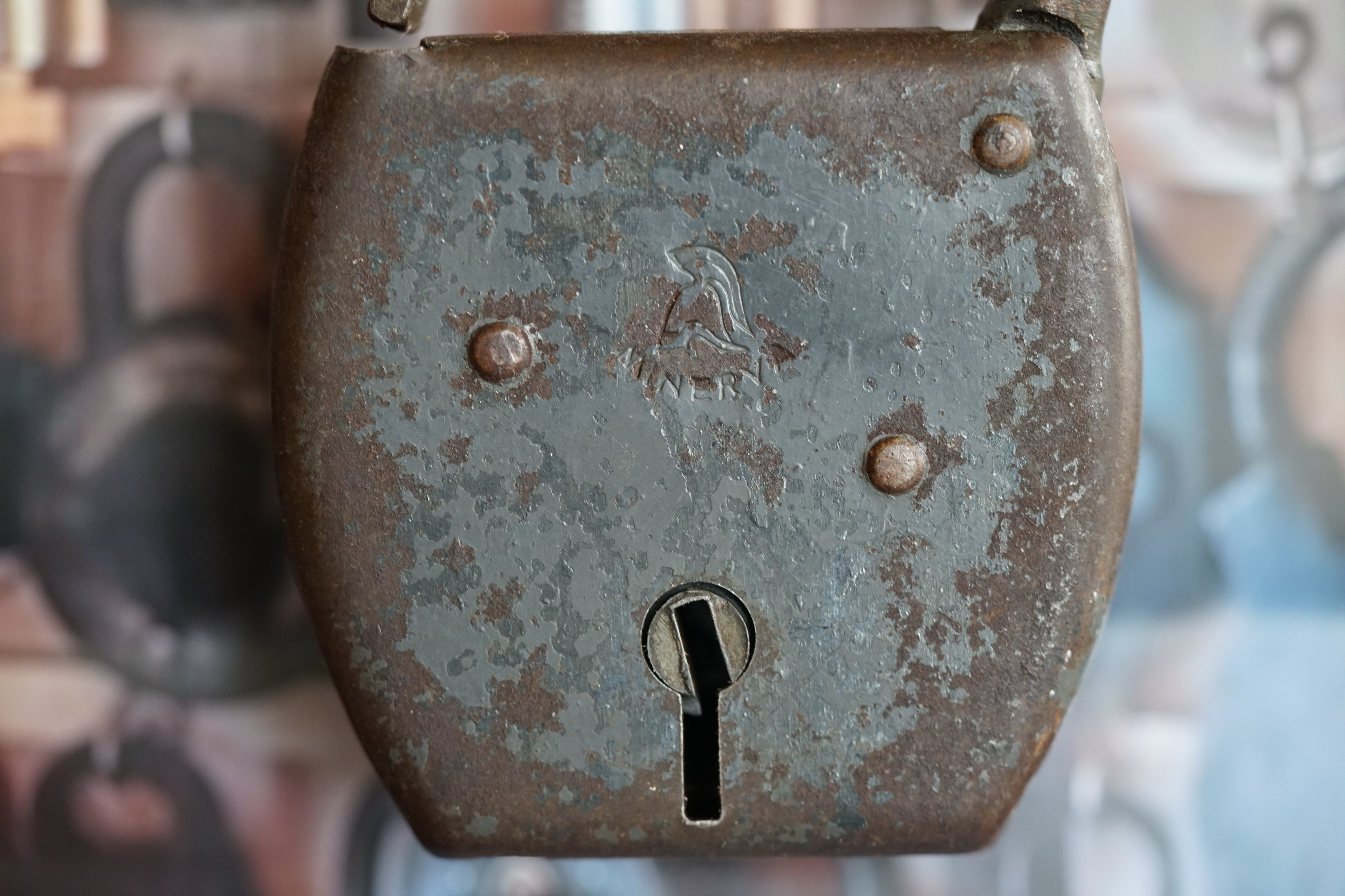 Julius Adolf Petersen (* 7. Oktober 1882 in Hamburg als Julius Adolph Petersen[1]; † 21. November 1933 ebenda[2]) war ein Berufsverbrecher und Kneipenwirt in Hamburg-Barmbek, genannt „Lord von Barmbeck“ (Barmbek wurde damals noch mit „ck“ geschrieben). Leben Im Keller dieses Hauses betrieb Petersen seine Kneipe Petersen stammte aus Hamm-Süd. Er wuchs in ärmlichen Verhältnissen auf und zog 1896 mit seinen Eltern in die Heitmannstraße im südlichen Barmbek. Ab 1904 betrieb er eine Kneipe an der Ecke Beim Alten Schützenhof und Bartholomäusstraße, in der Kohlearbeiter und Einbrecher verkehrten. Er wurde der Kopf einer Verbrecherbande, die bis zu 200 Mitglieder gehabt haben soll und die erst „Barmbecker Einbrechergesellschaft“, später „Petersen-Konzern“ genannt wurde. Einige seiner Mitganoven wurden „Lockenfietsche“, „Rabenmax“ oder „Schlachterkarl“ genannt. Seine Kneipe nannte Adolf gerne „Kaschemme“ und sein Werkzeug zum Aufbrechen der Geldschränke „Knabbergeschirr“. Sich selbst nannte er in seinen Lebenserinnerungen (1927 im Gefängnis Fuhlsbüttel geschrieben) einen „bockbeinigen Mephistojünger, dem Fluch der bösen Tat erlegen“. Die Hamburger Polizei legte im Laufe der Zeit 20 Meter Akten über ihn an, 200 Delikte wurden im Laufe der Jahre gegen ihn verhandelt, 400 Personen mussten dabei aussagen, 3000 Haftbefehle wurden nach seinen umfänglichen Geständnissen ausgestellt. Den Beinamen „Lord von Barmbeck“ erhielt er wegen seiner stets korrekten Kleidung und seiner Ganovenehre, nach der geschnappte Bandenmitglieder mit guten Verteidigern und ihre Familien mit Unterstützung versorgt wurden. Aus seiner Ehe mit Helmi Petersen (gleichnamig, aber nicht verwandt) ging sein Sohn Hatzel hervor. Nach seiner Scheidung lebte er mit Frieda Goedje zusammen. 1920 wurde er durch den Überfall auf das Postamt in der Susannenstraße, bei dem er und ein Komplize 221.000 Mark erbeuteten, stadtbekannt. Nach Verbüßung mehrerer mehrjähriger Haftstrafen wegen Einbruch, Diebstahl und Raub erhängte er sich 1933 im Untersuchungsgefängnis. Petersens Lebensgeschichte wurde 1973 von Ottokar Runze unter dem Titel Der Lord von Barmbeck verfilmt. Martin Lüttge spielte die Hauptrolle. Im Jahre 2005 wurde im Hamburger St. Pauli Theater das biographische Stück Der Lord von Barmbeck von Frank Göhre, Ulrich Tukur und Ulrich Waller aufgeführt. In den Jahren 2011 bis 2013 gab es Planungen, das Haus der ehemaligen Kneipe abzureißen. Nach Protesten aus der Anwohnerschaft wurde das Haus unter Denkmalschutz gestellt und ab dem Herbst 2013 aufwendig saniert. Die dabei entstehenden Eigentumswohnungen wurden unter „Lord-von-Barmbeck“ hochpreisig angeboten. Ein Café an der Kreuzung Beim Alten Schützenhof und Bartholomäusstraße ist in Anlehnung an Petersens Spitznamen benannt. Literatur • Petersen, Julius Adolf. In: Franklin Kopitzsch, Dirk Brietzke (Hrsg.): Hamburgische Biografie. Band 2. Christians, Hamburg 2003, ISBN 3-7672-1366-4, S. 319–320. • Julius Adolf Petersen und Helmut Ebeling (Hrsg.): Der Lord von Barmbeck : Das Leben des berüchtigten Ein- und Ausbrechers Julius Adolf Petersen, von ihm selbst erzählt, Rowohlt Verlag, Reinbek bei Hamburg 1973. Weblinks • Literatur von und über Julius Adolf Petersen im Katalog der Deutschen Nationalbibliothek • Marko Rösseler: Im Dezember 1927 - Der Einbrecher Adolf Petersen schreibt im Gefängnis seine Memoiren WDR ZeitZeichen vom 22. Dezember 2022. (Podcast)