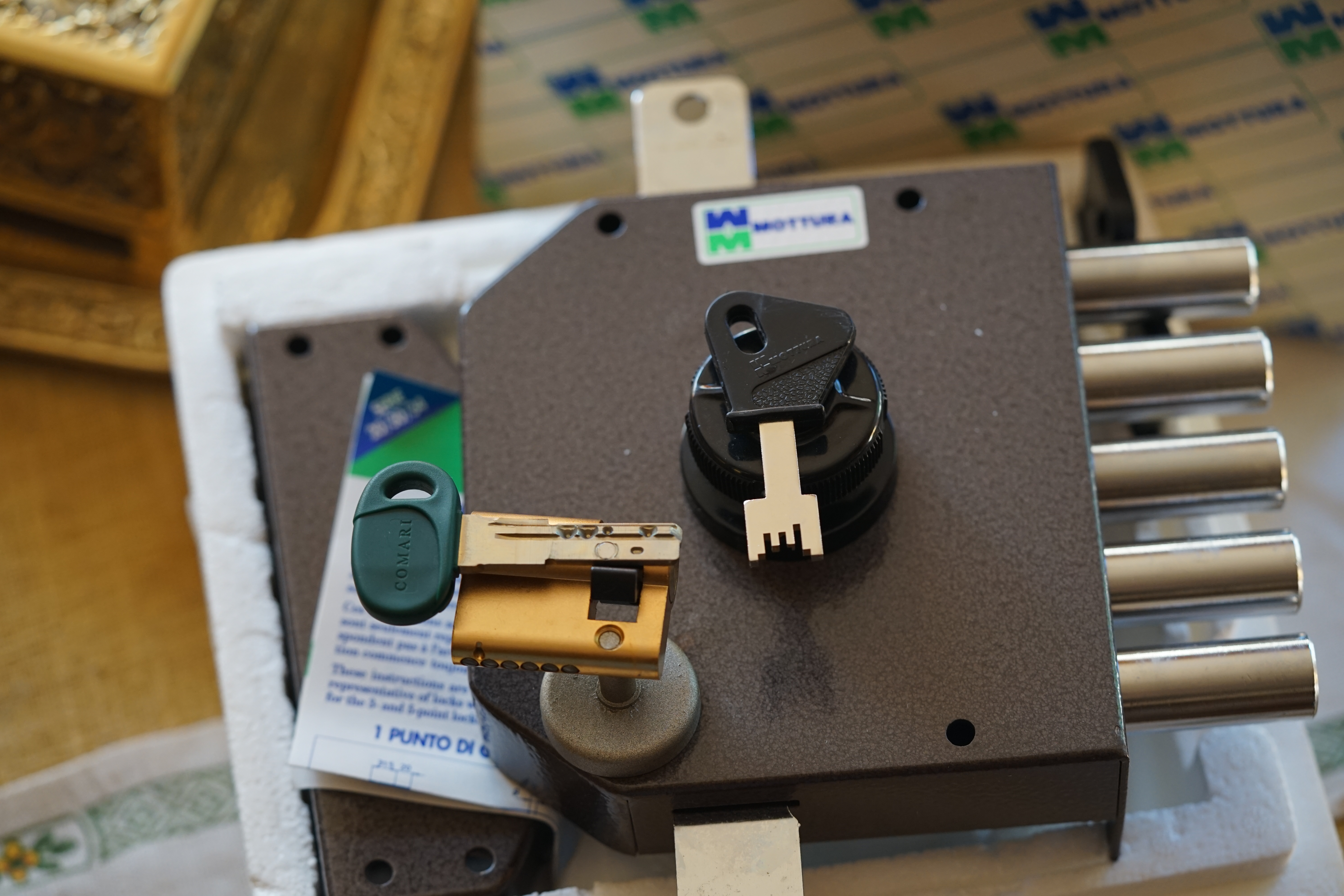 Arthur Andreas Bühl, Arthurmeister ®,Lockpickerherz ® Schlossherz ®, Pornomeister ®, Bühl, Arthurmeister ist Lockpicker aus Leidenschaft. Der erste Erfolg: Das zerstörungsfreie Öffnen seiner Spardose. Sobald er einen Draht biegen konnte, öffnete er auch Bartschlösser. Bei Fahradschlössern: Es ist einfach ein lüsternes Gefühl wenn es schnappt. Bühl fing nun an eigene Dietriche zu biegen. Mit Hilfe vom Nachbarn Mendel, Tischler aus Asperg, lernte er auch Tricks wie Türen generell schnell geöffnet werden können. Der Mendel half Arthur weitere, härtere Dietriche herzustellen. Diese Sperrzeuge wurden dann im Burggraben der Festung Hohenasperg auf ihre Tauglichkeit getestet. Und auch beim Lockpicking verhält es sich so wie der Amy in den Patsch Barracks schwätzt: learning bei doing und verschenkte ein Pickset. Mit solchen Pick`s lassen sich Zylinderschlösser zerstörungsfrei öffnen und auch flippern. Gerne ließen sich Vorhangschlösser picken; nein besser pflücken. Seit dieser Zeit häuft Bühl, Arthurmeister Schließzylinder und Vorhängeschlösser an. Er sammelt Schlösser der Marken Auch besondere Öffnungswerkzeuge, auch einige von der Stasi lassen sich hier bewundern. Später schulte er dann zusammen mit Steffen Wernèry, ehemaliger Pressesprecher vom Chaos Computer Club, Behörden, Industrievertreter, Feuerwehren und natürlich auch Leute im Hasensübchen am Stammtisch. Taged mit: Spiel nicht mit den Schmuddelkindern ! Taged with: Bühler Zwetschge, Bühl Wappen, Zwetschgenhengst, Zwetschgenfest, Meister, Arthur Andreas Bühl, Privatdetektiv.