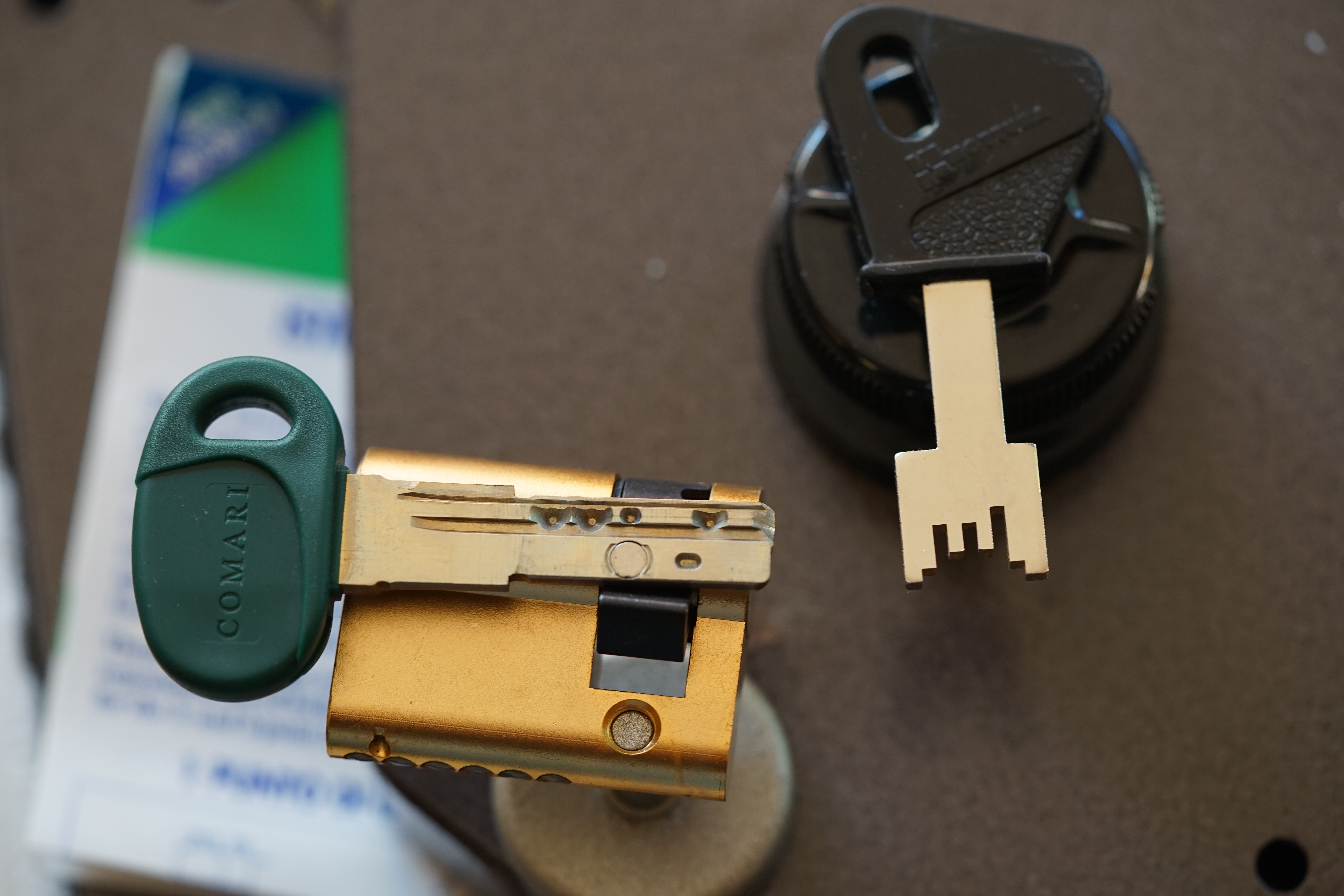 Arthur Bühl, Arthurmeister, Wappen Bühl, Flagge, Fahne, Arthurmeister Ring BÜHL öffnet Dormakaba, Kaba, Kaba 8 und weitere wie Quattro und Gemini. Tja und im Falle eines Falles, klebt UHU wirklich alles und kurz drauf, ist alles wieder auf ! Auch Dormakaba in Bühl im Falle eines Falles ! Verschlagwortet mit: Arthur Bühl, Detektiv, the dutch open Lockpicking Champion ! From WIRED. ÖFFNUNG OHNE SCHLÜSSEL, Linkedin Joe Asberry, NBA, Twitter X. Basket Ball Bouncing Verbot, Arthurmeister, Raucher, Roth - Händle, Stadt Lahr - Bühl, Schwarzwald, Black Forest, Rötkäppchen you know Mr. Smitz, Sorte Schwäbischerhengst de is großfruchtig und süss wie UHU. Buhl er Zwetschge. No, not only woman has Pflaumen ♥ Wappen Arthur Andreas Bühl, Flagge ! Wilhelm Busch ♥