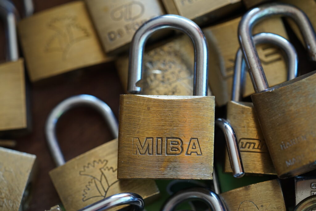 MIBA ABUS CES BKS Padlocks unsorted Arthur A. Bühl Lockpicking Master of the Universe Wired