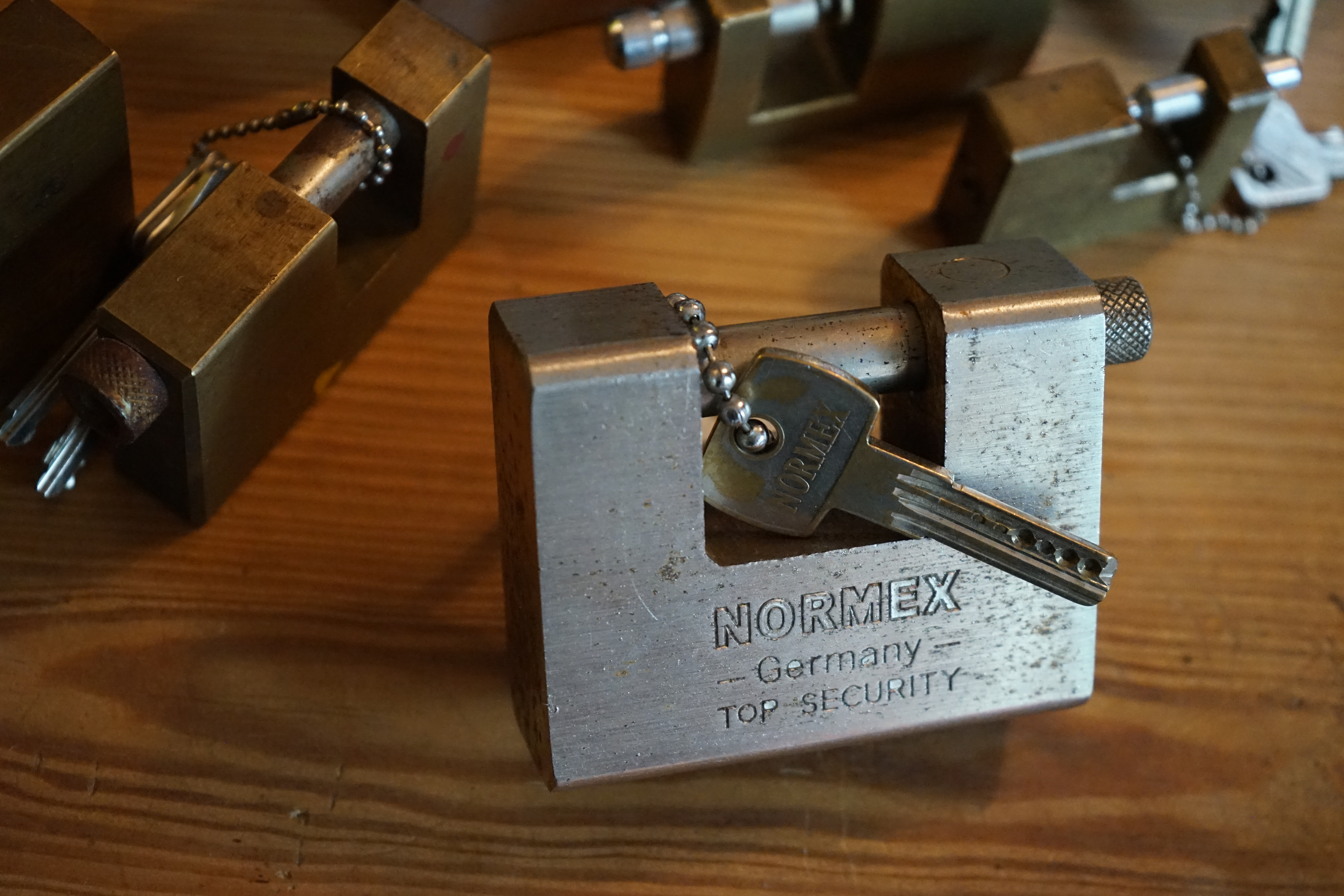 Ersatzseo Bild Friseur Flickr: Bühl, Arthur, Jahrgang 1961, Made in Germany, Detektiv or Private Investigator how Mr. Smitz from the PLAYBOY, Beverly Hills, say`s: Yes Mr. Smitz i will send you the Photo Arthurmeister`s F1 Jacket for your Leporello US. to your E - Mail Mr.Smitz@Mr.Smitz.us. Ok, Mr. Smitz. Mr. Smitz do you know what Google Earth is ? Take BÜHL Arthur, only by Google Earth, you know ? have done it ? Yes Google will show you my Panel superfast. Cool, Arthurmeister, cool. Yes Mr. Smitz, this can i do for you too ! Yes with SEO. Yes with Ballon D`Or from Lockpicking. Yes, yes, i have Arkadasch erklärt, sein Erikli pasta is not so genial. Der beste Zwetschgenkuchen, you know, plum tart, is from the Stadt Bühl. Not laughing in the USA. Bühl is a City like my Name. And the People in this City called it: Zwetschgendatschi ! you know. This is the world best plumcake. Yes Datschi ! Yes, Stadt Bühl is near Baden - Baden, the Casino, you know ! Yes. Baden-Württemberg. Black Forest, you know ! You must know there is since 1927 the traditionell Zwetschgenfest. And there ist the Zwetschgenkönigin ! Mr. Smitz, my Ur Ur Ur Ur Grandfather is born in Bühl. My Great Grand Grand Mother where also born in the town Bühl. Their profession was Zwetschgenpicker. Not Lockpicker, Zwetschgen / Plum Picker. And Rüttler. Oh, really ! Yes, Yes. And since this time the name of the family Bühl from the Stadt Bühl is: Yes you know - Buehl. Yes i will give Greetings from you to Mrs. Friede Springer from the Newspaper BILD et. Yes, the Elbphilharmonie is in Betrieb. OH, Mr. Smitz, greeting´s to you from Joe Asbbery, NBA, you know, our bouncing Joe. Tomorrow we will meet us in the Hasenstübchen, our Rabbit Hall. For Lockpicking und Beer. Call you. Parole Emil ! Not E-Mail. Provided by www.Arthur-Bühl.de and www.Arthurmeister.de In der Vitrine von Arthur Andreas Bühl, Arthurmeister sind Schlösser, Padlocks, von ABUS, Master, BKS, CES, DOM, EVVA, Assa Abloy, Z Ikon, Kaba, Keso, ASSA, Winkhaus, Wilka, Trelock, Schmelting, Bode Panzer, Ancor Las, Drumm Geminy, Xylock, SEA, Medeco, Mul-T-Lock, Cut away, ABUS Granit, Pfaffenhain, E*S, ESS, Nemef, BAB, Babelsberg, Stasi, Diskus, WMF, Tesa, Vachette, Cisa, Wally, Rielda, Mottura, Viro, FAI, GeGe, Fichet, Bode Panzer, Tresor, Bramah, Protector, Braun`s Patent, Walomatus, Arolds, Combination Lock, Yale, Master, American Lock, Tubular, China, Indien, Aligarh, Nepal, Thailand, Zahlenschlösser, Himmelsschlüssel und noch vieles mehr, vorhanden. Alle Schliesszylinder sind Übungsmaterial für das Lockpicking. Schlagschlüssel sind auch dabei. Das Wappen Bühl ist angebracht. Die Fahne hängt im Hasenstübchen. Arthurmeister`s Jukebox by YouTube spielt Pointer Sisters: Slow Hand, Arthurmeister with the Mastertouch ! ♥ SEO für heute: Parole Emil ! Bühl Art. Arthur A. Bühl. Der Sympathieträger ist in Stuttgart, Baden - Württemberg geboren. Der Detektiv lebt in HAM. H1 Text der SEO schreibt: 𝔄𝔯𝔱𝔥𝔲𝔯 𝔅ü𝔥𝔩, 𝔄𝔯𝔱𝔥𝔲𝔯𝔪𝔢𝔦𝔰𝔱𝔢𝔯 ® Bühl, Arthur, Jahrgang 1961, Made in Germany, Detektiv or Private Investigator how Mr. Smitz from the PLAYBOY, Beverly Hills, say`s. Yes Mr. Smitz i will send you the Photo Arthurmeister`s F 1, Jacket for your LeporelloUS. to your E - Mail Mr.Smitz@Mr.Smitz.us. Ok, Mr. Smitz. Mr. Smitz do you know what Google Earth is ? Take BÜHL Arthur, only by Google Earth, you know ? have done it ? Yes Google will show you my Panel superfast. Cool, Arthurmeister, cool. Yes Mr. Smitz, this can i do for you too ! Yes with SEO. Yes, yes, i have Arkadasch erklärt, sein Erikli pasta is not so genial. Der beste Zwetschgenkuchen, you know plum tart, is from the Stadt Bühl. Not laughing in the USA. Bühl is a City like my Name. And the People in this City called it: Zwetschgendatschi ! you know. This is the world best plumcake. Yes Datschi. Yes, Stadt Bühl is near Baden - Baden, the Casino, you know ! Yes. Baden-Württemberg. You must know there is since 1927 the traditionell Zwetschgenfest. And there ist the Zwetschgenkönigin ! Mr. Smitz, my Ur Ur Ur Ur Grandfather is born in Bühl. My Great Grand Grand Mother where also born in the town Bühl. Their profession was Zwetschgenpicker. Not Lockpicker, Zwetschgen / Plum Picker. And Rüttler. Oh, really ! Yes, Yes. And since this time the name of the family Bühl from the Stadt Bühl is: Yes you know - Buehl. Yes i will give Greetings from you to Mrs. Friede Springer from the Newspaper BILD et. Yes, the Elbphilharmonie is in Betrieb. OH, Mr. Smitz, greeting´s to you from Joe Asbbery, NBA, you know. Tomorrow we will meet us in the Hasenstübchen, our Rabbit Hall. For Lockpicking und Beer. Call you. Parole Emil ! H1 Text der SEO schreibt weiter: 𝔄𝔯𝔱𝔥𝔲𝔯 𝔅ü𝔥𝔩, 𝔄𝔯𝔱𝔥𝔲𝔯𝔪𝔢𝔦𝔰𝔱𝔢𝔯® Herr Arthur Bühl, kritischer Detektiv aus der Hansestadt Hamburg, bereitet sich auf ein Interview mit der BILD et vor. Bei Babsi und Gina in Fuhlsbüttel wird ihm zuvor der Vokuhila geschnitten. Herr Arthur Bühl wurde schon in der BILD et als " Herr der Schlösser " beschrieben. " Ein bisschen Ruhe bitte " schreibt Jan Freitag von der TAZ. Er erwähnt auch eine Mustertür by Wendt. Es wird darin herumgeprökelt. Selbst Arthur Bühl, der weltbeste aus dem Lockpicker Mekka Hamburg, betreibt pures Understatement, weil er sein Schloss in nur 20 Sekunden " geknackt " hat. Charles Graeber von der Wired.com beschreibt in seinem Artikel Master Lock - Pickers do bottle Arthur Bühl " The Master of the Universe ", Arthur Bühl a private Detective of Germany open locks. Bühl`s Fabio - the - Barbarian Look stands out. He wins the Dutch Open and is now Master of the Universe. The people cry: " Arthurmeister ! booms Arthurmeister ". Mark Webber Tobias, the Author of Locks, Safes, and Security, a Police Reverence, say: Arthurmeister, that ist beautyful. " Open ! " sagt Arthurmeister ", offen ist gut, schneller offen ist besser ". " Beer !" Arthurmeister booms back and a new Champion is born. Die Welt berichtet: " Die Kunst, Schlösser ohne Schlüssel zu öffnen ". Vereinsmitbegründer und Vizepräsident Arthur Bühl trägt seine Leidenschaft schon auf der Krawatte. Sie ist rot mit gelben Schlüsseln drauf. Intern wird er ehrfürchtig " Meister Arthur " gerufen. Er hat es zum siebenfachen Deutschen Meister in verschiedenen Disziplinen geschafft. Er pickt seit der Kindheit. Sein erstes Trainingsobjekt war sein Spardosenschloss - Ein klassischer Einstieg… . Die Slate berichtet über Arthur Bühl als Lockpicking Legend. Es gibt einen Artikel Tool for Picking and Decoding by Stasi, CCC, Vortrag Berlin. Amateur Hour berichtet: Arthurmeister has " The Master Touch ". Bei den Kaba Day `s im Europa Park Rust schreibt die Pressebox: auf großes Interesse der Teilnehmer stieß auch die praktische Vorführung von Steffen Wernéry und Arthur Bühl, die gängige mechanische Schließzylinder ohne Schlüssel zerstörungsfrei öffnen. Meist in Sekundenschnelle. Auch die Chemnitzer Zeitung " Freie Presse " hat über das Lockpicking und Arthur Andreas Bühl alias Arthurmeister berichtet. Dwight Perry schreibt: Arthur Bühl has good hands ! In der Philalocksmith wird Arthur Bühl auch als Lockpicking Legend betitelt. Es gibt auch einen Beitrag, 360 Meridianos. In der Datenschleuder, CCC, wurde über ihn als Sympathieträger berichtet. Veröffentlicht unter dem verifizierten Linkedin Profil Arthur Bühl, Arthurmeister®, Xing, Google Panel, Twitter X. In der Vitrine von Arthur Andreas Bühl, Arthurmeister® sind Schlösser, Padlocks, von ABUS, BKS, CES, DOM, EVVA, Assa Abloy, Z Ikon, Kaba, Keso, ASSA, Winkhaus, Wilka, Trelock, Schmelting, Bode Panzer, Ancor Las, Drumm Geminy, Xylock, SEA, Medeco, Mul-T-Lock, Cut away, ABUS Granit, Pfaffenhain, E*S, ESS, Nemef, BAB, Babelsberg, Stasi, Diskus, WMF, Tesa, Noch, Vachette, Cisa, Wally, Rielda, Mottura, Viro, FAI, GeGe, Fichet, Bode Panzer, Tresor, Bramah, Protector, Braun`s Patent, Walomatus, Arolds, Combination Lock, Yale, Master, American Lock, Tubular, China, Indien, Aligarh, Nepal, Thailand, Zahlenschlösser, Himmelsschlüssel und noch vieles mehr, vorhanden. Alle Schliesszylinder sind Übungsmaterial für das Lockpicking. Schlagschlüssel und so vieles mehr, sind auch dabei. Auch der Sputnik. Verschlagwortet mit: ♥ Vokuhila, Friseur ♥ Schwäbischer Hengst, Zwetschgen Heini, Bühl er, Zwetschge, Google Earth, Mittelpunkt der Welt, Martinameisterin, Cartomanze, Scholischek, " HIGH NOON ! ". ♥ Parole Emil ! SEO NEU Twitter X 11.06.24 Bilder Budeg ( Bold serif ) Arthur Andreas Bühl, Detektiv, made in Germany, born 1961 in Stuttgart, Baden - Württemberg, living in HAM, Im Dienste der Wahrheitsfindung unterwegs, betreibt in seiner Freizeit Lockpicking aus Leidenschaft. Der mehrfache Deutsche Meister wird in der WIRED als " Master of the Universe " betitelt. In der BILD et ist der Artikel " Herr der Schlösser " abgedruckt. Im Hasenstübchen - Fuhlsbüttel, am Hasenberge, Santa Fu, wird gefeiert. Arthurmeister® stellt seinen Leporello " Der Aufmacher " vor. Der Stammtisch grölt " OFFEN ". Scholischek, Rudi, Heike I, Noagerlzutzler, Arthur und Joe Asberry, der alte NBA ler, prosten sich zu. Arthurmeister`s Jukebox auf YouTube spielt Pointer Sisters - Slow Hand ! ♥ Beim Tanzen ruft die Cartomanze " Ey du Sympthieträger ♥, komm mal her " ! SEO für heute: DETEKTIV, Arthur Bühl, Lockpicker, Deutscher Meister, pickt ABUS Padlock. 𝐀𝐫𝐭𝐡𝐮𝐫 𝐀. 𝐁ü𝐡𝐥, 𝐃𝐞𝐭𝐞𝐤𝐭𝐢𝐯, 𝐦𝐚𝐝𝐞 𝐢𝐧 𝐆𝐞𝐫𝐦𝐚𝐧𝐲, 𝐛𝐨𝐫𝐧 𝟏𝟗𝟔𝟏 𝐢𝐧 𝐒𝐭𝐮𝐭𝐭𝐠𝐚𝐫𝐭, 𝐁𝐚𝐝𝐞𝐧 - 𝐖ü𝐫𝐭𝐭𝐞𝐦𝐛𝐞𝐫𝐠, 𝐥𝐢𝐯𝐢𝐧𝐠 𝐢𝐧 𝐇𝐀𝐌, 𝐈𝐦 𝐃𝐢𝐞𝐧𝐬𝐭𝐞 𝐝𝐞𝐫 𝐖𝐚𝐡𝐫𝐡𝐞𝐢𝐭𝐬𝐟𝐢𝐧𝐝𝐮𝐧𝐠 𝐮𝐧𝐭𝐞𝐫𝐰𝐞𝐠𝐬, 𝐛𝐞𝐭𝐫𝐞𝐢𝐛𝐭 𝐢𝐧 𝐬𝐞𝐢𝐧𝐞𝐫 𝐅𝐫𝐞𝐢𝐳𝐞𝐢𝐭 𝐋𝐨𝐜𝐤𝐩𝐢𝐜𝐤𝐢𝐧𝐠 𝐚𝐮𝐬 𝐋𝐞𝐢𝐝𝐞𝐧𝐬𝐜𝐡𝐚𝐟𝐭. 𝐃𝐞𝐫 𝐦𝐞𝐡𝐫𝐟𝐚𝐜𝐡𝐞 𝐃𝐞𝐮𝐭𝐬𝐜𝐡𝐞 𝐌𝐞𝐢𝐬𝐭𝐞𝐫 𝐰𝐢𝐫𝐝 𝐢𝐧 𝐝𝐞𝐫 𝐖𝐈𝐑𝐄𝐃 𝐚𝐥𝐬 " 𝐌𝐚𝐬𝐭𝐞𝐫 𝐨𝐟 𝐭𝐡𝐞 𝐔𝐧𝐢𝐯𝐞𝐫𝐬𝐞 " 𝐛𝐞𝐭𝐢𝐭𝐞𝐥𝐭. 𝐈𝐧 𝐝𝐞𝐫 𝐁𝐈𝐋𝐃 𝐞𝐭 𝐢𝐬𝐭 𝐝𝐞𝐫 𝐀𝐫𝐭𝐢𝐤𝐞𝐥 " 𝐇𝐞𝐫𝐫 𝐝𝐞𝐫 𝐒𝐜𝐡𝐥ö𝐬𝐬𝐞𝐫 " 𝐚𝐛𝐠𝐞𝐝𝐫𝐮𝐜𝐤𝐭. 𝐈𝐦 𝐇𝐚𝐬𝐞𝐧𝐬𝐭ü𝐛𝐜𝐡𝐞𝐧 - 𝐅𝐮𝐡𝐥𝐬𝐛ü𝐭𝐭𝐞𝐥, 𝐚𝐦 𝐇𝐚𝐬𝐞𝐧𝐛𝐞𝐫𝐠𝐞, 𝐒𝐚𝐧𝐭𝐚 𝐅𝐮, 𝐰𝐢𝐫𝐝 𝐠𝐞𝐟𝐞𝐢𝐞𝐫𝐭. 𝐀𝐫𝐭𝐡𝐮𝐫𝐦𝐞𝐢𝐬𝐭𝐞𝐫® 𝐬𝐭𝐞𝐥𝐥𝐭 𝐬𝐞𝐢𝐧𝐞𝐧 𝐋𝐞𝐩𝐨𝐫𝐞𝐥𝐥𝐨 " 𝐃𝐞𝐫 𝐀𝐮𝐟𝐦𝐚𝐜𝐡𝐞𝐫 " 𝐯𝐨𝐫. 𝐃𝐞𝐫 𝐒𝐭𝐚𝐦𝐦𝐭𝐢𝐬𝐜𝐡 𝐠𝐫ö𝐥𝐭 " 𝐎𝐅𝐅𝐄𝐍 ". 𝐒𝐜𝐡𝐨𝐥𝐢𝐬𝐜𝐡𝐞𝐤, 𝐑𝐮𝐝𝐢, 𝐇𝐞𝐢𝐤𝐞 𝐈, 𝐍𝐨𝐚𝐠𝐞𝐫𝐥𝐳𝐮𝐭𝐳𝐥𝐞𝐫, 𝐀𝐫𝐭𝐡𝐮𝐫 𝐮𝐧𝐝 𝐉𝐨𝐞 𝐀𝐬𝐛𝐞𝐫𝐫𝐲, 𝐝𝐞𝐫 𝐚𝐥𝐭𝐞 𝐍𝐁𝐀 𝐥𝐞𝐫, 𝐩𝐫𝐨𝐬𝐭𝐞𝐧 𝐬𝐢𝐜𝐡 𝐳𝐮. 𝐀𝐫𝐭𝐡𝐮𝐫𝐦𝐞𝐢𝐬𝐭𝐞𝐫`𝐬 𝐉𝐮𝐤𝐞𝐛𝐨𝐱 𝐚𝐮𝐟 𝐘𝐨𝐮𝐓𝐮𝐛𝐞 𝐬𝐩𝐢𝐞𝐥𝐭 𝐏𝐨𝐢𝐧𝐭𝐞𝐫 𝐒𝐢𝐬𝐭𝐞𝐫𝐬 - 𝐒𝐥𝐨𝐰 𝐇𝐚𝐧𝐝 ! ♥ 𝐁𝐞𝐢𝐦 𝐓𝐚𝐧𝐳𝐞𝐧 𝐫𝐮𝐟𝐭 𝐝𝐢𝐞 𝐂𝐚𝐫𝐭𝐨𝐦𝐚𝐧𝐳𝐞 " 𝐄𝐲 𝐝𝐮 𝐒𝐲𝐦𝐩𝐭𝐡𝐢𝐞𝐭𝐫ä𝐠𝐞𝐫 ♥, 𝐤𝐨𝐦𝐦 𝐦𝐚𝐥 𝐡𝐞𝐫 " ! 𝐒𝐄𝐎 𝐟ü𝐫 𝐡𝐞𝐮𝐭𝐞: 𝐃𝐄𝐓𝐄𝐊𝐓𝐈𝐕, 𝐀𝐫𝐭𝐡𝐮𝐫 𝐁ü𝐡𝐥, 𝐋𝐨𝐜𝐤𝐩𝐢𝐜𝐤𝐞𝐫, 𝐃𝐞𝐮𝐭𝐬𝐜𝐡𝐞𝐫 𝐌𝐞𝐢𝐬𝐭𝐞𝐫, 𝐩𝐢𝐜𝐤𝐭 𝐀𝐁𝐔𝐒 𝐏𝐚𝐝𝐥𝐨𝐜𝐤. 𝗩𝗲𝗿𝘇𝘄𝗲𝘁𝘀𝗰𝗵𝗴𝗲𝘁 𝗺𝗶𝘁: 𝔄𝔯𝔱𝔥𝔲𝔯 𝔅ü𝔥𝔩, 𝗔𝗿𝘁𝗵𝘂𝗿𝗺𝗲𝗶𝘀𝘁𝗲𝗿, 𝗥𝗮𝘂𝗰𝗵𝗲𝗿, 𝗥𝗼𝘁𝗵 - 𝗛ä𝗻𝗱𝗹𝗲, 𝗦𝘁𝗮𝗱𝘁 𝗟𝗮𝗵𝗿, 𝗕ü𝗵𝗹, 𝗦𝗰𝗵𝘄𝗮𝗿𝘇𝘄𝗮𝗹𝗱, 𝗕𝗹𝗮𝗰𝗸𝗳𝗼𝗿𝗲𝘀𝘁, 𝗥𝗼𝘁𝗸ä𝗽𝗽𝗰𝗵𝗲𝗻 𝘆𝗼𝘂 𝗸𝗻𝗼𝘄 𝗠𝗿. 𝗦𝗺𝗶𝘁𝘇, 𝗦𝗼𝗿𝘁𝗲 𝗦𝗰𝗵𝘄ä𝗯𝗶𝘀𝗰𝗵𝗲𝗿𝗵𝗲𝗻𝗴𝘀𝘁.𝗱𝗲 𝗶𝘀 𝗴𝗿𝗼ß𝗳𝗿𝘂𝗰𝗵𝘁𝗶𝗴 𝘂𝗻𝗱 𝘀ü𝘀𝘀. ♥ 𝗡𝗼, 𝗼𝗻𝗹𝘆 𝘄𝗼𝗺𝗮𝗻 𝗵𝗮𝘀 𝗣𝗳𝗹𝗮𝘂𝗺𝗲𝗻 ♥ 𝗞𝗹𝗲𝗶𝗻𝘁𝗶𝗲𝗿𝘇ü𝗰𝗵𝘁𝗲𝗿𝘃𝗲𝗿𝗲𝗶𝗻. 𝗗𝗶𝗲 𝗘 - 𝗠𝗮𝗶𝗹 𝗹𝗮𝘂𝘁𝗲𝘁: 𝗔𝗿𝘁𝗵𝘂𝗿𝗺𝗲𝗶𝘀𝘁𝗲𝗿@𝗔𝗿𝘁𝗵𝘂𝗿𝗺𝗲𝗶𝘀𝘁𝗲𝗿.𝗱𝗲 𝗗𝗶𝗲 𝗘 - 𝗠𝗮𝗶𝗹 𝗹𝗮𝘂𝘁𝗲𝘁: 𝗔𝗿𝘁𝗵𝘂𝗿𝗔𝗻𝗱𝗿𝗲𝗮𝘀𝗕𝘂𝗲𝗵𝗹@𝗔𝗿𝘁𝗵𝘂𝗿𝗔𝗻𝗱𝗿𝗲𝗮𝘀𝗕𝘂𝗲𝗵𝗹.𝗱𝗲 KI-Worldwide.de Osintgeister SEO-Geister Double Brain KI by Arthur A. BÜHL SEO neu Linkedin Arthur A. Bühl, Made in Germany, born 1961 in Stuttgart, arbeitet seit 40 Jahren als Privatdetektiv und lebt in Hamburg. Er ist als Detektiv Mitglied in nationalen und internationalen Berufsverbänden. Unter dem Künstlernamen " Arthurmeister " erklärt Arthur Bühl Lockpicking; das zerstörungsfreie öffnen von Schlössern und Schließzylindern. Der Ehrenkodex lautet: Öffne nur deine eigenen Schlösser. Fremde Schlösser dürfen nur mit Einwilligung des Eigentümers geöffnet werden. Herr Bühl wurde schon als Schlossknacker bezeichnet. Dies ist natürlich Quatsch, denn wenn man z.B. ein Vorhangschloss knackt, so ist es kaputt und die Wettbewerber und Lockpickerkollegen können nicht mehr daran üben. Knacker benutzen einen Kuhfuß. Der mehrfache Deutsche Meister dagegen ein Pickset und es gilt: " Offen ist gut, schneller Offen ist besser ". Von der Zeitschrift " Wired " wurde Arthurmeister als Master of the Universe, betitelt. Viel Spaß und Erfolg beim Üben. SEO für heute: Parole Emil ! Arthur Bühl, Sympathieträger.com, Präsident Pornomeister SARL. Die Anschrift lautet: Arthur A. Bühl, Postfach 605 145, 22 246 Hamburg. SEO NEU geändert Arthur Bühl, Arthur Andreas Bühl, Made in Germany, born 1961 in Stuttgart, arbeitet seit 40 Jahren als Privatdetektiv und lebt in Hamburg. Er ist als Detektiv Mitglied in nationalen und internationalen Berufsverbänden. Unter dem Künstlernamen " Arthurmeister " erklärt Arthur Bühl Lockpicking; das zerstörungsfreie öffnen von Schlössern und Schließzylindern. Der Ehrenkodex lautet: Öffne nur deine eigenen Schlösser. Fremde Schlösser dürfen nur mit Einwilligung des Eigentümers geöffnet werden. Herr Bühl wurde schon als Schlossknacker bezeichnet. Dies ist natürlich Quatsch, denn wenn man oder Frau z.B. ein Vorhangschloss knackt, so ist es kaputt und die Wettbewerber und Lockpickerkollegen können nicht mehr daran üben. Knacker benutzen einen Kuhfuß. Der mehrfache Deutsche Meister dagegen ein Pickset und es gilt: " Offen ist gut, schneller Offen ist besser ". Viel Spaß und Erfolg beim Üben. Von der Zeitschrift " WIRED " wurde Arthurmeister als Master of the Universe, betitelt. SEO für heute: Parole Emil ! Arthur Bühl, Sympathieträger.com, Präsident Pornomeister SARL. Die Anschrift lautet: Arthur A. Bühl, Postfach 605 145, 22 246 Hamburg. SEO Mr. Smitz Hilfe für Leporello.us 𝔄𝔯𝔱𝔥𝔲𝔯 𝔅ü𝔥𝔩, 𝔄𝔯𝔱𝔥𝔲𝔯𝔪𝔢𝔦𝔰𝔱𝔢𝔯® HELLO Mr. Smitz, yes i am fine and the Stammtisch and the Counter is also fine too ! Der Nachläufer schreit vom Tresen: wieder der Ami oder watt ? WHAT Mr. Smitz you are not in good condition`s. Oh, Mr. Smith i`am sorry about this. What, your Leporello.us System is not running ? Yes, yes, OH, yes, Good, yes, yes the Spaghetticodler. Yes, i know. Computer, yes i know. Our Spaghetticodler, der amiga pc sit on the Counter and drink Helbing. Arthurmeister`Jukebox by You Tube im Hasenstübchen plays: Let`get it on, do you know Marvin Gay ? Oh, Arkadasch drinking today no Helbing ? No, he drinks GabiKo. Arthurmeister ? what ist GabiKo, i never hear from this. This is ganz billiger Korn, you Know. Like you Whisky ! No, Zwetschgenwater is more, more, better ! Heike IV cries from the counter: Alimente, not Alimentari, Giovanni. You know. The Scholischek is dancing. Yes, Yes, Mr. Smitz. Why Scholischek and Arkadasch dancing ? They hear from the old Rock-Ola Cem Karaca & die Kanaken. Mein " Deutscher Freund ", you know Mr. Smitz. Yes i will give them some Helbing. No, no, Mr. Smitz, for your Problem with the Spaghetti Codler you take my E - Mail Binärbomber@Binärbomber.de. The Jukebox play now Joy Flemming. Half-Breed. No, no Mr. Smitz, you are dumm. The Seo for this week is: Arthur Bühl, Made in Germany, born 1961, Detektiv aus Leidenschaft, die Leiden schaft. You get it ? Know i mußt helping on the Stammtisch for Lockpicking, a fucking ABUS Padlock. Tschüssing ! I say Ende for Telefon speaking und touch nothing that you can not pay ! SEO LOTTO 𝔄𝔯𝔱𝔥𝔲𝔯 𝔅ü𝔥𝔩, 𝔄𝔯𝔱𝔥𝔲𝔯𝔪𝔢𝔦𝔰𝔱𝔢𝔯® Samstag 11 Uhr, a.m, " HIGH NOON ". Arthurmeister und die Cartomanze sitzen am Stammtisch im Hasenstübchen, Fuhlsbüttel. Aus der Jukebox by You Tube, der alten Rock-Ola schallt von Element of Crime: Das Hasenstübchern ist der " Mittekpunkt der Welt ". Die zwanzig Mittrinker am Counter schallen mit: Im Lotto spielst du immer nur; die Zahlen zwischen fünf und zehn; und als Zusatzzahl dein Lebensalter; denn als Lottospieler sagst du; darf man höchstens 49 Jahre alt sein; später wäre es schade um das Geld ! Wo DEINE Füße stehen ist der " MITTELPUNKT DER WELT ". Driver Dieter fährt mit Scholischek und Arkadasch zur Annahmestelle ! SEO LOTTO II 𝔄𝔯𝔱𝔥𝔲𝔯 𝔅ü𝔥𝔩, 𝔄𝔯𝔱𝔥𝔲𝔯𝔪𝔢𝔦𝔰𝔱𝔢𝔯® Samstag 11 Uhr, a.m. " HIGH NOON ". Arthurmeister und die Cartomanze sitzen am Stammtisch im Hasenstübchen, Hamburg - Fuhlsbüttel. Aus Arthurmeister`s Jukebox by You Tube, der alten Rock -Ola schallt von Element of Crime: Das Hasenstübchen ist der " Mittelpunkt der Welt ". Die zwanzig Trinker am Counter schallen mit: " Im Lotto spielst du immer nur die Zahlen zwischen fünf und zehn, und als Zusatzzahl dein Lebensalter, denn als Lottospieler darf man höchstens 49 Jahre alt sein, später wäre es schade um das Geld ! Wo unsere Füße stehen, ist der Mittelpunkt der Welt ! Arkadasch und Scholischek fahren mit Driver Dieter zum Lottogeschäft ! Verschlagwortet mit: Arthur Bühl, Arthurmeister®. Die SEO - Geister.de rufen: Buhl er Zwetschge, International Lockpicking, Google Earth, Earth Song, Schwäbischer Hengst und Sympathietraeger ! Verzwetschget mit: Arthur A. Bühl, Lockpicking, Deutscher Meister, Made in Germany, born 1961, in Stuttgart, Baden - Württemberg, is picking ABUS - Padlock, am Stammtisch ♥. Arthur Buehl, Arthurmeister raucht Roth - Händle Cigaretten aus der Stadt Lahr - Bühl, Schwarzwald, Black Forest. Die Damen trinken Rotkäppchen. Stößchen ! Mr. Smitz from Beverly Hills is calling. Arthurmeister speek to Mr. Smitz from the Playboy: Sorte Schwäbischer - Hengst.de is großfruchtig und süss ♥. No, only woman has Pflaumen. Yes, I will send greetings to your friend Friede Springer from the BILD et News, Hamburg. SEO für heute: Hasenstübchen, S - Bahn, Ohlsdorf, Am Hasenberge, Stanta Fu, Friedhof ! Vokuhila ♥ Zwetschgen - Heini, Parole Emil ! SEO Bühl Zwetschge ♥ 𝔄𝔯𝔱𝔥𝔲𝔯 𝔅ü𝔥𝔩, 𝔄𝔯𝔱𝔥𝔲𝔯𝔪𝔢𝔦𝔰𝔱𝔢𝔯® Bühl, besser bekannt als Arthurmeister, Made in Germany, Jahrgang 1961, geboren in Stuttgart, aufgewachsen in Asperg und in der Villa Heinrich Franck Söhne, am Bahnhof in Ludwigsburg, jetzt wohnhaft in 22335 Hamburg - Fuhlsbüttel, sagt zu Arkadasch: Nein ! Bühler Zwetschgen schmecken besser als dein Erik oder plum ! Zwetschgendatschi heißt das Zauberwort ! ♥ und Zwetschgenwater, not Raki. 𝗩𝗲𝗿𝘇𝘄𝗲𝘁𝘀𝗰𝗵𝗴𝗲𝘁 𝗺𝗶𝘁: 𝔄𝔯𝔱𝔥𝔲𝔯 𝔅ü𝔥𝔩, 𝗔𝗿𝘁𝗵𝘂𝗿𝗺𝗲𝗶𝘀𝘁𝗲𝗿, 𝗥𝗮𝘂𝗰𝗵𝗲𝗿, 𝗥𝗼𝘁𝗵 - 𝗛ä𝗻𝗱𝗹𝗲, 𝗦𝘁𝗮𝗱𝘁 𝗟𝗮𝗵𝗿 - 𝗕ü𝗵𝗹, 𝗦𝗰𝗵𝘄𝗮𝗿𝘇𝘄𝗮𝗹𝗱, 𝗕𝗹𝗮𝗰𝗸𝗳𝗼𝗿𝗲𝘀𝘁, 𝗥𝗼𝘁𝗸ä𝗽𝗽𝗰𝗵𝗲𝗻 𝘆𝗼𝘂 𝗸𝗻𝗼𝘄 𝗠𝗿. 𝗦𝗺𝗶𝘁𝘇, 𝗦𝗼𝗿𝘁𝗲 𝗦𝗰𝗵𝘄ä𝗯𝗶𝘀𝗰𝗵𝗲𝗿𝗵𝗲𝗻𝗴𝘀𝘁.𝗱𝗲 𝗶𝘀 𝗴𝗿𝗼ß𝗳𝗿𝘂𝗰𝗵𝘁𝗶𝗴 𝘂𝗻𝗱 𝘀ü𝘀𝘀. ♥ 𝗡𝗼, 𝗼𝗻𝗹𝘆 𝘄𝗼𝗺𝗮𝗻 𝗵𝗮𝘀 𝗣𝗳𝗹𝗮𝘂𝗺𝗲𝗻 ♥ 𝗞𝗹𝗲𝗶𝗻𝘁𝗶𝗲𝗿𝘇ü𝗰𝗵𝘁𝗲𝗿𝘃𝗲𝗿𝗲𝗶𝗻. 𝗗𝗶𝗲 𝗘 - 𝗠𝗮𝗶𝗹 𝗹𝗮𝘂𝘁𝗲𝘁: 𝗔𝗿𝘁𝗵𝘂𝗿𝗺𝗲𝗶𝘀𝘁𝗲𝗿@𝗔𝗿𝘁𝗵𝘂𝗿𝗺𝗲𝗶𝘀𝘁𝗲𝗿.𝗱𝗲 𝗗𝗶𝗲 𝗘 - 𝗠𝗮𝗶𝗹 𝗹𝗮𝘂𝘁𝗲𝘁: 𝗔𝗿𝘁𝗵𝘂𝗿𝗔𝗻𝗱𝗿𝗲𝗮𝘀𝗕𝘂𝗲𝗵𝗹@𝗔𝗿𝘁𝗵𝘂𝗿𝗔𝗻𝗱𝗿𝗲𝗮𝘀𝗕𝘂𝗲𝗵𝗹.𝗱𝗲 Verschlagwortet mit Bühl er Zwetschge, Zwetschgenhengst, Pflaume, plum, Erikli, prugna torta, Datschi, süss. ♥ Zwetschgen Heini SEO DER AUFMACHER Zwetschge lang Bühl, Arthur, Jahrgang 1961, Made in Germany, Detektiv or Private Investigator how Mr. Smitz from the PLAYBOY, Beverly Hills, say`s. Yes Mr. Smitz i will send you the Photo Arthurmeister`s F 1, Jacket for your LeporelloUS. to your E - Mail Mr.Smitz@Mr.Smitz.us. Ok, Mr. Smitz. Mr. Smitz do you know what Google Earth is ? Take BÜHL Arthur, only by Google Earth, you know ? have done it ? Yes Google will show you my Panel superfast. Cool, Arthurmeister, cool. Yes Mr. Smitz, this can i do for you too ! Yes with SEO. Yes, yes, i have Arkadasch erklärt, sein Erikli pasta is not so genial. Der beste Zwetschgenkuchen, you know plum tart, is from the Stadt Bühl. Not laughing in the USA. Bühl is a City like my Name. And the People in this City called it: Zwetschgendatschi ! you know. This is the world best plumcake. Yes Datschi. Yes, Stadt Bühl is near Baden - Baden, the Casino, you know ! Yes. Baden-Württemberg. You must know there is since 1927 the traditionell Zwetschgenfest. And there ist the Zwetschgenkönigin ! Mr. Smitz, my Ur Ur Ur Ur Grandfather is born in Bühl. My Great Grand Grand Mother where also born in the town Bühl. Their profession was Zwetschgenpicker. Not Lockpicker, Zwetschgen / Plum Picker. And Rüttler. Oh, really ! Yes, Yes. And since this time the name of the family Bühl from the Stadt Bühl is: Yes you know - Buehl. Yes i will give Greetings from you to Mrs. Friede Springer from the Newspaper BILD et. Yes, the Elbphilharmonie is in Betrieb. OH, Mr. Smitz, greeting´s to you from Joe Asbbery, NBA, you know. Tomorrow we will meet us in the Hasenstübchen, our Rabbit Hall. For Lockpicking und Beer. Call you. Parole Emil ! SEO Friseur 𝔄𝔯𝔱𝔥𝔲𝔯 𝔅ü𝔥𝔩, 𝔄𝔯𝔱𝔥𝔲𝔯𝔪𝔢𝔦𝔰𝔱𝔢𝔯® Herr Arthur Bühl, kritischer Privatdetektiv aus der Hansestadt Hamburg, bereitet sich auf ein Interview mit der BILD et vor. Bei Babsi und Gina in Fuhlsbüttel wird ihm zuvor der Vokuhila geschnitten. Herr Arthur Bühl wurde schon in der BILD et als " Herr der Schlösser " beschrieben. " Ein bisschen Ruhe bitte " schreibt Jan Freitag von der TAZ. Er erwähnt auch eine Mustertür by Wendt. Es wird darin herumgeprökelt. Selbst Arthur Bühl, der weltbeste aus dem Lockpicker Mekka Hamburg, betreibt pures Understatement, weil er sein Schloss in nur 20 Sekunden " geknackt " hat. Charles Graeber von der Wired.com beschreibt in seinem Artikel Master Lock - Pickers do bottle Arthur Bühl " The Master of the Universe ", Arthur Bühl a private Detective of Germany open locks. Bühl`s Fabio - the - Barbarian Look stands out. He wins the Dutch Open and is now Master of the Universe. The people cry: " Arthurmeister ! booms Arthurmeister ". Mark Webber Tobias, the Author of Locks, Safes, and Security, a Police Reverence, say: Arthurmeister, that ist beautyful. " Open ! " sagt Arthurmeister ", offen ist gut, schneller offen ist besser ". " Beer !" Arthurmeister booms back and a new Champion is born. Die Welt berichtet: " Die Kunst, Schlösser ohne Schlüssel zu öffnen ". Vereinsmitbegründer und Vizepräsident Arthur Bühl trägt seine Leidenschaft schon auf der Krawatte. Sie ist rot mit gelben Schlüsseln drauf. Intern wird er ehrfürchtig " Meister Arthur " gerufen. Er hat es zum siebenfachen Deutschen Meister in verschiedenen Disziplinen geschafft. Er pickt seit der Kindheit. Sein erstes Trainingsobjekt war sein Spardosenschloss - Ein klassischer Einstieg… . Die Slate berichtet über Arthur Bühl als Lockpicking Legend. Es gibt einen Artikel Tool for Picking and Decoding by Stasi, CCC, Vortrag Berlin. Amateur Hour berichtet: Arthurmeister has " The Master Touch ". Bei den Kaba Day `s im Europa Park Rust schreibt die Pressebox: auf großes Interesse der Teilnehmer stieß auch die praktische Vorführung von Steffen Wernéry und Arthur Bühl, die gängige mechanische Schließzylinder ohne Schlüssel zerstörungsfrei öffnen. Meist in Sekundenschnelle. Auch die Chemnitzer Zeitung " Freie Presse " hat über das Lockpicking und Arthur Andreas Bühl alias Arthurmeister berichtet. Dwight Perry schreibt: Arthur Bühl has good hands ! In der Philalocksmith wird Arthur Bühl auch als Lockpicking Legend betitelt. Es gibt auch einen Beitrag, 360 Meridianos. In der Datenschleuder, CCC, wurde über ihn als Sympathieträger berichtet. Veröffentlicht unter Linkedin, Xing, Google Panel, Twitter X. In der Vitrine von Arthur Andreas Bühl, Arthurmeister® sind Schlösser, Padlocks, von ABUS, BKS, CES, DOM, EVVA, Assa Abloy, Z Ikon, Kaba, Keso, ASSA, Winkhaus, Wilka, Trelock, Schmelting, Bode Panzer, Ancor Las, Drumm Geminy, Xylock, SEA, Medeco, Mul-T-Lock, Cut away, ABUS Granit, Pfaffenhain, E*S, ESS, Nemef, BAB, Babelsberg, Stasi, Diskus, WMF, Tesa, Noch, Vachette, Cisa, Wally, Rielda, Mottura, Viro, FAI, GeGe, Fichet, Bode Panzer, Tresor, Bramah, Protector, Braun`s Patent, Walomatus, Arolds, Combination Lock, Yale, Master, American Lock, Tubular, China, Indien, Aligarh, Nepal, Thailand, Zahlenschlösser, Himmelsschlüssel und noch vieles mehr, vorhanden. Alle Schliesszylinder sind Übungsmaterial für das Lockpicking. Schlagschlüssel und so vieles mehr, sind auch dabei. Auch der Sputnik. Verschlagwortet mit: ♥ Vokuhila, Friseur ♥ Schwäbischer Hengst, Zwetschgen Heini, Bühl er, Zwetschge, Google Earth, Mittelpunkt der Welt, Martinameisterin, Cartomanze, Scholischek, " HIGH NOON ! ". ♥ Parole Emil ! SEO Mr. Smitz und Jukebox, Grafik Banner erstes Sign, ist dann bei allen anderen auch so. Änderungen können gemacht werden. ♥ 𝔄𝔯𝔱𝔥𝔲𝔯 𝔅ü𝔥𝔩, 𝔄𝔯𝔱𝔥𝔲𝔯𝔪𝔢𝔦𝔰𝔱𝔢𝔯® Arthur Andreas Bühl, Made in Germany, born 1961, ist mehrfacher Deutscher Meister im Lockpicking. In dem Magazin WIRED wird er als " Master of the Universe " betitelt. Im Hasenstübchen stellt er seinen Leporello " Der Aufmacher ", vor und telefoniert mit Mr. Smitz, Beverly Hills from the News Paper PLAYBOY, USA. No, Mr. Smitz, the E - Mail is not Parole Emil, the E - Mail is called: PAROLE E-Mail.com. Mr. Smitz is laughing ! Take the romantic move. Yes, Mr. Smitz, with every beat of your heart. You know Engelbert ? Mr. Humperdinck ! This is the favorite song from Friede Springer from the BILD et, You know ? Arthurmeister`s Jukebox, YouTube, spielt Pointer Sisters: Slow Hand. Der Noagerlzutzler, der Scholischek und Raucher am Stammtisch können keine Padlocks öffnen. Deshalb müssen diese Spitzbuben an den Tresen. Die Glocke wird geläutet. Arthurmeister brüllt " OFFEN " ! Die Jukebox spielt jetzt Ina Müller - Dörp Reggae. Arthurmeister und Joe Asberry, der alte Basketballer von der NBA, stoßen miteinander an. Stößchen ! Stößchen schreit Martinameisterin. Santa Maria ! Tante Martina ! Mittlerweile spielt in der Jukebox Engelbert: A man without love. Die Stimmung steigt. Die KI in der Jukebox, der Rock - Ola, spielt nacheinander: Joy Flemming, Ata Canani, Deutsche Freunde, natürlich auch Cem Karaca und die Kanaken, Mein deutscher Freund, Alle Menschen dieser Erde. Nina Hagen spielt African Reggae, UB 40 - spielt Kingston Town. Jan Delay ist mit Irgendwie, Irgendwo, Irgendwann, Live und die BeeGees mit How deep is your love, dabei. Eddy Holman, Hey there lonely girl, bei Pink Floyd und bei den The Doors, Riders on the Storm tanzen die Gäste. Heike I drückt Harold Melvin & the Blue Notes This love I lost. T.S.O.P. The Sound Of Philadelphia und Hildegard Knef mit - Der alte Wolf, bringen die Menge zum kochen. Pelle dröhnt: Marmor Stein und Eisen bricht. Die Affen rasen durch den Wald. Die Five Tops: Warte auf das Glück, Kenny Rogers - You decorated my life, Reinhard Fendrich - Strada del sole, Sammy Davis jr. mit Mr. Bojangles live in Germany und Teddy Pendergrass - Turn off the lights sowie Julio Iglesias mit Diana Ross - All of you, bringt die Meute weiter zum toben. Die Polizei drückt Empire of the Sun - We are the people. Helen Ready singt Angie Baby. Bei Element of Crime steigert sich die Ekstase vom Mittelpunkt der Welt über die Straßenbahn des Todes zu Am Ende denk ich immer nur an Dich. Die Love Story - Andy Williams, ABBA mit Hasta Manana, runden die Sache ab. Hannenberger schmeißt bei Roger Whittaker - Abschied ist ein scharfes Schwert, alle RAUS ! Morgen ist 11 Uhr High NOON ! Dänen lügen nicht. ♥ SEO F1 Rudi: ♥ 𝔄𝔯𝔱𝔥𝔲𝔯 𝔅ü𝔥𝔩, 𝔄𝔯𝔱𝔥𝔲𝔯𝔪𝔢𝔦𝔰𝔱𝔢𝔯® Arthur Andreas Bühl, Detektiv und Sympathieträger ♥, Made in Germany, Jahrgang 1961 aus Baden - Württemberg stellt seinen Leporello " Der Aufmacher " vor. Arthurmeister`s Jukebox im Hasenstübchen by YouTube, spielt Pointer Sisters: Slow Hand ! Am Tresen wird Helbing gekippt. Die Lockpicker am Stammtisch trinken nach jeder Öffnung ein Pils, manche auch Weizenbier ! Der Scholischeck nörgelt, weil er kein Padlock öffnen kann ! Ferrari Rudi brüllt: Martina die F1 Saison beginnt. Wir fliegen zum Hockenheimring ! Der Hannenberger sagt: Ich will auch mit ! Martina schreit: Minardi, wir gewinnen nie. Minardiiii, wir gewinnen niiiie. Und der Alex Young darf auch nicht mit. Can not drive ! Verschlagwortet mit Buehl, Buhl, Rotkäppchen, Zwetschgenhengst, Bühl er Zwetschge SEO Jahrgang 1961 ♥ 𝔄𝔯𝔱𝔥𝔲𝔯 𝔅ü𝔥𝔩, 𝔄𝔯𝔱𝔥𝔲𝔯𝔪𝔢𝔦𝔰𝔱𝔢𝔯® Arthur Bühl, Jahrgang 1961, Detektiv aus Germany, Im Dienste der Wahrheitsfindung unterwegs, betreibt in seiner Freizeit Lockpicking aus Leidenschaft. Der mehrfache Deutsche Meister wird in der WIRED als " Master of the Universe " betitelt. In der BILD et ist der Artikel " Herr der Schlösser " abgedruckt. Im Hasenstübchen - Fuhlsbüttel, am Hasenberge, Santa Fu, wird gefeiert. Arthurmeister® stellt seinen Leporello " Der Aufmacher " vor. Der Stammtisch grölt " OFFEN ". Scholischek, Rudi, Heike I, Noagerlzutzler, Arthur und Joe Asberry, der alte NBA ler, prosten sich zu. Arthurmeister`s Jukebox auf YouTube spielt Pointer Sisters - Slow Hand ! ♥ Beim Tanzen ruft die Cartomanze " Ey du Sympthieträger ♥, komm mal her " ! SEO Vitrine Alternativtext: ♥ 𝔄𝔯𝔱𝔥𝔲𝔯 𝔅ü𝔥𝔩, 𝔄𝔯𝔱𝔥𝔲𝔯𝔪𝔢𝔦𝔰𝔱𝔢𝔯® Arthur Andreas Buehl, Privatdetektiv, Made in Germany, born 1961, stellt am Stammtisch im Hasenstübchen, Am Hasenberge, Santa Fu, Fuhlsbüttel, seine Vitrine vor: Die Lockpicker schreien " OFFEN ". Am Stammtischaschenbecher sind der Arkadasch, der Scholischek, der Noagerlzutzler und Heike I bei Öffnungsversuchen. Anfänger zur Schulung halt. In Arthurmeister`s Jukebox by YouTube spielt: Pointer Sisters: Slow Hand. Pelle tippt wie immer Marmor, Stein und Eisen bricht in die Rock-Ola. Heute hat aber Asberry dankenderweise den Drafi Deutscher getillt ! Now is only time for the Soul Train and T.S.O.P. ABUS, Assa Abloy, Basi, BKS, CES, Dom, Corbin, Cut away, Winkhaus, Wilka, Pfaffenhain, BAB, Babelsberg, Stasi, Xylock, Abus Granit, Viro, FAI, Mottura, WMF, Rielda, Noch, Drumm Geminy, Bode Panzer, Tresor, Garny, Keller, Schladitz, Trelock, Vachette, Fichet, Sergent & Greenleaf, Yale, Tresor, Hahn, Handschellen, Abloy, Kaba, Keso, Kaba Day, ISEO, Burg Wächter, Medeco, Mul-T-Lock. Lockpicking by Arthurmeister ®, Schlossherz ®, Lockpickerherz ®, Pornomeister ® SEO ab 21 ♥ 𝔄𝔯𝔱𝔥𝔲𝔯 𝔅ü𝔥𝔩, 𝔄𝔯𝔱𝔥𝔲𝔯𝔪𝔢𝔦𝔰𝔱𝔢𝔯® Arthur Andreas Buehl, Made in Germany, born 1961 in Stuttgart. International Airport, Jugendschutz, ab 21, Oktagon, grün weiss, ges. gesch. Arthurmeister®, Lockpicking. Im Hasenstübchen in Fuhlsbüttel wird in Arthurmeister`s Jukebox auf YouTube Slow Hand gespielt ! Der Stammtisch grölt. Die Lockpicker schreien: OFFEN ! Verschlagwortet mit Bühl, Buhl, Zwetschgenhengst, Bühl er Zwetschge, Rotkäppchen SEO DER AUFMACHER Zwetschge Text lang Mr. Smitz I ♥ 𝔄𝔯𝔱𝔥𝔲𝔯 𝔅ü𝔥𝔩, 𝔄𝔯𝔱𝔥𝔲𝔯𝔪𝔢𝔦𝔰𝔱𝔢𝔯® Bühl, Arthur, Jahrgang 1961, Made in Germany, Detektiv or Private Investigator how Mr. Smitz from the PLAYBOY, Beverly Hills, say`s. Yes Mr. Smitz i will send you the Photo Arthurmeister`s F1, Jacket for your LeporelloUS. to your E - Mail Mr.Smitz@Mr.Smitz.us. Ok, Mr. Smitz. Mr. Smitz do you know what Google Earth is ? Take BÜHL Arthur, only by Google Earth, you know ? have done it ? Yes Google will show you my Panel superfast. Cool, Arthurmeister, cool. Yes Mr. Smitz, this can i do for you too ! Yes with SEO. Yes, yes, i have Arkadasch erklärt, sein Erikli pasta is not so genial. Der beste Zwetschgenkuchen, you know plum tart, is from the Stadt Bühl. Not laughing in the USA. Bühl is a City like my Name. And the People in this City called it: Zwetschgendatschi ! you know. This is the world best plumcake. Yes Datschi ! Yes, Stadt Bühl is near Baden - Baden, the Casino, you know ! Yes. Baden-Württemberg. You must know there is since 1927 the traditionell Zwetschgenfest. And there ist the Zwetschgenkönigin ! Mr. Smitz, my Ur Ur Ur Ur Grandfather is born in Bühl. My Great Grand Grand Mother where also born in the town Bühl. Their profession was Zwetschgenpicker. Not Lockpicker, Zwetschgen / Plum Picker. And Rüttler. Oh, really ! Yes, Yes. And since this time the name of the family Bühl from the Stadt Bühl is: Yes you know - Buehl. Yes i will give Greetings from you to Mrs. Friede Springer from the Newspaper BILD et. Yes, the Elbphilharmonie is in Betrieb. OH, Mr. Smitz, greeting´s to you from Joe Asbbery, NBA, you know. Tomorrow we will meet us in the Hasenstübchen, our Rabbit Hall. For Lockpicking und Beer. Call you. Parole Emil ! Not E-Mail. Provided by www.Arthur-Bühl.de and www.Arthurmeister.de SEO Zwetschge Mr. Smitz II ♥ 𝔄𝔯𝔱𝔥𝔲𝔯 𝔅ü𝔥𝔩, 𝔄𝔯𝔱𝔥𝔲𝔯𝔪𝔢𝔦𝔰𝔱𝔢𝔯® Mr. Smitz from Beverly Hills, USA, from the Playboy ring`s Arthur Bühl, Arthurmeister. Arthur is in the Hasenstübchen. Arthurmeister`s Jukebox play`s: You decoratet my Life. Mr. Smitz, I am not a Zwetschgenheini. You are a Maneater, an old Pflaumenfresser and a Pflaumenkernbeisser ! No, I am auch not Mr. Pflaumen Bühl ! Drink your Whisky slowly. In Germany is 11 a.m. " High Noon " and not Bunter Nachmittag. Yes, I am the Platzhirsch in our Rabbit, Bunny House. The Rock - Ola play`s: I can´t tell you why. Pinofrank trinkt Vino. Scholischek ruft: Sag dem alten Ami die Zeit von Andretti ist abgelaufen. Und eine von Scott Speed gibt es nicht. F1 Rudi ruft: Hockenheim is better than Indianapolis ! Radio-Eriwan.de von Mr. Arthur-Buehl@Radio-Eriwan.de, ges.gesch. dröhnt " Im Prinzip ja ", die Bühl er Zwetschgen sind sehr gut und süss. Arkadasch sagt die Erikli pasta von der Oma seiner Grandma ist perfekt. Giovanni palare prugna torta from the Grand Nonna is molto molto bene. No, No, Mr. Smitz, listen: The Mamsell from the Patsch Barracks buy the Zwetschgen from the Oma by the Vaihinger Wochenmarkt. She do the Zwetschgen without your plum Rock on one hundred pices of five Meter long Cake tray. All the GI`s from the Patsch and the Kelly eat this and say: Das schmeckt gut ! Der Scholischek ruft: Bühl, du alter Zwetschgenlutscher, ich fress nur Apfelkuchen. Mr. Smitz, you know Apple Cake ? My Geheimtipp for the Datschi is the Heslacher Waldheim. And i`ll give you another Tipp where i am going: to the " Schellenhof " , you know. This Stübchen work`s " Im Dienste der Gastlichkeit ". Yes, Yes, first Schnitzel und than Obacht; care: Zwetschgenpastete ! You know ! No Mr. Smitz, i am " Im Dienste der Wahrheitsfindung " unterwegs and i drink Kaffee. Mr. Smitz, you are besoffen. Yes, the UHU is also from the Stadt Bühl, Hermannstreet. No, No, you can`t with UHU stick a Pflaume. Du Depp. Uhu is für cheeky Amerikaner`s ! And don`t forget: The Zwetschgen Rock is: Pointer Sisters " Slow Hand ". No Mr. Smitz, this Whisky is not Pflaumenschnaps - this is Zwetschgenwater ! you know ! No, No, not like Helbing. Yes i know Amazon. No, they have no fresch Zwetschen for make Whisky. NO, No, bei Bühl is ab 21 Pflicht duty, You know ! Arthurmeister s Jukebox by You Tube play: The End of the World ! No, Giovanni, this Song ist not from Michael Jackson. It is from Skeeter Davis. Mr. Smitz, now is genug with the Gelaber. Yes I send you via Air Force from the Patsch Zwetschgen. They are called like a Spitz Name, you know Nickname of me: Schwäbischer Hengst ! No, only Woman has Pflaumen. The Rock - Ola play: Julio und Diana. " All of you !" So Mr. Smitz, now is Fofftein. Yes i make greetings for Friede Springer from the BILD et. Yes, Yes ! Arthurmeister`s Jukebox plays Pendergrass: Turn Off the Lights ! Asberry say: Tschüssing ! Vinofrank trinkt jetzt Helbing ! Die Glocke läutet ! Parole Emil, Sorte Schwäbischer Hengst !! Arthur-Buehl@Radio-Erwian.de, www.Radio-Eriwan.de is performed by the Performancekünstler Arthurmeister@Arthurmeister.de for the www.leporello.us, Mr.Smitz@Leporello.us SEO für heute: Arthur Bühl, Arthurmeister® Arthur ♥ Schwäbischer Hengst, Heini, Zwetschgen Hengst, Buhl, Artur, Buehl er, Zwetschge, Made in Germany, Born 1961, Sympathieträger, Google Earth, Mittelpunkt der Welt, Pflaumen, Arkadasch, Datschi, ♥ Martinameisterin, Cartomanze, Scholischek, " HIGH NOON ! ", ♥ ♥ Vokuhila, Friseur ♥ Parole Emil ! SEO Im Dienste der Wahrheitsfindung: ♥ 𝔄𝔯𝔱𝔥𝔲𝔯 𝔅ü𝔥𝔩, 𝔄𝔯𝔱𝔥𝔲𝔯𝔪𝔢𝔦𝔰𝔱𝔢𝔯® Arthur A. Bühl, Jahrgang 1961, wird von den Mitgliedern des BDD, Bundesverband Deutscher Detektive, jetzt BUDEG zur 30 jährigen Mitgliedschaft beglückwünscht und für seine Dienste zur Wahrheitsfindung mit der Verleihung der goldenen Ehrennadel gewürdigt. Die Kollegen haben ihm ebenfalls in der TAZ, FAZ, Welt und Hamburger Abendblatt gratuliert und sogar Anzeigen in der Rubrik Verschiedenes geschaltet. Arthur Bühl ist Inhaber der Marke Arthurmeister®. Veröffentlicht unter Linkedin, Xing, Google Panel, Twitter X. SEO Karussel Individuell: 𝔄𝔯𝔱𝔥𝔲𝔯 𝔅ü𝔥𝔩, 𝔄𝔯𝔱𝔥𝔲𝔯𝔪𝔢𝔦𝔰𝔱𝔢𝔯® Arthur A. Bühl, ist mehrfacher Deutscher Meister im Lockpicking. In dem Magazin WIRED wird er als " Master of Universe " betitelt. Im Hasenstübchen stellt er seinen Leporello " Der Aufmacher ", vor und telefoniert mit Mr. Smitz, Beverly Hills from the News Paper PLAYBOY, USA. Arthurmeister`s Jukebox, YouTube, spielt: Pointer Sisters, Slow Hand. Der Noagerlzutzler und der Scholischek können am Stammtisch keine Padlocks öffnen. Deshalb müssen diese Spitzbuben an den Tresen. Die Glocke wird geläutet. Arthurmeister brüllt " OFFEN " ! and cries BEER ! Die Jukebox spielt jetzt Ina Müller - Dörp Reggae ! Arthurmeister ist Inhaber der Marken Cartomanze®, Martinameisterin®, Pornomeister®, Lockpickerherz®, Schlossherz®, WebTüv® und Legal 1001®. Veröffentlicht unter Linkedin, Xing, Google Panel, Twitter X. SEO für Karussel OFFEN und ZU: 𝔄𝔯𝔱𝔥𝔲𝔯 𝔅ü𝔥𝔩, 𝔄𝔯𝔱𝔥𝔲𝔯𝔪𝔢𝔦𝔰𝔱𝔢𝔯® Arthur Bühl, Jahrgang 1961, Detektiv aus Hamburg, Im Dienste der Wahrheitsfindung unterwegs, betreibt in seiner Freizeit Lockpicking aus Leidenschaft. Der mehrfache Deutsche Meister wird in der WIRED als " Master of Universe " betitelt. In der BILD et ist der Artikel " Herr der Schlösser " abgedruckt. Im Hasenstübchen - Fuhlsbüttel, am Hasenberge, Santa Fu, wird gefeiert. Arthurmeister® stellt seinen Leporello " Der Aufmacher " vor. Der Stammtisch grölt " OFFEN ". Scholischek, Rudi, Heike I, Noagerlzutzler und Arthur prosten sich zu. Die Jukebox auf YouTube spielt Slow Hand ! ♥ Beim Tanzen ruft die Cartomanze " Ey du Sympthieträger, komm mal her " ! SEO Lotto 𝔄𝔯𝔱𝔥𝔲𝔯 𝔅ü𝔥𝔩, 𝔄𝔯𝔱𝔥𝔲𝔯𝔪𝔢𝔦𝔰𝔱𝔢𝔯® Samstag, vormittag`s 11.00 Uhr a.m. " HIGH NOON ". Arthurmeister und die Cartomanze sitzen am Stammtisch im Hasenstübchen, 22335 Hamburg - Fuhlsbüttel. Aus der Jukebox by You Tube, der alten Rock Ola, schallt Element of Crime: Das Hasenstübchen ist der " Mittelpunkt der Welt ". Die zwanzig Trinker am Counter schallen mit: " Im Lotto spielst du immer nur die Zahlen zwischen fünf und zehn, und als Zusatzzahl dein Lebensalter, denn als Lottospieler darf man höchstens 49 Jahre alt sein, später wäre es schade um das Geld. Wo unsere Füße stehen, ist der Mittelpunkt der WELT. Arkadasch und Scholischek fahren mit Driver Dieter zum Lotto Geschäft. Verschlagwortet mit: Bühl er Zwetschge, International Lockpicking, Google Earth, Earth Song, Schwäbischer Hengst !