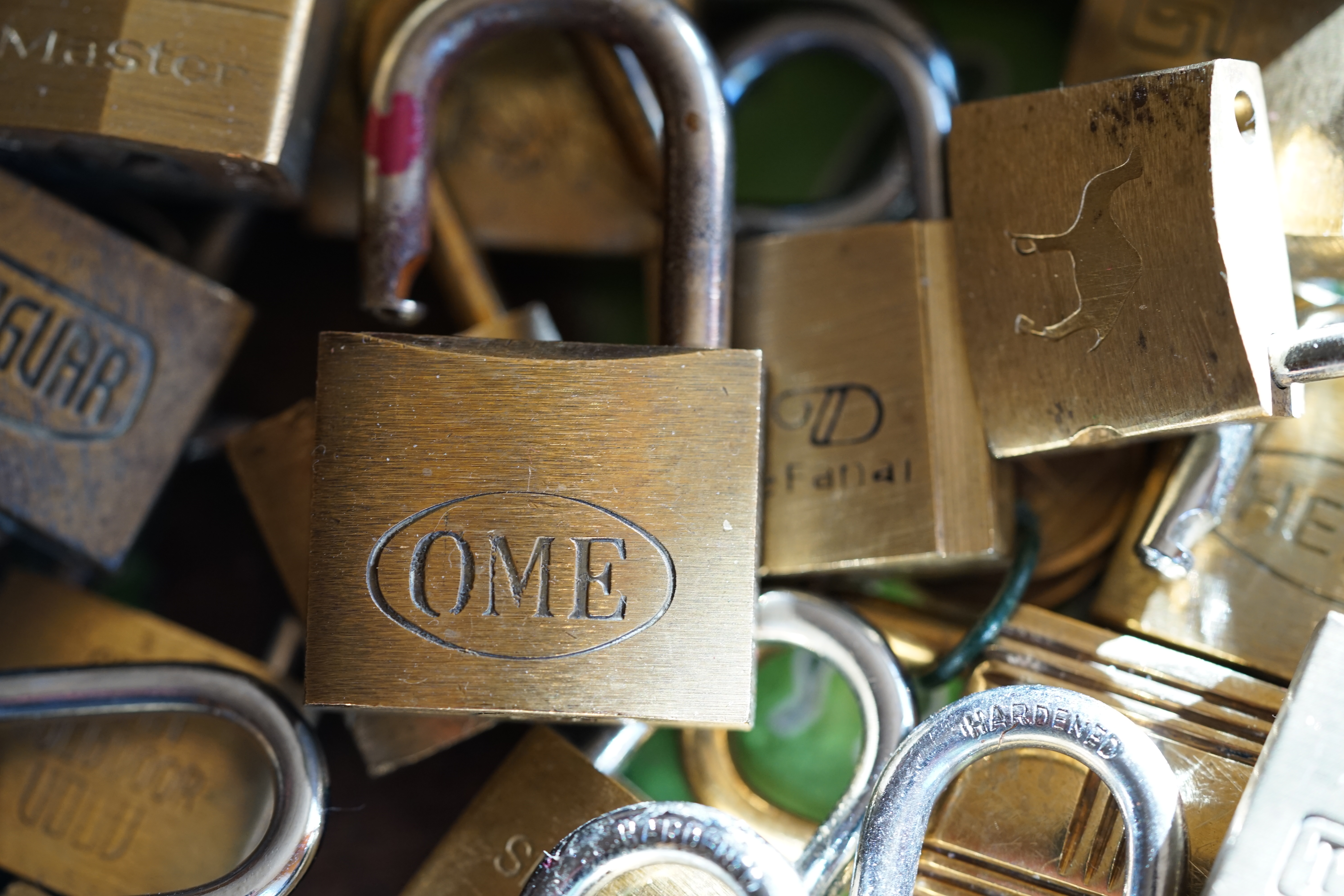 Arthur Bühl, Arthurmeister, Bühl Wappen, BÜHL Stadt Wappen Der Sympathieträger ist in Stuttgart, Baden - Württemberg geboren. Der Detektiv lebt in HAM. H1 Text der SEO gibt Texte aus Arthurmeister`s Leporello frei. 𝔄𝔯𝔱𝔥𝔲𝔯 𝔅ü𝔥𝔩, 𝔄𝔯𝔱𝔥𝔲𝔯𝔪𝔢𝔦𝔰𝔱𝔢𝔯 Bühl, Arthur, Jahrgang 1961, Made in Germany, Babyboomer, Detektiv or Private Investigator how Mr. Smitz from the PLAYBOY, Beverly Hills, say`s. Yes Mr. Smitz i will send you the Photo Arthurmeister`s F 1, Jacket for your LeporelloUS. to your E - Mail Mr.Smitz@Mr.Smitz.us. Ok, Mr. Smitz. Mr. Smitz do you know what Google Earth is ? Take BÜHL Arthur, only by Google Earth, you know ? have done it ? Yes Google will show you my Panel superfast. Cool, Arthurmeister, cool. Yes Mr. Smitz, this can i do for you too ! Yes with SEO. Yes, yes, i have Arkadasch erklärt, sein Erikli pasta is not so genial. Der beste Zwetschgenkuchen, you know plum tart, is from the Stadt Bühl. Not laughing in the USA. Bühl is a City like my Name. And the People in this City called it: Zwetschgendatschi ! you know. This is the world best plumcake. Yes Datschi. Yes, Stadt Bühl is near Baden - Baden, the Casino, you know ! Yes. Baden-Württemberg. You must know there is since 1927 the traditionell Zwetschgenfest. And there ist the Zwetschgenkönigin ! Mr. Smitz, my Ur Ur Ur Ur Grandfather is born in Bühl. My Great Grand Grand Mother where also born in the town Bühl. Their profession was Zwetschgenpicker. Not Lockpicker, Zwetschgen / Plum Picker. And Rüttler. Oh, really ! Yes, Yes. And since this time the name of the family Bühl from the Stadt Bühl is: Yes you know - Buehl. Yes i will give Greetings from you to Mrs. Friede Springer from the Newspaper BILD et. Yes, the Elbphilharmonie is in Betrieb. OH, Mr. Smitz, greeting´s to you from Joe Asbbery, NBA, you know. Tomorrow we will meet us in the Hasenstübchen, our Rabbit Hall. For Lockpicking und Beer. Call you. Parole Emil ! H1 Text der SEO schreibt weiter: 𝔄𝔯𝔱𝔥𝔲𝔯 𝔅ü𝔥𝔩, 𝔄𝔯𝔱𝔥𝔲𝔯𝔪𝔢𝔦𝔰𝔱𝔢𝔯® Herr Arthur Bühl, kritischer Detektiv aus der Hansestadt Hamburg, bereitet sich auf ein Interview mit der BILD et vor. Bei Babsi und Gina in Fuhlsbüttel wird ihm zuvor der Vokuhila geschnitten. Herr Arthur Bühl wurde schon in der BILD et als " Herr der Schlösser " beschrieben. " Ein bisschen Ruhe bitte " schreibt Jan Freitag von der TAZ. Er erwähnt auch eine Mustertür by Wendt. Es wird darin herumgeprökelt. Selbst Arthur Bühl, der weltbeste aus dem Lockpicker Mekka Hamburg, betreibt pures Understatement, weil er sein Schloss in nur 20 Sekunden " geknackt " hat. Charles Graeber von der Wired.com beschreibt in seinem Artikel Master Lock - Pickers do bottle Arthur Bühl " The Master of the Universe ", Arthur Bühl a private Detective of Germany open locks. Bühl`s Fabio - the - Barbarian Look stands out. He wins the Dutch Open and is now Master of the Universe. The people cry: " Arthurmeister ! booms Arthurmeister ". Mark Webber Tobias, the Author of Locks, Safes, and Security, a Police Reverence, say: Arthurmeister, that ist beautyful. " Open ! " sagt Arthurmeister ", offen ist gut, schneller offen ist besser ". " Beer !" Arthurmeister booms back and a new Champion is born. Die Welt berichtet: " Die Kunst, Schlösser ohne Schlüssel zu öffnen ". Vereinsmitbegründer und Vizepräsident Arthur Bühl trägt seine Leidenschaft schon auf der Krawatte. Sie ist rot mit gelben Schlüsseln drauf. Intern wird er ehrfürchtig " Meister Arthur " gerufen. Er hat es zum siebenfachen Deutschen Meister in verschiedenen Disziplinen geschafft. Er pickt seit der Kindheit. Sein erstes Trainingsobjekt war sein Spardosenschloss - Ein klassischer Einstieg… . Die Slate berichtet über Arthur Bühl als Lockpicking Legend. Es gibt einen Artikel Tool for Picking and Decoding by Stasi, CCC, Vortrag Berlin. Amateur Hour berichtet: Arthurmeister has " The Master Touch ". Bei den Kaba Day `s im Europa Park Rust schreibt die Pressebox: auf großes Interesse der Teilnehmer stieß auch die praktische Vorführung von Steffen Wernéry und Arthur Bühl, die gängige mechanische Schließzylinder ohne Schlüssel zerstörungsfrei öffnen. Meist in Sekundenschnelle. Auch die Chemnitzer Zeitung " Freie Presse " hat über das Lockpicking und Arthur Andreas Bühl alias Arthurmeister berichtet. Dwight Perry schreibt: Arthur Bühl has good hands ! In der Philalocksmith wird Arthur Bühl auch als Lockpicking Legend betitelt. Es gibt auch einen Beitrag, 360 Meridianos. In der Datenschleuder, CCC, wurde über ihn als Sympathieträger berichtet. Veröffentlicht unter Linkedin, Xing, Google Panel, Twitter X. In der Vitrine von Arthur Andreas Bühl, Arthurmeister ® sind Schlösser, Padlocks, von ABUS, BKS, CES, DOM, EVVA, Assa Abloy, Z Ikon, Kaba, Keso, ASSA, Winkhaus, Wilka, Trelock, Schmelting, Bode Panzer, Ancor Las, Drumm Geminy, Xylock, SEA, Medeco, Mul-T-Lock, Cut away, ABUS Granit, Pfaffenhain, E*S, ESS, Nemef, BAB, Babelsberg, Stasi, Diskus, WMF, Tesa, Noch, Vachette, Cisa, Wally, Rielda, Mottura, Viro, FAI, GeGe, Fichet, Bode Panzer, Tresor, Bramah, Protector, Braun`s Patent, Walomatus, Arolds, Combination Lock, Yale, Master, American Lock, Tubular, China, Indien, Aligarh, Nepal, Thailand, Zahlenschlösser, Himmelsschlüssel und noch vieles mehr, vorhanden. Alle Schliesszylinder sind Übungsmaterial für das Lockpicking. Schlagschlüssel und so vieles mehr, sind auch dabei. Auch der Sputnik. Verschlagwortet mit: ♥ Vokuhila, Friseur ♥ Schwäbischer Hengst, Zwetschgen Heini, Bühl er, Zwetschge, Google Earth, Mittelpunkt der Welt, Martinameisterin, Cartomanze, Scholischek, " HIGH NOON ! ". ♥ Parole Emil ! SEO NEU Twitter X 11.06.24 Bilder Budeg ( Bold serif ) Arthur Andreas Bühl, Detektiv, made in Germany, born 1961 in Stuttgart, Baden - Württemberg, living in HAM, Im Dienste der Wahrheitsfindung unterwegs, betreibt in seiner Freizeit Lockpicking aus Leidenschaft. Der mehrfache Deutsche Meister wird in der WIRED als " Master of the Universe " betitelt. In der BILD et ist der Artikel " Herr der Schlösser " abgedruckt. Im Hasenstübchen - Fuhlsbüttel, am Hasenberge, Santa Fu, wird gefeiert. Arthurmeister® stellt seinen Leporello " Der Aufmacher " vor. Der Stammtisch grölt " OFFEN ". Scholischek, Rudi, Heike I, Noagerlzutzler, Arthur und Joe Asberry, der alte NBA ler, prosten sich zu. Arthurmeister`s Jukebox auf YouTube spielt Pointer Sisters - Slow Hand ! ♥ Beim Tanzen ruft die Cartomanze " Ey du Sympthieträger ♥, komm mal her " ! SEO für heute: DETEKTIV, Arthur Bühl, Lockpicker, Deutscher Meister, pickt ABUS Padlock, KI-Worldwide.de