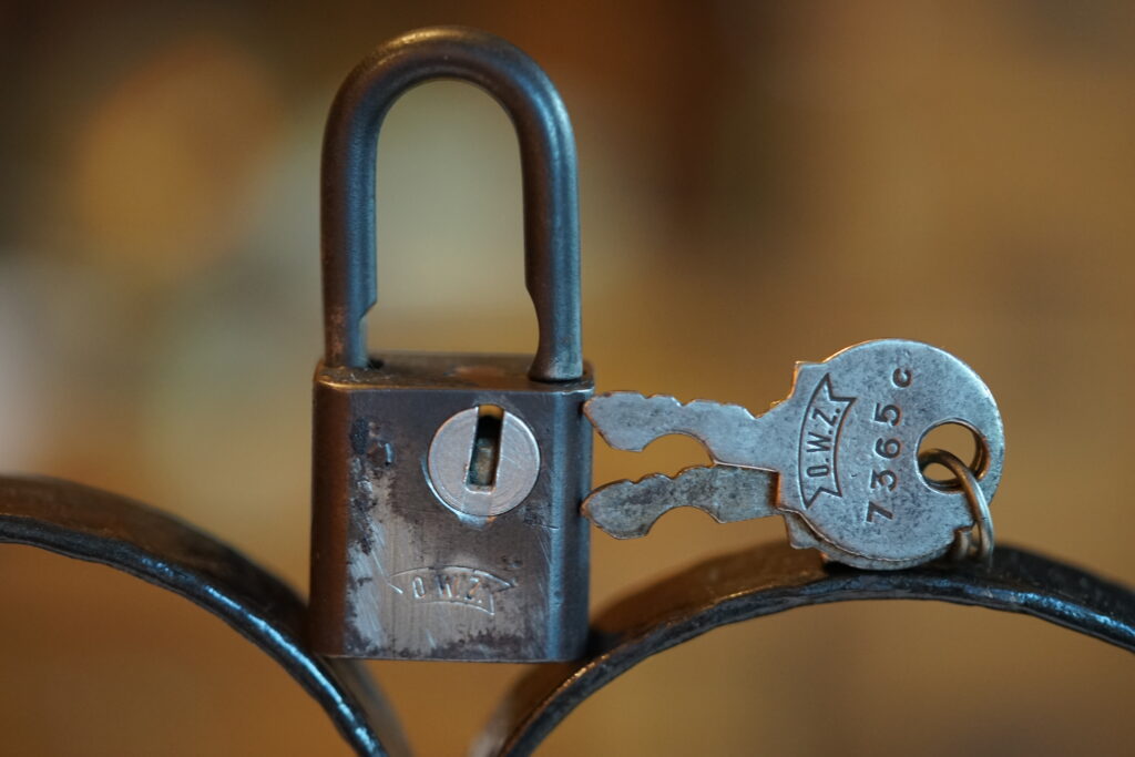 O.W.Z. Padlock Key Schlüssel Banderole Arthur Andreas Bühl Privatdetektiv HAM BUDEG WAD BDD international