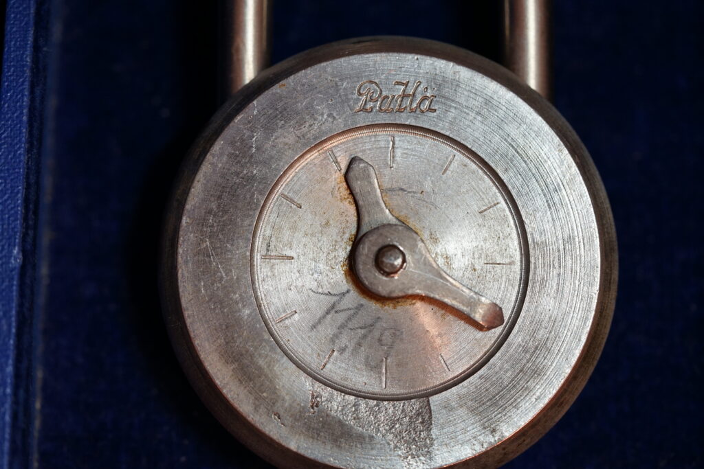 Uhr Lock Padlock Clock no key Arthurmeister Hamburg Leporello Schlossherz ALU Detektei Auskunftei