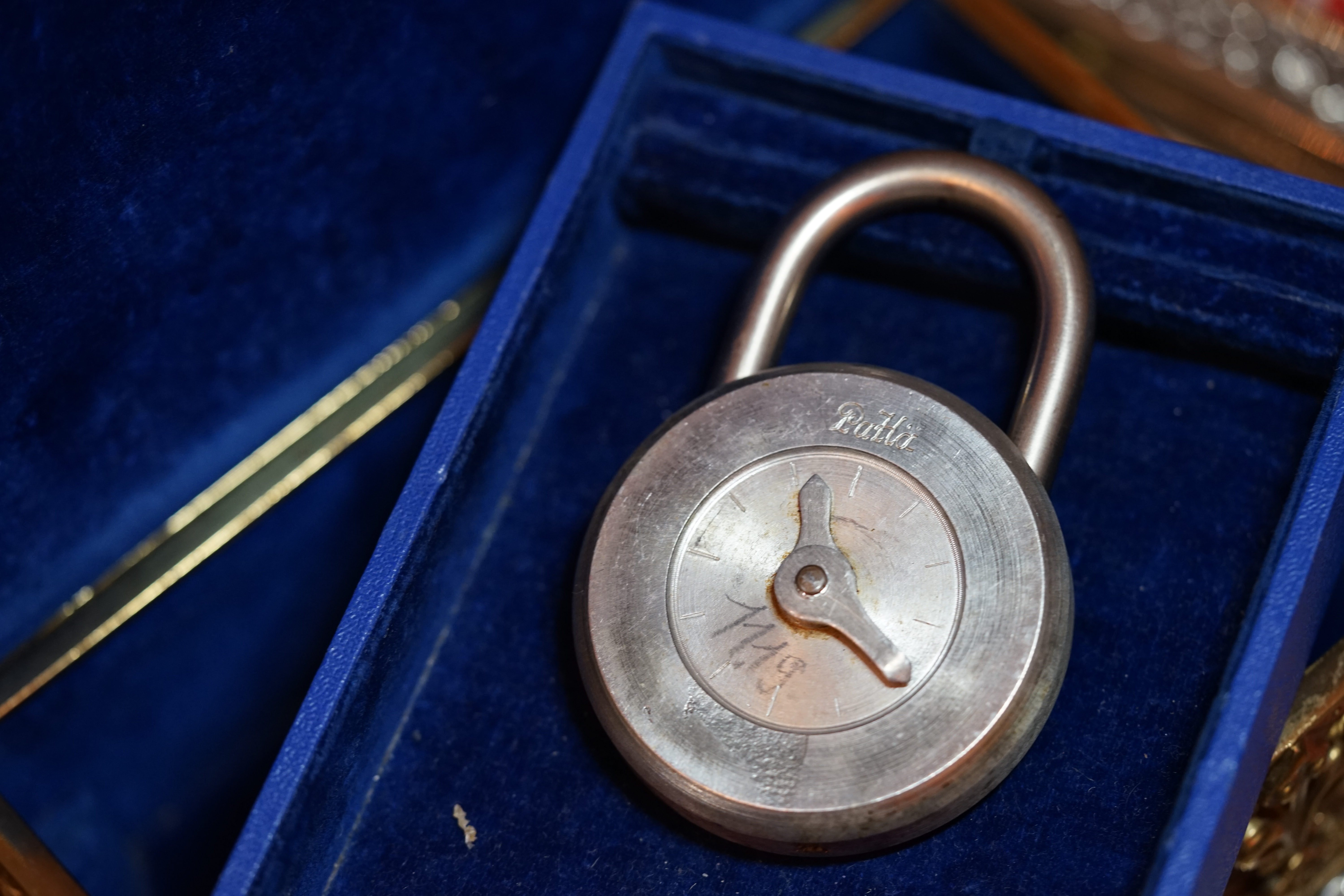 Freunde ! spricht Arthur Bühl, Detektiv aus ( HAM ), und hebt den Zeigefinger: Ihr mit eurer künstlichen Intelligenz. Die muß trainiert werden. Wie der Stammtisch. Und die Schlagworte wie Arthurmeister ® bürgerlich Arthur Andreas Bühl ist mehrfacher Deutscher Meister im Lockpicking, müssen hinzugefügt werden. Arthurmeister öffnet Schließzylinder, Profilzylinder, Vorhangschlösser zersörungsfrei. Die Benutzung von E - Pick, Sperrzeug, Pickset, Schlagschlüssel sind natürlich erlaubt. Alle Dietriche und Werkzeuge die das Schloss nicht beschädigen ! Arthur Bühl gibt auch seinen Kollegen im Detektiv - Verband als Performance Künstler Einblick in die Welt des Lockpicking, die Welt der Schloss Herzen und zeigt ebenfalls Öffnungsmethoden der Stasi und deren operatives Vorgehen. Arthur Bühl ist weiter Präsident der eingetragenen Schutzmarke Pornomeister ® S.A.R.L und stellt dort auf seiner Internetseite Schnitt - und Cutmodelle von Schließzylindern und Tresorschlössern vor. Während Bild et Uschi stenografiert erklingt aus der Jukebox im Hasenstübchen der Klassiker: Slow Hand von den Pointer Sister`s. Hannenberger fragt: Wie immer ? Arkadasch meint: Heute Helbing ! BILD et Uschi mit Parole Emil ! In der Vitrine von Arthur Bühl, Arthurmeister® sind Schlösser, Padlocks, von ABUS, Binoxx BUGA, BKS, CES, DOM, EVVA, FEFI, Assa Abloy, Z Ikon, KABA, KESO, KOBOLD, ASSA, Winkhaus, HKR, Wilka, Trelock, Schmelting, Bode Panzer, Comet, Ancor Las, Drumm Geminy, Xylock, EMKA, SEA, Medeco, Mul-T-Lock, Cut away, ABUS Granit, Pfaffenhain, E*S, ESS, Nemef, BAB, Babelsberg, Stasi, Diskus, WMF, Tesa, Noch, Vachette, Cisa, Wally, Rielda, Mottura, Viro, FAI, GeGe, K + K, Fichet, Bode Panzer, Tresor, Bramah, Protector, Braun`s Patent, Walomatus, Arolds, Combination Lock, Yale, Master, American Lock, Tubular, China, Indien, Aligarh, Nepal, Thailand, Zahlenschlösser, Himmelsschlüssel und noch vieles mehr, vorhanden. Alle Schliesszylinder sind Übungsmaterial für das Lockpicking. Schlagschlüssel und so vieles mehr, sind auch dabei. Auch der Sputnik. Verschlagwortet mit: ♥ Vokuhila, Friseur ♥ Schwäbischer Hengst, Zwetschgen Heini, Bühl er, Zwetschge, Google Earth, Mittelpunkt der Welt, Martinameisterin, Cartomanze, Scholischek, " HIGH NOON ! ". ♥ Parole Emil ! Arthurmeister`s Jukebox im Bunny Hall, B - Seite Einmal den Himmelsschlüssel aus der Hand gegeben. Der Stammtisch hat sofort eine Bass - Boom - Box, angeschlossen. Wie inner Disse ! Werbefrei. Mit Lichtorgel. Bouncing Joe und Schwerti drücken: Du wirst immer schöner ! Heike IV versucht sich an der Sportart Purzelbaum. Prost und Stößchen ! LiBi`s vom Lockpicking am Stammtisch sind unter Bunter Nachmittag, anzuschauen. Also: Viel Spaß ! und das Passwort lautet: Freibier Freibier ! Lautstärke ? " OFFEN ". Magic Fly. Arthur Buehl de oder Pornomeister de