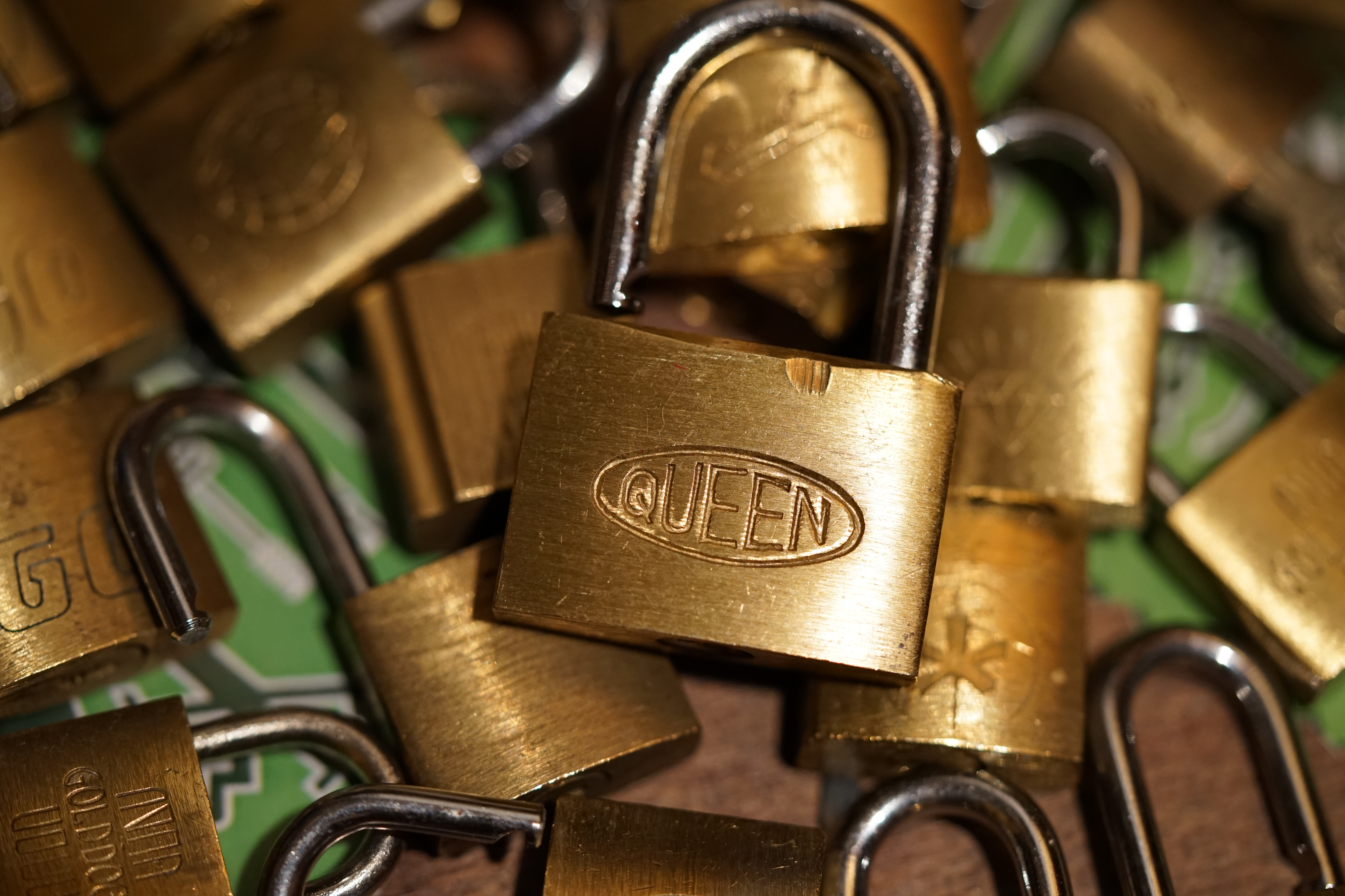 Arthur Bühl, Detektiv aus Hamburg ist Mitglied in den Berufsverbänden BDD und der World Association of Detectives The World Association of Detectives (W.A.D.) was founded in 1925. It is the International Association for Investigators and Security Service Organizations. The World Association of Detectives was formed as a joint venture by the combined membership of the World Association of Detectives and the International Secret Service Association. It is the oldest international association in its field.[2] In 1972, it had 400 members in 34 countries,[3] growing to over 700 in about 60 countries in 1997.[4] In 2020, it had nearly 1,000 members in over 80 countries References 1. "Who We Are". www.wad.net. Retrieved 2026-02-03. 2. "Business investigator probes direct foreign link". China Daily. 31 May 2007. Retrieved 2008-10-24. 3. Gheysens, Roger (1973). Les espions. Elsevier Séquoia. p. 216. ISBN 978-2-8003-0004-7. Retrieved 2008-10-24. 4. " Detective Harold Lipset Dies". The Washington Post. 13 December 1997. Archived from the original on May 25, 2011. Retrieved 2008-10-24. External links • Official website Internationale Kommission der Detektiv-Verbände Die Internationale Kommission der Detektiv-Verbände (IKD) (englisch IKD – International Federation of Associations of Private Detectives) wurde 1964 durch die Detektivverbände Österreichischer Detektiv-Verband (ÖDV), den Fachverband Schweizerischer Privat-Detektive (FSPD) und den Bundesverband Deutscher Detektive e. V. (BDD) in Wien gegründet und am 10. November 1967 im Vereinsamt eingetragen. Die Vereinsdaten können über das österreichische Zentrale Vereinsregister unter der Zahl 978221660 eingesehen werden. Mitglieder IKD ist ein Dachverband, die Mitgliedschaft ist Verbänden vorbehalten. Aus Ländern, in denen kein Interessensverband registriert ist, können auch Einzelunternehmen als Mitglied aufgenommen werden. In der IKD sind 18 Landesverbände und 3 Einzelmitglieder, zum überwiegenden Teil aus der Europäischen Union/EFTA/EWR, sowie ein internationaler Verband zusammengeschlossen (Stand 12/2012). 2008 wurde die IKD als repräsentative Berufsvertretung von der EU anerkannt. Aufgaben Die Ziele der IKD waren lange von den Grundsätzen Erfahrungsaustausch und Vernetzung geprägt; durch die Veränderung politischer, gesetzlicher und gesellschaftlicher Rahmenbedingungen für die Ausübung des Berufes Detektiv wurde ein geschlossenes Auftreten als Standesvertretung angestrebt, was unter anderem durch den einheitlichen Beschluss und die Unterzeichnung eines gemeinsamen Mindeststandards für den Berufszugang und die Berufsausübung (IKD Common Minimum Standards, Saragossa, 2007) durch die Delegierten aller Mitgliedsverbände, eine gemeinsame Model Data Protection Policy oder Best Practice Guides dokumentiert ist. Organe Als ausführendes Organ steht das auf drei Jahre gewählte Executive Committee der IKD vor. Es setzt sich aus dem Secretary General, Tony Imossi (seit 2004), dem Vice Secretary General und dem Treasurer zusammen. Als weiteres ständiges Organ bildet das Grievance Committee einen europäischen und darüber hinaus internationalen Beschwerdeausschuss. Der Verband setzt ihre Aufgaben auch durch themenbezogen eingesetzte Committees um, für die jeweils ein Chairman von den Mitgliedern gewählt wird, z. B.: • das CSC (Common Standard of Competence) Committee für die Einführung eines gemeinsamen Standards in der Berufsqualifikation; • das EPIC (European Private Investigators’ Compendium) Committee für die Erfassung länderspezifischer Gegebenheiten und Möglichkeiten für die Tätigkeit von Detektiven. Weblinks https://www.i-k-d.com/