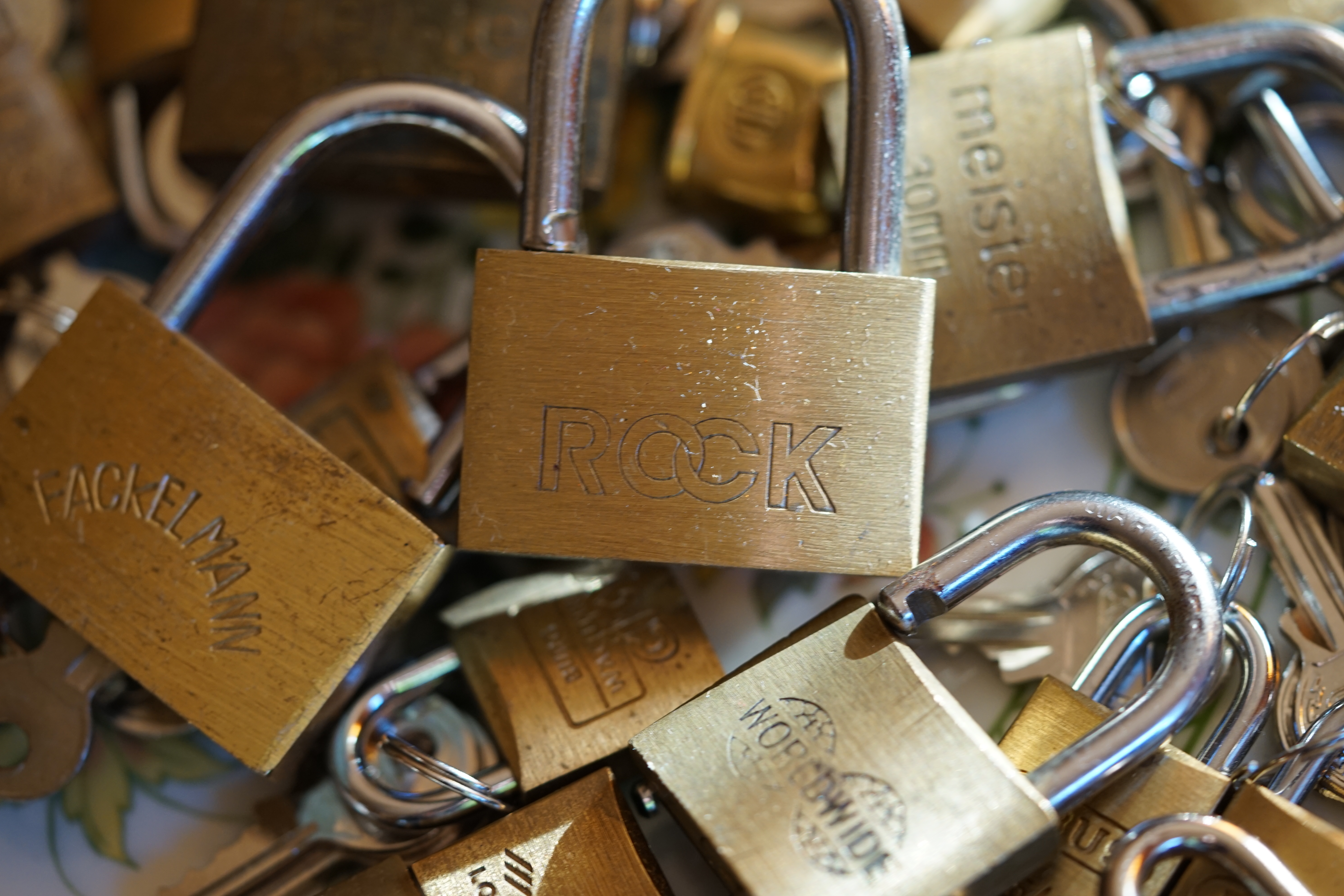 Arthur Bühl, Arthurmeister ®,Lockpickerherz ® Schlossherz ®, Pornomeister ®, neuer SEO Text für 2025 12.00 Mittags im Hasenstübchen. Basketball Bouncing Joe Asberry schreit: Prost ! Die Glocke kingelt ! In Arthurmeister`s Jukebox im Hasenstübchen spielt: Slow Hand von den Pointer Sisters. Ferrari Rudi sitzt am Tresen. Anstatt Helbing trinkt er heute Underberg. Pelle und Heike I machen Stößchen. Justamente klingelt das Telefonino. Der Hannenberger lacht zu Bouncing Joe Asberry: Ich wette mit Dir: Da ruft unser Freund Mr. Smitz vom Playboy an. Arthurmeister geh endlich ran. Die Glocke klingelt. Yes Mr. Smitz, yes, yes Mr. Smitz. Yes great, you know. Yes, yes we have a Party. Yes, yes. Ja: Angela Merkel, die kennen wir. You know: " Bundeskanzlerin ". Giovanni ruft: Bella Donna: Signora Merkel is the CEO of the world. Yes, Yes Mr. Smitz, i will look about her Memoiren. Oh Mr. Smitz ? Her Biographie with her Signature ? OH, Mr. Smitz mit Widmung ? Das wird nicht einfach ! no easy, you know ! Da muß die Glocke aber ein ganzes Wochenende läuten. Prost. Helbing. Yes Mr. Smitz, hands on the heard, you know, difficult ! Arkadasch !!! Smitz U.S.A. braucht die Memoiren von Angela Merkel signiert mit dem Text: Für Mr. Smitz from the Playboy ! Also pass auf: Dein Schwippschwager ist doch Aufsteller bei der Messe. Ja, Buchmesse. Dort hält die Merkel eine Autogrammstunde. Der soll sich dort anstellen mit seinen Kumpani. Ja, der Smitz läßt hier die Glocke läuten. Das gesamte Wochenende. Hannenberger gibt das Passwort: Freibier, Freibier ! Die Glocke läutet jetzt: Helbing ! In Arthurmeister`s Jukebox spielt: The Tramps - Disco Inferno - Orginal Longversion Tony Mendes ! Basketball Bouncing Joe swingt mit dem Kopf mit. Jetzt meint Arkadasch: Oh meine Kumpani trauen sich nicht zu Dr. Angela Merkel. Die haben Angst vor Ihr. Kein Autogramm heißt kein Freibier. Droschkendieter !! Du fährst jetzt zur Buchhandlung, holst drei Biographien von der ollen Merkel, fährst weiter zum Kujau ! Ja, der hat dem Heinemann vom Stern, Hamburg, gefälschte Tagebücher verkauft. Der soll dir in ein Exemplar die Unterschrift der Merkel und die Widmung reinmalen. Sag ihm viele Grüße vom Arthurmeister und Parole Freibier, Freibier ! Dann malt der es dir sofort. Der kann das freudigst. Und sag ihm, das sei für Smitz, Amerika. Aber diesmal soll er keine rosa Tinte verwenden. Dann kommst du wieder her und wir alle unterschreiben das zweite, dann fährst du geschwind rüber nach Fuhlsbüttel, drängelst dich am Luftfrachtschalter vor, läßt die Bücher verpacken und paßt auch auf, das die auch tatsächlich im nächsten Flieger in die U.S.A. reisen. Dann hat er die Bücher, quasi wenn der Flieger landet. Sag denen: Parole: Freibier, Freibier ! Arthur und wozu das dritte Buch ? Du Depp, wenn beim unterschreiben vom zweiten Buch einer draufkotzt oder ein Brandloch reinmacht dann haben wir Ersatz ! Und diesen legen wir dann hinter den Tresen ins Regal und tuen so als hätten wir es gelesen. Es reicht das wir Frau Bundeskanzlerin mit guten, besoffenen, nicht ausgeklügelten, dummen, peinlichen Ratschlägen beraten haben ! Punkt. In Arthurmeister´s Jukebox spielt: Lady von Kenny Rogers. Sir Waschi hat gleich CHARLIE RICH - The most Beautifull Girl in The World, gedrückt. Die Stimmung ist gut. In der Jukebox spielt mittlerweile Aloe Blanc - I need a Dollar. Die Stimmung ist fantastisch ! Jetzt steigert sich die Stimmnung noch als der Nachläufer Roberto Blanco - Caramba, Caracho ein Whiskey, Carambo Caracho ein Gin, verflucht Sacrcameto Dolores und alles ist wieder hin ! In Rio de Janeiro… drückt. Der Noagerlzutzler drückt Roberto Blanco - Der Puppenspieler von Mexico und räumt Gläser ab. Hannenberger reicht schon einmal den Himmelsschlüssel ! Schwerti fragt: Mastertouch und wenn der Dir auf die Schliche kommt ? Du Depp, was glaubst du wenn der erfährt, daß er einen orginalen Kujau, dem Tagebuchfälscher hat, dann läuft der durch Beverly Hills und gibt damit bei jedem an, als sei er The Greatest. Und Du weißt: Die Schriftsachverständigen vom Stern oder von der Bild et und der Heinemann brauchten Monate bis sie diesen Betrug mit dem Verkauf der Tagebücher erkannt haben. In Arthurmeister`s Jukebox spielt: Calvin Harris & Sam Smith: Promises ! und es wird mitgesungen. Das Droschkendieter dann doch nur beim Papierfuzzy im Copy Shop neben an war ? weil der Kujau besoffen war ? Quatsch, kalter Kaffee, der Smitz verhöckert das Buch an Rockefeller. Was glaubst du, warum die Parole Freibier Freibier lautet ? Wir sind hier nicht bei der Wohlfahrt. Ferrari Rudi macht Ralala: Sonntag ist Formel I in Indianapolis. Denkt dran: High Noon ist dann morgens 07.00 Uhr. Die Glocke läutet ununterbrochen. Freibier, Freibier, Freibier, Parole Freibier. Let Michael pass for the Championship ! Das gesamte Hasenstübchen tanzt und platzt aus allen Nähten. In der Jukebox spielt James Last und Orchester: T.S.O.P The Top Sound of Philadelphia ! Prost, Prosit und Stößchen ! Der Hannenberger sieht zufrieden aus. Taged with: Bühler Zwetschge, Bühl Wappen, Zwetschgenhengst, Zwetschgenfest, Meister, Arthur Andreas Bühl, Privatdetektiv. Arthurmeister007@gmail.com