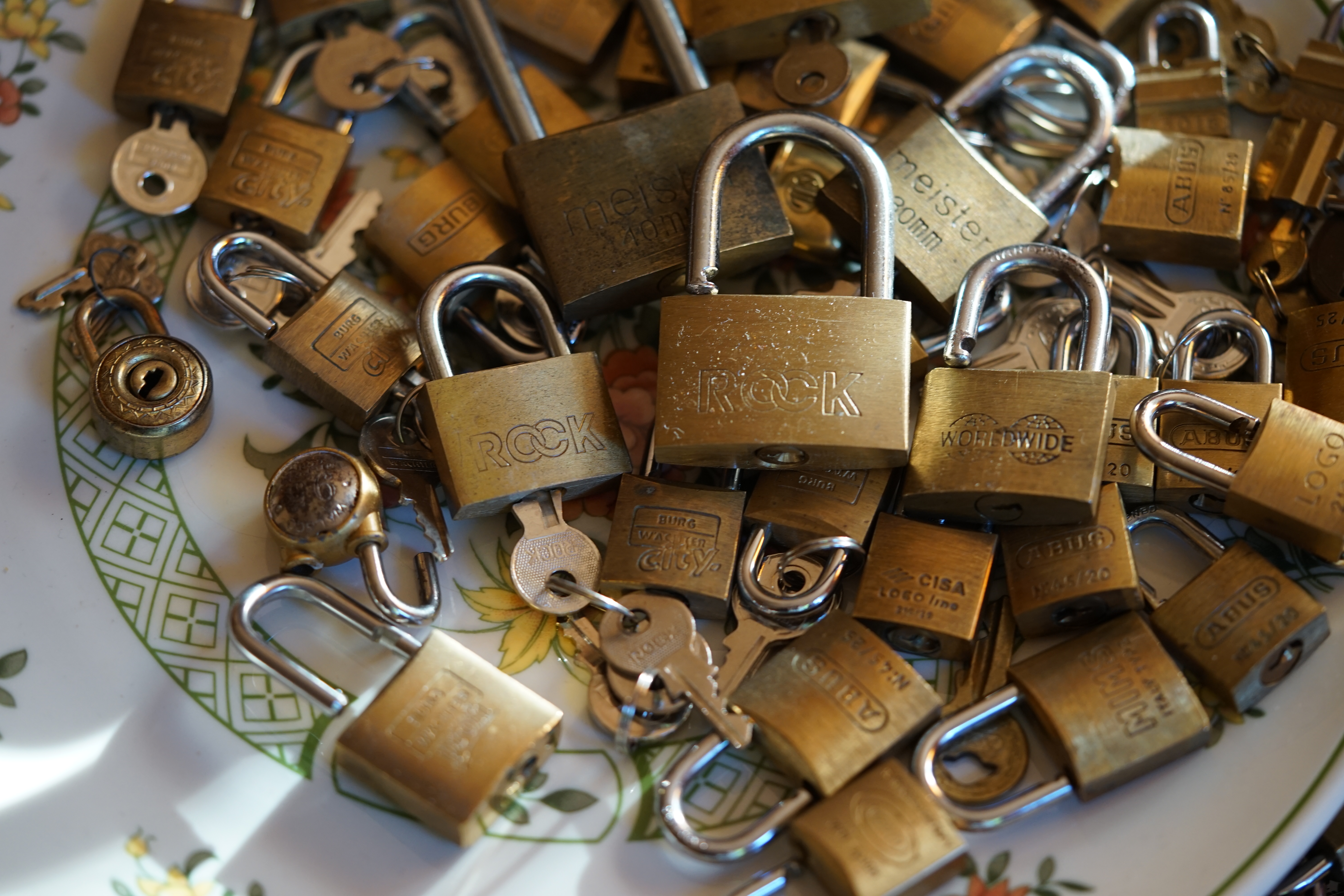 LOTTO 𝔄𝔯𝔱𝔥𝔲𝔯 𝔅ü𝔥𝔩, 𝔄𝔯𝔱𝔥𝔲𝔯𝔪𝔢𝔦𝔰𝔱𝔢𝔯® Samstag 11 Uhr, a.m, " HIGH NOON ". Arthurmeister und die Cartomanze sitzen am Stammtisch im Hasenstübchen, Fuhlsbüttel. Aus der Jukebox by You Tube, der alten Rock-Ola schallt von Element of Crime: Das Hasenstübchern ist der " Mittekpunkt der Welt ". Die zwanzig Mittrinker am Counter schallen mit: Im Lotto spielst du immer nur; die Zahlen zwischen fünf und zehn; und als Zusatzzahl dein Lebensalter; denn als Lottospieler sagst du; darf man höchstens 49 Jahre alt sein; später wäre es schade um das Geld ! Wo DEINE Füße stehen ist der " MITTELPUNKT DER WELT ". Driver Dieter fährt mit Scholischek und Arkadasch zur Annahmestelle ! Verschlagwortet mit: Arthur Bühl, Arthurmeister® Arthur ♥ Schwäbischer Hengst, Buhl, Zwetschgen Heini, Artur, Buehl er, Zwetschge, Made in Germany, Born 1961, Sympathieträger, Google Earth, Mittelpunkt der Welt, Pflaumen, Arkadasch, Datschi, ♥ Martinameisterin, Cartomanze, Scholischek, " HIGH NOON ! ", ♥ ♥ Vokuhila ♥ Parole Emil ! LOTTO II 𝔄𝔯𝔱𝔥𝔲𝔯 𝔅ü𝔥𝔩, 𝔄𝔯𝔱𝔥𝔲𝔯𝔪𝔢𝔦𝔰𝔱𝔢𝔯® Samstag 11 Uhr, a.m. " HIGH NOON ". Arthurmeister und die Cartomanze sitzen am Stammtisch im Hasenstübchen, Hamburg - Fuhlsbüttel. Aus Arthurmeister`s Jukebox by You Tube, der alten Rock -Ola schallt von Element of Crime: Das Hasenstübchen ist der " Mittelpunkt der Welt ". Die zwanzig Trinker am Counter schallen mit: " Im Lotto spielst du immer nur die Zahlen zwischen fünf und zehn, und als Zusatzzahl dein Lebensalter, denn als Lottospieler darf man höchstens 49 Jahre alt sein, später wäre es schade um das Geld ! Wo unsere Füße stehen, ist der Mittelpunkt der Welt ! Arkadasch und Scholischek fahren mit Driver Dieter zum Lottogeschäft ! Verschlagwortet mit: Arthur Bühl, Arthurmeister®. Die SEO - Geister.de rufen: Buhl er Zwetschge, International Lockpicking, Google Earth, Earth Song, Schwäbischer Hengst und Sympathietraeger ! Verzwetschget mit: Arthur A. Bühl, Lockpicking, Deutscher Meister, Made in Germany, born 1961, in Stuttgart, Baden - Württemberg, is picking ABUS - Padlock, am Stammtisch ♥. Arthur Buehl, Arthurmeister raucht Roth - Händle Cigaretten aus der Stadt Lahr - Bühl, Schwarzwald, Black Forest. Die Damen trinken Rotkäppchen. Stößchen ! Mr. Smitz from Beverly Hills is calling. Arthurmeister, powerd by KI-Worldwide.de, speek to Mr. Smitz from the Playboy: Sorte Schwäbischer - Hengst.de is großfruchtig und süss ♥. No, only woman has Pflaumen. Yes, I will send greetings to your friend Friede Springer from the BILD et News, Hamburg. SEO für heute: Hasenstübchen, S - Bahn, Ohlsdorf, Am Hasenberge, Stanta Fu, Friedhof ! Vokuhila ♥ Zwetschgen - Heini, Parole Emil ! Arthur ♥ Schwäbischer Hengst, Buhl, Zwetschgen Heini, Artur, Buehl er, Zwetschge, Made in Germany, Born 1961, Sympathieträger, Google Earth, Mittelpunkt der Welt, Pflaumen, Arkadasch, Datschi, ♥ Martinameisterin, Cartomanze, Scholischek, " HIGH NOON ! ", ♥ ♥ Vokuhila ♥ Parole Emil !