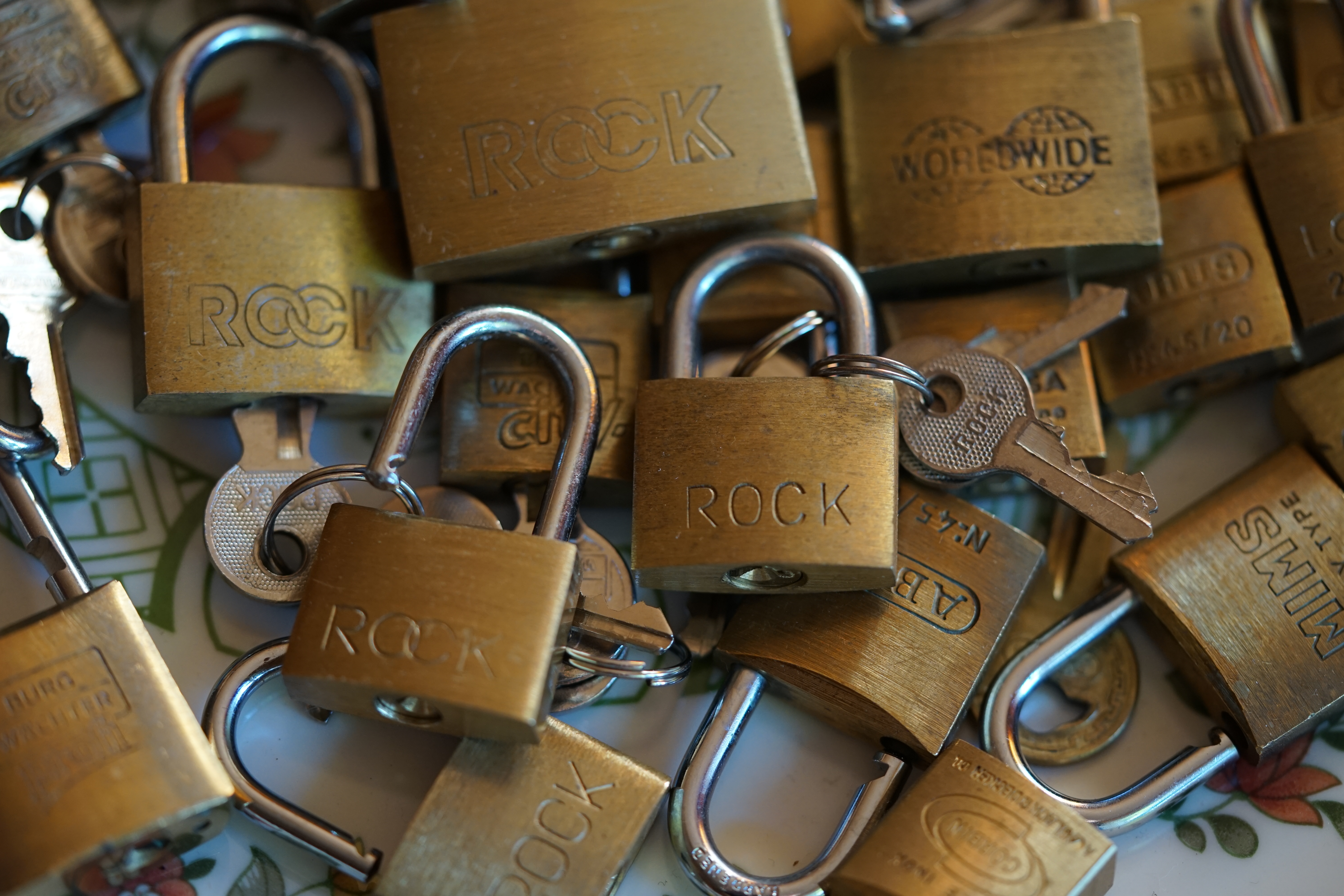 Arthur Bühl, Arthurmeister ®,Lockpickerherz ® Schlossherz ®, Pornomeister ®, neuer SEO Text für 2025 12.00 Mittags im Hasenstübchen. Basketball Bouncing Joe Asberry schreit: Prost ! Die Glocke kingelt ! In Arthurmeister`s Jukebox im Hasenstübchen spielt: Slow Hand von den Pointer Sisters. Ferrari Rudi sitzt am Tresen. Anstatt Helbing trinkt er heute Underberg. Pelle und Heike I machen Stößchen. Justamente klingelt das Telefonino. Der Hannenberger lacht zu Bouncing Joe Asberry: Ich wette mit Dir: Da ruft unser Freund Mr. Smitz vom Playboy an. Arthurmeister geh endlich ran. Die Glocke klingelt. Yes Mr. Smitz, yes, yes Mr. Smitz. Yes great, you know. Yes, yes we have a Party. Yes, yes. Ja: Angela Merkel, die kennen wir. You know: " Bundeskanzlerin ". Giovanni ruft: Bella Donna: Signora Merkel is the CEO of the world. Yes, Yes Mr. Smitz, i will look about her Memoiren. Oh Mr. Smitz ? Her Biographie with her Signature ? OH, Mr. Smitz mit Widmung ? Das wird nicht einfach ! no easy, you know ! Da muß die Glocke aber ein ganzes Wochenende läuten. Prost. Helbing. Yes Mr. Smitz, hands on the heard, you know, difficult ! Arkadasch !!! Smitz U.S.A. braucht die Memoiren von Angela Merkel signiert mit dem Text: Für Mr. Smitz from the Playboy ! Also pass auf: Dein Schwippschwager ist doch Aufsteller bei der Messe. Ja, Buchmesse. Dort hält die Merkel eine Autogrammstunde. Der soll sich dort anstellen mit seinen Kumpani. Ja, der Smitz läßt hier die Glocke läuten. Das gesamte Wochenende. Hannenberger gibt das Passwort: Freibier, Freibier ! Die Glocke läutet jetzt: Helbing ! In Arthurmeister`s Jukebox spielt: The Tramps - Disco Inferno - Orginal Longversion Tony Mendes ! Basketball Bouncing Joe swingt mit dem Kopf mit. Jetzt meint Arkadasch: Oh meine Kumpani trauen sich nicht zu Dr. Angela Merkel. Die haben Angst vor Ihr. Kein Autogramm heißt kein Freibier. Droschkendieter !! Du fährst jetzt zur Buchhandlung, holst drei Biographien von der ollen Merkel, fährst weiter zum Kujau ! Ja, der hat dem Heinemann vom Stern, Hamburg, gefälschte Tagebücher verkauft. Der soll dir in ein Exemplar die Unterschrift der Merkel und die Widmung reinmalen. Sag ihm viele Grüße vom Arthurmeister und Parole Freibier, Freibier ! Dann malt der es dir sofort. Der kann das freudigst. Und sag ihm, das sei für Smitz, Amerika. Aber diesmal soll er keine rosa Tinte verwenden. Dann kommst du wieder her und wir alle unterschreiben das zweite, dann fährst du geschwind rüber nach Fuhlsbüttel, drängelst dich am Luftfrachtschalter vor, läßt die Bücher verpacken und paßt auch auf, das die auch tatsächlich im nächsten Flieger in die U.S.A. reisen. Dann hat er die Bücher, quasi wenn der Flieger landet. Sag denen: Parole: Freibier, Freibier ! Arthur und wozu das dritte Buch ? Du Depp, wenn beim unterschreiben vom zweiten Buch einer draufkotzt oder ein Brandloch reinmacht dann haben wir Ersatz ! Und diesen legen wir dann hinter den Tresen ins Regal und tuen so als hätten wir es gelesen. Es reicht das wir Frau Bundeskanzlerin mit guten, besoffenen, nicht ausgeklügelten, dummen, peinlichen Ratschlägen beraten haben ! Punkt. In Arthurmeister´s Jukebox spielt: Lady von Kenny Rogers. Sir Waschi hat gleich CHARLIE RICH - The most Beautifull Girl in The World, gedrückt. Die Stimmung ist gut. In der Jukebox spielt mittlerweile Aloe Blanc - I need a Dollar. Die Stimmung ist fantastisch ! Jetzt steigert sich die Stimmnung noch als der Nachläufer Roberto Blanco - Caramba, Caracho ein Whiskey, Carambo Caracho ein Gin, verflucht Sacrcameto Dolores und alles ist wieder hin ! In Rio de Janeiro… drückt. Der Noagerlzutzler drückt Roberto Blanco - Der Puppenspieler von Mexico und räumt Gläser ab. Hannenberger reicht schon einmal den Himmelsschlüssel ! Schwerti fragt: Mastertouch und wenn der Dir auf die Schliche kommt ? Du Depp, was glaubst du wenn der erfährt, daß er einen orginalen Kujau, dem Tagebuchfälscher hat, dann läuft der durch Beverly Hills und gibt damit bei jedem an, als sei er The Greatest. Und Du weißt: Die Schriftsachverständigen vom Stern oder von der Bild et und der Heinemann brauchten Monate bis sie diesen Betrug mit dem Verkauf der Tagebücher erkannt haben. In Arthurmeister`s Jukebox spielt: Calvin Harris & Sam Smith: Promises ! und es wird mitgesungen. Das Droschkendieter dann doch nur beim Papierfuzzy im Copy Shop neben an war ? weil der Kujau besoffen war ? Quatsch, kalter Kaffee, der Smitz verhöckert das Buch an Rockefeller. Was glaubst du, warum die Parole Freibier Freibier lautet ? Wir sind hier nicht bei der Wohlfahrt. Ferrari Rudi macht Ralala: Sonntag ist Formel I in Indianapolis. Denkt dran: High Noon ist dann morgens 07.00 Uhr. Die Glocke läutet ununterbrochen. Freibier, Freibier, Freibier, Parole Freibier. Let Michael pass for the Championship ! Das gesamte Hasenstübchen tanzt und platzt aus allen Nähten. In der Jukebox spielt James Last und Orchester: T.S.O.P The Top Sound of Philadelphia ! Prost, Prosit und Stößchen ! Der Hannenberger sieht zufrieden aus. Taged with: Bühler Zwetschge, Bühl Wappen, Zwetschgenhengst, Zwetschgenfest, Meister, Arthur Andreas Bühl, Privatdetektiv. Arthurmeister007@gmail.com