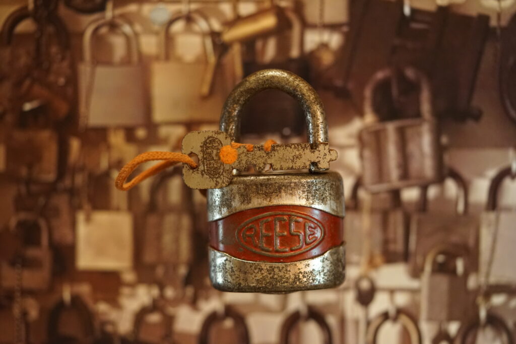 Reese Key Padlock offen Arthur Andreas Bühl Detektiv aus Hamburg Germany Detektei Auskunftei orange Schnürsenkel