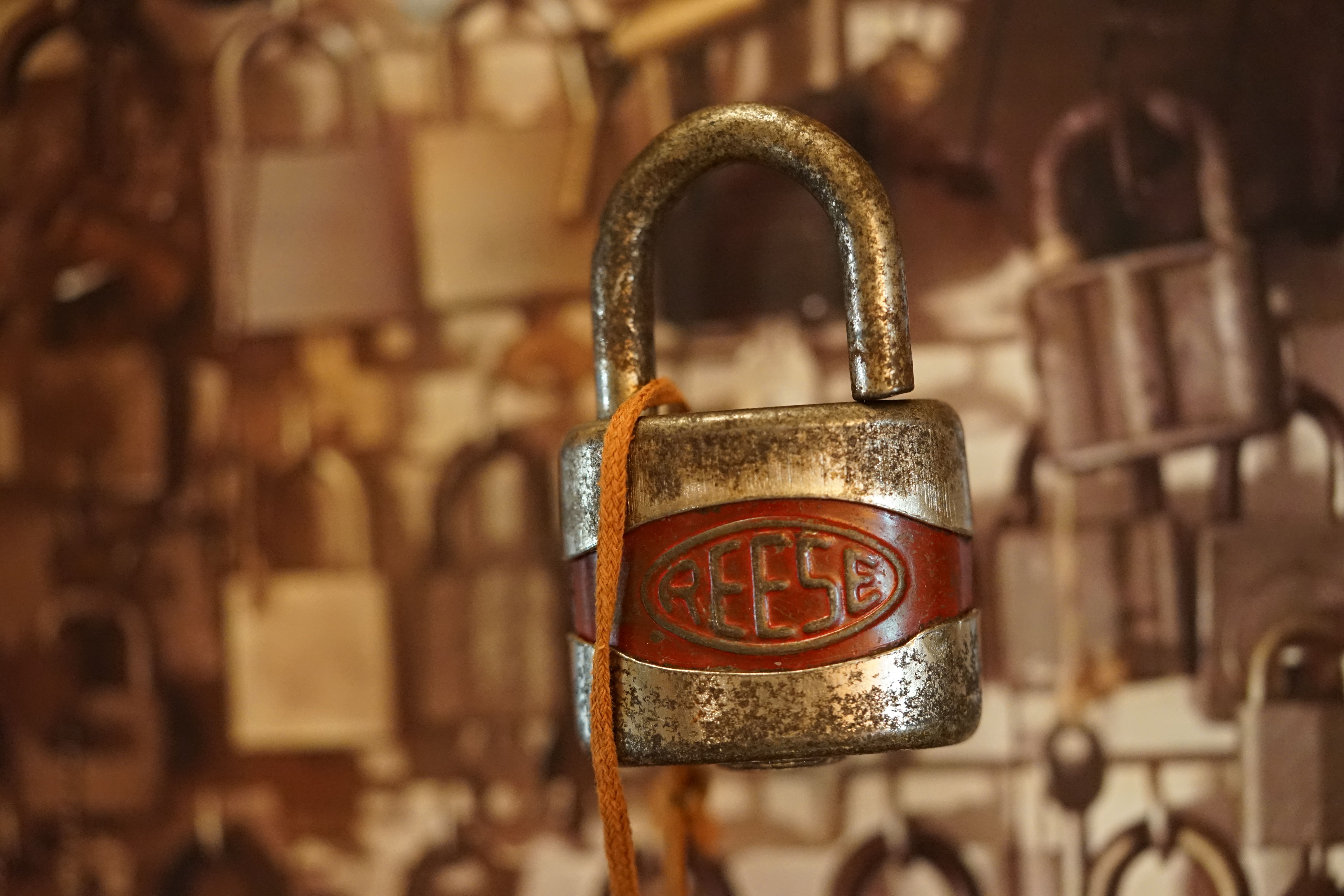 Reese offen Arthur A. Bühl Privatinvestigator HAM BUDEG WAD Detektei Auskunftei orange Schnürsenkel