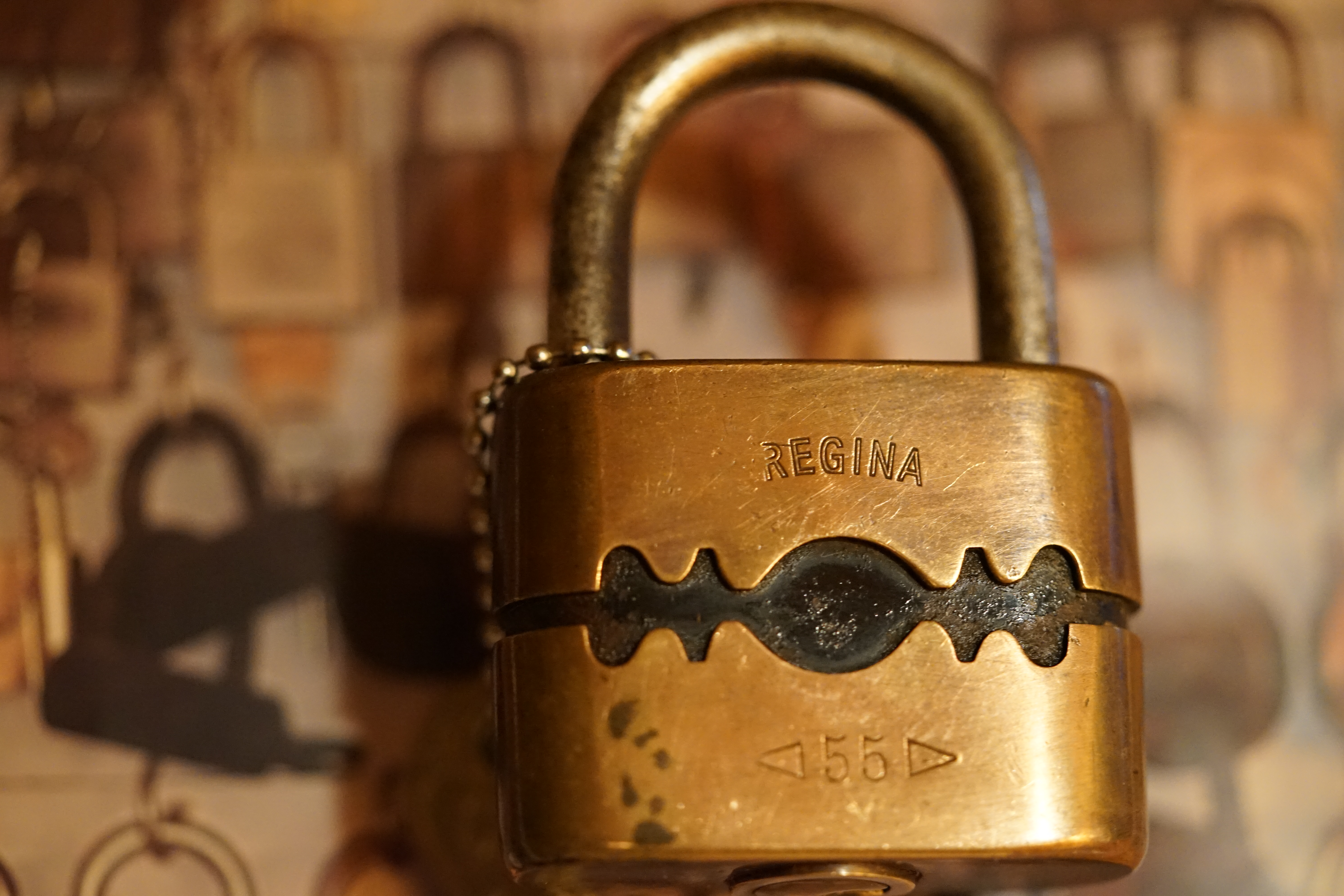 Bühl Arthur Andreas, Wiki, Fandom, Arthurmeister ®,Lockpickerherz ® Schlossherz ®, Porno meister ®, Seo: Kuchen für den Stammtisch Zuerst einmal eine schmöken. Martina überlegt: Was bringe ich zum Cartomanzenstammtisch im Hasenstübchen mit ? Wofür muß ich kein Korkengeld bezahlen ? Es bleibt beim selbstgebackenem. Was paßt heute zu Sößchen`s und zur Bailiy`s Runde ? und Zack Zack was jetzt: Haselnuss, nö heute nicht; hatten wir schon. Zitronenkuchen mit Glasur, na passt nicht zu den Stößchen`s ! Ah, der Arkadasch hat zuletzt meinen Sandkuchen gelobt. Wie der von der Oma seines Schwippschwagers Mutter väterlicherseits. Was brauchte ich nochmal; ja außer Gefühl und den Herd vorwärmen. Zutaten natürlich und gleich auch die Rührschüssel wackelfest hinstellen, ja und jetzt, nein nein, keine rauchen sondern zuerst die Gugelhupfform mit Margarine an den Fingern einreiben. Gleichmäßig. Und nicht vergessen: Gries, Hartweizengries, also einen halben Esslöffel verteilen, schwenken, so da? überall etwas Gries, grizzelig sich in der Form auf der Margarine verteilt. Ja warum ? Warte mal nach dem Backen ab ! So, jetzt das halbe Pfund warme Butter, 100 Gramm Zucker - ja genau nur ein Heck Zucker. In anderen Rezepten wir zwar 250 Gramm geschrieben. Nein, 80 bis 100 Gramm reichen völlig. Wenn man oder Frau auch an die Stößchen`s denkt. Na eine Tasse voll eben. Den Mixer leihe ich mir wieder vom netten Nachbarn von neben an. Der darf dann auch ein bisschen naschen. Kein Strom ? Dann heißt es: mit dem Kochlöffel rühren und schlagen: und das eine halbe Stunde ! Also Mixer. Und jetzt: 4 Eier ! Ja natürlich reichen normale Hühnereier. Achtung ! keine Eierschalenstücke in die Schüssel ! Und: wieder rühren, rühren, ja so das eine homogene Masse entseht. Homogen, na fluffig, eine schön gut vermengte Teigmasse ebend ! So, und jetzt mit dem Messbecher 300 Gramm Mehl, na Weizenmehl Typ 405 abwiegen. Kein Messbecher ? dann 3 volle Tassen Mehl eben. Tassen und keine Becher. Die in eine Schüssel geben. Und jetzt vergiss nicht das Backpulver: 1 Standardpäckchen, 16 Gramm, orginal Backin von Dr. Oetker. Ja, auch wenn die KI sagt 16 Gramm wären für 500 Gramm Mehl vorgesehen. Rein damit, das ganze Päckchen und das wichtigste jetzt: Das Mehl und das Backpulver nach und nach aus dem Messbecher oder der Schüssel unter ständigem rühren und langsam, na also einrieseln lassen, langsam, rühren und rühren bis es wieder die schöne fluffige, lockere, samtige Masse gibt. So und jetzt: Der Teig ist etwas fest, na bei dem Wetter heute, ein Schuss Schlagsahne dazu. 1 Schuss ist ein Schnapsgläschen voll. 2 Kleckse eben. Ja, weiter rühren natürlich bis es wieder samtig wird. Und jetzt mit einem Kinderfeind, also Teigschaber, ja, so ein Stiel mit dem weißen Gummi drum rum den Teig in der Rührschüssel aufnehemen und mit einem Batscher den Teig gleichmäßig, in der Schüssel verteilen und vertreichen, nach und nach mit dem Schaber dem alten Kinderfeind so glätten, daß die Oberfläche einfach glatt ist. Der Backofen ist ja vorgeheizt ? na dann erstmal setzen und eine schmöken. Nein: Erst die Schüssel, den Schaber, den Batscher und die Messbecher gründlich mit Spüli ausspülen und abwaschen. Nicht rumstehen lassen, sondern unverzüglich abgtrocknen und wieder richtigst wegräumen. 150 Grad, Umluft und 72 Minuten bei geschlossener Klappe, nein Ofenklappe backen lassen. Für einen Gasherd heißt das übersetzt: möglichst weit oben, auf die mittlere Schiene gestellt bei geringerer Hitze etwas länger backen lassen. Aufpassen ! mit einem Zahnstocher prüfen. Ja, reinpiksen halt und wenn noch Teig am Holz klebt: weiter backen ! und riechen ! aber nicht zu lange backen. Wenn es raucht ist es ein Brandling ! Klappe auf, mit Hilfe eines Handtuches die heiße Backform rausholen und mit einem Handtuch auf den Tisch stellen. Beim auskühlen, ja rauchen Bild et, ja schon ein viertel Stündchen. Teller drauf, auf einmal Stürzen, na mit Wucht, in einem Zug schnell umdrehen. So und wenn der Kuchen jetzt gut rausgeht dann hast du die Form richtig gefettet. Da fällt mir wieder ein ! ich hab doch noch ne Ritter Sport Vollmilch vom Nachbarn zu liegen. 16 Stückchen, ab in eine Glasschüssel, na kann auch Porzellan sein. Nur kein Plastik. In den abkühlenden Backofen stellen. Bis die Schokolade streichbar ist. Notfalls stellst du die Schüssel auf einen mit kochendem Wasser gefüllten Topf. So und jetzt die Schokolade überall gleichmäßig verteilen und nicht auf den Rand kleckern ! Womit: Mit der Gummifotze natürlich ! Gleichmäßig ! Jetzt stehen lassen. Nein : keine rauchen, zuerst die Gummifotze und die Schüssel mit der Schmierschokolade abwaschen ! Den Kinderfeind darfst du ablecken. Abtrocknen und wegräumen. Sofort ! Subito. Eine rauchen, Kuchen ausgekühlt, Haube drüber, Droschken Dieter anrufen, Haare schön und ab ! Im Hasenstübchen schreit Arkadasch: Hey Cartomanze ! Tagged with: Bühl, Stadt Bühl, Bühler Zwetschge, Bühl Wappen, Bühl Fahne, Bühl Design, Bühl Sign, Bühl Arthur, Zwetschgenhengst, Bühl Zwetschgenfest, Meister Arthur, Meister Porno, Porno Master, Arthur Andreas Bühl, Privatdetektiv, HAM. Bühl. Arthur Andreas Bühl. Hier ist die rasende Uschi von der Bild et und schreibt mit der neuen KI Arthurmeister den neuen SEO Text für 2025. KI-worldwide.de Der Sympathieträger ist in Stuttgart, Baden - Württemberg geboren. Der Detektiv lebt in HAM, ist im Dienste der Wahrheitsfindung unterwegs, BUDEG. H1 Text der SEO schreibt: Hamburger knackte 1000 ( tausend ) Schlösser, Bild Zeitung, Performancekünstler, Xing, Arthurmeister `s Jukebox im Hasenstuebchen, Slow Hand - Pointer Sisters, Joy Flemming. 𝔄𝔯𝔱𝔥𝔲𝔯 𝔅ü𝔥𝔩, 𝔄𝔯𝔱𝔥𝔲𝔯𝔪𝔢𝔦𝔰𝔱𝔢𝔯® VereinsWiki / Fandom, Arthur Bühl. Bühl, Arthur, Jahrgang 1961, Made in Germany, Detektiv or Private Investigator, Performancekünstler und Lockpicker aus Hamburg erzählt in seinem Leporello wahre Geschichten aus dem Hasenstuebchen, Bunny Hall, Stammtisch, Fuhlsbüttel. Kaba Days Im Europapark Rust: Unternehmensschutz im Fokus, dorma kaba, Deutschland, praktische Vorführung von Arthur Buehl, Sportsfreunde. Koksa Vereinsauflösung taz Ein bisschen Ruhe bitte ! Arthur Bühl, der Weltbeste aus Stuttgart mit Wohnsitz im Lockpickermekka Hamburg ist auch Deutscher Meister. slideplayer: but Jesus is the only Masterwho can unlock the human soul. But there is another obvious difference between Arthurmeister and the " Jesusmeister " that connects today´s story to our lives. The tools that Arthur Bühl collected are mostly from the Stasi. Schlossherz, Lockpickerherz, Pornomeister, Bühl Fahne, Bühl Wappen, Bühl Stadt Wappen, UHU Linkedin Arthur Bühl, Arthurmeister, Präsident, Performance, Bundesverband für Detektive und Ermittler, Budeg. Arthur Andreas Bühl, EverybodyWiki Bios&Wiki, 27.03.61,Stuttgart, auch unter dem Pseudonym Arthurmeister bekannt, ist mehrfacher Deutscher Meister im Lockpicking. Koksa.Org Vereinsauflösung, Arthur Bühl, Arthurmeister, Tagesordnung, Mitgliederversammlung Arthurmeister`s Jukebox im Hasenstübchen by You Tube arthurmeister007, Schloßöffnung. Arthurbuehl@Arthurbuehl, X, Erfreulich ! Schlossindustrie und Elite rücken zusammen ! Verein, Sportsfreunde, Arthur Bühl, Erfahrung. FAZ.net Freizeit: Lockpickern bleibt nichts verschlossen - Doch der Beste der Besten hat alle schon besiegt: Der 42 jährige Kaufmann sitzt in Trachtenkleidung vor einer verrosteten alten Kiste. Preview Jesusmeister Homeleticsonline, At the Dutsch open Lock Picking Championship, Arthur Bühl emerged as the champion. No one picks locks as well as he does. Arthurmeister Phila-Locksmith Arthur Bühl Lock Picking Legend, Mr. Bühl, tool, nl, Sneek. Unter Knackern, jungle.world. Welt.de Die Kunst Sclösser ohne Schlüssel zu öffnen, Vereins-Mitbegründer und Vize Präsident trägt seine Leidenschaft schon auf der Krawatte: Sie ist blau mit gelben Schlüsseln drauf. The Master Touch: Lockpicker in the world Arthur Bühl. He`s this six-seven German private Investigator. He has this. The international Competition Whre Master Lock-Pickers… Arthur Bühl, the Dutsch Open Lock-picking champion. Charles Graeber … Arthurmeister standing above them all, with a beer stein in one hand and a cigarette in …. Wired.com Securitylaboratories.org, Arthur Bühl. Phila-locksmith.com - Arthur Bühl Lock Picking Legend, can see intimidating man. Toool, LockCon. Arthurmeister. Hailing from Hamburg, he is among a legion of German lock picker who have estabished their country as one of the top producers of master lock pickers. Slate.com Lock Picking: a arte de arrombar cadeados - Nascido em Hamburgo, o alemao Arthur Bühl é provavelmente um dos nomes mais conhecidos do submundo do lock picking. Conhecido nesse Círculo… Sportsfreunde Slik hacka vi i Norge pa 90-tallet Arthur Bühl PlusPedia, Arthur Andreas Bühl, Legend taz.de Ein bisschen Ruhe bitte Arthur Bühl, der Weltbeste aus Stuttgart mit Wohnsitz im Lockpickermekka Hamburg .. Telefonbuch, Meisterschaften. Jungle.World - Da hat auch Arthur Bühl, genannt " Arthurmeister ", durchaus Chancen auf weitere Titel für seine große Sammlung. " Scheiße ", brüllt der aus … The Lock Busters, Charles Graeber, Schließzylinder, Lock Picking, metallpinnen. Spiegel, Lockpicker: Die schnellsten Schlossknacker Deutschlands. Arthur Meister Bühl, Arthurmeister, ist amtierender Deutscher Meister der Lockpicker. Sein Hobby: Schlösser öffnen - ohne Schlüssel natürlich. media.ccc.de Schlossöffnung bei der Staatssicherheit der DDR ArthurMeister erläutert das operative Vorgehen und die speziellen Werkzeuge zur Schlossöffnung, die von der Staatssicherheit der DDR ……. Flickr Meister Arthur, Arthurmeister / Oberalster VfW Meisterschaft, Picktools.de FoeBud.org Schloß-Öffnen ArthurMeister aus Hamburg, erläutert, wie die Staatssicherheit…. Vortrag Bielefeld. Schlösser knacken: So einfach geht es!!! Gemäß ArthurMeister legt der Verein großen Wert auf den selbstauferlegten Kodex, der sich so… ZDF Lockpicking Reportage Boston Magazine.com The joy Lock Club The Arthurmeister was one of the top lock pickers in the world, and Towne was just a kid,but to everyone`s surprise - most especially to… Lock Picking 101 toool.us live I did vote arthurmeister when i first saw the site bevor the discussion on it startet but only……. Public Domain 147 Schloß-Öffnen ArthurMeister Bühl aus Hamburg, Gründungsmitglied…. Impressioning games Jos and Arthurmeister Aufsperrstunde ArthurMeister, ein Riesenkerl mit süddeutschem Akzent…. blogs.com Jesus, the Lock-Picker! - HOMELETICS - That might be a bit much, but nonetheless they call him the Arthurmeister! and then ther`s the JesusMaster, or Meister, if you will. if you….. Citywide RFID Master Arthurmeister Dezember / 2012 / SSDev Arthurmeister, Workshop, Barry Wels Herr Bühl sagt Danke ! xn-Arthur-bhl-heb.de Arthur Bühl, Detektiv aus Hamburg, Buehl, Siegel. Lockpickerherz.de Pornomeister.de Schlossherz.de Arthurmeister.de Linkedin Arthur Bühl ( Arthurmeister ) - Präsident - Von rechts nach links, Glück bringt`s. X. Verifiziertes Linkedin Profil Arthur Bühl, Detektiv aus Hamburg Acclaimed Lock Picker Explain the Art of Competive Locksport, Schyler Towne, Youtube, Arthurmeister, Gadget Hack. Key Cutting. Master Lock. Datenschleuder. Boston. Jägermeister. Demonstration not for Sale, Muster ohne Wert. Joe Asberry, Bouncing Joe. Angezettelt vom Fanclub. Radio-Eriwan.de Bildbeschreibung, Modula, SEO. Sympathietraeger. Im Prinzip ja, aber…. der Detektiv sei der Gärtner. Bunny Hall, B - Seite Jukebox. Schwarz, rot, gold. Bild Zeitung: Herr der tausend Schlösser. Zeiträuber. Streng vertraulich ! Fandom ! Boston. ABUS, Lock, security. Schlösser und Tresore von Ed Willis, The National Locksmith® - Guide to Modern Safe Locks by Mark Bates Tobias Locks, Safes and Security Markenanmeldung-Pornomeister-®-Praesident-Arthur-Buehl.jpeg Arthur-Buehl-Germany-Wappen-Arthurmeister007@gmail.com-Detektiv-Babyboomer-Sympathietraeger.png 𝔄𝔯𝔱𝔥𝔲𝔯-𝔅ue𝔥𝔩-Wappen-𝔄𝔯𝔱𝔥𝔲𝔯𝔪𝔢𝔦𝔰𝔱𝔢𝔯-®-Von-rechts-nach-links-Glueck-bringts-♥.gif 𝔄𝔯𝔱𝔥𝔲𝔯-𝔅ue𝔥𝔩-𝔄𝔯𝔱𝔥𝔲𝔯𝔪𝔢𝔦𝔰𝔱𝔢𝔯®-Arthur-Buehl-WebTuev®-ges.-gesch.-Die-E-Mail-lautet-Webtuev@WebTuev.de.png Arthur-A.-Buehl-Detektiv-aus-Hamburg-Arthurmeister®-Vitrine-Cut-Lock-veroeffentlicht-Xing-Linkedin-Facebook-Twitter-X.jpg Kaba, Schließzylinder, Zutrittskontrolle, Schlüssel, The Joy Lock Club, Houdini, Keyhole, Schyler, Toool, Lockpicker, Locksport, hulking, Arthurmeister, Linus Yale jr., Convention, Devitent Ollam, Barry Wels, Eddie the wire, Guide to Lockpicking, tools, TSA, approved baggage lock, Pin Tumbler, Medeco, Practical Lockpicking, Jakko Fagerlund, Javadi, open in Thirty Seconds, Sport, Schließkanal, Zylinder läßt sich drehen, Zeitvertreib, Lockcon, Locks, Security, Locksmith, Tool, bump key, Crypto Phone, Arthur Bühl, Charles Graeber, Arthurmeister ! booms Arthurmeister, Champ Julian, Kryptonite, ready to Rock, Lips, Oh, Arthur he sighs, Beer, Rotation, Vereins - Mitbergründer und Vizepräsident Arthur Bühl trägt seine Leidenschaft schon auf der Krawatte, Spardosenschloss, Understatement, Alles eine Frage der Übung, Geselligkeit, Ausdauer, Disziplin, Vertrauen, Ehrgeiz, Entspannung, Sportler, Hacker CCC, Profipickset, knacken, Zigarettenrauch, Unternehmensschutz im Focus, Zutrittskontrolle, Hahn & Kolb, Werkzeuge, Manipulation, Lösungen, Zylinder, Zeitwirtschaft, Presse BOX, Europa - Park, Kaba, Rust, The Joy Lock Club, Schyler Towne, Boston, Magazin, SSD, Arthur Bühl, a private Detektive from Germany, defeatet an all - Star field of Lockpicker´s to capture the aptey, Marc Weber Tobias ! Jesusmeister, Jesusmaster, Performancekünstler Xing, Hamburger Detektiv Arthur Bühl knackte 1000 Schlösser, Bild Zeitung, Steckbrief, wanted, Siegelring, Wappen Stadt Bühl, Bildbezeichnung, Arthurmeister007@gmail.com, Lockpickerherz, Schlossherz, Arthurmeister, Pornomeister, Arthur Bühl sagt: Junge Besen kehren besser, aber wir alten Bürsten kennen jede Ecke - Merzer. Deshalb habe ich keinen Grund ihnen zu glauben = aber sie möchten es so gern ! Bühl Wappen ges.gesch. für Inhaber Arthur A. Bühl: Im Dienste der Wahrheitsfindung. Im Falle eines Falles, klebt UHU aus Bühl wirklich alles und kurze Zeit drauf, ist alles wieder auf ! Arthur Bühl, Detektiv aus Hamburg und Präsident Pornomeister S.A.R.L Stammtisch Parole. Fandom und vendors. Unverkäufliches Musterexemplar. Demonstration and Example not for sale. Tilt 404. Mr. Smitz spricht: Der Weihnachtsmann, der Weihnachtsmann, hat keine Hosen an. Meisterkatze, BUEHL.-Wappen-ges-gesch-Arthur-Andreas-Buehl-DETEKTIV-Germany-HAM-1961-2061-BUEHL.png, Schlossherz-Arthur-Buehl.png, Arthur-Buehl-Detektiv-und-Sympathietraeger-Arthurmeister-®-Von-rechts-nach-links-Glueck-bringts-♥.png, Arthur-Buehl-Ina-Mueller.png, Arthur-Buehl-Detektiv-Hamburg-von-rechts-nach-links-Glueck-bringts-♥.png, Arthur-Buehl-Siegel-Ring-♥-𝔄𝔯𝔱𝔥𝔲𝔯-𝔅ue𝔥𝔩-𝔄𝔯𝔱𝔥𝔲𝔯𝔪𝔢𝔦𝔰𝔱𝔢𝔯®.jpg, LEGO-Billund-𝔄𝔯𝔱𝔥𝔲𝔯-𝔅ue𝔥𝔩-♥-PADLOCK-WIRED-LEGO-Schloss.jpg, Arthur-Buehl-Arthurmeister®-Europa-Open-Kaba-Days-Europapark-Rust.png, Arthurmeister007@gmail.com Arthurmeister-Mastertouch@Arthurmeister-Mastertouch.de Arthurmeister-Slowhand@Arthurmeister-Slowhand.de ArthurBuehl@ArthurBuehl.de Arthurmeister@Arthurmeister.de Pornomeister@Pornomeister.de Schlossherz@Schlossherz.de Lockpickerherz@Lockpickerherz.de Mr.Smitz@Mr.Smitz.us Sympathietraeger@Sympathietraeger.com Arthur-Buehl@Arthur-Buehl.de Unzenziert@Unzenziert.de Hasenstuebchen@Hasenstuebchen.de Cartomanze@Cartomanze.de Martinameisterin@Martinameisterin.de Seogeister@Seogeister.de Seo-Geister@Seo-Geister.de Scholischek@Scholischek.de Web-Tuev@Web-Tuev.de Webseitentuev@Webseitentuev.de Zwetschgenhengst@Zwetschgenhengst.de Tresorherz@Tresorherz.de Legal1001@Legal1001.de Meisterkatze@Meisterkatze.de Endlich-Raucher@Endlich-Raucher.de EndlichRaucher@EndlichRaucher.de DoubleBrain@DoubleBrain.de Rappermeister@Rappermeister.de meisterArte@meisterArte.de Der-Aufmacher@Der-Aufmacher.de The-Opener@The-Opener.de Geiler-Schwanz@Geiler-Schwanz.de GeileVotze@GeileVotze.de ArthurAndreasBuehl@ArthurAndreasBuehl.de Arthur-Andreas-Buehl@Arthur-Andreas-Buehl.de Katzenveit@Katzenveit.de Schlosstaster@Schlosstaster.de Schnellauf@Schnellauf.de Securator@Securator.org Raucherherz@Raucherherz.de Leporello@Leporello.us Frauenwirt@Frauenwirt.de