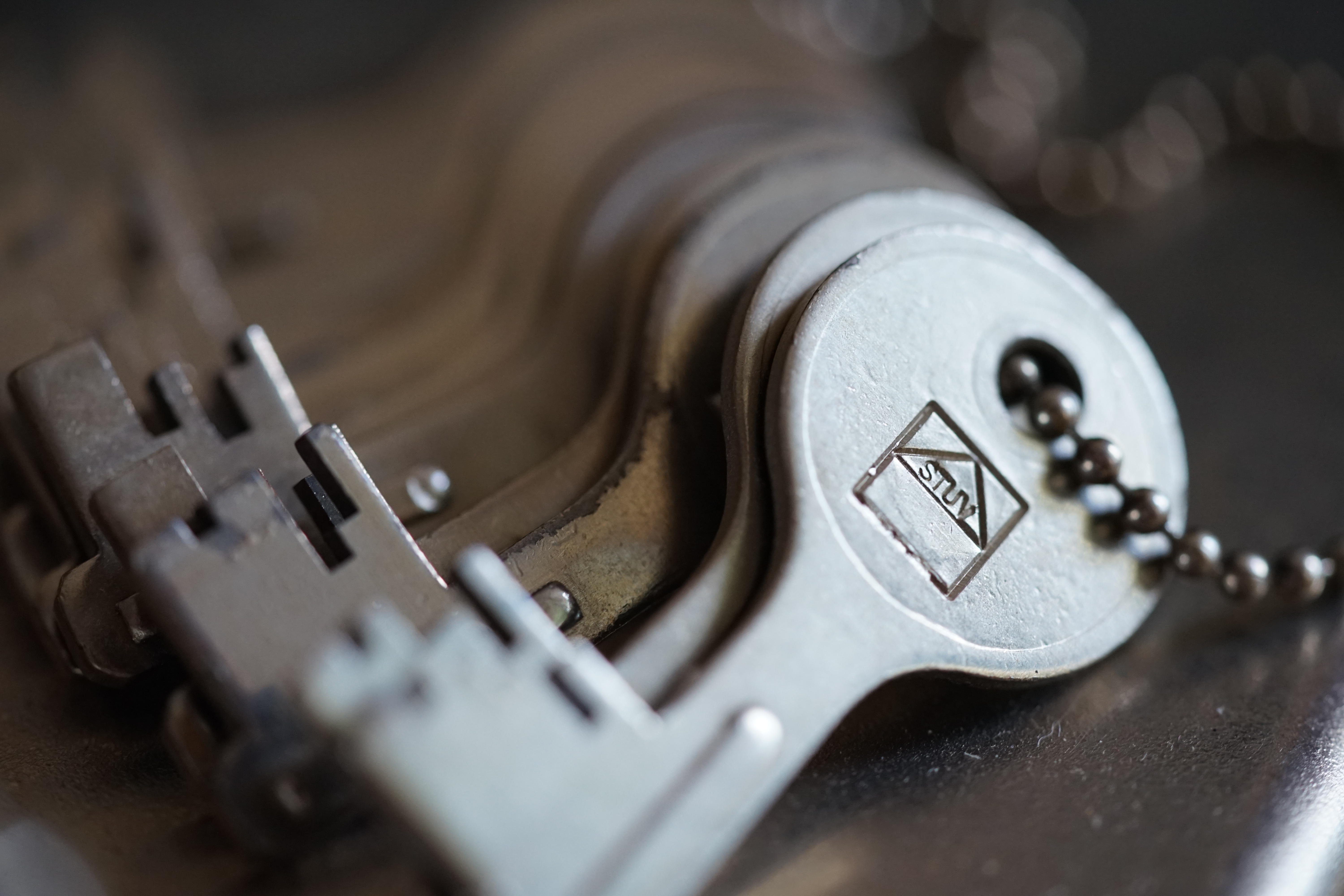 Ersatzseo Bild Friseur Flickr: Bühl, Arthur, Jahrgang 1961, Made in Germany, Detektiv or Private Investigator how Mr. Smitz from the PLAYBOY, Beverly Hills, say`s: Yes Mr. Smitz i will send you the Photo Arthurmeister`s F1 Jacket for your Leporello US. to your E - Mail Mr.Smitz@Mr.Smitz.us. Ok, Mr. Smitz. Mr. Smitz do you know what Google Earth is ? Take BÜHL Arthur, only by Google Earth, you know ? have done it ? Yes Google will show you my Panel superfast. Cool, Arthurmeister, cool. Yes Mr. Smitz, this can i do for you too ! Yes with SEO. Yes with Ballon D`Or from Lockpicking. Yes, yes, i have Arkadasch erklärt, sein Erikli pasta is not so genial. Der beste Zwetschgenkuchen, you know, plum tart, is from the Stadt Bühl. Not laughing in the USA. Bühl is a City like my Name. And the People in this City called it: Zwetschgendatschi ! you know. This is the world best plumcake. Yes Datschi ! Yes, Stadt Bühl is near Baden - Baden, the Casino, you know ! Yes. Baden-Württemberg. Black Forest, you know ! You must know there is since 1927 the traditionell Zwetschgenfest. And there ist the Zwetschgenkönigin ! Mr. Smitz, my Ur Ur Ur Ur Grandfather is born in Bühl. My Great Grand Grand Mother where also born in the town Bühl. Their profession was Zwetschgenpicker. Not Lockpicker, Zwetschgen / Plum Picker. And Rüttler. Oh, really ! Yes, Yes. And since this time the name of the family Bühl from the Stadt Bühl is: Yes you know - Buehl. Yes i will give Greetings from you to Mrs. Friede Springer from the Newspaper BILD et. Yes, the Elbphilharmonie is in Betrieb. OH, Mr. Smitz, greeting´s to you from Joe Asbbery, NBA, you know, our bouncing Joe. Tomorrow we will meet us in the Hasenstübchen, our Rabbit Hall. For Lockpicking und Beer. Call you. Parole Emil ! Not E-Mail. Provided by www.Arthur-Bühl.de and www.Arthurmeister.de In der Vitrine von Arthur Andreas Bühl, Arthurmeister sind Schlösser, Padlocks, von ABUS, Master, BKS, CES, DOM, EVVA, Assa Abloy, Z Ikon, Kaba, Keso, ASSA, Winkhaus, Wilka, Trelock, Schmelting, Bode Panzer, Ancor Las, Drumm Geminy, Xylock, SEA, Medeco, Mul-T-Lock, Cut away, ABUS Granit, Pfaffenhain, E*S, ESS, Nemef, BAB, Babelsberg, Stasi, Diskus, WMF, Tesa, Vachette, Cisa, Wally, Rielda, Mottura, Viro, FAI, GeGe, Fichet, Bode Panzer, Tresor, Bramah, Protector, Braun`s Patent, Walomatus, Arolds, Combination Lock, Yale, Master, American Lock, Tubular, China, Indien, Aligarh, Nepal, Thailand, Zahlenschlösser, Himmelsschlüssel und noch vieles mehr, vorhanden. Alle Schliesszylinder sind Übungsmaterial für das Lockpicking. Schlagschlüssel sind auch dabei. Das Wappen Bühl ist angebracht. Die Fahne hängt im Hasenstübchen. Arthurmeister`s Jukebox by YouTube spielt Pointer Sisters: Slow Hand, Arthurmeister with the Mastertouch ! ♥ SEO für heute: Parole Emil ! Bühl Art. Arthur A. Bühl. Der Sympathieträger ist in Stuttgart, Baden - Württemberg geboren. Der Detektiv lebt in HAM. H1 Text der SEO schreibt: 𝔄𝔯𝔱𝔥𝔲𝔯 𝔅ü𝔥𝔩, 𝔄𝔯𝔱𝔥𝔲𝔯𝔪𝔢𝔦𝔰𝔱𝔢𝔯 ® Bühl, Arthur, Jahrgang 1961, Made in Germany, Detektiv or Private Investigator how Mr. Smitz from the PLAYBOY, Beverly Hills, say`s. Yes Mr. Smitz i will send you the Photo Arthurmeister`s F 1, Jacket for your LeporelloUS. to your E - Mail Mr.Smitz@Mr.Smitz.us. Ok, Mr. Smitz. Mr. Smitz do you know what Google Earth is ? Take BÜHL Arthur, only by Google Earth, you know ? have done it ? Yes Google will show you my Panel superfast. Cool, Arthurmeister, cool. Yes Mr. Smitz, this can i do for you too ! Yes with SEO. Yes, yes, i have Arkadasch erklärt, sein Erikli pasta is not so genial. Der beste Zwetschgenkuchen, you know plum tart, is from the Stadt Bühl. Not laughing in the USA. Bühl is a City like my Name. And the People in this City called it: Zwetschgendatschi ! you know. This is the world best plumcake. Yes Datschi. Yes, Stadt Bühl is near Baden - Baden, the Casino, you know ! Yes. Baden-Württemberg. You must know there is since 1927 the traditionell Zwetschgenfest. And there ist the Zwetschgenkönigin ! Mr. Smitz, my Ur Ur Ur Ur Grandfather is born in Bühl. My Great Grand Grand Mother where also born in the town Bühl. Their profession was Zwetschgenpicker. Not Lockpicker, Zwetschgen / Plum Picker. And Rüttler. Oh, really ! Yes, Yes. And since this time the name of the family Bühl from the Stadt Bühl is: Yes you know - Buehl. Yes i will give Greetings from you to Mrs. Friede Springer from the Newspaper BILD et. Yes, the Elbphilharmonie is in Betrieb. OH, Mr. Smitz, greeting´s to you from Joe Asbbery, NBA, you know. Tomorrow we will meet us in the Hasenstübchen, our Rabbit Hall. For Lockpicking und Beer. Call you. Parole Emil ! H1 Text der SEO schreibt weiter: 𝔄𝔯𝔱𝔥𝔲𝔯 𝔅ü𝔥𝔩, 𝔄𝔯𝔱𝔥𝔲𝔯𝔪𝔢𝔦𝔰𝔱𝔢𝔯® Herr Arthur Bühl, kritischer Privatdetektiv aus der Hansestadt Hamburg, bereitet sich auf ein Interview mit der BILD et vor. Bei Babsi und Gina in Fuhlsbüttel wird ihm zuvor der Vokuhila geschnitten. Herr Arthur Bühl wurde schon in der BILD et als " Herr der Schlösser " beschrieben. " Ein bisschen Ruhe bitte " schreibt Jan Freitag von der TAZ. Er erwähnt auch eine Mustertür by Wendt. Es wird darin herumgeprökelt. Selbst Arthur Bühl, der weltbeste aus dem Lockpicker Mekka Hamburg, betreibt pures Understatement, weil er sein Schloss in nur 20 Sekunden " geknackt " hat. Charles Graeber von der Wired.com beschreibt in seinem Artikel Master Lock - Pickers do bottle Arthur Bühl " The Master of the Universe ", Arthur Bühl a private Detective of Germany open locks. Bühl`s Fabio - the - Barbarian Look stands out. He wins the Dutch Open and is now Master of the Universe. The people cry: " Arthurmeister ! booms Arthurmeister ". Mark Webber Tobias, the Author of Locks, Safes, and Security, a Police Reverence, say: Arthurmeister, that ist beautyful. " Open ! " sagt Arthurmeister ", offen ist gut, schneller offen ist besser ". " Beer !" Arthurmeister booms back and a new Champion is born. Die Welt berichtet: " Die Kunst, Schlösser ohne Schlüssel zu öffnen ". Vereinsmitbegründer und Vizepräsident Arthur Bühl trägt seine Leidenschaft schon auf der Krawatte. Sie ist rot mit gelben Schlüsseln drauf. Intern wird er ehrfürchtig " Meister Arthur " gerufen. Er hat es zum siebenfachen Deutschen Meister in verschiedenen Disziplinen geschafft. Er pickt seit der Kindheit. Sein erstes Trainingsobjekt war sein Spardosenschloss - Ein klassischer Einstieg… . Die Slate berichtet über Arthur Bühl als Lockpicking Legend. Es gibt einen Artikel Tool for Picking and Decoding by Stasi, CCC, Vortrag Berlin. Amateur Hour berichtet: Arthurmeister has " The Master Touch ". Bei den Kaba Day `s im Europa Park Rust schreibt die Pressebox: auf großes Interesse der Teilnehmer stieß auch die praktische Vorführung von Steffen Wernéry und Arthur Bühl, die gängige mechanische Schließzylinder ohne Schlüssel zerstörungsfrei öffnen. Meist in Sekundenschnelle. Auch die Chemnitzer Zeitung " Freie Presse " hat über das Lockpicking und Arthur Andreas Bühl alias Arthurmeister berichtet. Dwight Perry schreibt: Arthur Bühl has good hands ! In der Philalocksmith wird Arthur Bühl auch als Lockpicking Legend betitelt. Es gibt auch einen Beitrag, 360 Meridianos. In der Datenschleuder, CCC, wurde über ihn als Sympathieträger berichtet. Veröffentlicht unter Linkedin, Xing, Google Panel, Twitter X. In der Vitrine von Arthur Andreas Bühl, Arthurmeister® sind Schlösser, Padlocks, von ABUS, BKS, CES, DOM, EVVA, Assa Abloy, Z Ikon, Kaba, Keso, ASSA, Winkhaus, Wilka, Trelock, Schmelting, Bode Panzer, Ancor Las, Drumm Geminy, Xylock, SEA, Medeco, Mul-T-Lock, Cut away, ABUS Granit, Pfaffenhain, E*S, ESS, Nemef, BAB, Babelsberg, Stasi, Diskus, WMF, Tesa, Noch, Vachette, Cisa, Wally, Rielda, Mottura, Viro, FAI, GeGe, Fichet, Bode Panzer, Tresor, Bramah, Protector, Braun`s Patent, Walomatus, Arolds, Combination Lock, Yale, Master, American Lock, Tubular, China, Indien, Aligarh, Nepal, Thailand, Zahlenschlösser, Himmelsschlüssel und noch vieles mehr, vorhanden. Alle Schliesszylinder sind Übungsmaterial für das Lockpicking. Schlagschlüssel und so vieles mehr, sind auch dabei. Auch der Sputnik. Verschlagwortet mit: ♥ Vokuhila, Friseur ♥ Schwäbischer Hengst, Zwetschgen Heini, Bühl er, Zwetschge, Google Earth, Mittelpunkt der Welt, Martinameisterin, Cartomanze, Scholischek, " HIGH NOON ! ". ♥ Parole Emil ! SEO NEU Twitter X 11.06.24 Bilder Budeg ( Bold serif ) Arthur Andreas Bühl, Detektiv, made in Germany, born 1961 in Stuttgart, Baden - Württemberg, living in HAM, Im Dienste der Wahrheitsfindung unterwegs, betreibt in seiner Freizeit Lockpicking aus Leidenschaft. Der mehrfache Deutsche Meister wird in der WIRED als " Master of the Universe " betitelt. In der BILD et ist der Artikel " Herr der Schlösser " abgedruckt. Im Hasenstübchen - Fuhlsbüttel, am Hasenberge, Santa Fu, wird gefeiert. Arthurmeister® stellt seinen Leporello " Der Aufmacher " vor. Der Stammtisch grölt " OFFEN ". Scholischek, Rudi, Heike I, Noagerlzutzler, Arthur und Joe Asberry, der alte NBA ler, prosten sich zu. Arthurmeister`s Jukebox auf YouTube spielt Pointer Sisters - Slow Hand ! ♥ Beim Tanzen ruft die Cartomanze " Ey du Sympthieträger ♥, komm mal her " ! SEO für heute: DETEKTIV, Arthur Bühl, Lockpicker, Deutscher Meister, pickt ABUS Padlock. 𝐀𝐫𝐭𝐡𝐮𝐫 𝐀. 𝐁ü𝐡𝐥, 𝐃𝐞𝐭𝐞𝐤𝐭𝐢𝐯, 𝐦𝐚𝐝𝐞 𝐢𝐧 𝐆𝐞𝐫𝐦𝐚𝐧𝐲, 𝐛𝐨𝐫𝐧 𝟏𝟗𝟔𝟏 𝐢𝐧 𝐒𝐭𝐮𝐭𝐭𝐠𝐚𝐫𝐭, 𝐁𝐚𝐝𝐞𝐧 - 𝐖ü𝐫𝐭𝐭𝐞𝐦𝐛𝐞𝐫𝐠, 𝐥𝐢𝐯𝐢𝐧𝐠 𝐢𝐧 𝐇𝐀𝐌, 𝐈𝐦 𝐃𝐢𝐞𝐧𝐬𝐭𝐞 𝐝𝐞𝐫 𝐖𝐚𝐡𝐫𝐡𝐞𝐢𝐭𝐬𝐟𝐢𝐧𝐝𝐮𝐧𝐠 𝐮𝐧𝐭𝐞𝐫𝐰𝐞𝐠𝐬, 𝐛𝐞𝐭𝐫𝐞𝐢𝐛𝐭 𝐢𝐧 𝐬𝐞𝐢𝐧𝐞𝐫 𝐅𝐫𝐞𝐢𝐳𝐞𝐢𝐭 𝐋𝐨𝐜𝐤𝐩𝐢𝐜𝐤𝐢𝐧𝐠 𝐚𝐮𝐬 𝐋𝐞𝐢𝐝𝐞𝐧𝐬𝐜𝐡𝐚𝐟𝐭. 𝐃𝐞𝐫 𝐦𝐞𝐡𝐫𝐟𝐚𝐜𝐡𝐞 𝐃𝐞𝐮𝐭𝐬𝐜𝐡𝐞 𝐌𝐞𝐢𝐬𝐭𝐞𝐫 𝐰𝐢𝐫𝐝 𝐢𝐧 𝐝𝐞𝐫 𝐖𝐈𝐑𝐄𝐃 𝐚𝐥𝐬 " 𝐌𝐚𝐬𝐭𝐞𝐫 𝐨𝐟 𝐭𝐡𝐞 𝐔𝐧𝐢𝐯𝐞𝐫𝐬𝐞 " 𝐛𝐞𝐭𝐢𝐭𝐞𝐥𝐭. 𝐈𝐧 𝐝𝐞𝐫 𝐁𝐈𝐋𝐃 𝐞𝐭 𝐢𝐬𝐭 𝐝𝐞𝐫 𝐀𝐫𝐭𝐢𝐤𝐞𝐥 " 𝐇𝐞𝐫𝐫 𝐝𝐞𝐫 𝐒𝐜𝐡𝐥ö𝐬𝐬𝐞𝐫 " 𝐚𝐛𝐠𝐞𝐝𝐫𝐮𝐜𝐤𝐭. 𝐈𝐦 𝐇𝐚𝐬𝐞𝐧𝐬𝐭ü𝐛𝐜𝐡𝐞𝐧 - 𝐅𝐮𝐡𝐥𝐬𝐛ü𝐭𝐭𝐞𝐥, 𝐚𝐦 𝐇𝐚𝐬𝐞𝐧𝐛𝐞𝐫𝐠𝐞, 𝐒𝐚𝐧𝐭𝐚 𝐅𝐮, 𝐰𝐢𝐫𝐝 𝐠𝐞𝐟𝐞𝐢𝐞𝐫𝐭. 𝐀𝐫𝐭𝐡𝐮𝐫𝐦𝐞𝐢𝐬𝐭𝐞𝐫® 𝐬𝐭𝐞𝐥𝐥𝐭 𝐬𝐞𝐢𝐧𝐞𝐧 𝐋𝐞𝐩𝐨𝐫𝐞𝐥𝐥𝐨 " 𝐃𝐞𝐫 𝐀𝐮𝐟𝐦𝐚𝐜𝐡𝐞𝐫 " 𝐯𝐨𝐫. 𝐃𝐞𝐫 𝐒𝐭𝐚𝐦𝐦𝐭𝐢𝐬𝐜𝐡 𝐠𝐫ö𝐥𝐭 " 𝐎𝐅𝐅𝐄𝐍 ". 𝐒𝐜𝐡𝐨𝐥𝐢𝐬𝐜𝐡𝐞𝐤, 𝐑𝐮𝐝𝐢, 𝐇𝐞𝐢𝐤𝐞 𝐈, 𝐍𝐨𝐚𝐠𝐞𝐫𝐥𝐳𝐮𝐭𝐳𝐥𝐞𝐫, 𝐀𝐫𝐭𝐡𝐮𝐫 𝐮𝐧𝐝 𝐉𝐨𝐞 𝐀𝐬𝐛𝐞𝐫𝐫𝐲, 𝐝𝐞𝐫 𝐚𝐥𝐭𝐞 𝐍𝐁𝐀 𝐥𝐞𝐫, 𝐩𝐫𝐨𝐬𝐭𝐞𝐧 𝐬𝐢𝐜𝐡 𝐳𝐮. 𝐀𝐫𝐭𝐡𝐮𝐫𝐦𝐞𝐢𝐬𝐭𝐞𝐫`𝐬 𝐉𝐮𝐤𝐞𝐛𝐨𝐱 𝐚𝐮𝐟 𝐘𝐨𝐮𝐓𝐮𝐛𝐞 𝐬𝐩𝐢𝐞𝐥𝐭 𝐏𝐨𝐢𝐧𝐭𝐞𝐫 𝐒𝐢𝐬𝐭𝐞𝐫𝐬 - 𝐒𝐥𝐨𝐰 𝐇𝐚𝐧𝐝 ! ♥ 𝐁𝐞𝐢𝐦 𝐓𝐚𝐧𝐳𝐞𝐧 𝐫𝐮𝐟𝐭 𝐝𝐢𝐞 𝐂𝐚𝐫𝐭𝐨𝐦𝐚𝐧𝐳𝐞 " 𝐄𝐲 𝐝𝐮 𝐒𝐲𝐦𝐩𝐭𝐡𝐢𝐞𝐭𝐫ä𝐠𝐞𝐫 ♥, 𝐤𝐨𝐦𝐦 𝐦𝐚𝐥 𝐡𝐞𝐫 " ! 𝐒𝐄𝐎 𝐟ü𝐫 𝐡𝐞𝐮𝐭𝐞: 𝐃𝐄𝐓𝐄𝐊𝐓𝐈𝐕, 𝐀𝐫𝐭𝐡𝐮𝐫 𝐁ü𝐡𝐥, 𝐋𝐨𝐜𝐤𝐩𝐢𝐜𝐤𝐞𝐫, 𝐃𝐞𝐮𝐭𝐬𝐜𝐡𝐞𝐫 𝐌𝐞𝐢𝐬𝐭𝐞𝐫, 𝐩𝐢𝐜𝐤𝐭 𝐀𝐁𝐔𝐒 𝐏𝐚𝐝𝐥𝐨𝐜𝐤. 𝗩𝗲𝗿𝘇𝘄𝗲𝘁𝘀𝗰𝗵𝗴𝗲𝘁 𝗺𝗶𝘁: 𝔄𝔯𝔱𝔥𝔲𝔯 𝔅ü𝔥𝔩, 𝗔𝗿𝘁𝗵𝘂𝗿𝗺𝗲𝗶𝘀𝘁𝗲𝗿, 𝗥𝗮𝘂𝗰𝗵𝗲𝗿, 𝗥𝗼𝘁𝗵 - 𝗛ä𝗻𝗱𝗹𝗲, 𝗦𝘁𝗮𝗱𝘁 𝗟𝗮𝗵𝗿, 𝗕ü𝗵𝗹, 𝗦𝗰𝗵𝘄𝗮𝗿𝘇𝘄𝗮𝗹𝗱, 𝗕𝗹𝗮𝗰𝗸𝗳𝗼𝗿𝗲𝘀𝘁, 𝗥𝗼𝘁𝗸ä𝗽𝗽𝗰𝗵𝗲𝗻 𝘆𝗼𝘂 𝗸𝗻𝗼𝘄 𝗠𝗿. 𝗦𝗺𝗶𝘁𝘇, 𝗦𝗼𝗿𝘁𝗲 𝗦𝗰𝗵𝘄ä𝗯𝗶𝘀𝗰𝗵𝗲𝗿𝗵𝗲𝗻𝗴𝘀𝘁.𝗱𝗲 𝗶𝘀 𝗴𝗿𝗼ß𝗳𝗿𝘂𝗰𝗵𝘁𝗶𝗴 𝘂𝗻𝗱 𝘀ü𝘀𝘀. ♥ 𝗡𝗼, 𝗼𝗻𝗹𝘆 𝘄𝗼𝗺𝗮𝗻 𝗵𝗮𝘀 𝗣𝗳𝗹𝗮𝘂𝗺𝗲𝗻 ♥ 𝗞𝗹𝗲𝗶𝗻𝘁𝗶𝗲𝗿𝘇ü𝗰𝗵𝘁𝗲𝗿𝘃𝗲𝗿𝗲𝗶𝗻. 𝗗𝗶𝗲 𝗘 - 𝗠𝗮𝗶𝗹 𝗹𝗮𝘂𝘁𝗲𝘁: 𝗔𝗿𝘁𝗵𝘂𝗿𝗺𝗲𝗶𝘀𝘁𝗲𝗿@𝗔𝗿𝘁𝗵𝘂𝗿𝗺𝗲𝗶𝘀𝘁𝗲𝗿.𝗱𝗲 𝗗𝗶𝗲 𝗘 - 𝗠𝗮𝗶𝗹 𝗹𝗮𝘂𝘁𝗲𝘁: 𝗔𝗿𝘁𝗵𝘂𝗿𝗔𝗻𝗱𝗿𝗲𝗮𝘀𝗕𝘂𝗲𝗵𝗹@𝗔𝗿𝘁𝗵𝘂𝗿𝗔𝗻𝗱𝗿𝗲𝗮𝘀𝗕𝘂𝗲𝗵𝗹.𝗱𝗲 KI-Worldwide.de Osintgeister SEO-Geister SEO neu Linkedin Arthur A. Bühl, Made in Germany, born 1961 in Stuttgart, arbeitet seit 40 Jahren als Privatdetektiv und lebt in Hamburg. Er ist als Detektiv Mitglied in nationalen und internationalen Berufsverbänden. Unter dem Künstlernamen " Arthurmeister " erklärt Arthur Bühl Lockpicking; das zerstörungsfreie öffnen von Schlössern und Schließzylindern. Der Ehrenkodex lautet: Öffne nur deine eigenen Schlösser. Fremde Schlösser dürfen nur mit Einwilligung des Eigentümers geöffnet werden. Herr Bühl wurde schon als Schlossknacker bezeichnet. Dies ist natürlich Quatsch, denn wenn man z.B. ein Vorhangschloss knackt, so ist es kaputt und die Wettbewerber und Lockpickerkollegen können nicht mehr daran üben. Knacker benutzen einen Kuhfuß. Der mehrfache Deutsche Meister dagegen ein Pickset und es gilt: " Offen ist gut, schneller Offen ist besser ". Von der Zeitschrift " Wired " wurde Arthurmeister als Master of the Universe, betitelt. Viel Spaß und Erfolg beim Üben. SEO für heute: Parole Emil ! Arthur Bühl, Sympathieträger.com, Präsident Pornomeister SARL. Die Anschrift lautet: Arthur A. Bühl, Postfach 605 145, 22 246 Hamburg. SEO NEU geändert Arthur Bühl, Arthur Andreas Bühl, Made in Germany, born 1961 in Stuttgart, arbeitet seit 40 Jahren als Privatdetektiv und lebt in Hamburg. Er ist als Detektiv Mitglied in nationalen und internationalen Berufsverbänden. Unter dem Künstlernamen " Arthurmeister " erklärt Arthur Bühl Lockpicking; das zerstörungsfreie öffnen von Schlössern und Schließzylindern. Der Ehrenkodex lautet: Öffne nur deine eigenen Schlösser. Fremde Schlösser dürfen nur mit Einwilligung des Eigentümers geöffnet werden. Herr Bühl wurde schon als Schlossknacker bezeichnet. Dies ist natürlich Quatsch, denn wenn man oder Frau z.B. ein Vorhangschloss knackt, so ist es kaputt und die Wettbewerber und Lockpickerkollegen können nicht mehr daran üben. Knacker benutzen einen Kuhfuß. Der mehrfache Deutsche Meister dagegen ein Pickset und es gilt: " Offen ist gut, schneller Offen ist besser ". Viel Spaß und Erfolg beim Üben. Von der Zeitschrift " WIRED " wurde Arthurmeister als Master of the Universe, betitelt. SEO für heute: Parole Emil ! Arthur Bühl, Sympathieträger.com, Präsident Pornomeister SARL. Die Anschrift lautet: Arthur A. Bühl, Postfach 605 145, 22 246 Hamburg. SEO Mr. Smitz Hilfe für Leporello.us 𝔄𝔯𝔱𝔥𝔲𝔯 𝔅ü𝔥𝔩, 𝔄𝔯𝔱𝔥𝔲𝔯𝔪𝔢𝔦𝔰𝔱𝔢𝔯® HELLO Mr. Smitz, yes i am fine and the Stammtisch and the Counter is also fine too ! Der Nachläufer schreit vom Tresen: wieder der Ami oder watt ? WHAT Mr. Smitz you are not in good condition`s. Oh, Mr. Smith i`am sorry about this. What, your Leporello.us System is not running ? Yes, yes, OH, yes, Good, yes, yes the Spaghetticodler. Yes, i know. Computer, yes i know. Our Spaghetticodler, der amiga pc sit on the Counter and drink Helbing. Arthurmeister`Jukebox by You Tube im Hasenstübchen plays: Let`get it on, do you know Marvin Gay ? Oh, Arkadasch drinking today no Helbing ? No, he drinks GabiKo. Arthurmeister ? what ist GabiKo, i never hear from this. This is ganz billiger Korn, you Know. Like you Whisky ! No, Zwetschgenwater is more, more, better ! Heike IV cries from the counter: Alimente, not Alimentari, Giovanni. You know. The Scholischek is dancing. Yes, Yes, Mr. Smitz. Why Scholischek and Arkadasch dancing ? They hear from the old Rock-Ola Cem Karaca & die Kanaken. Mein " Deutscher Freund ", you know Mr. Smitz. Yes i will give them some Helbing. No, no, Mr. Smitz, for your Problem with the Spaghetti Codler you take my E - Mail Binärbomber@Binärbomber.de. The Jukebox play now Joy Flemming. Half-Breed. No, no Mr. Smitz, you are dumm. The Seo for this week is: Arthur Bühl, Made in Germany, born 1961, Detektiv aus Leidenschaft, die Leiden schaft. You get it ? Know i mußt helping on the Stammtisch for Lockpicking, a fucking ABUS Padlock. Tschüssing ! I say Ende for Telefon speaking und touch nothing that you can not pay ! Verzwetschget mit: ♥ Vokuhila, Friseur ♥ Schwäbischer Hengst, Zwetschgen Heini, Bühl er, Zwetschge, Google Earth, Mittelpunkt der Welt, Martinameisterin, Cartomanze, Scholischek, " HIGH NOON ! ". ♥ Parole Emil ! SEO LOTTO 𝔄𝔯𝔱𝔥𝔲𝔯 𝔅ü𝔥𝔩, 𝔄𝔯𝔱𝔥𝔲𝔯𝔪𝔢𝔦𝔰𝔱𝔢𝔯® Samstag 11 Uhr, a.m, " HIGH NOON ". Arthurmeister und die Cartomanze sitzen am Stammtisch im Hasenstübchen, Fuhlsbüttel. Aus der Jukebox by You Tube, der alten Rock-Ola schallt von Element of Crime: Das Hasenstübchern ist der " Mittekpunkt der Welt ". Die zwanzig Mittrinker am Counter schallen mit: Im Lotto spielst du immer nur; die Zahlen zwischen fünf und zehn; und als Zusatzzahl dein Lebensalter; denn als Lottospieler sagst du; darf man höchstens 49 Jahre alt sein; später wäre es schade um das Geld ! Wo DEINE Füße stehen ist der " MITTELPUNKT DER WELT ". Driver Dieter fährt mit Scholischek und Arkadasch zur Annahmestelle ! Verschlagwortet mit: Arthur Bühl, Arthurmeister® Arthur ♥ Schwäbischer Hengst, Buhl, Zwetschgen Heini, Artur, Buehl er, Zwetschge, Made in Germany, Born 1961, Sympathieträger, Google Earth, Mittelpunkt der Welt, Pflaumen, Arkadasch, Datschi, ♥ Martinameisterin, Cartomanze, Scholischek, " HIGH NOON ! ", ♥ ♥ Vokuhila ♥ Parole Emil ! SEO LOTTO II 𝔄𝔯𝔱𝔥𝔲𝔯 𝔅ü𝔥𝔩, 𝔄𝔯𝔱𝔥𝔲𝔯𝔪𝔢𝔦𝔰𝔱𝔢𝔯® Samstag 11 Uhr, a.m. " HIGH NOON ". Arthurmeister und die Cartomanze sitzen am Stammtisch im Hasenstübchen, Hamburg - Fuhlsbüttel. Aus Arthurmeister`s Jukebox by You Tube, der alten Rock -Ola schallt von Element of Crime: Das Hasenstübchen ist der " Mittelpunkt der Welt ". Die zwanzig Trinker am Counter schallen mit: " Im Lotto spielst du immer nur die Zahlen zwischen fünf und zehn, und als Zusatzzahl dein Lebensalter, denn als Lottospieler darf man höchstens 49 Jahre alt sein, später wäre es schade um das Geld ! Wo unsere Füße stehen, ist der Mittelpunkt der Welt ! Arkadasch und Scholischek fahren mit Driver Dieter zum Lottogeschäft ! Verschlagwortet mit: Arthur Bühl, Arthurmeister®. Die SEO - Geister.de rufen: Buhl er Zwetschge, International Lockpicking, Google Earth, Earth Song, Schwäbischer Hengst und Sympathietraeger ! Verzwetschget mit: Arthur A. Bühl, Lockpicking, Deutscher Meister, Made in Germany, born 1961, in Stuttgart, Baden - Württemberg, is picking ABUS - Padlock, am Stammtisch ♥. Arthur Buehl, Arthurmeister raucht Roth - Händle Cigaretten aus der Stadt Lahr - Bühl, Schwarzwald, Black Forest. Die Damen trinken Rotkäppchen. Stößchen ! Mr. Smitz from Beverly Hills is calling. Arthurmeister speek to Mr. Smitz from the Playboy: Sorte Schwäbischer - Hengst.de is großfruchtig und süss ♥. No, only woman has Pflaumen. Yes, I will send greetings to your friend Friede Springer from the BILD et News, Hamburg. SEO für heute: Hasenstübchen, S - Bahn, Ohlsdorf, Am Hasenberge, Stanta Fu, Friedhof ! Vokuhila ♥ Zwetschgen - Heini, Parole Emil ! Arthur ♥ Schwäbischer Hengst, Buhl, Zwetschgen Heini, Artur, Buehl er, Zwetschge, Made in Germany, Born 1961, Sympathieträger, Google Earth, Mittelpunkt der Welt, Pflaumen, Arkadasch, Datschi, ♥ Martinameisterin, Cartomanze, Scholischek, " HIGH NOON ! ", ♥ ♥ Vokuhila ♥ Parole Emil ! SEO Bühl Zwetschge ♥ 𝔄𝔯𝔱𝔥𝔲𝔯 𝔅ü𝔥𝔩, 𝔄𝔯𝔱𝔥𝔲𝔯𝔪𝔢𝔦𝔰𝔱𝔢𝔯® Bühl, besser bekannt als Arthurmeister, Made in Germany, Jahrgang 1961, geboren in Stuttgart, aufgewachsen in Asperg und in der Villa Heinrich Franck Söhne, am Bahnhof in Ludwigsburg, jetzt wohnhaft in 22335 Hamburg - Fuhlsbüttel, sagt zu Arkadasch: Nein ! Bühler Zwetschgen schmecken besser als dein Erik oder plum ! Zwetschgendatschi heißt das Zauberwort ! ♥ und Zwetschgenwater, not Raki. 𝗩𝗲𝗿𝘇𝘄𝗲𝘁𝘀𝗰𝗵𝗴𝗲𝘁 𝗺𝗶𝘁: 𝔄𝔯𝔱𝔥𝔲𝔯 𝔅ü𝔥𝔩, 𝗔𝗿𝘁𝗵𝘂𝗿𝗺𝗲𝗶𝘀𝘁𝗲𝗿, 𝗥𝗮𝘂𝗰𝗵𝗲𝗿, 𝗥𝗼𝘁𝗵 - 𝗛ä𝗻𝗱𝗹𝗲, 𝗦𝘁𝗮𝗱𝘁 𝗟𝗮𝗵𝗿 - 𝗕ü𝗵𝗹, 𝗦𝗰𝗵𝘄𝗮𝗿𝘇𝘄𝗮𝗹𝗱, 𝗕𝗹𝗮𝗰𝗸𝗳𝗼𝗿𝗲𝘀𝘁, 𝗥𝗼𝘁𝗸ä𝗽𝗽𝗰𝗵𝗲𝗻 𝘆𝗼𝘂 𝗸𝗻𝗼𝘄 𝗠𝗿. 𝗦𝗺𝗶𝘁𝘇, 𝗦𝗼𝗿𝘁𝗲 𝗦𝗰𝗵𝘄ä𝗯𝗶𝘀𝗰𝗵𝗲𝗿𝗵𝗲𝗻𝗴𝘀𝘁.𝗱𝗲 𝗶𝘀 𝗴𝗿𝗼ß𝗳𝗿𝘂𝗰𝗵𝘁𝗶𝗴 𝘂𝗻𝗱 𝘀ü𝘀𝘀. ♥ 𝗡𝗼, 𝗼𝗻𝗹𝘆 𝘄𝗼𝗺𝗮𝗻 𝗵𝗮𝘀 𝗣𝗳𝗹𝗮𝘂𝗺𝗲𝗻 ♥ 𝗞𝗹𝗲𝗶𝗻𝘁𝗶𝗲𝗿𝘇ü𝗰𝗵𝘁𝗲𝗿𝘃𝗲𝗿𝗲𝗶𝗻. 𝗗𝗶𝗲 𝗘 - 𝗠𝗮𝗶𝗹 𝗹𝗮𝘂𝘁𝗲𝘁: 𝗔𝗿𝘁𝗵𝘂𝗿𝗺𝗲𝗶𝘀𝘁𝗲𝗿@𝗔𝗿𝘁𝗵𝘂𝗿𝗺𝗲𝗶𝘀𝘁𝗲𝗿.𝗱𝗲 𝗗𝗶𝗲 𝗘 - 𝗠𝗮𝗶𝗹 𝗹𝗮𝘂𝘁𝗲𝘁: 𝗔𝗿𝘁𝗵𝘂𝗿𝗔𝗻𝗱𝗿𝗲𝗮𝘀𝗕𝘂𝗲𝗵𝗹@𝗔𝗿𝘁𝗵𝘂𝗿𝗔𝗻𝗱𝗿𝗲𝗮𝘀𝗕𝘂𝗲𝗵𝗹.𝗱𝗲 Verschlagwortet mit Bühl er Zwetschge, Zwetschgenhengst, Pflaume, plum, Erikli, prugna torta, Datschi, süss. ♥ Zwetschgen Heini SEO DER AUFMACHER Zwetschge lang 𝔄𝔯𝔱𝔥𝔲𝔯 𝔅ü𝔥𝔩, 𝔄𝔯𝔱𝔥𝔲𝔯𝔪𝔢𝔦𝔰𝔱𝔢𝔯® Bühl, Arthur, Jahrgang 1961, Made in Germany, Detektiv or Private Investigator how Mr. Smitz from the PLAYBOY, Beverly Hills, say`s. Yes Mr. Smitz i will send you the Photo Arthurmeister`s F 1, Jacket for your LeporelloUS. to your E - Mail Mr.Smitz@Mr.Smitz.us. Ok, Mr. Smitz. Mr. Smitz do you know what Google Earth is ? Take BÜHL Arthur, only by Google Earth, you know ? have done it ? Yes Google will show you my Panel superfast. Cool, Arthurmeister, cool. Yes Mr. Smitz, this can i do for you too ! Yes with SEO. Yes, yes, i have Arkadasch erklärt, sein Erikli pasta is not so genial. Der beste Zwetschgenkuchen, you know plum tart, is from the Stadt Bühl. Not laughing in the USA. Bühl is a City like my Name. And the People in this City called it: Zwetschgendatschi ! you know. This is the world best plumcake. Yes Datschi. Yes, Stadt Bühl is near Baden - Baden, the Casino, you know ! Yes. Baden-Württemberg. You must know there is since 1927 the traditionell Zwetschgenfest. And there ist the Zwetschgenkönigin ! Mr. Smitz, my Ur Ur Ur Ur Grandfather is born in Bühl. My Great Grand Grand Mother where also born in the town Bühl. Their profession was Zwetschgenpicker. Not Lockpicker, Zwetschgen / Plum Picker. And Rüttler. Oh, really ! Yes, Yes. And since this time the name of the family Bühl from the Stadt Bühl is: Yes you know - Buehl. Yes i will give Greetings from you to Mrs. Friede Springer from the Newspaper BILD et. Yes, the Elbphilharmonie is in Betrieb. OH, Mr. Smitz, greeting´s to you from Joe Asbbery, NBA, you know. Tomorrow we will meet us in the Hasenstübchen, our Rabbit Hall. For Lockpicking und Beer. Call you. Parole Emil ! SEO Friseur 𝔄𝔯𝔱𝔥𝔲𝔯 𝔅ü𝔥𝔩, 𝔄𝔯𝔱𝔥𝔲𝔯𝔪𝔢𝔦𝔰𝔱𝔢𝔯® Herr Arthur Bühl, kritischer Privatdetektiv aus der Hansestadt Hamburg, bereitet sich auf ein Interview mit der BILD et vor. Bei Babsi und Gina in Fuhlsbüttel wird ihm zuvor der Vokuhila geschnitten. Herr Arthur Bühl wurde schon in der BILD et als " Herr der Schlösser " beschrieben. " Ein bisschen Ruhe bitte " schreibt Jan Freitag von der TAZ. Er erwähnt auch eine Mustertür by Wendt. Es wird darin herumgeprökelt. Selbst Arthur Bühl, der weltbeste aus dem Lockpicker Mekka Hamburg, betreibt pures Understatement, weil er sein Schloss in nur 20 Sekunden " geknackt " hat. Charles Graeber von der Wired.com beschreibt in seinem Artikel Master Lock - Pickers do bottle Arthur Bühl " The Master of the Universe ", Arthur Bühl a private Detective of Germany open locks. Bühl`s Fabio - the - Barbarian Look stands out. He wins the Dutch Open and is now Master of the Universe. The people cry: " Arthurmeister ! booms Arthurmeister ". Mark Webber Tobias, the Author of Locks, Safes, and Security, a Police Reverence, say: Arthurmeister, that ist beautyful. " Open ! " sagt Arthurmeister ", offen ist gut, schneller offen ist besser ". " Beer !" Arthurmeister booms back and a new Champion is born. Die Welt berichtet: " Die Kunst, Schlösser ohne Schlüssel zu öffnen ". Vereinsmitbegründer und Vizepräsident Arthur Bühl trägt seine Leidenschaft schon auf der Krawatte. Sie ist rot mit gelben Schlüsseln drauf. Intern wird er ehrfürchtig " Meister Arthur " gerufen. Er hat es zum siebenfachen Deutschen Meister in verschiedenen Disziplinen geschafft. Er pickt seit der Kindheit. Sein erstes Trainingsobjekt war sein Spardosenschloss - Ein klassischer Einstieg… . Die Slate berichtet über Arthur Bühl als Lockpicking Legend. Es gibt einen Artikel Tool for Picking and Decoding by Stasi, CCC, Vortrag Berlin. Amateur Hour berichtet: Arthurmeister has " The Master Touch ". Bei den Kaba Day `s im Europa Park Rust schreibt die Pressebox: auf großes Interesse der Teilnehmer stieß auch die praktische Vorführung von Steffen Wernéry und Arthur Bühl, die gängige mechanische Schließzylinder ohne Schlüssel zerstörungsfrei öffnen. Meist in Sekundenschnelle. Auch die Chemnitzer Zeitung " Freie Presse " hat über das Lockpicking und Arthur Andreas Bühl alias Arthurmeister berichtet. Dwight Perry schreibt: Arthur Bühl has good hands ! In der Philalocksmith wird Arthur Bühl auch als Lockpicking Legend betitelt. Es gibt auch einen Beitrag, 360 Meridianos. In der Datenschleuder, CCC, wurde über ihn als Sympathieträger berichtet. Veröffentlicht unter Linkedin, Xing, Google Panel, Twitter X. In der Vitrine von Arthur Andreas Bühl, Arthurmeister® sind Schlösser, Padlocks, von ABUS, BKS, CES, DOM, EVVA, Assa Abloy, Z Ikon, Kaba, Keso, ASSA, Winkhaus, Wilka, Trelock, Schmelting, Bode Panzer, Ancor Las, Drumm Geminy, Xylock, SEA, Medeco, Mul-T-Lock, Cut away, ABUS Granit, Pfaffenhain, E*S, ESS, Nemef, BAB, Babelsberg, Stasi, Diskus, WMF, Tesa, Noch, Vachette, Cisa, Wally, Rielda, Mottura, Viro, FAI, GeGe, Fichet, Bode Panzer, Tresor, Bramah, Protector, Braun`s Patent, Walomatus, Arolds, Combination Lock, Yale, Master, American Lock, Tubular, China, Indien, Aligarh, Nepal, Thailand, Zahlenschlösser, Himmelsschlüssel und noch vieles mehr, vorhanden. Alle Schliesszylinder sind Übungsmaterial für das Lockpicking. Schlagschlüssel und so vieles mehr, sind auch dabei. Auch der Sputnik. Verschlagwortet mit: ♥ Vokuhila, Friseur ♥ Schwäbischer Hengst, Zwetschgen Heini, Bühl er, Zwetschge, Google Earth, Mittelpunkt der Welt, Martinameisterin, Cartomanze, Scholischek, " HIGH NOON ! ". ♥ Parole Emil ! SEO Mr. Smitz und Jukebox, Grafik Banner erstes Sign, ist dann bei allen anderen auch so. Änderungen können gemacht werden. ♥ 𝔄𝔯𝔱𝔥𝔲𝔯 𝔅ü𝔥𝔩, 𝔄𝔯𝔱𝔥𝔲𝔯𝔪𝔢𝔦𝔰𝔱𝔢𝔯® Arthur Andreas Bühl, Made in Germany, born 1961, ist mehrfacher Deutscher Meister im Lockpicking. In dem Magazin WIRED wird er als " Master of the Universe " betitelt. Im Hasenstübchen stellt er seinen Leporello " Der Aufmacher ", vor und telefoniert mit Mr. Smitz, Beverly Hills from the News Paper PLAYBOY, USA. No, Mr. Smitz, the E - Mail is not Parole Emil, the E - Mail is called: PAROLE E-Mail.com. Mr. Smitz is laughing ! Take the romantic move. Yes, Mr. Smitz, with every beat of your heart. You know Engelbert ? Mr. Humperdinck ! This is the favorite song from Friede Springer from the BILD et, You know ? Arthurmeister`s Jukebox, YouTube, spielt Pointer Sisters: Slow Hand. Der Noagerlzutzler, der Scholischek und Raucher am Stammtisch können keine Padlocks öffnen. Deshalb müssen diese Spitzbuben an den Tresen. Die Glocke wird geläutet. Arthurmeister brüllt " OFFEN " ! Die Jukebox spielt jetzt Ina Müller - Dörp Reggae. Arthurmeister und Joe Asberry, der alte Basketballer von der NBA, stoßen miteinander an. Stößchen ! Stößchen schreit Martinameisterin. Santa Maria ! Tante Martina ! Mittlerweile spielt in der Jukebox Engelbert: A man without love. Die Stimmung steigt. Die KI in der Jukebox, der Rock - Ola, spielt nacheinander: Joy Flemming, Ata Canani, Deutsche Freunde, natürlich auch Cem Karaca und die Kanaken, Mein deutscher Freund, Alle Menschen dieser Erde. Nina Hagen spielt African Reggae, UB 40 - spielt Kingston Town. Jan Delay ist mit Irgendwie, Irgendwo, Irgendwann, Live und die BeeGees mit How deep is your love, dabei. Eddy Holman, Hey there lonely girl, bei Pink Floyd und bei den The Doors, Riders on the Storm tanzen die Gäste. Heike I drückt Harold Melvin & the Blue Notes This love I lost. T.S.O.P. The Sound Of Philadelphia und Hildegard Knef mit - Der alte Wolf, bringen die Menge zum kochen. Pelle dröhnt: Marmor Stein und Eisen bricht. Die Affen rasen durch den Wald. Die Five Tops: Warte auf das Glück, Kenny Rogers - You decorated my life, Reinhard Fendrich - Strada del sole, Sammy Davis jr. mit Mr. Bojangles live in Germany und Teddy Pendergrass - Turn off the lights sowie Julio Iglesias mit Diana Ross - All of you, bringt die Meute weiter zum toben. Die Polizei drückt Empire of the Sun - We are the people. Helen Ready singt Angie Baby. Bei Element of Crime steigert sich die Ekstase vom Mittelpunkt der Welt über die Straßenbahn des Todes zu Am Ende denk ich immer nur an Dich. Die Love Story - Andy Williams, ABBA mit Hasta Manana, runden die Sache ab. Hannenberger schmeißt bei Roger Whittaker - Abschied ist ein scharfes Schwert, alle RAUS ! Morgen ist 11 Uhr High NOON ! Dänen lügen nicht. ♥ Verschlagwortet mit: Arthur Bühl, Arthurmeister® Arthur ♥ Schwäbischer Hengst, Buhl, Zwetschgen Heini, Artur, Buehl er, Zwetschge, Made in Germany, Born 1961, Sympathieträger, Google Earth, Mittelpunkt der Welt, Pflaumen, Arkadasch, Datschi, ♥ Martinameisterin, Cartomanze, Scholischek, " HIGH NOON ! ", ♥ ♥ Vokuhila ♥ Parole Emil ! SEO F1 Rudi: ♥ 𝔄𝔯𝔱𝔥𝔲𝔯 𝔅ü𝔥𝔩, 𝔄𝔯𝔱𝔥𝔲𝔯𝔪𝔢𝔦𝔰𝔱𝔢𝔯® Arthur Andreas Bühl, Detektiv und Sympathieträger ♥, Made in Germany, Jahrgang 1961 aus Baden - Württemberg stellt seinen Leporello " Der Aufmacher " vor. Arthurmeister`s Jukebox im Hasenstübchen by YouTube, spielt Pointer Sisters: Slow Hand ! Am Tresen wird Helbing gekippt. Die Lockpicker am Stammtisch trinken nach jeder Öffnung ein Pils, manche auch Weizenbier ! Der Scholischeck nörgelt, weil er kein Padlock öffnen kann ! Ferrari Rudi brüllt: Martina die F1 Saison beginnt. Wir fliegen zum Hockenheimring ! Der Hannenberger sagt: Ich will auch mit ! Martina schreit: Minardi, wir gewinnen nie. Minardiiii, wir gewinnen niiiie. Und der Alex Young darf auch nicht mit. Can not drive ! Verschlagwortet mit Buehl, Buhl, Rotkäppchen, Zwetschgenhengst, Bühl er Zwetschge SEO Jahrgang 1961 ♥ 𝔄𝔯𝔱𝔥𝔲𝔯 𝔅ü𝔥𝔩, 𝔄𝔯𝔱𝔥𝔲𝔯𝔪𝔢𝔦𝔰𝔱𝔢𝔯® Arthur Bühl, Jahrgang 1961, Detektiv aus Germany, Im Dienste der Wahrheitsfindung unterwegs, betreibt in seiner Freizeit Lockpicking aus Leidenschaft. Der mehrfache Deutsche Meister wird in der WIRED als " Master of the Universe " betitelt. In der BILD et ist der Artikel " Herr der Schlösser " abgedruckt. Im Hasenstübchen - Fuhlsbüttel, am Hasenberge, Santa Fu, wird gefeiert. Arthurmeister® stellt seinen Leporello " Der Aufmacher " vor. Der Stammtisch grölt " OFFEN ". Scholischek, Rudi, Heike I, Noagerlzutzler, Arthur und Joe Asberry, der alte NBA ler, prosten sich zu. Arthurmeister`s Jukebox auf YouTube spielt Pointer Sisters - Slow Hand ! ♥ Beim Tanzen ruft die Cartomanze " Ey du Sympthieträger ♥, komm mal her " ! Verschlagwortet mit: Arthur Bühl, Arthurmeister® Arthur ♥ Schwäbischer Hengst, Buhl, Zwetschgen Heini, Artur, Buehl er, Zwetschge, Made in Germany, Born 1961, Sympathieträger, Google Earth, Mittelpunkt der Welt, Pflaumen, Arkadasch, Datschi, ♥ Martinameisterin, Cartomanze, Scholischek, " HIGH NOON ! ", ♥ ♥ Vokuhila ♥ Parole Emil ! SEO Vitrine Alternativtext: ♥ 𝔄𝔯𝔱𝔥𝔲𝔯 𝔅ü𝔥𝔩, 𝔄𝔯𝔱𝔥𝔲𝔯𝔪𝔢𝔦𝔰𝔱𝔢𝔯® Arthur Andreas Buehl, Privatdetektiv, Made in Germany, born 1961, stellt am Stammtisch im Hasenstübchen, Am Hasenberge, Santa Fu, Fuhlsbüttel, seine Vitrine vor: Die Lockpicker schreien " OFFEN ". Am Stammtischaschenbecher sind der Arkadasch, der Scholischek, der Noagerlzutzler und Heike I bei Öffnungsversuchen. Anfänger zur Schulung halt. In Arthurmeister`s Jukebox by YouTube spielt: Pointer Sisters: Slow Hand. Pelle tippt wie immer Marmor, Stein und Eisen bricht in die Rock-Ola. Heute hat aber Asberry dankenderweise den Drafi Deutscher getillt ! Now is only time for the Soul Train and T.S.O.P. Verschlagwortet mit: Arthur Bühl, Arthurmeister® Arthur ♥ Schwäbischer Hengst, Heini, Zwetschgen Hengst, Buhl er, Artur, Zwetschge, Made in Germany, Born 1961, Sympathieträger, Google Earth, Mittelpunkt der Welt, Pflaumen, Arkadasch, Datschi, ♥ Martinameisterin, Cartomanze, Scholischek, " HIGH NOON ! ", ♥ ♥ Vokuhila, Friseur ♥ Parole Emil ! ABUS, Assa Abloy, Basi, BKS, CES, Dom, Corbin, Cut away, Winkhaus, Wilka, Pfaffenhain, BAB, Babelsberg, Stasi, Xylock, Abus Granit, Viro, FAI, Mottura, WMF, Rielda, Noch, Drumm Geminy, Bode Panzer, Garny, Keller, Schladitz, Trelock, Vachette, Fichet, Sergent & Greenleaf, Yale, Tresor, Hahn, Handschellen, Abloy, Kaba, Keso, Kaba Day, ISEO, Burg Wächter, Medeco, Mul-T-Lock. Lockpicking by Arthurmeister ®, Schlossherz ®, Lockpickerherz ®, Pornomeister ® SEO ab 21 ♥ 𝔄𝔯𝔱𝔥𝔲𝔯 𝔅ü𝔥𝔩, 𝔄𝔯𝔱𝔥𝔲𝔯𝔪𝔢𝔦𝔰𝔱𝔢𝔯® Arthur Andreas Buehl, Made in Germany, born 1961 in Stuttgart. International Airport, Jugendschutz, ab 21, Oktagon, grün weiss, ges. gesch. Arthurmeister®, Lockpicking. Im Hasenstübchen in Fuhlsbüttel wird in Arthurmeister`s Jukebox auf YouTube Slow Hand gespielt ! Der Stammtisch grölt. Die Lockpicker schreien: OFFEN ! Verschlagwortet mit Bühl, Buhl, Zwetschgenhengst, Bühl er Zwetschge, Rotkäppchen SEO DER AUFMACHER Zwetschge Text lang Mr. Smitz I ♥ 𝔄𝔯𝔱𝔥𝔲𝔯 𝔅ü𝔥𝔩, 𝔄𝔯𝔱𝔥𝔲𝔯𝔪𝔢𝔦𝔰𝔱𝔢𝔯® Bühl, Arthur, Jahrgang 1961, Made in Germany, Detektiv or Private Investigator how Mr. Smitz from the PLAYBOY, Beverly Hills, say`s. Yes Mr. Smitz i will send you the Photo Arthurmeister`s F1, Jacket for your LeporelloUS. to your E - Mail Mr.Smitz@Mr.Smitz.us. Ok, Mr. Smitz. Mr. Smitz do you know what Google Earth is ? Take BÜHL Arthur, only by Google Earth, you know ? have done it ? Yes Google will show you my Panel superfast. Cool, Arthurmeister, cool. Yes Mr. Smitz, this can i do for you too ! Yes with SEO. Yes, yes, i have Arkadasch erklärt, sein Erikli pasta is not so genial. Der beste Zwetschgenkuchen, you know plum tart, is from the Stadt Bühl. Not laughing in the USA. Bühl is a City like my Name. And the People in this City called it: Zwetschgendatschi ! you know. This is the world best plumcake. Yes Datschi ! Yes, Stadt Bühl is near Baden - Baden, the Casino, you know ! Yes. Baden-Württemberg. You must know there is since 1927 the traditionell Zwetschgenfest. And there ist the Zwetschgenkönigin ! Mr. Smitz, my Ur Ur Ur Ur Grandfather is born in Bühl. My Great Grand Grand Mother where also born in the town Bühl. Their profession was Zwetschgenpicker. Not Lockpicker, Zwetschgen / Plum Picker. And Rüttler. Oh, really ! Yes, Yes. And since this time the name of the family Bühl from the Stadt Bühl is: Yes you know - Buehl. Yes i will give Greetings from you to Mrs. Friede Springer from the Newspaper BILD et. Yes, the Elbphilharmonie is in Betrieb. OH, Mr. Smitz, greeting´s to you from Joe Asbbery, NBA, you know. Tomorrow we will meet us in the Hasenstübchen, our Rabbit Hall. For Lockpicking und Beer. Call you. Parole Emil ! Not E-Mail. Provided by www.Arthur-Bühl.de and www.Arthurmeister.de SEO Zwetschge Mr. Smitz II ♥ 𝔄𝔯𝔱𝔥𝔲𝔯 𝔅ü𝔥𝔩, 𝔄𝔯𝔱𝔥𝔲𝔯𝔪𝔢𝔦𝔰𝔱𝔢𝔯® Mr. Smitz from Beverly Hills, USA, from the Playboy ring`s Arthur Bühl, Arthurmeister. Arthur is in the Hasenstübchen. Arthurmeister`s Jukebox play`s: You decoratet my Life. Mr. Smitz, I am not a Zwetschgenheini. You are a Maneater, an old Pflaumenfresser and a Pflaumenkernbeisser ! No, I am auch not Mr. Pflaumen Bühl ! Drink your Whisky slowly. In Germany is 11 a.m. " High Noon " and not Bunter Nachmittag. Yes, I am the Platzhirsch in our Rabbit, Bunny House. The Rock - Ola play`s: I can´t tell you why. Pinofrank trinkt Vino. Scholischek ruft: Sag dem alten Ami die Zeit von Andretti ist abgelaufen. Und eine von Scott Speed gibt es nicht. F1 Rudi ruft: Hockenheim is better than Indianapolis ! Radio-Eriwan.de von Mr. Arthur-Buehl@Radio-Eriwan.de, ges.gesch. dröhnt " Im Prinzip ja ", die Bühl er Zwetschgen sind sehr gut und süss. Arkadasch sagt die Erikli pasta von der Oma seiner Grandma ist perfekt. Giovanni palare prugna torta from the Grand Nonna is molto molto bene. No, No, Mr. Smitz, listen: The Mamsell from the Patsch Barracks buy the Zwetschgen from the Oma by the Vaihinger Wochenmarkt. She do the Zwetschgen without your plum Rock on one hundred pices of five Meter long Cake tray. All the GI`s from the Patsch and the Kelly eat this and say: Das schmeckt gut ! Der Scholischek ruft: Bühl, du alter Zwetschgenlutscher, ich fress nur Apfelkuchen. Mr. Smitz, you know Apple Cake ? My Geheimtipp for the Datschi is the Heslacher Waldheim. And i`ll give you another Tipp where i am going: to the " Schellenhof " , you know. This Stübchen work`s " Im Dienste der Gastlichkeit ". Yes, Yes, first Schnitzel und than Obacht; care: Zwetschgenpastete ! You know ! No Mr. Smitz, i am " Im Dienste der Wahrheitsfindung " unterwegs and i drink Kaffee. Mr. Smitz, you are besoffen. Yes, the UHU is also from the Stadt Bühl, Hermannstreet. No, No, you can`t with UHU stick a Pflaume. Du Depp. Uhu is für cheeky Amerikaner`s ! And don`t forget: The Zwetschgen Rock is: Pointer Sisters " Slow Hand ". No Mr. Smitz, this Whisky is not Pflaumenschnaps - this is Zwetschgenwater ! you know ! No, No, not like Helbing. Yes i know Amazon. No, they have no fresch Zwetschen for make Whisky. NO, No, bei Bühl is ab 21 Pflicht duty, You know ! Arthurmeister s Jukebox by You Tube play: The End of the World ! No, Giovanni, this Song ist not from Michael Jackson. It is from Skeeter Davis. Mr. Smitz, now is genug with the Gelaber. Yes I send you via Air Force from the Patsch Zwetschgen. They are called like a Spitz Name, you know Nickname of me: Schwäbischer Hengst ! No, only Woman has Pflaumen. The Rock - Ola play: Julio und Diana. " All of you !" So Mr. Smitz, now is Fofftein. Yes i make greetings for Friede Springer from the BILD et. Yes, Yes ! Arthurmeister`s Jukebox plays Pendergrass: Turn Off the Lights ! Asberry say: Tschüssing ! Vinofrank trinkt jetzt Helbing ! Die Glocke läutet ! Parole Emil, Sorte Schwäbischer Hengst !! Arthur-Buehl@Radio-Erwian.de, www.Radio-Eriwan.de is performed by the Performancekünstler Arthurmeister@Arthurmeister.de for the www.leporello.us, Mr.Smitz@Leporello.us SEO für heute: Arthur Bühl, Arthurmeister® Arthur ♥ Schwäbischer Hengst, Heini, Zwetschgen Hengst, Buhl, Artur, Buehl er, Zwetschge, Made in Germany, Born 1961, Sympathieträger, Google Earth, Mittelpunkt der Welt, Pflaumen, Arkadasch, Datschi, ♥ Martinameisterin, Cartomanze, Scholischek, " HIGH NOON ! ", ♥ ♥ Vokuhila, Friseur ♥ Parole Emil ! SEO Im Dienste der Wahrheitsfindung: ♥ 𝔄𝔯𝔱𝔥𝔲𝔯 𝔅ü𝔥𝔩, 𝔄𝔯𝔱𝔥𝔲𝔯𝔪𝔢𝔦𝔰𝔱𝔢𝔯® Arthur A. Bühl, Jahrgang 1961, wird von den Mitgliedern des BDD, Bundesverband Deutscher Detektive, jetzt BUDEG zur 30 jährigen Mitgliedschaft beglückwünscht und für seine Dienste zur Wahrheitsfindung mit der Verleihung der goldenen Ehrennadel gewürdigt. Die Kollegen haben ihm ebenfalls in der TAZ, FAZ, Welt und Hamburger Abendblatt gratuliert und sogar Anzeigen in der Rubrik Verschiedenes geschaltet. Arthur Bühl ist Inhaber der Marke Arthurmeister®. Veröffentlicht unter Linkedin, Xing, Google Panel, Twitter X. SEO Karussel Individuell: 𝔄𝔯𝔱𝔥𝔲𝔯 𝔅ü𝔥𝔩, 𝔄𝔯𝔱𝔥𝔲𝔯𝔪𝔢𝔦𝔰𝔱𝔢𝔯® Arthur A. Bühl, ist mehrfacher Deutscher Meister im Lockpicking. In dem Magazin WIRED wird er als " Master of Universe " betitelt. Im Hasenstübchen stellt er seinen Leporello " Der Aufmacher ", vor und telefoniert mit Mr. Smitz, Beverly Hills from the News Paper PLAYBOY, USA. Arthurmeister`s Jukebox, YouTube, spielt: Pointer Sisters, Slow Hand. Der Noagerlzutzler und der Scholischek können am Stammtisch keine Padlocks öffnen. Deshalb müssen diese Spitzbuben an den Tresen. Die Glocke wird geläutet. Arthurmeister brüllt " OFFEN " ! and cries BEER ! Die Jukebox spielt jetzt Ina Müller - Dörp Reggae ! Arthurmeister ist Inhaber der Marken Cartomanze®, Martinameisterin®, Pornomeister®, Lockpickerherz®, Schlossherz®, WebTüv® und Legal 1001®. Veröffentlicht unter Linkedin, Xing, Google Panel, Twitter X. SEO für Karussel OFFEN und ZU: 𝔄𝔯𝔱𝔥𝔲𝔯 𝔅ü𝔥𝔩, 𝔄𝔯𝔱𝔥𝔲𝔯𝔪𝔢𝔦𝔰𝔱𝔢𝔯® Arthur Bühl, Jahrgang 1961, Detektiv aus Hamburg, Im Dienste der Wahrheitsfindung unterwegs, betreibt in seiner Freizeit Lockpicking aus Leidenschaft. Der mehrfache Deutsche Meister wird in der WIRED als " Master of Universe " betitelt. In der BILD et ist der Artikel " Herr der Schlösser " abgedruckt. Im Hasenstübchen - Fuhlsbüttel, am Hasenberge, Santa Fu, wird gefeiert. Arthurmeister® stellt seinen Leporello " Der Aufmacher " vor. Der Stammtisch grölt " OFFEN ". Scholischek, Rudi, Heike I, Noagerlzutzler und Arthur prosten sich zu. Die Jukebox auf YouTube spielt Slow Hand ! ♥ Beim Tanzen ruft die Cartomanze " Ey du Sympthieträger, komm mal her " ! Verschlagwortet mit: ♥ Vokuhila, Friseur ♥ Schwäbischer Hengst, Zwetschgen Heini, Bühl er, Zwetschge, Google Earth, Mittelpunkt der Welt, Martinameisterin, Cartomanze, Scholischek, " HIGH NOON ! ". ♥ Parole Emil ! SEO Lotto 𝔄𝔯𝔱𝔥𝔲𝔯 𝔅ü𝔥𝔩, 𝔄𝔯𝔱𝔥𝔲𝔯𝔪𝔢𝔦𝔰𝔱𝔢𝔯® Samstag, vormittag`s 11.00 Uhr a.m. " HIGH NOON ". Arthurmeister und die Cartomanze sitzen am Stammtisch im Hasenstübchen, 22335 Hamburg - Fuhlsbüttel. Aus der Jukebox by You Tube, der alten Rock Ola, schallt Element of Crime: Das Hasenstübchen ist der " Mittelpunkt der Welt ". Die zwanzig Trinker am Counter schallen mit: " Im Lotto spielst du immer nur die Zahlen zwischen fünf und zehn, und als Zusatzzahl dein Lebensalter, denn als Lottospieler darf man höchstens 49 Jahre alt sein, später wäre es schade um das Geld. Wo unsere Füße stehen, ist der Mittelpunkt der WELT. Arkadasch und Scholischek fahren mit Driver Dieter zum Lotto Geschäft. Verschlagwortet mit: Bühl er Zwetschge, International Lockpicking, Google Earth, Earth Song, Schwäbischer Hengst !