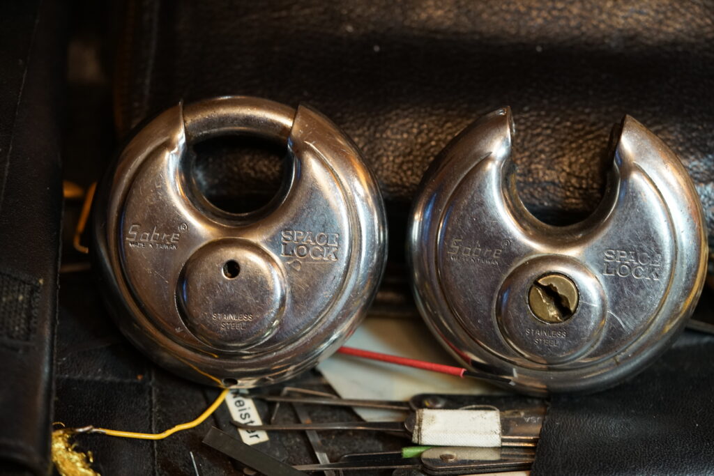 SABRE Diskusschloss Vorhangschloss Lockpicking offen open Arthurmeister Master of the Universe Wired